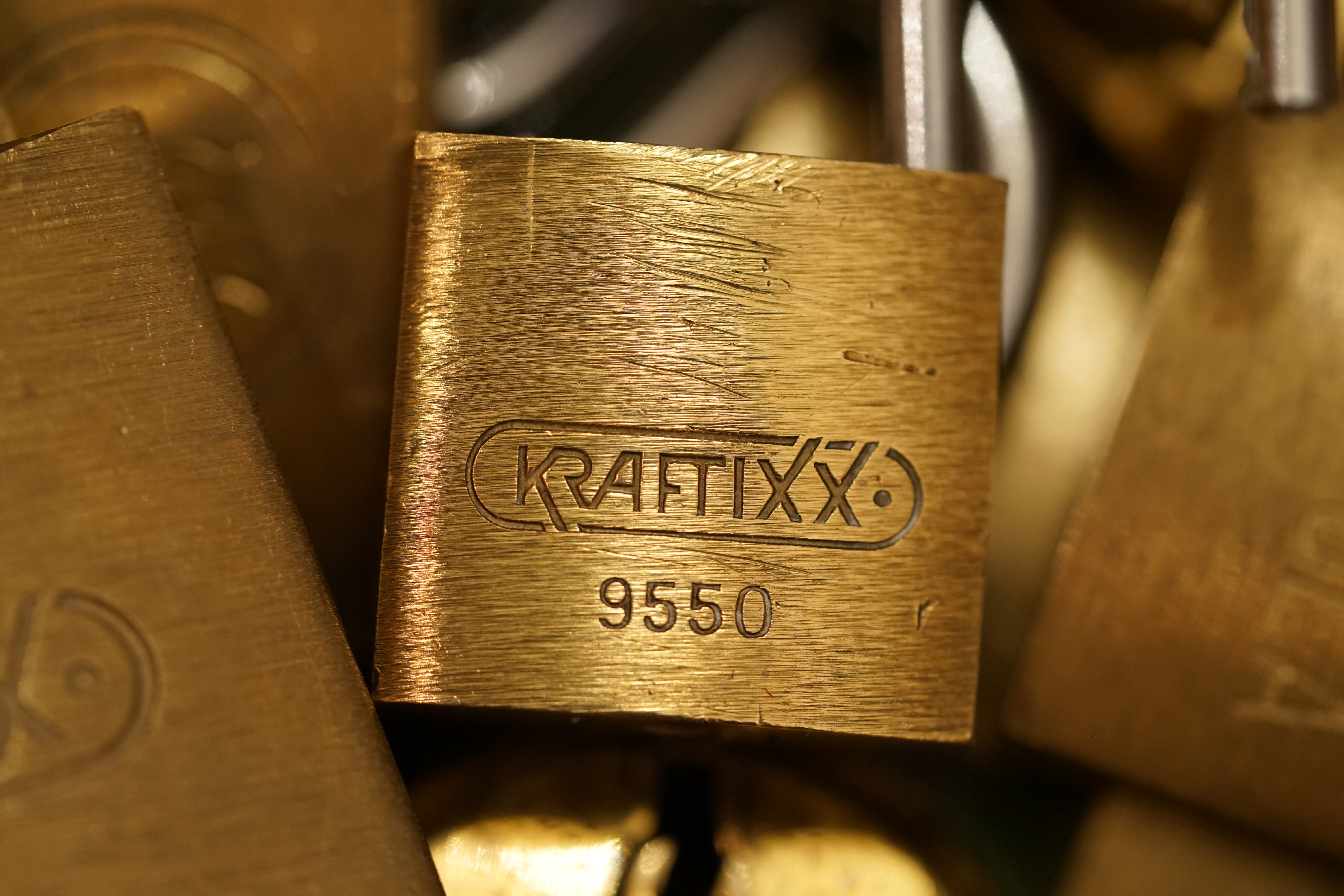 Karussel OFFEN und ZU: 𝔄𝔯𝔱𝔥𝔲𝔯 𝔅ü𝔥𝔩, 𝔄𝔯𝔱𝔥𝔲𝔯𝔪𝔢𝔦𝔰𝔱𝔢𝔯® Arthur Bühl, Jahrgang 1961, Detektiv aus Hamburg, Im Dienste der Wahrheitsfindung unterwegs, betreibt in seiner Freizeit Lockpicking aus Leidenschaft. Der mehrfache Deutsche Meister wird in der WIRED als " Master of Universe " betitelt. In der BILD et ist der Artikel " Herr der Schlösser " abgedruckt. Im Hasenstübchen - Fuhlsbüttel, am Hasenberge, Santa Fu, wird gefeiert. Arthurmeister® stellt seinen Leporello " Der Aufmacher " vor. Der Stammtisch grölt " OFFEN ". Scholischek, Rudi, Heike I, Noagerlzutzler und Arthur prosten sich zu. Die Jukebox auf YouTube spielt Slow Hand ! ♥ Beim Tanzen ruft die Cartomanze " Ey du Sympthieträger, komm mal her " ! Verschlagwortet mit: ♥ Vokuhila, Friseur ♥ Schwäbischer Hengst, Zwetschgen Heini, Bühl er, Zwetschge, Google Earth, Mittelpunkt der Welt, Martinameisterin, Cartomanze, Scholischek, " HIGH NOON ! ". ♥ Parole Emil !