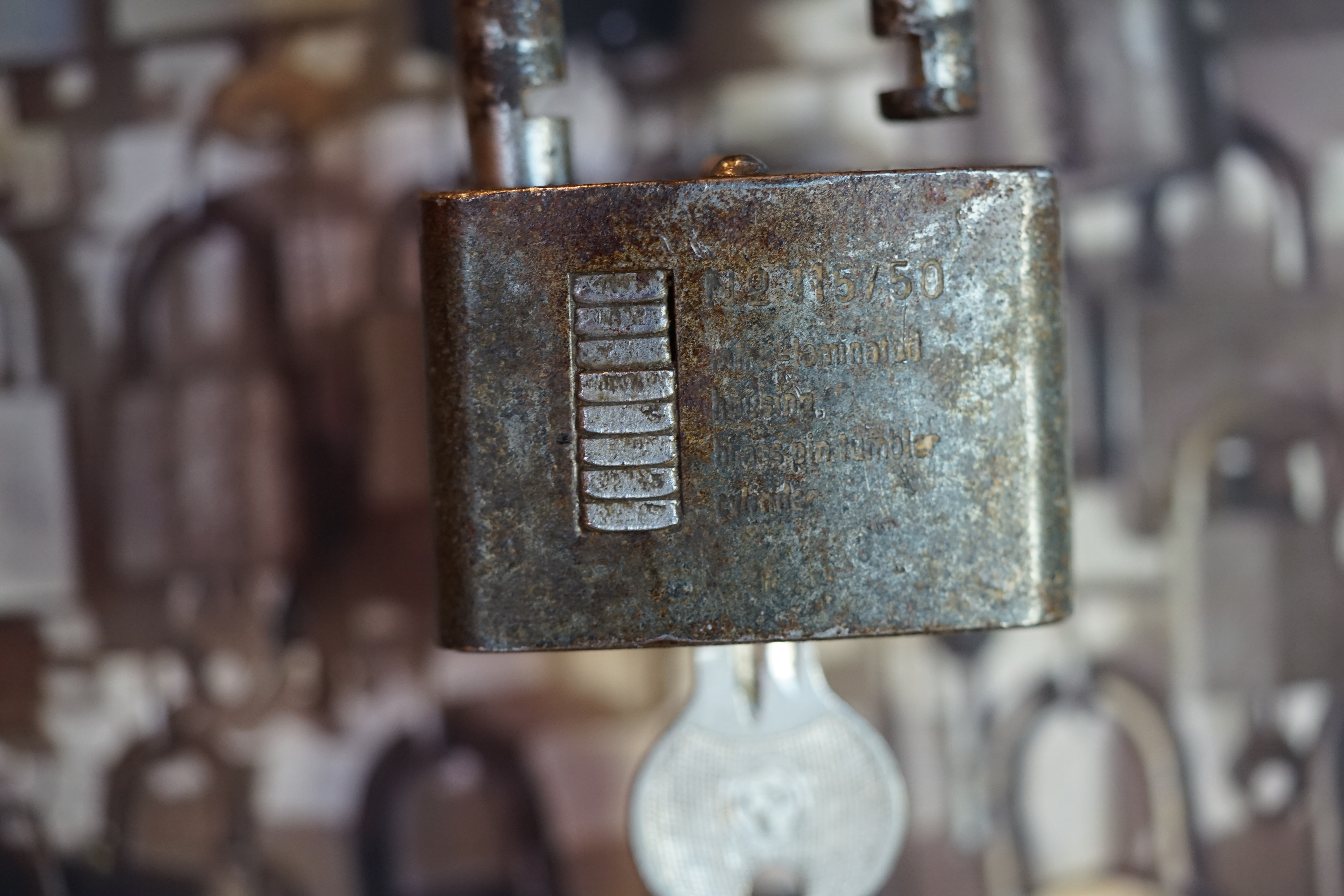 SEO Max und Moritz Max und Moritz - Eine Bubengeschichte in sieben Streichen Max und Moritz machten beide, als sie lebten, keinem Freude; Bildlich siehst du jetzt die Possen, die in Wirklichkeit verdrossen, mit behaglichem Gekicher, weil du selbst vor ihnen sicher. Aber das bedenke stets : Wie man’s treibt, mein Kind, so geht’s. Vorwort Ach was muß man oft von bösen Kindern hören oder lesen ! Wie zum Beispiel hier von diesen, welche Max und Moritz hießen. Die, anstatt durch weise Lehren sich zum Guten zu bekehren, oftmals noch darüber lachten und sich heimlich lustig machten. Ja, zur Übeltätigkeit, Ja, dazu ist man bereit ! Menschen necken, Tiere quälen, Äpfel, Birnen, Zwetschen stehlen, das ist freilich angenehmer und dazu auch viel bequemer, als in Kirche oder Schule festzusitzen auf dem Stuhle. Aber wehe, wehe, wehe, Wenn ich auf das Ende sehe ! ! Aber wehe, wehe, wehe, Wenn ich auf das Ende sehe ! ! Ach, das war ein schlimmes Ding, wie es Max und Moritz ging. Drum ist hier, was sie getrieben, abgemalt und aufgeschrieben. Max und Moritz - Erster Streich - Witwe Bolte Mancher gibt sich viele Müh mit dem lieben Federvieh; einesteils der Eier wegen, welche diese Vögel legen, zweitens, weil man dann und wann einen Braten essen kann; drittens aber nimmt man auch ihre Federn zum Gebrauch in die Kissen und die Pfühle, denn man liegt nicht gerne kühle. " Seht, da ist die Witwe Bolte, Die das auch nicht gerne wollte. " Seht, da ist die Witwe Bolte, die das auch nicht gerne wollte. Ihrer Hühner waren drei und ein stolzer Hahn dabei. Max und Moritz dachten nun : Was ist hier jetzt wohl zu tun ? Ganz geschwinde, eins, zwei, drei, schneiden sie sich Brot entzwei, in vier Teile, jedes Stück wie ein kleiner Finger dick. Diese binden sie an Fäden, übers Kreuz, ein Stück an jeden, und verlegen sie genau in den Hof der guten Frau. Kaum hat dies der Hahn gesehen, fängt er auch schon an zu krähen: Kikeriki, kikikerikih!! Tak, tak, tak, da kommen sie! Hahn und Hühner schlucken munter jedes ein Stück Brot hinunter; Aber als sie sich besinnen, konnte keines recht von hinnen. In die Kreuz und in die Quer reißen sie sich hin und her, flattern auf und in die Höh, Ach herrje, herrjemine! Ach, sie bleiben an dem langen, Dürren Ast des Baumes hangen. Und ihr Hals wird lang und länger, Ihr Gesang wird bang und bänger, Jedes legt noch schnell ein Ei, Und dann kommt der Tod herbei. Witwe Bolte in der Kammer Hört im Bette diesen Jammer; Ahnungsvoll tritt sie heraus: Ach, was war das für ein Graus! " Fließet aus dem Aug, ihr Tränen! All mein Hoffen, all mein Sehnen, meines Lebens schönster Traum hängt an diesem Apfelbaum " ! Tiefbetrübt und sorgenschwer kriegt sie jetzt das Messer her, Nimmt die Toten von den Strängen, Daß sie so nicht länger hängen, Und mit stummem Trauerblick Kehrt sie in ihr Haus zurück. Dieses war der erste Streich, Doch der zweite folgt sogleich. Max und Moritz - Zweiter Streich Als die gute Witwe Bolte Sich von ihrem Schmerz erholte, Dachte sie so hin und her, Daß es wohl das beste wär, Die Verstorbnen, die hienieden Schon so frühe abgeschieden, Ganz im stillen und in Ehren Gut gebraten zu verzehren. Freilich war die Trauer groß, Als sie nun so nackt und bloß Abgerupft am Herde lagen, Sie, die einst in schönen Tagen Bald im Hofe, bald im Garten Lebensfroh im Sande scharrten. Ach, Frau Bolte weint aufs neu, Und der Spitz steht auch dabei. Max und Moritz rochen dieses: "Schnell aufs Dach gekrochen!“ hieß es. Durch den Schornstein mit Vergnügen Sehen sie die Hühner liegen, Die schon ohne Kopf und Gurgeln Lieblich in der Pfanne schmurgeln. " Eben geht mit einem Teller Witwe Bolte in den Keller " Eben geht mit einem Teller Witwe Bolte in den Keller, Daß sie von dem Sauerkohle Eine Portion sich hole, Wofür sie besonders schwärmt, Wenn er wieder aufgewärmt. Unterdessen auf dem Dache Ist man tätig bei der Sache. Max hat schon mit Vorbedacht Eine Angel mitgebracht. Schnupdiwup, da wird nach oben Schon ein Huhn heraufgehoben! Schnupdiwup, jetzt Numro zwei! Schnupdiwup, jetzt Numro drei! Und jetzt kommt noch Numro vier: Schnupdiwup, dich haben wir! Zwar der Spitz sah es genau Und er bellt: Rawau, rawau! Aber schon sind sie ganz munter Fort und von dem Dach herunter. Na, das wird Spektakel geben, Denn Frau Bolte kommt soeben; Angewurzelt stand sie da, Als sie nach der Pfanne sah. Alle Hühner waren fort, "Spitz!“ das war ihr erstes Wort. "O du Spitz, du Ungetüm! Aber wart, ich komme ihm!“ Mit dem Löffel groß und schwer Geht es über Spitzen her; Laut ertönt sein Wehgeschrei, Denn er fühlt sich schuldenfrei. Max und Moritz im Verstecke Schnarchen aber an der Hecke. Und vom ganzen Hühnerschmaus Guckt nur noch ein Bein heraus. Dieses war der zweite Streich, Doch der dritte folgt sogleich. Max und Moritz - Dritter Streich Jedermann im Dorfe kannte Einen, der sich Böck benannte. " Alle diese Kleidungssachen Wußte Schneider Böck zu machen. " Alltagsröcke, Sonntagsröcke, Lange Hosen, spitze Fräcke, Westen mit bequemen Taschen, Warme Mäntel und Gamaschen, Alle diese Kleidungssachen Wußte Schneider Böck zu machen. Oder wäre was zu flicken, Abzuschneiden, anzustücken, Oder gar ein Knopf der Hose Abgerissen oder lose Wie und wo und was es sei, Hinten, vorne, einerlei Alles macht der Meister Böck, Denn das ist sein Lebenszweck. Drum so hat in der Gemeinde Jedermann ihn gern zum Freunde. Aber Max und Moritz dachten, Wie sie ihn verdrießlich machten. Nämlich vor des Meisters Hause Floß ein Wasser mit Gebrause. Übers Wasser führt ein Steg Und darüber geht der Weg. Max und Moritz, gar nicht träge, Sägen heimlich mit der Säge, Ritzeratze! voller Tücke, In die Brücke eine Lücke. Als nun diese Tat vorbei, Hört man plötzlich ein Geschrei: "He, heraus, du Ziegen-Böck! Scheider Schneider, meck, meck, meck!“ Alles konnte Böck ertragen, Ohne nur ein Wort zu sagen; Aber wenn er dies erfuhr, Ging“s ihm wider die Natur. " Denn schon wieder ihm zum Schreck Tönt ein lautes: ‚Meck, meck, meck! " Schnelle springt er mit der Elle Über seines Hauses Schwelle, Denn schon wieder ihm zum Schreck Tönt ein lautes: "Meck, meck, meck!“ Und schon ist er auf der Brücke. Kracks, die Brücke bricht in Stücke! Wieder tönt es: "Meck, meck, meck!“ Plumps, da ist der Schneider weg! Grad als dieses vorgekommen, Kommt ein Gänsepaar geschwommen, Welches Böck in Todeshast Krampfhaft bei den Beinen faßt. Beide Gänse in der Hand, Flattert er auf trocknes Land. Übrigens bei alledem Ist so etwas nicht bequem! Wie denn Böck von der Geschichte Auch das Magendrücken kriegte. Hoch ist hier Frau Böck zu preisen! Denn ein heißes Bügeleisen, Auf den kalten Leib gebracht, Hat es wiedergutgemacht. Bald im Dorf hinauf, hinunter Hieß es: Böck ist wieder munter. Dieses war der dritte Streich, Doch der vierte folgt sogleich. Max und Moritz - Vierter Streich Also lautet ein Beschluß: Daß der Mensch was lernen muß. Nicht allein das Abc Bringt den Menschen in die Höh, Nicht allein im Schreiben, Lesen Übt sich ein vernünftig Wesen; Nicht allein in Rechnungssachen Soll der Mensch sich Mühe machen; Sondern auch der Weisheit Lehren Muß man mit Vergnügen hören. " Daß dies mit Verstand geschah War Herr Lehrer Lämpel da. " Daß dies mit Verstand geschah War Herr Lehrer Lämpel da. Max und Moritz, diese beiden, Mochten ihn darum nicht leiden. Denn wer böse Streiche macht, Gibt nicht auf den Lehrer acht. Nun war dieser brave Lehrer Von dem Tobak ein Verehrer, Was man ohne alle Frage Nach des Tages Müh und Plage Einem guten, alten Mann Auch von Herzen gönnen kann. Max und Moritz, unverdrossen, Sinnen aber schon auf Possen, Ob vermittelst seiner Pfeifen Dieser Mann nicht anzugreifen. Einstens, als es Sonntag wieder Und Herr Lämpel brav und bieder In der Kirche mit Gefühle Saß vor seinem Orgelspiele, Schlichen sich die bösen Buben In sein – Haus und seine Stuben, Wo die Meerschaumpfeife stand; Max hält sie in seiner Hand; Aber Moritz aus der Tasche Zieht die Flintenpulverflasche, Und geschwinde – stopf, stopf, stopf – Pulver in den Pfeifenkopf. Jetzt nur still und schnell nach Haus, Denn schon ist die Kirche aus! Eben schließt in sanfter Ruh Lämpel seine Kirche zu; Und mit Buch und Notenheften, Nach besorgten Amtsgeschäften, Lenkt er freudig seine Schritte Zu der heimatlichen Hütte, Und voll Dankbarkeit sodann Zündet er sein Pfeifchen an. "Ach!“ spricht er, "die größte Freud Ist doch die Zufriedenheit!“ Rums, da geht die Pfeife los Mit Getöse, schrecklich groß! Kaffeetopf und Wasserglas, Tabaksdose, Tintenfaß, Ofen, Tisch und Sorgensitz Alles fliegt im Pulverblitz. Als der Dampf sich nun erhob, Sieht man Lämpel, der – gottlob! – Lebend auf dem Rücken liegt; Doch er hat was abgekriegt. Nase, Hand, Gesicht und Ohren Sind so schwarz als wie die Mohren, Und des Haares letzter Schopf Ist verbrannt bis auf den Kopf. Wer soll nun die Kinder lehren Und die Wissenschaft vermehren Wer soll nun für Lämpel leiten Seine Amtestätigkeiten Woraus soll der Lehrer rauchen, Wenn die Pfeife nicht zu brauchen Mit der Zeit wird alles heil, Nur die Pfeife hat ihr Teil. Dieses war der vierte Streich, Doch der fünfte folgt sogleich. Max und Moritz - Fünfter Streich Wer in Dorfe oder Stadt Einen Onkel wohnen hat, Der sei höflich und bescheiden; Denn das mag der Onkel leiden. Morgens sagt man: " Guten Morgen! Haben Sie was zu besorgen?“ Bringt ihm, was er haben muß: Zeitung, Pfeife, Fidibus. Oder sollt `es wo im Rücken Drücken, beißen oder zwicken, Gleich ist man mit Freudigkeit Dienstbeflissen und bereit. Oder sei`s nach einer Prise, Daß der Onkel heftig niese, Ruft man: " Prosit ! " alsogleich. " Danke ! " - " Wohl bekomm es Euch ! " Oder kommt er spät nach Haus, Zieht man ihm die Stiefel aus, Holt Pantoffel, Schlafrock, Mütze, Daß er nicht im Kalten sitze. Kurz, man ist darauf bedacht, Was dem Onkel Freude macht. Max und Moritz ihrerseits Fanden darin keinen Reiz. Denkt euch nur, welch schlechten Witz Machten sie mit Onkel Fritz ! Jeder weiß, was so ein Mai- Käfer für ein Vogel sei. In den Bäumen hin und her Fliegt und kriecht und krabbelt er. Max und Moritz, immer munter, Schütteln sie vom Baum herunter. In die Tüte von Papiere Sperren sie die Krabbeltiere. Fort damit und in die Ecke Unter Onkel Fritzens Decke! Bald zu Bett geht Onkel Fritze In der spitzen Zipfelmütze; Seine Augen macht er zu Hüllt sich ein und schläft in Ruh. Doch die Käfer - kritze, kratze ! - Kommen schnell aus der Matratze. Schon faßt einer, der voran, Onkel Fritzens Nase an. " Bau! " schreit er“,was ist das hier ? " Und erfaßt das Ungetier. Und den Onkel voller Grausen Sieht man aus dem Bette sausen. " Autsch! " - schon wieder hat er einen lm Genicke, an den Beinen; Hin und her und rundherum Kriecht es, fliegt es mit Gebrumm. " Onkel Fritz, in dieser Not, Haut und trampelt alles tot. " Onkel Fritz, in dieser Not, Haut und trampelt alles tot. Guckste wohl, jetzt ist“s vorbei Mit der Käferkrabbelei! Onkel Fritz hat wieder Ruh Und macht seine Augen zu. Dieses war der fünfte Streich, Doch der sechste folgt sogleich. Max und Moritz - Sechster Streich In der schönen Osterzeit, Wenn die frommen Bäckersleut Viele süße Zuckersachen Backen und zurechtemachen, Wünschen Max und Moritz auch Sich so etwas zum Gebrauch. Doch der Bäcker, mit Bedacht, Hat das Backhaus zugemacht, Also, will hier einer stehlen, Muß er durch den Schlot sich quälen. Ratsch! . da kommen die zwei Knaben Durch den Schornstein,schwarz wie Raben. Puff. sie fallen in die Kist, Wo das Mehl darinnen ist ! Da! nun sind sie alle beide rundherum so weiß wie Kreide Aber schon mit viel Vergnügen sehen sie die Brezeln liegen. Knacks! da bricht der Stuhl entzwei; Schwapp! da liegen sie im Brei. Ganz von Kuchenteig umhüllt, stehn sie da als Jammerbild. " Gleich erscheint der Meister Bäcker Und bemerkt die Zuckerlecker. " Gleich erscheint der Meister Bäcker Und bemerkt die Zuckerlecker. Eins, zwei, drei, eh man`s gedacht, sind zwei Brote draus gemacht ! In dem Ofen glüht es noch Ruff ! damit ins Ofenloch ! Ruff! man zieht sie aus der Glut; Denn nun sind sie braun und gut ! Jeder denkt: die sind perdü ! Aber nein - noch leben sie. Knusper, knasper ! wie zwei Mäuse Fressen sie durch das Gehäuse; Und der Meister Bäcker schrie: " Ach herrje, da laufen sie ! " Dieses war der sechste Streich, Doch der letzte folgt sogleich. Max und Moritz - Letzter Streich Max und Moritz, wehe euch ! Jetzt kommt euer letzter Streich ! Wozu müssen auch die beiden Löcher in die Säcke schneiden ? " Seht, da trägt der Bauer Mecke Einen seiner Maltersäcke. " Seht, da trägt der Bauer Mecke Einen seiner Maltersäcke. Aber kaum, daß er von hinnen, fängt das Korn schon an zu rinnen. Und verwundert steht und spricht er: " Zapperment ! Dat Ding werd lichter ! " Hei ! Da sieht er voller Freude Max und Moritz im Getreide. Rabs ! - In seinen großen Sack Schaufelt er das Lumpenpack. Max und Moritz wird es schwüle; Denn nun geht es nach der Mühle. " Meister Müller, he, heran ! Mahl er das, so schnell er kann ! " " Her damit ! " und in den Trichter Schüttelt er die Bösewichter. Rickeracke! Rickeracke! Geht die Mühle mit Geknacke. Hier kann man sie noch erblicken Fein geschroten und in Stücken. Doch sogleich verzehret sie Meister Müllers Federvieh. Schluß Als man dies im Dorf erfuhr, War von Trauer keine Spur. Witwe Bolte, mild und weich, Sprach: " Sieh da, ich dacht es gleich ! " " Jajaja ! " rief Meister Böck, " Bosheit ist kein Lebenszweck! " Drauf so sprach Herr Lehrer Lämpel: " Dies ist wieder ein Exempel! " " Freilich“, meint der Zuckerbäcker, " Warum ist der Mensch so lecker ! " Selbst der gute Onkel Fritze Sprach: " Das kommt von dumme Witze ! " Doch der brave Bauersmann Dachte: " Wat geiht meck dat an ! " Kurz, im ganzen Ort herum Ging ein freudiges Gebrumm " Gott sei Dank ! Nun ist`s vorbei Mit der Übeltäterei ! ! " Tagged with Arthur Andreas Bühl, Arthurmeister, Vereins - Wiki - Fandom, Linkedin Detektiv Arthur Bühl aus Hamburg, Bühl, Stadt Bühl, Wappen Bühl, Design Bühl, Zwetschgenfest Bühl, Schwäbischer Hengst Bühl, Arthur Bühl, geb. 1961, Babyboomer, Detektiv aus Hamburg sagt am Stammtisch: Wilhelm, du alter Säufer ! Hier lautet es: Parole Emil ! Koksa.org erfreulich Schlossindustrie und Elite rücken zusammen. Pressebox KABA Days, Boston Magazin Arthurmeister, one off the top lockpickers of the world. Sympathieträger Ausperrstunde, Ein bischen Ruhe bitte, Wired Arthurmeister boom`s, Wikipedia, Jukebox im Hasenstübchen