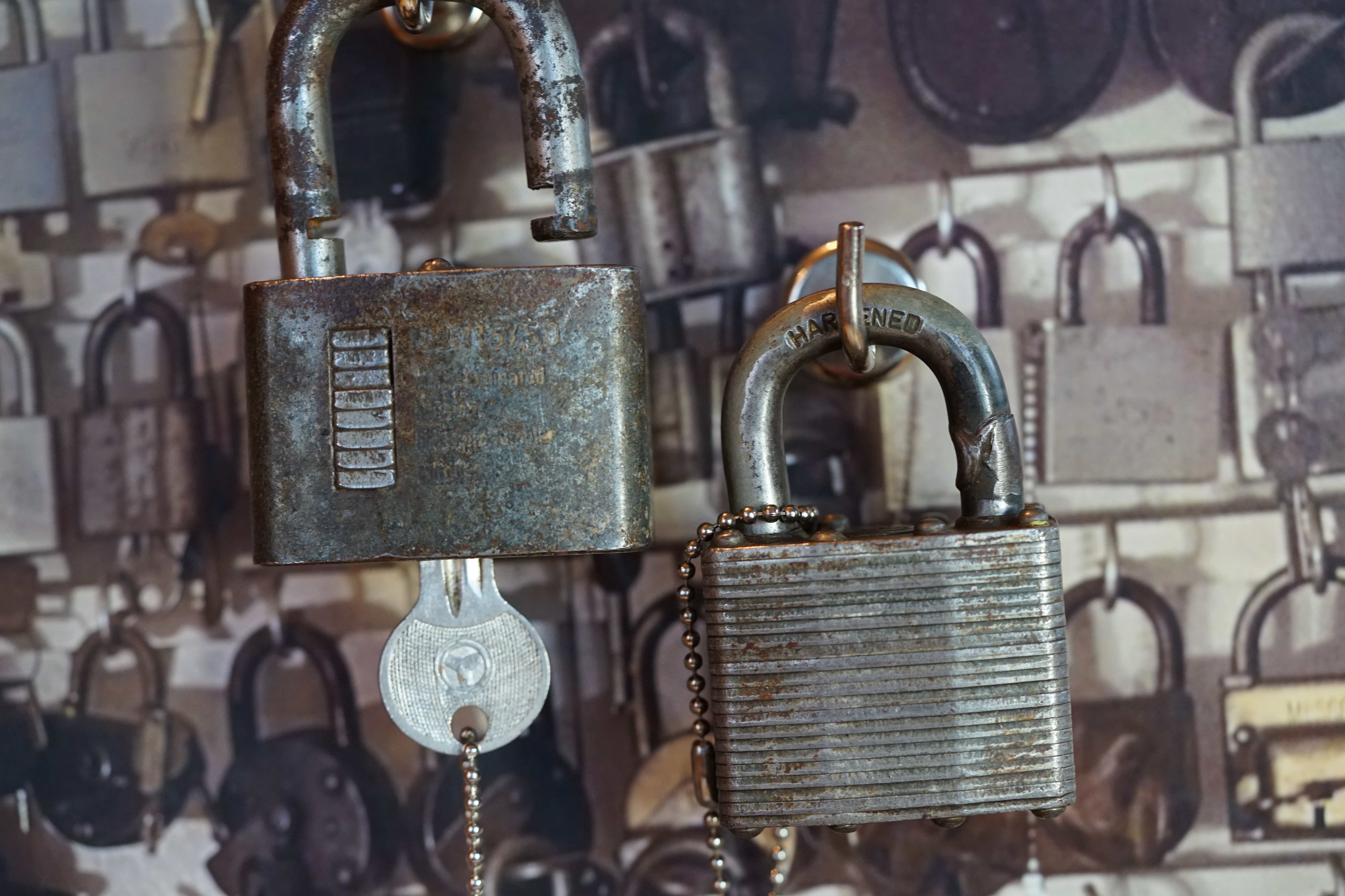 𝔄𝔯𝔱𝔥𝔲𝔯 𝔅ü𝔥𝔩, 𝔄𝔯𝔱𝔥𝔲𝔯𝔪𝔢𝔦𝔰𝔱𝔢𝔯 ® Stück Davon schwarze Katze, Zwei Katzenkopf Schlösser Zunft, Schlosser, Zunftabzeichen, Wappen, Geselle, Anstecknadel, Verbandsabzeichen, Stück Davon. Die nicht alltägliche Form eines Truhenschlossen führte dazu, das man die Schlosser im Zunftleben scherzhaft ironisierend Katzenköpfe nannte. Der Spitzname erhielt sich durch die Jahrhunderte. Und der Katzenkopf wurde damit zu einem Symbol. Er erscheint auf der Anstecknadel, die heute der Schlosser als Verbandabzeichen tragen kann. Die auf der Nadel angebrachte Inschrift " Stück Davon " erklärt sich wie folgt: Der wandernde Schlossergeselle sprach bei einem Meister um Arbeit vor. Befragt, ob er das Handwerk verstünde, antwortete er: Stück Davon ! Die zwei Worte wiesen ihn in aller Bescheidenheit als Angehörigen der Zunft aus, der bereit sei noch weiter zu lernen. DoubleBrain ® SEO für heute: Barockschlüssel, Schmiedeeisen, Halme gedreht, Bärte geschnitten, Reiden aufgesetzt, Stahlschnitttechnik, Kapelleneingerichte, Schmiedeeisen, Hohldorn, Gesenk, Pflanzenmotiv, Wappentierschmuck, geschmiedet, gepunzt, Schlüsselgriff beidseitig, halbrelief, Bekrönung auf der einen Seite als männlicher auf der anderen als weiblicher Kopf, Löwenwappen, Delphine, Schwanzflosse, Stilelemente der Reaissance, profilierter Steckhalm, Gesenke und Reide ziseliert, Griffrand, Zwei Schlangen blau angelassen, Eisenblech, Schließblech, Türrahmen, Schlosskasten, Eisenkern, französisch, Zierdecke ausgehauen, eingehauen und getrieben, Rosette, Ringgriff, Rokoko und Schlüssel, eisernes Wiener Barock Hangschloss mit Spreitzfedernverschluss, gefeilt, geschnitten und ziseliert, flacher Steckschlüssel, Eisengrundplatte und zwei Engel mit Trompete, Posaune und Blumengeranke verziert. Figuren, Schmuck, Jagdszene, Empire, Möbelschlösser, Messingzierdecken, Witwerschlüssel, Schlüsselgewalt, Symbol, Sargschlüssel, Silberschlüssel, Hohldorn, Nachbildung, Kammerherrnschlüssel, Bronce, feuervergoldet, Emblem mit Initialien der weltlichen oder kirchlichen Fürsten versehen, die sie verliehen haben. Doppeladler, Reichsapfel, Zepter und Krone, Übergabeschlüssel, magische Stilelemente, östrerreichischer Kammerherrenschlüssel mit Doppeladler, Kordeln und Quasten, Wien, Hoflieferant, Mayestät, päbstlich, ungarisch, bayerisch, in Silber gegossen, Sinsheim, Hohldornschlösser mit Eisenriegeln, Gelenkschlüssel, einfacher Schieberiegel aus Holz, klappbare Doppelschlüssel aus Tirol, Rohrhülse, Bart, Tirol, Kreuz, Herz, Schlüsselgehänge, süddeutsch, Leder, gotisch, Bügel, Tabakspfeifenschlüssel, Schlossergeselle nach bestandener Prüfung, Schlüsselgeschenketui für die Braut: Bund mit fünf Zimmer, Möbel und Kassettenschlüsseln, in der Mitte Haustorschlüssel aus einem Stück geschmiedet, geschnitten und mit Stahlstangen handpoliert auf dem vierseitigen Gesenk in Schreibschrift " Deutsches Empire ", Dreipass, Jugendstil, Doppelrohr, Hauptportal der Jesuitenkirchen Sankt Michael, Der Hammerschlüssel für Weinkeller: der ziselierte aufgesetzte Hammer diente dem Küfner zum abklopfen der Fässer und zum öffnen der Spunde, Enstehungszeit, Hoftheater, bayrisches Nationaltheater in München, Zerstörung, Kunstschlosser, Fritz Nüssel, Heinrich Pankofer, Germany, wissenschaftlich, systematisch, Schlüsselexperte, Sammler, Privatsammlung, Schlüsselzentrale München, Fachmann für Sicherheitsfragen, sachkundig, Experte, versierter Restaurator, historischer Wert, handwerkliches Geschick und seine langjährige Berufserfahrung, Anerkennung, international, Fachmann nicht nur für die Technick von Schlüsseln und Schloss, auch für künstlerische und historische Fragen. Standardwerk Europa, Übersee, offizielle Stellen, Landeskriminalamt, Bundesanwaltschaft, Keltenschlüssel, Vorchristus, Witwenschlüssel, John F. Kennedy, Weisses Haus, Schlossmuseum Velbert, gut verpackt, Pullach, Erfinder und Auror, Leidenschaft, aufschlußreiches Werrk, Memoiren, Töchter, Emmi Seifert, Marlene Nüssel, Frau Anni, Kaminkehrer, Schwanthal, Freund und Helfer der Polizei, mein Leben, Gedichte, Kaffeveranstaltung, Nachbarschaftshilfe, Essen auf Rädern, Schlüsselfigur, tausend Stücke, Keltenzeit, Christus, Kelheim, Exemplare, Ausländische Lehrlinge, Brocken, wiegt fünf Kilo, Schmucksafe, Ludwig XV 1430, Brillianten, Verona, Eisenzeit, Ägypten, Hallstadtzeit, Salzkammergut, Hallstadt Gräberfeld, Epoche, Eisenverhüttung, Salzbergbau, Gerätschaften zu exportieren, geographischer Ort am Nordende des Neuenburger Sees in der Schweiz, Pfalbauten, auf festem Land angelegte Siedlung, europäische Eisenzeit, Kelten Indogermanischen Völkergruppe, Germanen, Rhein, kämperisch, expansionsbereit, Rom, Homer, Dichter, Jugendzeit, halbdunkel, erahnbar, zivisilatorische Dokumente, Dichtung, märchenhaft schöne Gestalt, Götter treten vor uns hin, denen die mittelmerisch kleinasiatische Menschheit Wirkungen und Tätigkeiten zugedacht hat, die diesen Fabelwesen für immer Kontur verliehen haben. So tritt der Schmiedegott Hephaistos lateinisch Vulkanos vor uns hin: Rußig und edel zugleich, genial erfinderisch, ein kunstreicher Handwerkegott. Der zu den 12 Hauptgöttern der griechisch römischen Antike erzählt wird. Jupiter, Himmel, hinabgstürtzt, Entfernung der Erde von den Sternen, Insel Lemlos, Hinkefuss, Gerechtigkeit, alte Fabeln, schöne und liebenswürdige, Eheweib, Museeum of fine Arts in Boston USA, Parmenides Lehrgedicht Balanos, Hammer, Amboss, Feuer, Wasser, glühend, Metall, Hammerschlag, Gußverfahren, gewünschte Form, Holz oder Kohle, warmgeschmiedet, grobkristallin, feinkörnig, Streck und Bruchgrenze, Plinius, samische Künstler, Erzguß, Keltenschlüssel, hochkant durch einen Schlitz in der Tür gesteckt, gedreht, bis er - nun waagrecht - in die Angriffe der im Riegel gelagerten Sperrklötze eingerastet: die Sperrklötze werden angehoben, der Riegel ist entsperrt und lässt sich mit einem ledernen Zugriemen von außen auf und zu ziehen. Griechenland, lakonisch, neues Prinzip, Schlüsselträger, Kaiserzeit, Würde, Statussymbol, Römer, die punische Kriegen das Metallhandelsmonopol an sich gebracht hatten verfügten in reichem Maße über Kupfer, Zink und Zinn. Verschlußriegel, Feder, Lochkanäle, Sperrstifte, entsichert, auf oder zugeschoben, Drehschlüssel, Hangschloss, Spreitzfeder, Kulturlandschaft, Kassetten, Truhen, Türen, Tiermaskendeckel, Pferdegstalt, arabisch, Vexier, indisch, Kugel, Grundform, Volldorn, Technische Feinheit, Eleganz, Zweckgebilde in den Händen von Menschen, die bemüht sind, mit einem rauhen, kriegerischen Leben fertig zu werden, Verteidigung, bedachte Architektur, spürbar, verschlossen, Zierlichkeit, Zeitläufe, Kultur, Willen und Werkstätten in Pompji und Herkulaneum, Wachsmodell Tonmantel gebrannt, schmilzt das Wachs glühend, Nachteil, römisches Imperium, desto länger, primitive Form, Spätantik, Karolingische Kunst, Fräkisches Adelsgeschlecht, Karl der Große, Triebfeder, Höfische und Kirchliche Kreise, Monumental Kunst, Klerikale Kreise, Kulturträger, Elfenbein, Goldschmied, Goldschmiedekunst, geistig - kulturelle Erhellung, Abendland, profunde Bedeutung, Ehefrau, häusliche Gewalt, Vertrauen, Brauch, Kirchweihtag, Steiermark, geweiht, Gnadenschlüssel, Petrus - Schlüssel, Apostel, Pilger, Schenkung, Pabst Pälagius, Gregor, König Alfons von Kastilien, König Alfred, romanischer Stil, schöpferische Kraft, Kunstgewerbe, Klöster, Kostbarkeiten, kunsthandwerklich, Verfeinerung, Raffiniertheit, Formenwelt, Alltag, Kleidung, Ritterrüstung, kraftvoll, primitiv, gotische Epoche, Jan van Eick, Grammatik, Lebensstil, geläutert, gültig, Opulenz der Kleidung, Materialwert, Charme, Sakral, Phantasie, Formensprache, feinsinnig, Steinmetz, Bescheidenheit, Portal, Notre - Dame, Paris, köstlich, kostbar, Mechanismus, Entsperrungsvorgang, Fischblasen, Kreuze, Drei - und Vierpass, grotesk, meisterlich, Handwerkszeug primitiv, Gewirre, Besatzung, Tropfen Öl, rein von Hand, Prochnov, Kunstschreiner, gesunde Männer, Michael Mann, Michael Mann Kästchen, Nürnberg, Augsburg, Fürth, Wörth, Riegelwerk, sauber geätzte und vergoltdete Büchsen und Pistolen aus Eisen. Doppelmeyer, Markgraf, erlassene Strafe, Spinnenschlösser, Deckelunterseite, figürlich, kunstfertigkeit, Schlüsselloch, größere Summen harten Geldes, raffiniert, Spielerei, Kuriusität, Zeugnis, Möbel, Bombast, Schwulst, Liebe, Zäsur, Dreißigjähriger Krieg, Mutter Courage, Armut, Schichten in Deutschland, Reformation, patetisch, Phänomen, Ornament, Pierre Frommerie, Sedan, Berlin, Ebenholz, Emaill, monumental, Signatur, Barock, Formenreichtum, gediegen, summarisch, mittelmäßig, Epochen, Werkleute, Halskette, Mayestät, Spanien, Revolution, Mittelalter, feierlich, Feind, Öffnung der Tore, Kapitulation, Schlüsselsoldat, Mitglied der päbstlichen Schweizer Garde, Pabstwappen, abfällige Bedeutung, Stadtwappen Tabackspfeife, Vierkant, Dolch, Pistolenschlüssel, geheime Nachrichten, Siegel, Hammerschlüssel für einen Weinkeller, Liebende, Angebetete, Ritter, Kreuzzug, Heiliges Land, Kreuzritter, Ehefrau, Märchen, arges oder schönes, es will scheinen, das eine Welt ohne Schlüssel nicht denkbar ist, Paris, Turenschloss, Schlossfalle, Konstruktion, Luxus, Verschwendungssucht, Kleinod, Brilliant, Maillard, König Stanislas, Ballkongitter, Pastellportrait, Museeum der Stadt Nancy, spirituell Sonnenkönig, Prinz Eugen von Savojen, den sublimen Geist seiner Epoche, General Feldmarschall Prinz Freund der Musen, Besieger der Türken, Zunftbuch, Balthasar, Gitter, Porzellan, hochkultiviert, Degengriff, Münchener Hof, Wittelsbach, Gesamtkunstwerk, Johann Joachim Winckelmann, Kleidermode, Reifrock, Schnürrleibchen, Wohnkultur, Neoklassizismus, Möbel, Chubb, Bramah, Inselstaat, Engländer, Ungarn, Italiener, Tossi, Yale, Hobbs, Aber die Bemühungen um immer neue vergrößerte Sicherheit im Bereich des Schlosses gingen weiter. Man glaubte vorübergehend das non plus ultra Sicherheitsschloss konstruiert zu haben und zwar kühn genug, Geldpreise für denjenigen auszusetzen, dem es gelingen würde, diese neuartigen Schlösser aufzusperren. Überraschend geschah das dank der Fertigkeit des Amerikaners Hobbs 1853. Seine Medtode des Aufsperrens ist in der Fachwelt als Hobbsches Öffnungsverfahren bekannt. Es wurde mit Erfolg publiziert, das Kriminelle Hinweise zum Öffnen der Sicherheitsschlösser erhielten. Linus Yale, Fallstiftriegelschlösser, der Ägypter, Assyrer, Babyloner, Yale Zylinder, C.E. Schulte in Velbert, Kromer Protector Schloss 1871, Hahn AG, Karl Zeiss, BKS, Boge und Kasten Solingen, Koloss von Roddos, Byzanz, Konstantinopel, Moschee, Kirche, Schlüsseltyp, Kaufmann, Herkunft, Herzblatt, Kurfürst, Alltagsgebrauch. Die Schönheit der Welt. Die Kraft, die menschlichen Schöpfergeist gewahr werden lässt. Die beiden Schlüssel in der Hand des heiligen Petrus geben diesem die Macht, die Pforten des Himmels zu öffnen. Der Schlüssel ist ein christliches Symbol, er ist aber auch das Inbild menschlichen Schöpfergeistes und als solches steht er in unmittelbarer Beziehung zu der Arbeitswelt des Sammlers Heinrich Pankofer. Doblebrain ® gibt vor: Mehr SEO ! ! ! Bühl. Arthur Andreas Bühl. Der Sympathieträger ist in Stuttgart, Baden - Württemberg geboren. Der Detektiv lebt in HAM. H1 Text: Der SEO schreibt: 𝔄𝔯𝔱𝔥𝔲𝔯 𝔅ü𝔥𝔩, 𝔄𝔯𝔱𝔥𝔲𝔯𝔪𝔢𝔦𝔰𝔱𝔢𝔯® Bühl, Arthur, Jahrgang 1961, Made in Germany, Detektiv or Private Investigator how Mr. Smitz from the PLAYBOY, Beverly Hills, say`s. Yes Mr. Smitz i will send you the Photo Arthurmeister`s F 1, Jacket for your LeporelloUS. to your E - Mail Mr.Smitz@Mr.Smitz.us. Ok, Mr. Smitz. Mr. Smitz do you know what Google Earth is ? Take BÜHL Arthur, only by Google Earth, you know ? have done it ? Yes Google will show you my Panel superfast. Cool, Arthurmeister, cool. Yes Mr. Smitz, this can i do for you too ! Yes with SEO. Yes, yes, i have Arkadasch erklärt, sein Erikli pasta is not so genial. Der beste Zwetschgenkuchen, you know plum tart, is from the Stadt Bühl. Not laughing in the USA. Bühl is a City like my Name. And the People in this City called it: Zwetschgendatschi ! you know. This is the world best plumcake. Yes Datschi. Yes, Stadt Bühl is near Baden - Baden, the Casino, you know ! Yes. Baden-Württemberg. You must know there is since 1927 the traditionell Zwetschgenfest. And there ist the Zwetschgenkönigin ! Mr. Smitz, my Ur Ur Ur Ur Grandfather is born in Bühl. My Great Grand Grand Mother where also born in the town Bühl. Their profession was Zwetschgenpicker. Not Lockpicker, Zwetschgen / Plum Picker. And Rüttler. Oh, really ! Yes, Yes. And since this time the name of the family Bühl from the Stadt Bühl is: Yes you know - Buehl. Yes i will give Greetings from you to Mrs. Friede Springer from the Newspaper BILD et. Yes, the Elbphilharmonie is in Betrieb. OH, Mr. Smitz, greeting´s to you from Joe Asbbery, NBA, you know. Tomorrow we will meet us in the Hasenstübchen, our Rabbit Hall. For Lockpicking und Beer. Call you. Parole Emil ! H1 Text: Der SEO schreibt weiter: 𝔄𝔯𝔱𝔥𝔲𝔯 𝔅ü𝔥𝔩, 𝔄𝔯𝔱𝔥𝔲𝔯𝔪𝔢𝔦𝔰𝔱𝔢𝔯® Herr Arthur Bühl, kritischer Privatdetektiv aus der Hansestadt Hamburg, bereitet sich auf ein Interview mit der BILD et vor. Bei Babsi und Gina in Fuhlsbüttel wird ihm zuvor der Vokuhila geschnitten. Herr Arthur Bühl wurde schon in der BILD et als " Herr der Schlösser " beschrieben. " Ein bisschen Ruhe bitte " schreibt Jan Freitag von der TAZ. Er erwähnt auch eine Mustertür by Wendt. Es wird darin herumgeprökelt. Selbst Arthur Bühl, der weltbeste aus dem Lockpicker Mekka Hamburg, betreibt pures Understatement, weil er sein Schloss in nur 20 Sekunden " geknackt " hat. Charles Graeber von der Wired.com beschreibt in seinem Artikel Master Lock - Pickers do bottle Arthur Bühl " The Master of the Universe ", Arthur Bühl a private Detective of Germany open locks. Bühl`s Fabio - the - Barbarian Look stands out. He wins the Dutch Open and is now Master of the Universe. The people cry: " Arthurmeister ! booms Arthurmeister ". Mark Webber Tobias, the Author of Locks, Safes, and Security, a Police Reverence, say: Arthurmeister, that ist beautyful. " Open ! " sagt Arthurmeister ", offen ist gut, schneller offen ist besser ". " Beer !" Arthurmeister booms back and a new Champion is born. Die Welt berichtet: " Die Kunst, Schlösser ohne Schlüssel zu öffnen ". Vereinsmitbegründer und Vizepräsident Arthur Bühl trägt seine Leidenschaft schon auf der Krawatte. Sie ist rot mit gelben Schlüsseln drauf. Intern wird er ehrfürchtig " Meister Arthur " gerufen. Er hat es zum siebenfachen Deutschen Meister in verschiedenen Disziplinen geschafft. Er pickt seit der Kindheit. Sein erstes Trainingsobjekt war sein Spardosenschloss - Ein klassischer Einstieg… . Die Slate berichtet über Arthur Bühl als Lockpicking Legend. Es gibt einen Artikel Tool for Picking and Decoding by Stasi, CCC, Vortrag Berlin. Amateur Hour berichtet: Arthurmeister has " The Master Touch ". Bei den Kaba Day `s im Europa Park Rust schreibt die Pressebox: auf großes Interesse der Teilnehmer stieß auch die praktische Vorführung von Steffen Wernéry und Arthur Bühl, die gängige mechanische Schließzylinder ohne Schlüssel zerstörungsfrei öffnen. Meist in Sekundenschnelle. Auch die Chemnitzer Zeitung " Freie Presse " hat über das Lockpicking und Arthur Andreas Bühl alias Arthurmeister berichtet. Dwight Perry schreibt: Arthur Bühl has good hands ! In der Philalocksmith wird Arthur Bühl auch als Lockpicking Legend betitelt. Es gibt auch einen Beitrag, 360 Meridianos. In der Datenschleuder, CCC, wurde über ihn als Sympathieträger berichtet. Veröffentlicht unter Linkedin, Xing, Google Panel, Twitter X. In der Vitrine von Arthur Andreas Bühl, Arthurmeister® sind Schlösser, Padlocks, von ABUS, BKS, CES, DOM, EVVA, Assa Abloy, Z Ikon, Kaba, Keso, ASSA, Winkhaus, Wilka, Trelock, Schmelting, Bode Panzer, Ancor Las, Drumm Geminy, Xylock, SEA, Medeco, Mul-T-Lock, Cut away, ABUS Granit, Pfaffenhain, E*S, ESS, Nemef, BAB, Babelsberg, Stasi, Diskus, WMF, Tesa, Noch, Vachette, Cisa, Wally, Rielda, Mottura, Viro, FAI, GeGe, Fichet, Bode Panzer, Tresor, Bramah, Protector, Braun`s Patent, Walomatus, Arolds, Combination Lock, Yale, Master, American Lock, Tubular, China, Indien, Aligarh, Nepal, Thailand, Zahlenschlösser, Himmelsschlüssel und noch vieles mehr, vorhanden. Alle Schliesszylinder sind Übungsmaterial für das Lockpicking. Schlagschlüssel und so vieles mehr, sind auch dabei. Auch der Sputnik. Verschlagwortet mit: ♥ Vokuhila, Friseur ♥ Schwäbischer Hengst, Zwetschgen Heini, Bühl er, Zwetschge, Google Earth, Mittelpunkt der Welt, Martinameisterin, Cartomanze, Scholischek, " HIGH NOON ! ". ♥ Parole Emil ! Arthur Andreas Bühl, Detektiv, made in Germany, born 1961 in Stuttgart, Baden - Württemberg, living in HAM, Im Dienste der Wahrheitsfindung unterwegs, betreibt in seiner Freizeit Lockpicking aus Leidenschaft. Der mehrfache Deutsche Meister wird in der WIRED als " Master of the Universe " betitelt. In der BILD et ist der Artikel " Herr der Schlösser " abgedruckt. Im Hasenstübchen - Fuhlsbüttel, am Hasenberge, Santa Fu, wird gefeiert. Arthurmeister® stellt seinen Leporello " Der Aufmacher " vor. Der Stammtisch grölt " OFFEN ". Scholischek, Rudi, Heike I, Noagerlzutzler, Arthur und Joe Asberry, der alte NBA ler, prosten sich zu. Arthurmeister`s Jukebox auf YouTube spielt Pointer Sisters - Slow Hand ! ♥ Beim Tanzen ruft die Cartomanze " Ey du Sympthieträger ♥, komm mal her " ! SEO für heute: DETEKTIV, Arthur Bühl, Lockpicker, Deutscher Meister, pickt ABUS Padlock. 𝐀𝐫𝐭𝐡𝐮𝐫 𝐀𝐧𝐝𝐫𝐞𝐚𝐬 𝐁ü𝐡𝐥, 𝐃𝐞𝐭𝐞𝐤𝐭𝐢𝐯, 𝐦𝐚𝐝𝐞 𝐢𝐧 𝐆𝐞𝐫𝐦𝐚𝐧𝐲, 𝐛𝐨𝐫𝐧 𝟏𝟗𝟔𝟏 𝐢𝐧 𝐒𝐭𝐮𝐭𝐭𝐠𝐚𝐫𝐭, 𝐁𝐚𝐝𝐞𝐧 - 𝐖ü𝐫𝐭𝐭𝐞𝐦𝐛𝐞𝐫𝐠, 𝐥𝐢𝐯𝐢𝐧𝐠 𝐢𝐧 𝐇𝐀𝐌, 𝐈𝐦 𝐃𝐢𝐞𝐧𝐬𝐭𝐞 𝐝𝐞𝐫 𝐖𝐚𝐡𝐫𝐡𝐞𝐢𝐭𝐬𝐟𝐢𝐧𝐝𝐮𝐧𝐠 𝐮𝐧𝐭𝐞𝐫𝐰𝐞𝐠𝐬, 𝐛𝐞𝐭𝐫𝐞𝐢𝐛𝐭 𝐢𝐧 𝐬𝐞𝐢𝐧𝐞𝐫 𝐅𝐫𝐞𝐢𝐳𝐞𝐢𝐭 𝐋𝐨𝐜𝐤𝐩𝐢𝐜𝐤𝐢𝐧𝐠 𝐚𝐮𝐬 𝐋𝐞𝐢𝐝𝐞𝐧𝐬𝐜𝐡𝐚𝐟𝐭. 𝐃𝐞𝐫 𝐦𝐞𝐡𝐫𝐟𝐚𝐜𝐡𝐞 𝐃𝐞𝐮𝐭𝐬𝐜𝐡𝐞 𝐌𝐞𝐢𝐬𝐭𝐞𝐫 𝐰𝐢𝐫𝐝 𝐢𝐧 𝐝𝐞𝐫 𝐖𝐈𝐑𝐄𝐃 𝐚𝐥𝐬 " 𝐌𝐚𝐬𝐭𝐞𝐫 𝐨𝐟 𝐭𝐡𝐞 𝐔𝐧𝐢𝐯𝐞𝐫𝐬𝐞 " 𝐛𝐞𝐭𝐢𝐭𝐞𝐥𝐭. 𝐈𝐧 𝐝𝐞𝐫 𝐁𝐈𝐋𝐃 𝐞𝐭 𝐢𝐬𝐭 𝐝𝐞𝐫 𝐀𝐫𝐭𝐢𝐤𝐞𝐥 " 𝐇𝐞𝐫𝐫 𝐝𝐞𝐫 𝐒𝐜𝐡𝐥ö𝐬𝐬𝐞𝐫 " 𝐚𝐛𝐠𝐞𝐝𝐫𝐮𝐜𝐤𝐭. 𝐈𝐦 𝐇𝐚𝐬𝐞𝐧𝐬𝐭ü𝐛𝐜𝐡𝐞𝐧 - 𝐅𝐮𝐡𝐥𝐬𝐛ü𝐭𝐭𝐞𝐥, 𝐚𝐦 𝐇𝐚𝐬𝐞𝐧𝐛𝐞𝐫𝐠𝐞, 𝐒𝐚𝐧𝐭𝐚 𝐅𝐮, 𝐰𝐢𝐫𝐝 𝐠𝐞𝐟𝐞𝐢𝐞𝐫𝐭. 𝐀𝐫𝐭𝐡𝐮𝐫𝐦𝐞𝐢𝐬𝐭𝐞𝐫® 𝐬𝐭𝐞𝐥𝐥𝐭 𝐬𝐞𝐢𝐧𝐞𝐧 𝐋𝐞𝐩𝐨𝐫𝐞𝐥𝐥𝐨 " 𝐃𝐞𝐫 𝐀𝐮𝐟𝐦𝐚𝐜𝐡𝐞𝐫 " 𝐯𝐨𝐫. 𝐃𝐞𝐫 𝐒𝐭𝐚𝐦𝐦𝐭𝐢𝐬𝐜𝐡 𝐠𝐫ö𝐥𝐭 " 𝐎𝐅𝐅𝐄𝐍 ". 𝐒𝐜𝐡𝐨𝐥𝐢𝐬𝐜𝐡𝐞𝐤, 𝐑𝐮𝐝𝐢, 𝐇𝐞𝐢𝐤𝐞 𝐈, 𝐍𝐨𝐚𝐠𝐞𝐫𝐥𝐳𝐮𝐭𝐳𝐥𝐞𝐫, 𝐀𝐫𝐭𝐡𝐮𝐫 𝐮𝐧𝐝 𝐉𝐨𝐞 𝐀𝐬𝐛𝐞𝐫𝐫𝐲, 𝐝𝐞𝐫 𝐚𝐥𝐭𝐞 𝐍𝐁𝐀 𝐥𝐞𝐫, 𝐩𝐫𝐨𝐬𝐭𝐞𝐧 𝐬𝐢𝐜𝐡 𝐳𝐮. 𝐀𝐫𝐭𝐡𝐮𝐫𝐦𝐞𝐢𝐬𝐭𝐞𝐫`𝐬 𝐉𝐮𝐤𝐞𝐛𝐨𝐱 𝐚𝐮𝐟 𝐘𝐨𝐮𝐓𝐮𝐛𝐞 𝐬𝐩𝐢𝐞𝐥𝐭 𝐏𝐨𝐢𝐧𝐭𝐞𝐫 𝐒𝐢𝐬𝐭𝐞𝐫𝐬 - 𝐒𝐥𝐨𝐰 𝐇𝐚𝐧𝐝 ! ♥ 𝐁𝐞𝐢𝐦 𝐓𝐚𝐧𝐳𝐞𝐧 𝐫𝐮𝐟𝐭 𝐝𝐢𝐞 𝐂𝐚𝐫𝐭𝐨𝐦𝐚𝐧𝐳𝐞 " 𝐄𝐲 𝐝𝐮 𝐒𝐲𝐦𝐩𝐭𝐡𝐢𝐞𝐭𝐫ä𝐠𝐞𝐫 ♥, 𝐤𝐨𝐦𝐦 𝐦𝐚𝐥 𝐡𝐞𝐫 " ! 𝐒𝐄𝐎 𝐟ü𝐫 𝐡𝐞𝐮𝐭𝐞: 𝐃𝐄𝐓𝐄𝐊𝐓𝐈𝐕, 𝐀𝐫𝐭𝐡𝐮𝐫 𝐁ü𝐡𝐥, 𝐋𝐨𝐜𝐤𝐩𝐢𝐜𝐤𝐞𝐫, 𝐃𝐞𝐮𝐭𝐬𝐜𝐡𝐞𝐫 𝐌𝐞𝐢𝐬𝐭𝐞𝐫, 𝐩𝐢𝐜𝐤𝐭 𝐀𝐁𝐔𝐒 𝐏𝐚𝐝𝐥𝐨𝐜𝐤.