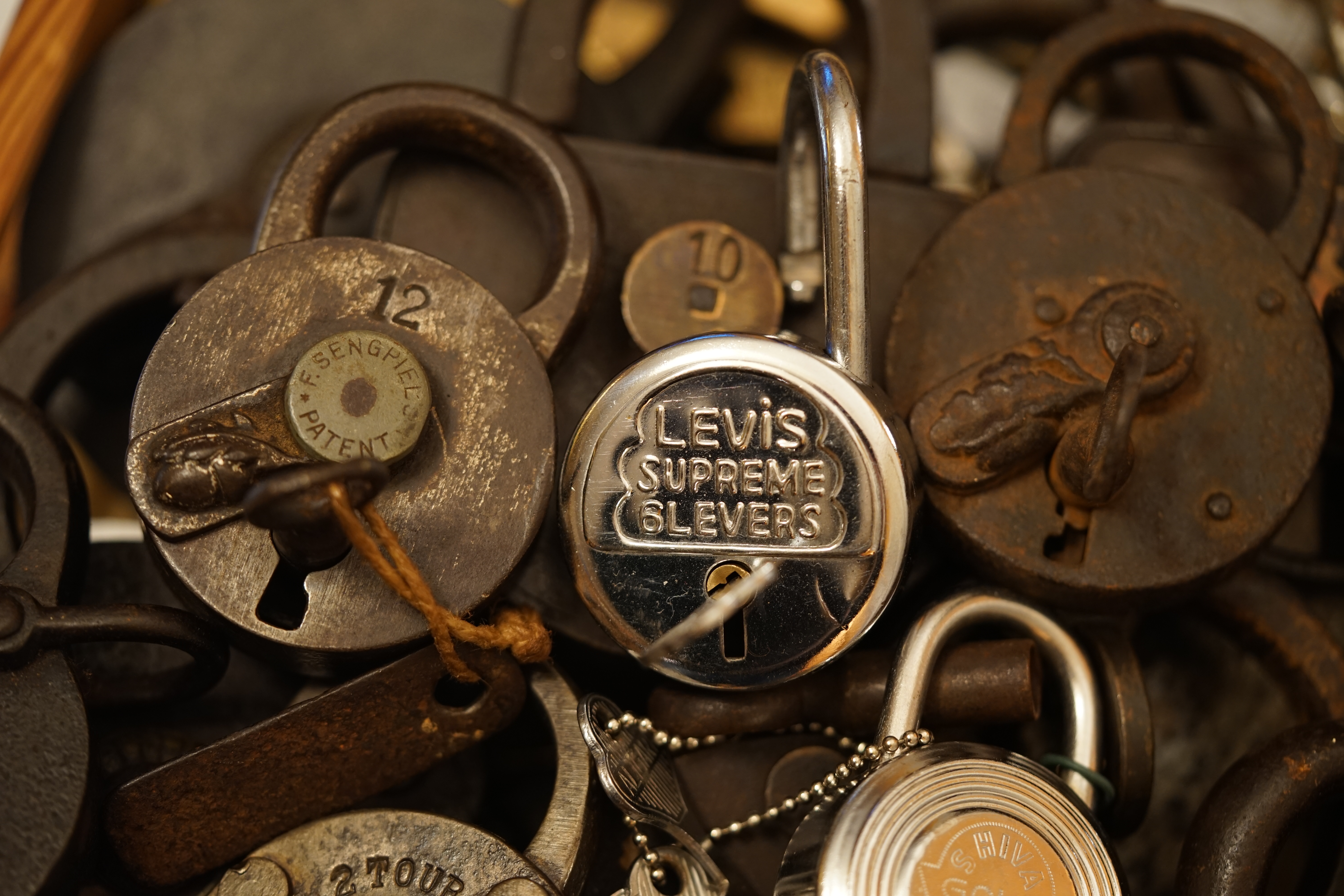 Arthurmeister007@gmail.com 𝔄𝔯𝔱𝔥𝔲𝔯 𝔅ü𝔥𝔩, 𝔄𝔯𝔱𝔥𝔲𝔯𝔪𝔢𝔦𝔰𝔱𝔢𝔯 ® Stück Davon schwarze Katze, Zwei Katzenkopf Schlösser Zunft, Schlosser, Zunftabzeichen, Wappen, Geselle, Anstecknadel, Verbandsabzeichen, Stück Davon. Die nicht alltägliche Form eines Truhenschlossen führte dazu, das man die Schlosser im Zunftleben scherzhaft ironisierend Katzenköpfe nannte. Der Spitzname erhielt sich durch die Jahrhunderte. Und der Katzenkopf wurde damit zu einem Symbol. Er erscheint auf der Anstecknadel, die heute der Schlosser als Verbandabzeichen tragen kann. Die auf der Nadel angebrachte Inschrift " Stück Davon " erklärt sich wie folgt: Der wandernde Schlossergeselle sprach bei einem Meister um Arbeit vor. Befragt, ob er das Handwerk verstünde, antwortete er: Stück Davon ! Die zwei Worte wiesen ihn in aller Bescheidenheit als Angehörigen der Zunft aus, der bereit sei noch weiter zu lernen. DoubleBrain ® SEO für heute: Barockschlüssel, Schmiedeeisen, Halme gedreht, Bärte geschnitten, Reiden aufgesetzt, Stahlschnitttechnik, Kapelleneingerichte, Schmiedeeisen, Hohldorn, Gesenk, Pflanzenmotiv, Wappentierschmuck, geschmiedet, gepunzt, Schlüsselgriff beidseitig, halbrelief, Bekrönung auf der einen Seite als männlicher auf der anderen als weiblicher Kopf, Löwenwappen, Delphine, Schwanzflosse, Stilelemente der Reaissance, profilierter Steckhalm, Gesenke und Reide ziseliert, Griffrand, Zwei Schlangen blau angelassen, Eisenblech, Schließblech, Türrahmen, Schlosskasten, Eisenkern, französisch, Zierdecke ausgehauen, eingehauen und getrieben, Rosette, Ringgriff, Rokoko und Schlüssel, eisernes Wiener Barock Hangschloss mit Spreitzfedernverschluss, gefeilt, geschnitten und ziseliert, flacher Steckschlüssel, Eisengrundplatte und zwei Engel mit Trompete, Posaune und Blumengeranke verziert. Figuren, Schmuck, Jagdszene, Empire, Möbelschlösser, Messingzierdecken, Witwerschlüssel, Schlüsselgewalt, Symbol, Sargschlüssel, Silberschlüssel, Hohldorn, Nachbildung, Kammerherrnschlüssel, Bronce, feuervergoldet, Emblem mit Initialien der weltlichen oder kirchlichen Fürsten versehen, die sie verliehen haben. Doppeladler, Reichsapfel, Zepter und Krone, Übergabeschlüssel, magische Stilelemente, östrerreichischer Kammerherrenschlüssel mit Doppeladler, Kordeln und Quasten, Wien, Hoflieferant, Mayestät, päbstlich, ungarisch, bayerisch, in Silber gegossen, Sinsheim, Hohldornschlösser mit Eisenriegeln, Gelenkschlüssel, einfacher Schieberiegel aus Holz, klappbare Doppelschlüssel aus Tirol, Rohrhülse, Bart, Tirol, Kreuz, Herz, Schlüsselgehänge, süddeutsch, Leder, gotisch, Bügel, Tabakspfeifenschlüssel, Schlossergeselle nach bestandener Prüfung, Schlüsselgeschenketui für die Braut: Bund mit fünf Zimmer, Möbel und Kassettenschlüsseln, in der Mitte Haustorschlüssel aus einem Stück geschmiedet, geschnitten und mit Stahlstangen handpoliert auf dem vierseitigen Gesenk in Schreibschrift " Deutsches Empire ", Dreipass, Jugendstil, Doppelrohr, Hauptportal der Jesuitenkirchen Sankt Michael, Der Hammerschlüssel für Weinkeller: der ziselierte aufgesetzte Hammer diente dem Küfner zum abklopfen der Fässer und zum öffnen der Spunde, Enstehungszeit, Hoftheater, bayrisches Nationaltheater in München, Zerstörung, Kunstschlosser, Fritz Nüssel, Heinrich Pankofer, Germany, wissenschaftlich, systematisch, Schlüsselexperte, Sammler, Privatsammlung, Schlüsselzentrale München, Fachmann für Sicherheitsfragen, sachkundig, Experte, versierter Restaurator, historischer Wert, handwerkliches Geschick und seine langjährige Berufserfahrung, Anerkennung, international, Fachmann nicht nur für die Technick von Schlüsseln und Schloss, auch für künstlerische und historische Fragen. Standardwerk Europa, Übersee, offizielle Stellen, Landeskriminalamt, Bundesanwaltschaft, Keltenschlüssel, Vorchristus, Witwenschlüssel, John F. Kennedy, Weisses Haus, Schlossmuseum Velbert, gut verpackt, Pullach, Erfinder und Auror, Leidenschaft, aufschlußreiches Werrk, Memoiren, Töchter, Emmi Seifert, Marlene Nüssel, Frau Anni, Kaminkehrer, Schwanthal, Freund und Helfer der Polizei, mein Leben, Gedichte, Kaffeveranstaltung, Nachbarschaftshilfe, Essen auf Rädern, Schlüsselfigur, tausend Stücke, Keltenzeit, Christus, Kelheim, Exemplare, Ausländische Lehrlinge, Brocken, wiegt fünf Kilo, Schmucksafe, Ludwig XV 1430, Brillianten, Verona, Eisenzeit, Ägypten, Hallstadtzeit, Salzkammergut, Hallstadt Gräberfeld, Epoche, Eisenverhüttung, Salzbergbau, Gerätschaften zu exportieren, geographischer Ort am Nordende des Neuenburger Sees in der Schweiz, Pfalbauten, auf festem Land angelegte Siedlung, europäische Eisenzeit, Kelten Indogermanischen Völkergruppe, Germanen, Rhein, kämperisch, expansionsbereit, Rom, Homer, Dichter, Jugendzeit, halbdunkel, erahnbar, zivisilatorische Dokumente, Dichtung, märchenhaft schöne Gestalt, Götter treten vor uns hin, denen die mittelmerisch kleinasiatische Menschheit Wirkungen und Tätigkeiten zugedacht hat, die diesen Fabelwesen für immer Kontur verliehen haben. So tritt der Schmiedegott Hephaistos lateinisch Vulkanos vor uns hin: Rußig und edel zugleich, genial erfinderisch, ein kunstreicher Handwerkegott. Der zu den 12 Hauptgöttern der griechisch römischen Antike erzählt wird. Jupiter, Himmel, hinabgstürtzt, Entfernung der Erde von den Sternen, Insel Lemlos, Hinkefuss, Gerechtigkeit, alte Fabeln, schöne und liebenswürdige, Eheweib, Museeum of fine Arts in Boston USA, Parmenides Lehrgedicht Balanos, Hammer, Amboss, Feuer, Wasser, glühend, Metall, Hammerschlag, Gußverfahren, gewünschte Form, Holz oder Kohle, warmgeschmiedet, grobkristallin, feinkörnig, Streck und Bruchgrenze, Plinius, samische Künstler, Erzguß, Keltenschlüssel, hochkant durch einen Schlitz in der Tür gesteckt, gedreht, bis er - nun waagrecht - in die Angriffe der im Riegel gelagerten Sperrklötze eingerastet: die Sperrklötze werden angehoben, der Riegel ist entsperrt und lässt sich mit einem ledernen Zugriemen von außen auf und zu ziehen. Griechenland, lakonisch, neues Prinzip, Schlüsselträger, Kaiserzeit, Würde, Statussymbol, Römer, die punische Kriegen das Metallhandelsmonopol an sich gebracht hatten verfügten in reichem Maße über Kupfer, Zink und Zinn. Verschlußriegel, Feder, Lochkanäle, Sperrstifte, entsichert, auf oder zugeschoben, Drehschlüssel, Hangschloss, Spreitzfeder, Kulturlandschaft, Kassetten, Truhen, Türen, Tiermaskendeckel, Pferdegstalt, arabisch, Vexier, indisch, Kugel, Grundform, Volldorn, Technische Feinheit, Eleganz, Zweckgebilde in den Händen von Menschen, die bemüht sind, mit einem rauhen, kriegerischen Leben fertig zu werden, Verteidigung, bedachte Architektur, spürbar, verschlossen, Zierlichkeit, Zeitläufe, Kultur, Willen und Werkstätten in Pompji und Herkulaneum, Wachsmodell Tonmantel gebrannt, schmilzt das Wachs glühend, Nachteil, römisches Imperium, desto länger, primitive Form, Spätantik, Karolingische Kunst, Fräkisches Adelsgeschlecht, Karl der Große, Triebfeder, Höfische und Kirchliche Kreise, Monumental Kunst, Klerikale Kreise, Kulturträger, Elfenbein, Goldschmied, Goldschmiedekunst, geistig - kulturelle Erhellung, Abendland, profunde Bedeutung, Ehefrau, häusliche Gewalt, Vertrauen, Brauch, Kirchweihtag, Steiermark, geweiht, Gnadenschlüssel, Petrus - Schlüssel, Apostel, Pilger, Schenkung, Pabst Pälagius, Gregor, König Alfons von Kastilien, König Alfred, romanischer Stil, schöpferische Kraft, Kunstgewerbe, Klöster, Kostbarkeiten, kunsthandwerklich, Verfeinerung, Raffiniertheit, Formenwelt, Alltag, Kleidung, Ritterrüstung, kraftvoll, primitiv, gotische Epoche, Jan van Eick, Grammatik, Lebensstil, geläutert, gültig, Opulenz der Kleidung, Materialwert, Charme, Sakral, Phantasie, Formensprache, feinsinnig, Steinmetz, Bescheidenheit, Portal, Notre - Dame, Paris, köstlich, kostbar, Mechanismus, Entsperrungsvorgang, Fischblasen, Kreuze, Drei - und Vierpass, grotesk, meisterlich, Handwerkszeug primitiv, Gewirre, Besatzung, Tropfen Öl, rein von Hand, Prochnov, Kunstschreiner, gesunde Männer, Michael Mann, Michael Mann Kästchen, Nürnberg, Augsburg, Fürth, Wörth, Riegelwerk, sauber geätzte und vergoltdete Büchsen und Pistolen aus Eisen. Doppelmeyer, Markgraf, erlassene Strafe, Spinnenschlösser, Deckelunterseite, figürlich, kunstfertigkeit, Schlüsselloch, größere Summen harten Geldes, raffiniert, Spielerei, Kuriusität, Zeugnis, Möbel, Bombast, Schwulst, Liebe, Zäsur, Dreißigjähriger Krieg, Mutter Courage, Armut, Schichten in Deutschland, Reformation, patetisch, Phänomen, Ornament, Pierre Frommerie, Sedan, Berlin, Ebenholz, Emaill, monumental, Signatur, Barock, Formenreichtum, gediegen, summarisch, mittelmäßig, Epochen, Werkleute, Halskette, Mayestät, Spanien, Revolution, Mittelalter, feierlich, Feind, Öffnung der Tore, Kapitulation, Schlüsselsoldat, Mitglied der päbstlichen Schweizer Garde, Pabstwappen, abfällige Bedeutung, Stadtwappen Tabackspfeife, Vierkant, Dolch, Pistolenschlüssel, geheime Nachrichten, Siegel, Hammerschlüssel für einen Weinkeller, Liebende, Angebetete, Ritter, Kreuzzug, Heiliges Land, Kreuzritter, Ehefrau, Märchen, arges oder schönes, es will scheinen, das eine Welt ohne Schlüssel nicht denkbar ist, Paris, Turenschloss, Schlossfalle, Konstruktion, Luxus, Verschwendungssucht, Kleinod, Brilliant, Maillard, König Stanislas, Ballkongitter, Pastellportrait, Museeum der Stadt Nancy, spirituell Sonnenkönig, Prinz Eugen von Savojen, den sublimen Geist seiner Epoche, General Feldmarschall Prinz Freund der Musen, Besieger der Türken, Zunftbuch, Balthasar, Gitter, Porzellan, hochkultiviert, Degengriff, Münchener Hof, Wittelsbach, Gesamtkunstwerk, Johann Joachim Winckelmann, Kleidermode, Reifrock, Schnürrleibchen, Wohnkultur, Neoklassizismus, Möbel, Chubb, Bramah, Inselstaat, Engländer, Ungarn, Italiener, Tossi, Yale, Hobbs, Aber die Bemühungen um immer neue vergrößerte Sicherheit im Bereich des Schlosses gingen weiter. Man glaubte vorübergehend das non plus ultra Sicherheitsschloss konstruiert zu haben und zwar kühn genug, Geldpreise für denjenigen auszusetzen, dem es gelingen würde, diese neuartigen Schlösser aufzusperren. Überraschend geschah das dank der Fertigkeit des Amerikaners Hobbs 1853. Seine Medtode des Aufsperrens ist in der Fachwelt als Hobbsches Öffnungsverfahren bekannt. Es wurde mit Erfolg publiziert, das Kriminelle Hinweise zum Öffnen der Sicherheitsschlösser erhielten. Linus Yale, Fallstiftriegelschlösser, der Ägypter, Assyrer, Babyloner, Yale Zylinder, C.E. Schulte in Velbert, Kromer Protector Schloss 1871, Hahn AG, Karl Zeiss, BKS, Boge und Kasten Solingen, Koloss von Roddos, Byzanz, Konstantinopel, Moschee, Kirche, Schlüsseltyp, Kaufmann, Herkunft, Herzblatt, Kurfürst, Alltagsgebrauch. Die Schönheit der Welt. Die Kraft, die menschlichen Schöpfergeist gewahr werden lässt. Die beiden Schlüssel in der Hand des heiligen Petrus geben diesem die Macht, die Pforten des Himmels zu öffnen. Der Schlüssel ist ein christliches Symbol, er ist aber auch das Inbild menschlichen Schöpfergeistes und als solches steht er in unmittelbarer Beziehung zu der Arbeitswelt des Sammlers Heinrich Pankofer. Doblebrain ® gibt vor: Mehr SEO ! ! ! 𝔄𝔯𝔱𝔥𝔲𝔯 𝔅ü𝔥𝔩, 𝔄𝔯𝔱𝔥𝔲𝔯𝔪𝔢𝔦𝔰𝔱𝔢𝔯 ® JOE ASBERRY Hey Joe " Asberry ", ruft F 1 Rudi vom Tresen, Prost und Stößchen ruft Heike III zum Stammtisch. Die Jukebox spielt in voller Lautstärke Mr. Bojangles. Arthurmeister, der Sympathieträger hat bay the way mit einem ABUS Padlock Joe`s Michael Air Jordan`s Basketball bag gesichert ! Auch der Michael Jordan mußte hier im Hasenstübchen das Basketball bouncing Verbot akzeptieren. Formel 1 Rudi schreit: Bouncing darf und kann hier nur ein Michael Schumacher. Die Cartomanze meint, ein Ralf Schumacher auch ! Prost Weizen, Stößchen, Käppchen, ASBERRY !!! Die Jukebox by Youtube spielt " Slow Hand ". Joe, du rascal belehre uns nicht schon wieder. Wir sind hier in der Rabbit Hall and smoking is good for your drunken head. Prosit, Cheer`s, Salute, Gin Gin, altüst, sante` und Viva ! Hoch die Tassen ! Am Tresen läutet die Glocke. Der Rotamint der blinkt. Drei Tage war der JOE krank, jetzt trinkt und raucht er wieder. Gott sei Dank ! Verschlagwortet mit: Arthur Bühl, Detektiv, the dutch open Lockpicking Champion ! From WIRED. ÖFFNUNG OHNE SCHLÜSSEL, Linkedin Joe Asberry, NBA, Twitter X. Basket Ball Bouncing Verbot, Arthurmeister, Raucher, Roth - Händle, Stadt Lahr - Bühl, Schwarzwald, Black Forest, Rötkäppchen you know Mr. Smitz, Sorte Schwäbischerhengst de is großfruchtig und süss wie UHU. Buhl er Zwetschge. No, only woman has Pflaumen ♥ Wappen Arthur Andreas Bühl, Flagge ! Wilhelm Busch ♥ 𝔄𝔯𝔱𝔥𝔲𝔯 𝔅ü𝔥𝔩, 𝔄𝔯𝔱𝔥𝔲𝔯𝔪𝔢𝔦𝔰𝔱𝔢𝔯 ® High Noon, elevener Clock, Hasenstübchen, HAM. In der Jukebox spielt: Pointer Sisters - Slow Hand, und der Tresen grölt, Arthurmeister with the Mastertouch. A Lover whit the Easy Touch ! Nochmals " Asberry " ! Hier herrscht Basketball Bouncing Verbot ! Wir sind hier nicht bei der NBA und du wirfst keinen Korb ! Du triffst den Korb ja nicht einmal. Am Tresen läutet die Glocke: Helbing und Stößchen ! Hey Pony ! Heike V drückt in Arthurmeister`s Jukebox: Die Affen rasen durch den Wald. Arthurmeister ruft: Parole Emil. Formula One Rudi grölt: Bouncing Verbot ! Asberry hat Bouncing Verbot ! Weizen ! Joe fragt Arthurmeister: Arthur my Friend, i need for my Basketball Friens from the NBA a instruction of Lockpicking. Arthur lacht: only wenn Michael Air Jordan und Michael Schuhmacher mitmachen. Pelle schreit vom Tresen: Schuhmacher ist ein Kannister Kopf. Pino kann ihn gerade noch daran hindern Marmor Stein und Eisen bricht zu drücken. Joe wünscht sich: Teddy Pendergrass - Turn Off the Lights… Ja Joe, es ist möglich eine solche Schulung auszurichten. Hierzu muß ich bei der Firma Amazon Lockpicking Set`s und Lockpicking Zubehör wie weitere Hook`s, Snakes, Rake`s und Tension Wrenches besorgen. Vorführmaterialien wie cut away Zylinder und Übungsschlösser habe ich parat. Ich zeige den E - Pick, und führe dir die Pick - Gun vor. 1 Schuss. Du verstehst. Prost ! Weizen, Stößchen`s, und Helbing für alle. Asberry und Bühl umarmen sich ! Sympathieträger halt ! In der Jukebox spielt: Element of Crime - Mittelpunkt der Welt… See You tomorrow, wir besprechen alles weitere wie: How to pick a Car. Verschlagwortet mit: Arthur Bühl, Arthurmeister® Arthur ♥ Schwäbischer Hengst, Buhl, Zwetschgen Heini, Arthur Bühl Wappen, Fahne, Buehl er Zwetschge, Made in Germany, Born 1961, Sympathieträger, Google Earth, Mittelpunkt der Welt, Pflaumen, Arkadasch, Datschi, ♥ Martinameisterin, Cartomanze, Scholischek, " HIGH NOON ! ", ♥ Vokuhila ♥ Parole Emil ! 𝔄𝔯𝔱𝔥𝔲𝔯 𝔅ü𝔥𝔩, 𝔄𝔯𝔱𝔥𝔲𝔯𝔪𝔢𝔦𝔰𝔱𝔢𝔯 ® Next Day: High Noon at 11 fer Clock: Joe Asberry der alte NBA Bouncer betritt das Hasenstübchen, ( HAM ) his Rabbit Hall ! In Arthurmeister`s Jukebox spielt: Nein nicht Hey Joe, sondern Aloe Blacc - I Need a Dollar ! Arthur Bühl spricht: gerade habe ich mit Mr. Smitz telefoniert. Joe: Smith ist ein Sammelbegriff wie Meier. Mr. Smitz you know, he is the CEO of the Magazin Playboy - Beverly Hills. Ja und der ist mein Freund. Den kenne ich über die BILD et. We have a Telefon call. Der Mr. Smitz hat dann den Mr. Jeff Bezon, ja du weißt schon, den vom Amazon Lieferservice angerufen. Er hat ihm erklärt daß ich mit dem NBA Bouncer Joe Asberry in Sachen Lockpicking einen Workshop machen möchte. Die Glocke läutet: Weizen, Helbing und Pony`s ! F 1 Rudi schreit am Tresen: Joe, laß dir lieber erklären wie du Scott Speed das laufen beibringst. Am Tresen wird es lauter: Minardi, Minardi, wir gewinnen nie ! Scott Speed, der Name geht im Gelächter unter. Pelle schreit: der Schuhmacher ist ein Kanister Kopf. Arthurmeister meint: let Michael pass for the Champions Chip ! Arthurmeister`s Jukebox spielt exclusive für Joe: Sammy Davis jr. - Mr. Bojangles ! Also Joe, der Smitz hat beim Bezos von Amazon angerufen, wir wollen einen Lockpicking Practical Kurs meistern. Der Bezos ist dann ins Amazon Head Quarter gefahren. Nein, nicht im Uber. F 1 Rudi schreit: Der Bezos fährt Ferrari. Scholischek meint: Maybach ! Also Joe, der schaut jetzt im Amazon Lager wie viele Lockpicking Tools und Jigglers er hat. Auch Pickset`s. Er sieht auch nach wie viele HPC, 2000 er Hook`s er hat. Lockpicker Beginner Sets von Majestic und Starter Sets von Mr. Peterson sagt er, hat er Massenweise auf Lager. Arkadasch sagt, sein Schwippschwager vom Neff Cousin und dessen Freund in Berlin - Kreuzberg könnten auch solche Pick Werkzeuge und Spanner herstellen. Die haben genug Schwarz Arbeiter. Die Sympathieträger Bühl und Asberry prosten sich genüsslich zu. Weizen ! Die Cartomanze die alte Kartenlegerin meint sie könne auch spooxe anrufen. Der Noagerlzutzler meint: Ihr Deppen, auf Berlin mußt du jahrelang warten. Heike IV ruft Stößchen ! Der Pino Frank lallt: Die Rautenfotzen bleiben für immer in der zweiten Liga. Joe ich bin mir sicher der hat auch Master bzw. Meister Lock`s. Die sind für eine Testrunde gut. Ja, die Dinger heißen Master Padlock ! OPEN ! Beer ! Nicht zu verwechseln mit Medeco ! Arthur läßt in der Jukebox im Bunny Hall TSOP spielen. The top Sound of Philladelphia ! Prost, Stößchen ! Pelle läutet auch die Glocke: Prost, Stößchen`s, Pony`s ! Dafür darf er auch für einen Heiermann: Heino - Caramba, Caracho ein Whisky drücken. Ja, Joe, aber kein Bouncing ! Der läßt die Sachen via Airforce Seattle to HAM liefern. Du weißt wie schnell Amazon liefert ! Sir Washi meint: Amazon sei so schnell wie Scott Speed. Alle lachen: Wenn er nicht wieder in die Mauer fährt ! 𝔄𝔯𝔱𝔥𝔲𝔯 𝔅ü𝔥𝔩, 𝔄𝔯𝔱𝔥𝔲𝔯𝔪𝔢𝔦𝔰𝔱𝔢𝔯 ® 11.30 High Noon im Hasenstübchen. Der Hannenberger hat die Frikadellen fertig. Senf kommt aus dem Glas. In Arthurmeister`s Jukebox spielt: Santana - Fleur da Luna. Am Stammtisch diskutieren Bühl und Asberry über Lockpicking und Präsentationen: Arthurmeister erhält einen Anruf über die 007. OH, Mr. Smitz, nice to hear you from Beverly Hill`s. OH, What ! The Airplane from Jeff Bezos, Amazon is on HAM landed ! YES, Mr. Smitz, nice to hear this Song. Slowly Arthurmeister: There is a little Problem with the Custom. Mr. Smitz ! this is not really a Problem. HAM is four Minutes from the Hasenstübchen away. I will send Taxi - Dieter. He knows there a Hintereingang, a Backdoor, you know ! I call you back. Yes, yes, Außer Regen nicht viel gewesen. Greetings to Mr. Bezos. Tell him thank you for the Support. From Stammtisch too. Arthurmeister`s Jukebox spielt: Rucki - Zucki ! Die Frikadellen vom Hannenberger schmecken jetzt auch ohne Senf. Prost, Stößchen, Weizen, Helbing und für den Noagerlzutzler ein frisches vom Faß. Die Jukebox spielt: Die Five Tops - Warte auf das Glück ! 2 Stößchen später kommt Taxi Dieter zurück in den Bunny Hall ! Oh, OH, der Zoll, eH ! Als die mich gesehen haben war der Fisch geschuppt. Die haben mir beim Einladen geholfen. 5 Pakete a`50 Kilo ! Eine viertel Tonne. Ich durfte auch den Zoll zum Lockpicking Event einladen. Tragen helfen !! Stößchen, Pony, nö, heute Käppchen ! Die Jukebox spielt: Element of Crime - Am Ende denk ich immer nur an dich ! Mr. Smitz ! you are the best ! Greetings to all Smith in the USA. Yes, Yes, Mr. Smitz, Yes. I make greetings to Friede Springer from the BILD et; Ronzheimer too. Yes, Yes, und greetings for Mrs. Quandt. If Bezos will, i can show him on the Lockpicking Demonstration how easy he can pick a BMW whit a Key Blank. Yes, Yes, Mr. Smitz ! 3 Seconds ! OFFEN, OPEN, APERTO ! schreit Giovanni und will Chianti. Bei Fiat und Ferrari Modellen ist es so ähnlich. Bei manchen brauchst du aber ein polito, ja, Nagelfeile. Prost Chianti. Yes Mr. Smitz, die Ring bell`s, Hells Bells, die Glocke klingelt, you know ! We call in time. F 1 Rudi schreit: Hülkenberg ! Giovanni schreit: Giacomo Agostini ! Joe schreit: Scott Speed ! Arthurmeister`s Jukebox spielt: The Pointer Sisters - SLOW HAND, Arthurmeister the lover with the Mastertouch ! Arkadasch bekommt von Bühl Raki ericli Plum, Sorte Schwäbischer Hengst ! Prost Zwetschgenkönigin ! In der Vitrine von Arthur Andreas Bühl, Arthurmeister sind Schlösser, Padlocks, von ABUS, Master, BKS, CES, DOM, EVVA, Assa Abloy, Z Ikon, Kaba, Keso, ASSA, Winkhaus, Wilka, Trelock, Schmelting, Bode Panzer, Ancor Las, Drumm Geminy, Xylock, SEA, Medeco, Mul-T-Lock, Cut away, ABUS Granit, Pfaffenhain, E*S, ESS, Nemef, BAB, Babelsberg, Stasi, Diskus, WMF, Tesa, Vachette, Cisa, Wally, Rielda, Mottura, Viro, FAI, GeGe, Fichet, Bode Panzer, Tresor, Bramah, Protector, Braun`s Patent, Walomatus, Arolds, Combination Lock, Yale, Master, American Lock, Tubular, China, Indien, Aligarh, Nepal, Thailand, Zahlenschlösser, Himmelsschlüssel und noch vieles mehr, vorhanden. Alle Schliesszylinder sind Übungsmaterial für das Lockpicking. Schlagschlüssel sind auch dabei. Das Trabbi Tool, Stasi, natürlich auch. Das Wappen Arthur Andreas Bühl ist angebracht ! Die Flagge weht im Hasenstübchen. KI Satz zum Einfügen: Notiz: Alle SEO Texte wurden mittels einer ♥ KI ( Künstliche Intelligenz ) der Firma Doublebrain ®, ( ges. gesch. DPMA, Berlin, Reg.-Nr. 302022224017 ) ( Die E - Mail lautet: Doppelhirn@Doublebrain.de ) und doppeltem Helbing aus dem Leporello: " Arthurmeister Bühl und Bouncing Joe Asberry im Hasenstübchen ", generiert. Die Jukebox spielt: Loredana Bertè - E la luna bussò. Der Reggae Auftakt ! ♥