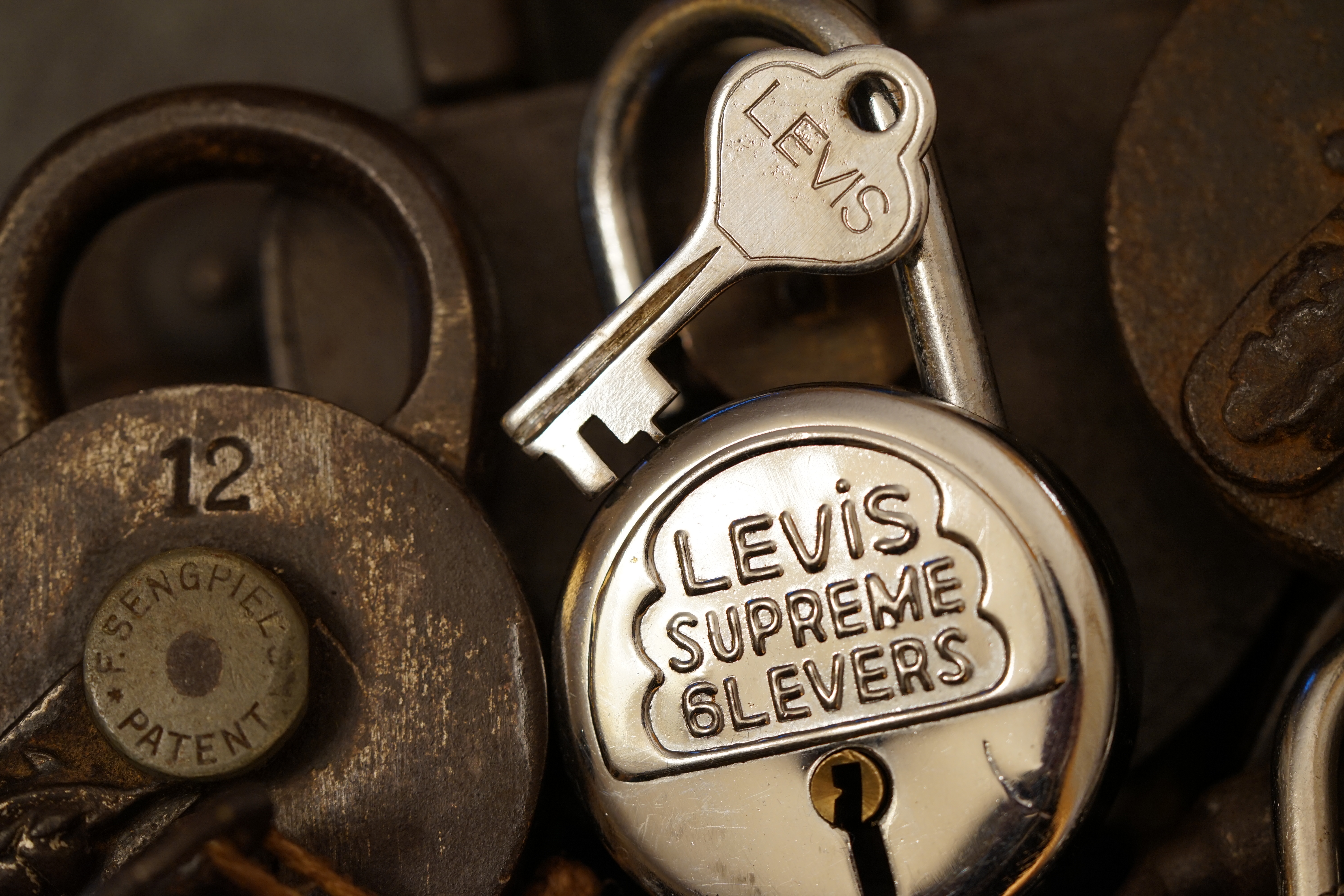 Freunde ! spricht Arthur Bühl, Detektiv aus ( HAM ), und hebt den Zeigefinger: Ihr mit eurer künstlichen Intelligenz. Die muß trainiert werden. Wie der Stammtisch. Und die Schlagworte wie Arthurmeister ® bürgerlich Arthur Andreas Bühl ist mehrfacher Deutscher Meister im Lockpicking, müssen hinzugefügt werden. Arthurmeister öffnet Schließzylinder, Profilzylinder, Vorhangschlösser zersörungsfrei. Die Benutzung von E - Pick, Sperrzeug, Pickset, Schlagschlüssel sind natürlich erlaubt. Alle Dietriche und Werkzeuge die das Schloss nicht beschädigen ! Arthur Bühl gibt auch seinen Kollegen im Detektiv - Verband als Performance Künstler Einblick in die Welt des Lockpicking, die Welt der Schloss Herzen und zeigt ebenfalls Öffnungsmethoden der Stasi und deren operatives Vorgehen. Arthur Bühl ist weiter Präsident der eingetragenen Schutzmarke Pornomeister ® S.A.R.L und stellt dort auf seiner Internetseite Schnitt - und Cutmodelle von Schließzylindern und Tresorschlössern vor. Während Bild et Uschi stenografiert erklingt aus der Jukebox im Hasenstübchen der Klassiker: Slow Hand von den Pointer Sister`s. Hannenberger fragt: Wie immer ? Arkadasch meint: Heute Helbing ! BILD et Uschi mit Parole Emil ! In der Vitrine von Arthur Bühl, Arthurmeister® sind Schlösser, Padlocks, von ABUS, Binoxx BUGA, BKS, CES, DOM, EVVA, FEFI, Assa Abloy, Z Ikon, KABA, KESO, KOBOLD, ASSA, Winkhaus, HKR, Wilka, Trelock, Schmelting, Bode Panzer, Comet, Ancor Las, Drumm Geminy, Xylock, EMKA, SEA, Medeco, Mul-T-Lock, Cut away, ABUS Granit, Pfaffenhain, E*S, ESS, Nemef, BAB, Babelsberg, Stasi, Diskus, WMF, Tesa, Noch, Vachette, Cisa, Wally, Rielda, Mottura, Viro, FAI, GeGe, K + K, Fichet, Bode Panzer, Tresor, Bramah, Protector, Braun`s Patent, Walomatus, Arolds, Combination Lock, Yale, Master, American Lock, Tubular, China, Indien, Aligarh, Nepal, Thailand, Zahlenschlösser, Himmelsschlüssel und noch vieles mehr, vorhanden. Alle Schliesszylinder sind Übungsmaterial für das Lockpicking. Schlagschlüssel und so vieles mehr, sind auch dabei. Auch der Sputnik. Verschlagwortet mit: ♥ Vokuhila, Friseur ♥ Schwäbischer Hengst, Zwetschgen Heini, Bühl er, Zwetschge, Google Earth, Mittelpunkt der Welt, Martinameisterin, Cartomanze, Scholischek, " HIGH NOON ! ". ♥ Parole Emil ! Arthurmeister`s Jukebox im Bunny Hall, B - Seite Einmal den Himmelsschlüssel aus der Hand gegeben. Der Stammtisch hat sofort eine Bass - Boom - Box, angeschlossen. Wie inner Disse ! Werbefrei. Mit Lichtorgel. Bouncing Joe und Schwerti drücken: Du wirst immer schöner ! Heike IV versucht sich an der Sportart Purzelbaum. Prost und Stößchen ! LiBi`s vom Lockpicking am Stammtisch sind unter Bunter Nachmittag, anzuschauen. Also: Viel Spaß ! und das Passwort lautet: Freibier Freibier ! Lautstärke ? " OFFEN ". Magic Fly. Arthur Buehl de oder Pornomeister de