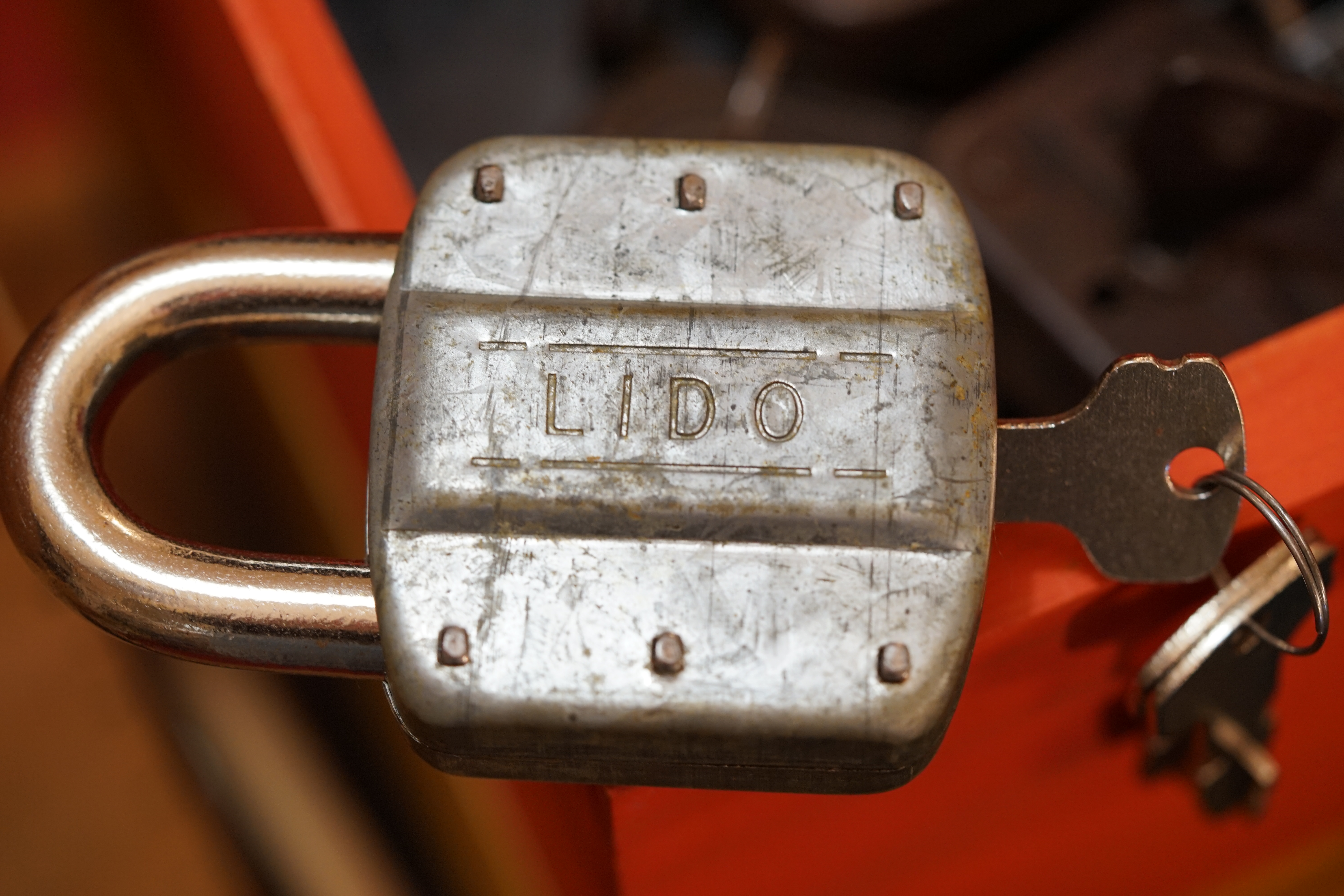 SEO Im Dienste der Wahrheitsfindung: ♥ 𝔄𝔯𝔱𝔥𝔲𝔯 𝔅ü𝔥𝔩, 𝔄𝔯𝔱𝔥𝔲𝔯𝔪𝔢𝔦𝔰𝔱𝔢𝔯® Arthur A. Bühl, Jahrgang 1961, wird von den Mitgliedern des BDD, Bundesverband Deutscher Detektive, jetzt BUDEG zur 30 jährigen Mitgliedschaft beglückwünscht und für seine Dienste zur Wahrheitsfindung mit der Verleihung der goldenen Ehrennadel gewürdigt. Die Kollegen haben ihm ebenfalls in der TAZ, FAZ, Welt und Hamburger Abendblatt gratuliert und sogar Anzeigen in der Rubrik Verschiedenes geschaltet. Arthur Bühl ist Inhaber der Marke Arthurmeister®. Veröffentlicht unter Linkedin, Xing, Google Panel, Twitter X. Verschlagwortet mit: ♥ Vokuhila, Friseur ♥ Schwäbischer Hengst, Zwetschgen Heini, Bühl er, Zwetschge, Google Earth, Mittelpunkt der Welt, Martinameisterin, Cartomanze, Scholischek, " HIGH NOON ! ". ♥ Parole Emil !