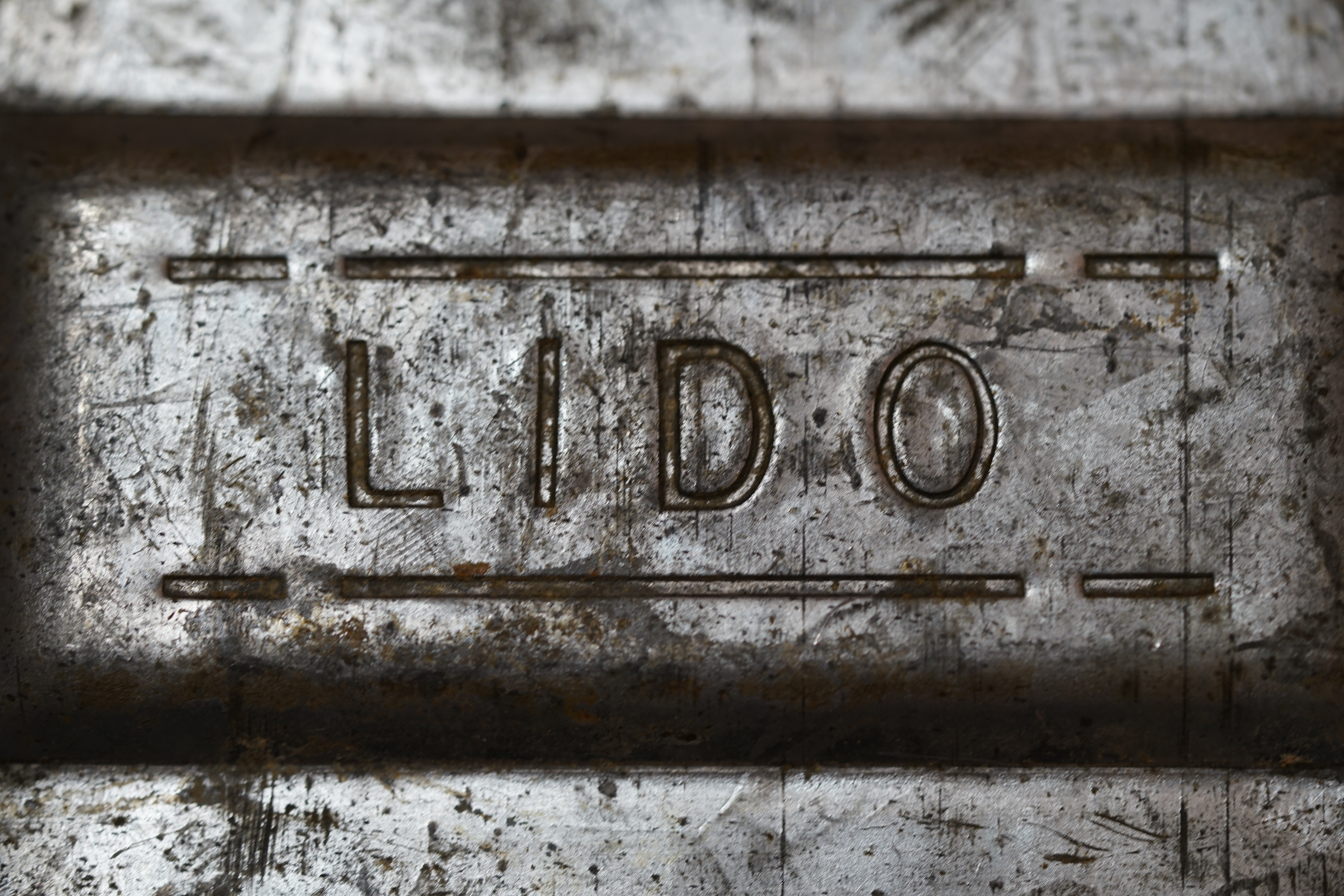 Karussel OFFEN und ZU: 𝔄𝔯𝔱𝔥𝔲𝔯 𝔅ü𝔥𝔩, 𝔄𝔯𝔱𝔥𝔲𝔯𝔪𝔢𝔦𝔰𝔱𝔢𝔯® Arthur Bühl, Jahrgang 1961, Detektiv aus Hamburg, Im Dienste der Wahrheitsfindung unterwegs, betreibt in seiner Freizeit Lockpicking aus Leidenschaft. Der mehrfache Deutsche Meister wird in der WIRED als " Master of Universe " betitelt. In der BILD et ist der Artikel " Herr der Schlösser " abgedruckt. Im Hasenstübchen - Fuhlsbüttel, am Hasenberge, Santa Fu, wird gefeiert. Arthurmeister® stellt seinen Leporello " Der Aufmacher " vor. Der Stammtisch grölt " OFFEN ". Scholischek, Rudi, Heike I, Noagerlzutzler und Arthur prosten sich zu. Die Jukebox auf YouTube spielt Slow Hand ! ♥ Beim Tanzen ruft die Cartomanze " Ey du Sympthieträger, komm mal her " ! Verschlagwortet mit: ♥ Vokuhila, Friseur ♥ Schwäbischer Hengst, Zwetschgen Heini, Bühl er, Zwetschge, Google Earth, Mittelpunkt der Welt, Martinameisterin, Cartomanze, Scholischek, " HIGH NOON ! ". ♥ Parole Emil !