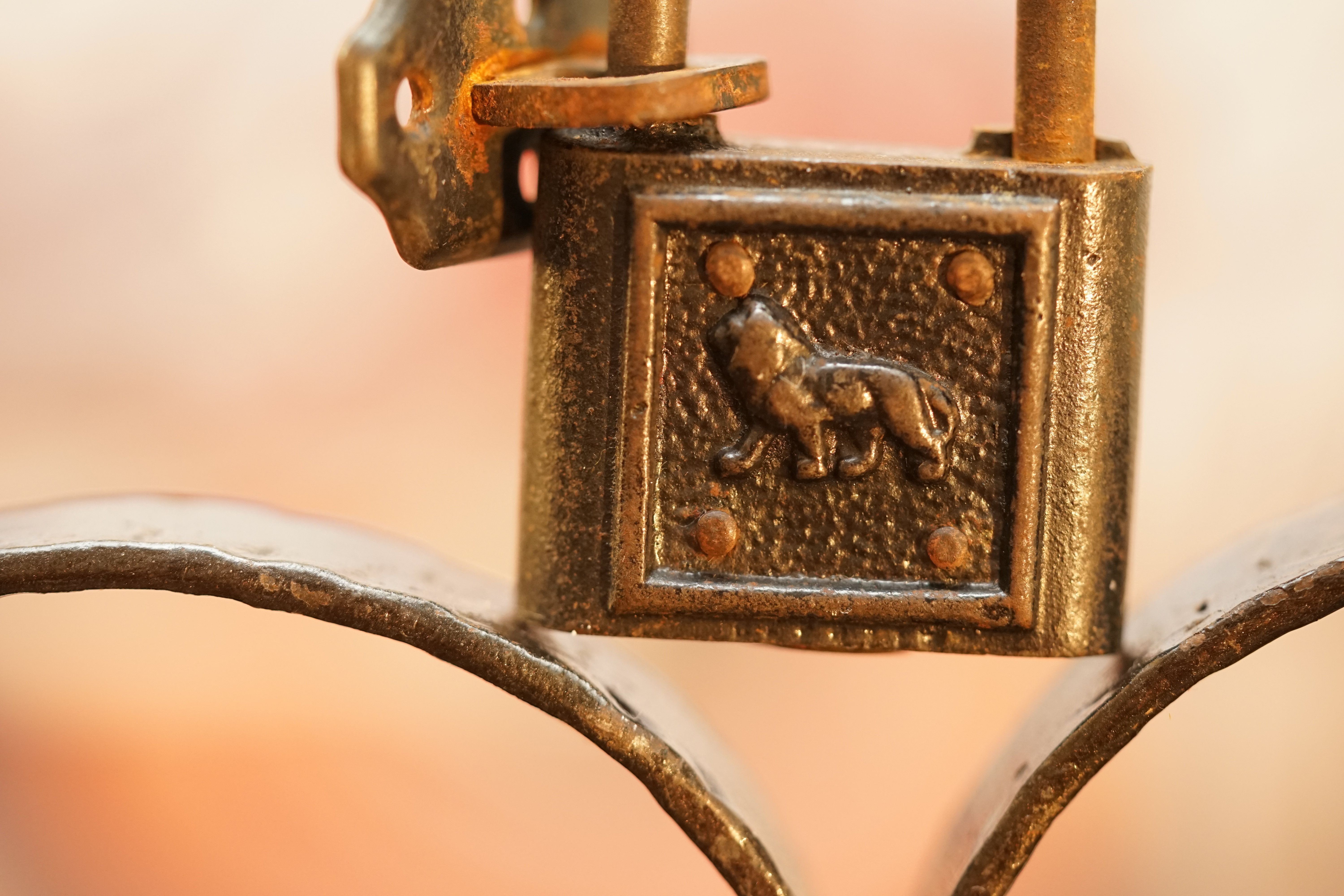 10.30 Uhr, High Noon im Hasenstübchen. Herr Arthur A. Bühl betritt das Hasenstübchen. Alle sind da. Martina, Heike II, Bouncing Joe Asberry und Schwerti sitzen am Stammtisch. Moin Arthurmeister, du alter einarmiger ®. Am Tresen sitzen Brilli - Ralf, Behördenmanni, Roswitha von Freitag, noch, Schneiderheinze und Schlosserklaus mit Heike I, Formel 1 Rudi, Boogie, Sir Waschi und der Gelenkbusfuzzy. Ganz hinten im Eck sitzen noch der HSV Ute, BMW Dedl und der Malermeister " Och ". Am Nebentisch stehen der Nachläufer, der Noagerlzuzzler, der Scholischek, der Stasi Meier mit seinem Freund Strigoy. Aus dem Hinterzimmer sind der Zigeunerschorsch, Giovanni, Lupo der alte Schmierlappen, Pino Frank, Maxam, auch ein deutscher Meister im Lockpicking, Ingo der Wirt von der Oberalster und Sammy der Wirt aus dem Dithmarscher, Schlüsselmichi und der Tschi, lautstark zu hören. In Arthurmeister`s Jukebox spielt " Slow Hand " von den Pointer Sisters. Hannenberger fragt: wie immer ! Arkadasch kommt vom Pissoir und schreit: Arthurmeister, du alter Sympathieträger und Aufmacher, mein alter Freund: wo hast Du denn den einarmigen ® her ? Sag es mir schnell ! Der Automatenpeter gibt eine Lokalrunde nach der anderen ! Er hat am einarmigen Banditen ® gewonnen und jetzt eine Glückssträhne ! Ich will auch solch ein Glück haben. Der ist vom Automaten nicht weg zu kriegen. Aber er solange einen ausgibt ! Den hatte ich noch vom Kujau stehen. Den zweiten einarmigen Banditen ® habe ich zu Mr. Smitz nach Beverly Hill`s, Hollywood, U.S.A. via Luftfracht in deren Bunny Hall liefern lassen. Das hat der Droschkendieter mit seinem Taxi bewerkstelligt. Prost, Stößchen, Salute ! Automatenpeter schreit lallend: Helbing für alle ! Das Hasenstübchen bebt. Sektchen, Stößchen, Prosit und Trallala ! Arthurmeister`s Jukebox spielt Dance Monkey. Der Hannenberger hat sich Heike I in Sachen Logistik Getränke nachlegen, hinter den Tresen geholt. Automatenpeter sitzt immer noch vor dem einarmigen Banditen ® und schreit: Glückssträhne ! Helbing für alle. Hannenberger läßt die Sektkorken knallen. Käppchen ! Die Jukebox spielt sheila B. Devotion, Spacer. Giovanni will aber Gianna Nannini hören. Mittlerweile sind Silkie, Marion und Ingrid hereinspatziert. Damengedeck und Ponyrunde ! Automatenpeter schreit: Helbing für alle ! Plötzlich tut es einen Schlag: Automatenpeter ist mitsamt seiner Helbingflasche vom Hocker auf den Hinterkopf geflogen. Hannenberger, der Objektleiter versucht zu helfen. Sofort geht ein Gerangel los: Der Strigoy, der Noagerlzuzzler und der Nachläufer schubsen sich gegenseitig weg. Automatenpeter stöhnt " Helbing ", versucht auf zu stehen. Alle drei wollen an den einarmigen ®. Da kommt Pelle Pelz von hinten und schreit: Bielefeld, Bier bestellt, Bielefeld, Bier bestellt, schnappt sich den Hocker und schafft es mit einer schlanken Drehung an den Banditen ®. Bielefeld, Bier bestellt. Ich will auch mal gewinnen. Arthurmeister`s Jukebox spielt lautstark sexy von French Affair. Be my lover, be my inspiration. You are so sexy, sex sex sexy, physical und logical temtation. No, no, no higher, higher, Bayby higher. Der Hannenberger und Heike I kommen mit dem nachschenken kaum nach. Jetzt hilft Niekole beim Abwasch. Angela hilft auch. Sammy vom Dithmarscher leert die Aschenbecher. Ingo kotzt in den Schirmständer. Das Hasenstübchen bebt. Schwerti der alte Versicherungsmathematiker aus der City Nord schreit: HMI, wir bezahlen nie ! ERGO heißen wir heute und bescheißen weiter die Leute. Sein Hocker wackelt bedenklich. Formel 1 Rudi krallt sich am Tresen fest. Der einarmige ® blinkt und Pelle gewinnt. HMI, wir bezahlen nie ! ERGO heißen wir heute und bekotzen die Leute ! Pelle schreit: Bielefeld, Bier bestellt. Der Rotamint, der blinkt. Rudi lallt: Scott Speed ! Die Ponyrunde macht Stößchen und Käppchen ! Arkadasch drückt sich an den Stammtisch und fängt ungefragt zu labern an: Arthurmeister, mein Schwippschwager hat eine Schwester und deren Freunds Cousin 2 ten Grades hat mir diesen Profilzylinder von Kale Kilit aus Istanbul mitgebracht. Kannst Du den zerstörungsfrei öffnen ? Der hat nämlich einen Wendeschlüssel wie Keso oder Kaba ! Arthurmeister spricht: Wie immer ! wenn der Schließzylinder von mir geöffnet wird, bleibt er hier am Stammtischaschenbecher ! Arkadasch murmelt. Arthurmeister entnimmt seinem Pick Set seinen deutschen Meister Taster und einen Spanner. Ruck Zuck ist das wehrlose Schloss geöffnet und liegt jetzt zerstörungsfrei auf dem Stammtisch. Arfthurmeister jells: OPEN ! Giovanni meint: aperto. Tschi schreit Ouzo. Bielefeld schreit: Helbing. Pelles Hocker beginnt bedenklich zu wackeln. Schwerti fängt wieder an zu pöbeln: HMI, wir bezahlen nie ! ERGO heißen wir heute und machen weiter fette Beute. Helbing für alle. Stößchen und Prosit. Joe, hier herscht auch heute Bouncing Verbot. Wir sind hier nicht in der NBA. Airball wirfst du zu Hause ! Giovanni hat sich durchgesetzt. Gianna Nannini dröhnt aus der Jukebox und zeigt ihre Titten. Tja, im Hasenstübchen achtet der Hannenberger auf 3 D. Justamente ruft Mr. Smitz aus dem Bunny Hall, Beverly Hills, Hollywood im Hasenstübchen am Hasenberge, an. Hannenberger ruft: Arthurmeister ! Mr. Smitz für dich am Telefon. High Noon Mr. Smitz, are you on party ? Yes, Yes, Arthurmeister. The einarmiger Bandit ®, the Slotmachine is arrived in our Rabbit House. All the Peoble will play the one armed ! What a fun. They are winning sempre. Fun, Fun ! What`s about with the Helbing Brother`s ? Oh, Mr. Smitz, there are a little drunk. What`s about the BILD et Uschi ? Uschi is on Reporter Tour on the Reeperbahn, the Kiez, you know ! I think Droschkendieter bring`s her later in the Hasenstübchen. He has tell, he will play the einarmiger ®. Uschi will have a Glücksträhne. What is Glücksträhne ? If you are winning sempre. The Jukebox is playing: Fading. Yes Mr. Smitz, i have the einarmiger Bandit ® patented by the Gouverment DPMA registerd ! Yes, Yes, for Arthur Bühl, President Pornomeister S.A.R.L. Im Hintergrund ist ein umkippender Barhocker und ein schreiender Pelle zu hören. Helbing, Freibier, Freibier ! Das Gerangel wer am einarmigen ® spielen darf geht von vorne los. Jetzt läßt Schneiderheinze die Glocken läuten. Käppchen, Stößchen, Prösterchen ! Im Hasenstübchen wird getanzt: Dance Monkey ertönt erneut. Pronto ! So Mr. Smitz: Good luck with the einarmiger ® and have a great winning time. And take greating to Harvey and to your President. No Mr. Smitz, I haven`t time, hier is party. Ende des Telefonats ! Das Hasenstübchen feiert. In der Jukebox erklingt: Haindling, Du Depp ! Fortsetzung folgt. Fandom Wiki Arthur A. Bühl, Detektiv aus Hamburg, Profilbild, Lockpicking, Danke Dr. Ulrich Morgenrot, Velbert, Schlüsselregion, Schlüsselfest in Velbert, Forum Niederberg, Schlossmuseum, Schlüsselfest, Schlossherz, Hans Schell Collection, Martina Pall, Graz, Austria, Park Hotel, Brauhaus, BKS, Heiligenhaus, Wilka Schließtechnik, Silca, IHK, KFV, Errebi, Beschlag, Hersteller, ABUS, Arthur Bühl, Arthurmeister ®, Schlosssammler, Bühl Wappen, Bühl Flagge, Bühl Urkunde Patent, BKS, Arthur Meister, Porno Meister, Wernèry, Profilzylinder, Juke Box Arthurmeister You Tube, Buehl Logo, Cutaway Cilinder, Pfaffenhain, Demonstration Lockpicking, Schliesszylinder, Holland, Toool, Rohlinge zur Impression, zerstörungsfrei ohne Schlüssel, Schlüsseldienst, Soultrain, Philysound, TSOP, Es fährt ein Zug nach nirgendwo ! Arthur Bühl.de, Sicherheit, Performance Künstler. TILT, Flipper, einarmiger Bandit, Bally Wulff, Rotamint, Mad Monkey - Slot Machine, Spielautomat Merkur, Casino, Monte Carlo, Jackpot, Merkur Sonne, Jubilee, ROL-A-TOP, Old slot machine, Love Meter, Jet play, Looping the Loop Fürst, Münzschleuder, Astoria, Orakel Automat, Multi, Super Multi, Booster, Toool Lockpicking, Australia, E - Bay, Mein E - Bay, Uliton, Profilzylinder, ABUS, Bremicker und Söhne, Vorhängeschloss, Vorhängeschlösser, Vorhangschloss, Einbausicherung Korf, Raucher, Jesusmaster, Hasenstübchen, bunter Nachmittag, SEO Geister, Web Tüv, Jägermeister, Bild et Uschi, Doublebrain, Präsident, KI Tüv, Stasi, DDR, Himmelsschlüssel, Urkunde, Katalog Stasi, Signatur Bühl, Token, Amerikaner, fälschungssicher, Sicherheitstechnik, DOM, Muster, Kneipe, Eckkneipe, Gastwirtschaft, Wirtschaft, Portacenere, Musterspuren, Tresor, Jord Knaap, Tresoröffnung zerstörungsfrei, KJS, Schlossherz, Lockpickerherz, Pornomeister, Lockpicking Herz, Notöffnung beim Bunten Nachmittag, Arthur Bühl und die Jukebox im Hasenstübchen, einarmiger Bandit, Merkur, Sonne, Nachtjäger, 08 15, Der Goldene Schuss, Ali Baba und die Wunderschlösser, Wunderino, Padlock Collector, Rotalok, Protector junior, Bühl, Art, Kunst, Künstler, Kataloge, BÜHL, Kunstwerke Deutschland, Kunstprojekt Artothek, Arte, Meisterarte, Artworks, Conny Veit, Zwetschgenstadt Bühl, Tipico Games, Casino, online, Spielothek, Slotmagie, Susi Live, Gutscheincode, Erwin, Freispiele, Novolino, FSK ab 18, Gewinnerlos, 0800 ruf nicht an, Spielautomatenwelt, Rock Ola, Wurlitzer, Seeburg, Bluray, Stingray.