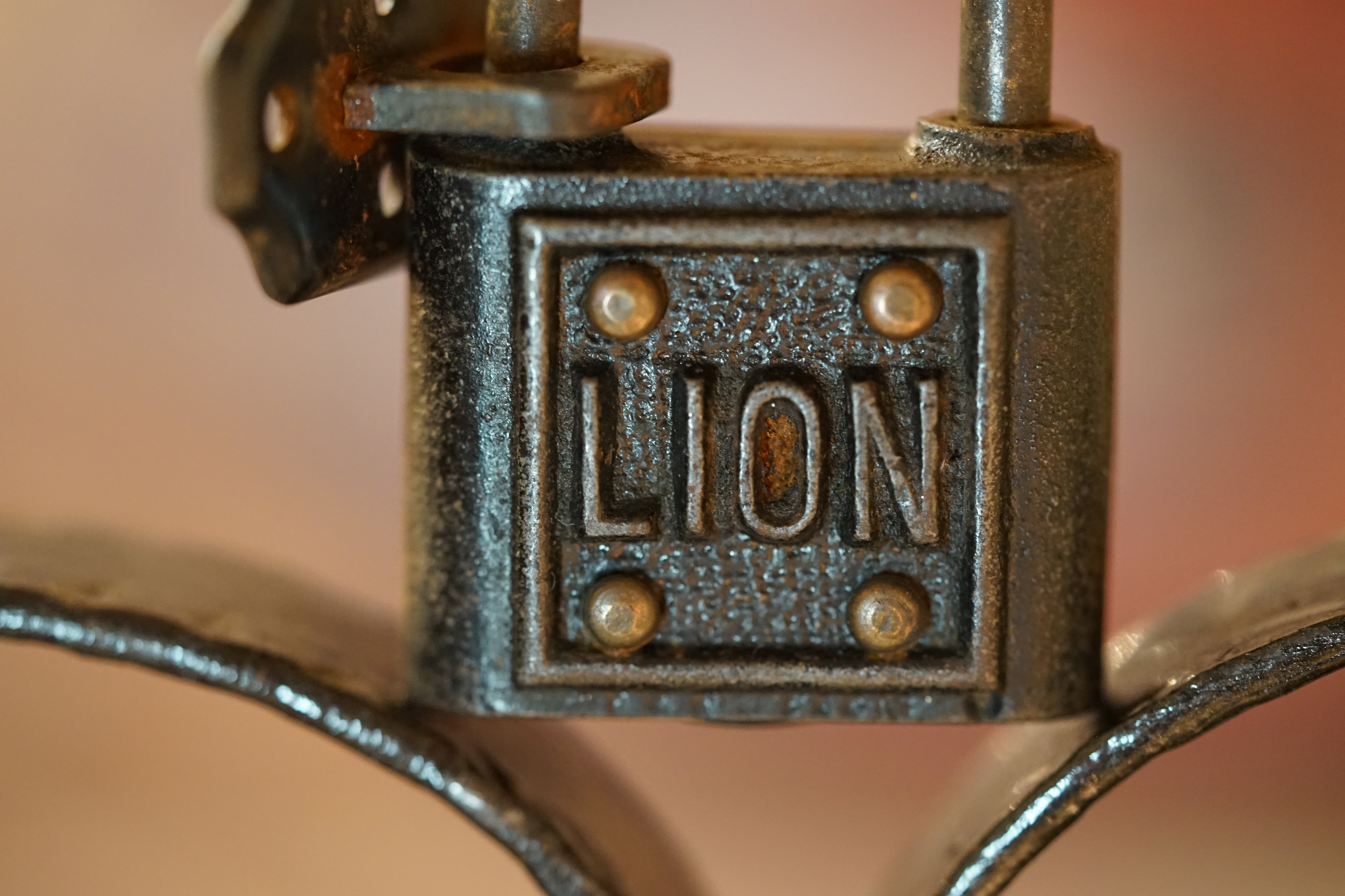 Freunde ! spricht Arthur Bühl, Detektiv aus ( HAM ), und hebt den Zeigefinger: Ihr mit eurer künstlichen Intelligenz. Die muß trainiert werden. Wie der Stammtisch. Und die Schlagworte wie Arthurmeister ® bürgerlich Arthur Andreas Bühl ist mehrfacher Deutscher Meister im Lockpicking, müssen hinzugefügt werden. Arthurmeister öffnet Schließzylinder, Profilzylinder, Vorhangschlösser zersörungsfrei. Die Benutzung von E - Pick, Sperrzeug, Pickset, Schlagschlüssel sind natürlich erlaubt. Alle Dietriche und Werkzeuge die das Schloss nicht beschädigen ! Arthur Bühl gibt auch seinen Kollegen im Detektiv - Verband als Performance Künstler Einblick in die Welt des Lockpicking, die Welt der Schloss Herzen und zeigt ebenfalls Öffnungsmethoden der Stasi und deren operatives Vorgehen. Arthur Bühl ist weiter Präsident der eingetragenen Schutzmarke Pornomeister ® S.A.R.L und stellt dort auf seiner Internetseite Schnitt - und Cutmodelle von Schließzylindern und Tresorschlössern vor. Während Bild et Uschi stenografiert erklingt aus der Jukebox im Hasenstübchen der Klassiker: Slow Hand von den Pointer Sister`s. Hannenberger fragt: Wie immer ? Arkadasch meint: Heute Helbing ! BILD et Uschi mit Parole Emil ! In der Vitrine von Arthur Bühl, Arthurmeister® sind Schlösser, Padlocks, von ABUS, Binoxx BUGA, BKS, CES, DOM, EVVA, FEFI, Assa Abloy, Z Ikon, KABA, KESO, KOBOLD, ASSA, Winkhaus, HKR, Wilka, Trelock, Schmelting, Bode Panzer, Comet, Ancor Las, Drumm Geminy, Xylock, EMKA, SEA, Medeco, Mul-T-Lock, Cut away, ABUS Granit, Pfaffenhain, E*S, ESS, Nemef, BAB, Babelsberg, Stasi, Diskus, WMF, Tesa, Noch, Vachette, Cisa, Wally, Rielda, Mottura, Viro, FAI, GeGe, K + K, Fichet, Bode Panzer, Tresor, Bramah, Protector, Braun`s Patent, Walomatus, Arolds, Combination Lock, Yale, Master, American Lock, Tubular, China, Indien, Aligarh, Nepal, Thailand, Zahlenschlösser, Himmelsschlüssel und noch vieles mehr, vorhanden. Alle Schliesszylinder sind Übungsmaterial für das Lockpicking. Schlagschlüssel und so vieles mehr, sind auch dabei. Auch der Sputnik. Verschlagwortet mit: ♥ Vokuhila, Friseur ♥ Schwäbischer Hengst, Zwetschgen Heini, Bühl er, Zwetschge, Google Earth, Mittelpunkt der Welt, Martinameisterin, Cartomanze, Scholischek, " HIGH NOON ! ". ♥ Parole Emil ! Arthurmeister`s Jukebox im Bunny Hall, B - Seite Einmal den Himmelsschlüssel aus der Hand gegeben. Der Stammtisch hat sofort eine Bass - Boom - Box, angeschlossen. Wie inner Disse ! Werbefrei. Mit Lichtorgel. Bouncing Joe und Schwerti drücken: Du wirst immer schöner ! Heike IV versucht sich an der Sportart Purzelbaum. Prost und Stößchen ! LiBi`s vom Lockpicking am Stammtisch sind unter Bunter Nachmittag, anzuschauen. Also: Viel Spaß ! und das Passwort lautet: Freibier Freibier ! Lautstärke ? " OFFEN ". Magic Fly. Arthur Buehl de oder Pornomeister de