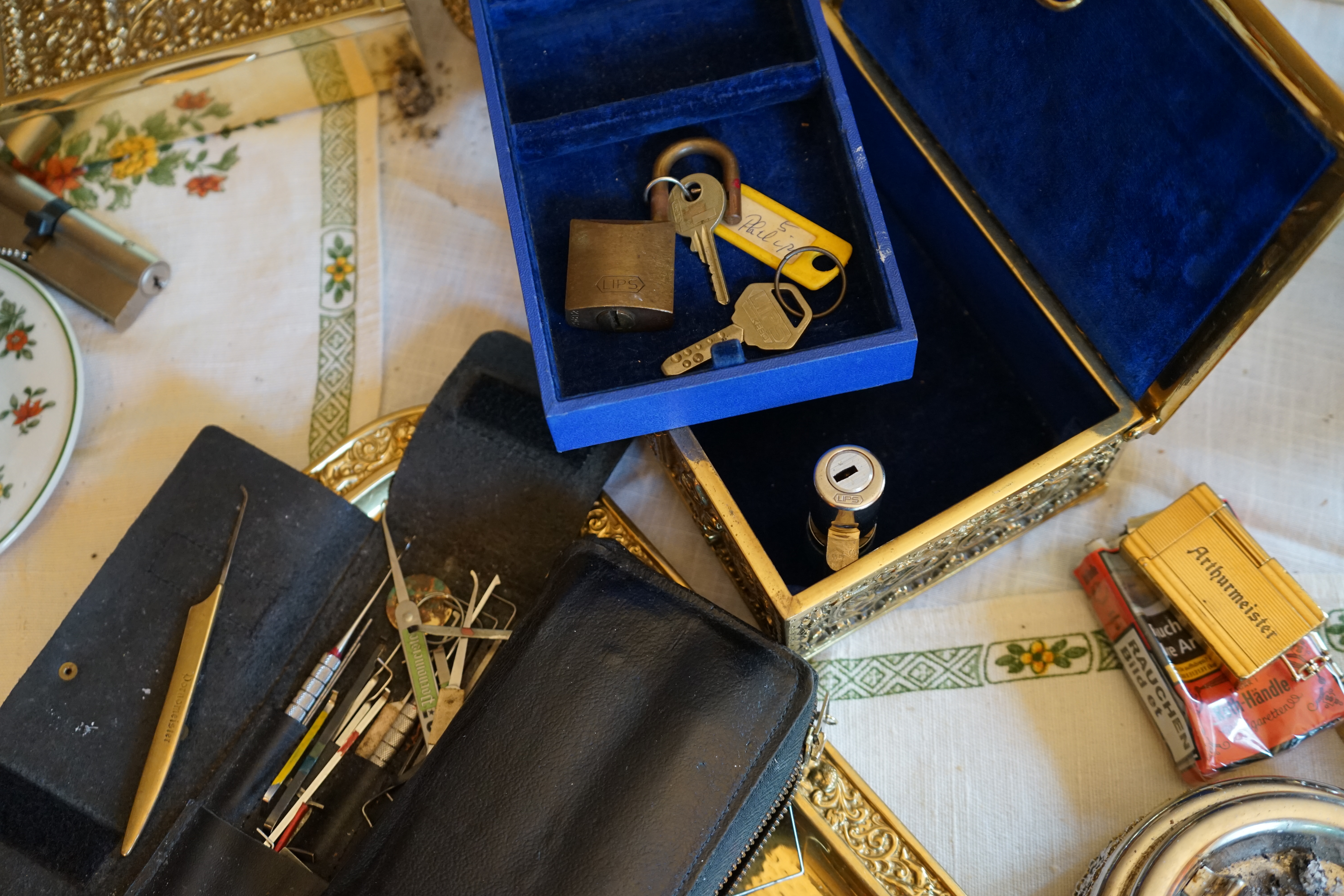 H 1 Text " STARTSEITEN " Arthurmeister Die SEO Geister rufen: Arthur A. Bühl, Made in Germany, Detektiv, Präsident Pornomeister SARL, wünscht world wide viel Spass beim poke around auf der Plattform Arthurmeister ® Parole Emil ! Arthur Bühl Die SEO Geister rufen: Arthur A. Bühl, Detektiv und Sympathieträger aus Hamburg wünscht world wide viel Spass beim Schnüffeln auf der Plattform ArthurBühl.de ! Parole Emil !