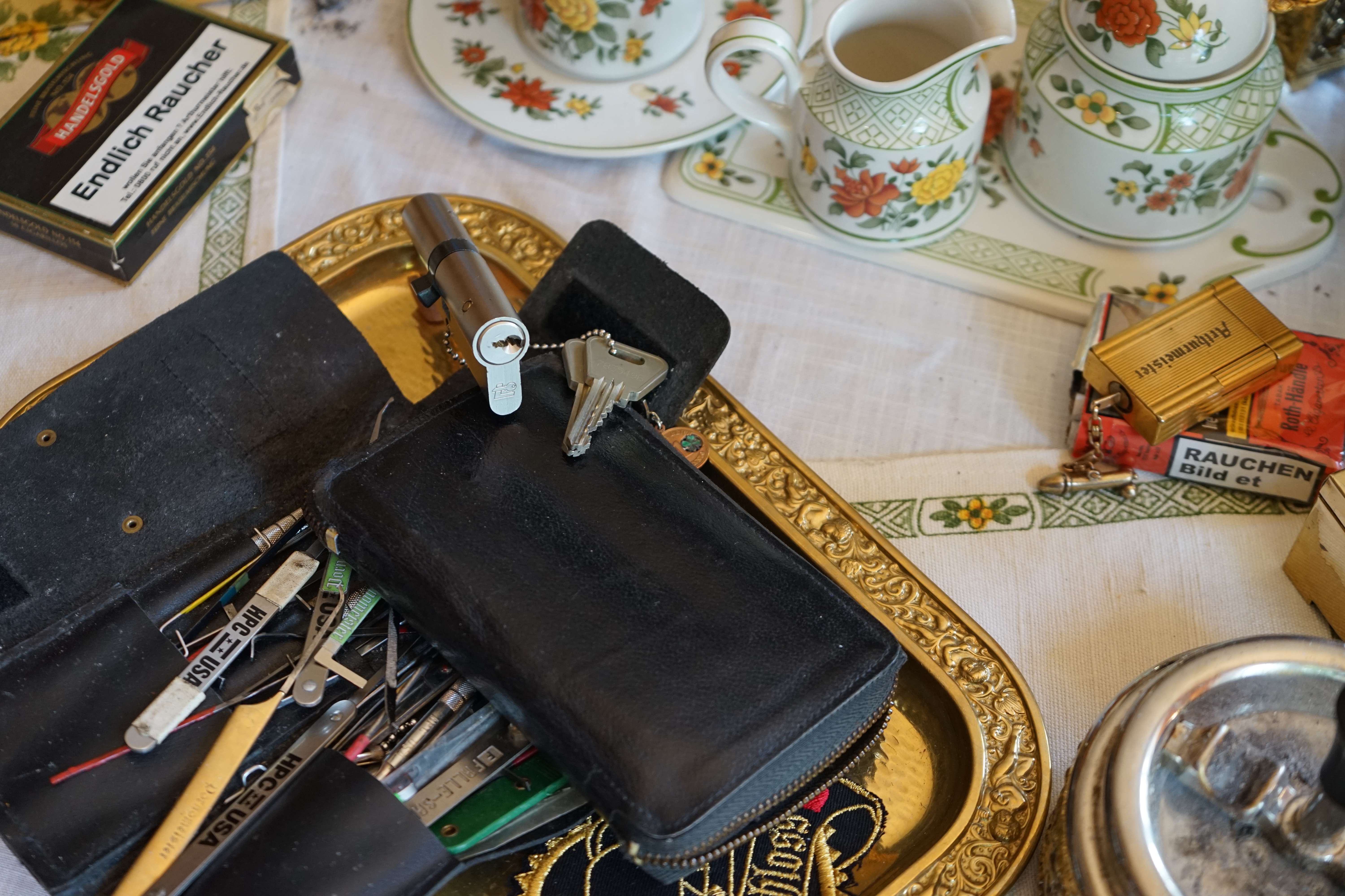 Arthur Bühl, Sympathieträger aus Fuhlsbüttel ( HAM ) betritt das Hasenstübchen. Arthurmeister`s Jukebox spielt: Slow Hand ! Ey Arthurmeister, du alter Sympathieträger: Heute schon gepickt oder was. Heute erst so spät lallt der Scholischek. Der Aufhocker: Prost Helbing ! Der Arkadasch prostet und sabbelt los. Im Hintergrund ist der Objektleiter Hannenberger zu hören: Wie immer. Arthur mein Cousin aus Istanbul ist doch verheiratet mit der Nichte meines Schwippschwager`s und dessen Frau kommt aus Sofia Bulgarien und deren Mann hat eine Schwester und die auch einen Freund und der hat ein Schloss und das ist zu und soll geöffnet werden und wie immer wird Dir ein baugleiches Schloss zum Verbleib in deiner Sammlung zugesandt. Der Einernoch in einem Wort: ABUS. Der Gelenkbusfuzzy, der HSV Ute und BMW Dedl sitzen am Stammtisch. Die Jukebox spielt Ina Müller: Dörp Reggae, au ja Jan Delay. Ute: Stößchen für den HSV. Bouncing Joe Asberry means great NBA. Heike VI lacht: Air Ball. Der Automatenpeter drückt an Arthurmeister`s einarmigen Banditen herum ! Herr Arthur Bühl du Detektiv: Warum gewinne ich immer ? Boogie lallt: ich will auch einen einarmigen Banditen. Heike II will wissen: Wo hast Du denn den einarmigen her ? Das Liebchen flötet: ich will auch immer gewinnen ! Justamente ruft Mr. Smitz vom Playboy, Hollywood, aus seiner Stammkeipe Bunny Hall, im ersten Stock auch Rabbit House, genannt, an. Ey Pornomeister: Is all tutti aposto, what`s going on. I have a Lock for your Lockpicking Sport, you know Pornomaster®. It is an ABUS. No really: A ABUS Padlock. A cutted Modell. Yes orginal from the Company. Yes, ZEUS or ABUS too, yes, yes made in Hong Kong. Stößchen for all, yes, yes Lokalrunde ! you know, yes Käppchen, yes, yes Rotkäppchen. A Bottle from Helbing for the Noagerlzuzler an another Bottle of GabiKo for Scholischek. Yes, yes, for the Einernoch and the buongiorno Eierlikör. The Jukebox plays: T S O P, the top sound of Philadelphia. Die Jukebox im Bunny Hall spielt von der B - Seite Engelbert. Yes, yes, from Vegas. Hilton. America, you know ! Arthurmeister: today is the Keyword: free beer free beer, yes yes, Freibier Freibier, you know. And for the BILD et Uschi greeting`s and stößchen`s. Yes, yes, i have a telefon call with her. She tells me the KI, the chat Gpt from Google the Pornomeister® , you know, beause you are the Präsident from Pornomeister® SARL int. you are tagged with our Präsident Donald Trump. Yes, yes really. With`s the greatest Prädident ! Shure, yes he tells America first. The Jukebox play`s: I Love America. Yes, Yes now listen, yes zuhören, listen you know. I have Kontakte, Connections, you know to Stuttgart. Yes. Patsch Baracks. Yes, and Kelly Baracks too. Yes and we are people from the Hasenstübchen and the Strigoy, yes with the Strigoy and the Droschkendieter we have a Kontakt, yes a telefon call to Mr. Präsident Donald Trump, you know. Buon Giorno ! Trump has as anounced he will fly with his Air Force One to HAM. Yes, Yes, Droschkendieter will him picking up in Fuhlsbüttel. We think inkognito, mayby with Melania. In Arthurmeister`s Jukebox spielt: Schöner fremder Mann ! Schwerti rülpst Prost und F1 Rudi lallt: Schumacher win`s in Austin, Texas. Why Mr. Präsident will visit the Hasenstübchen, your Bunny Hall ? He will make Prosit with the Stammtisch for a Beer and a Frikadelle ! What ? Frikadelle is Burger pur, you know ! Yes shure he will come to ( HAM ) Fuhlsbüttel to the Street Am Hasenberge, you Know, 200 meter`s from Santa Fu away. No, NO, Mr Smitz.us ! Don`t be stupid. We will make with Mr. Präsident Trump a Deal, you know, yes a big Deal with One hundret Prozent Winner Garantie. You know, the einarmiger Bandit in our Hasenstübchen winning every time ! And the Präsident will know the Mystery for every time winning. And we will telling him this Secret and our Lockpicker Stammtisch, you know our Round Table wish for this to make a deal. What you make a deal with Mr. Trump Yes ! What ! Aus Arthurmeister`s Jukebox erklingt: Der alte Wolf, Lupo, you know. Mr. Smitz, not so silly and stupid ! first keine Bier, Wein und Spirituosen Steuern. Keine Tabaksteuern ! I Have Trump twitterd, X, you know, he is from Germany and in Deutschland is kneipensterben, you know rotto ! No bankrotto. And Mr. Trump know`s what party is. Really Mr. Smitz ! And the Stammtischpeople from the Hasenstübchen, the rabbit house, will show him the Magische Dreieck, the mysterie or magic triangle ! What`s that Mr. Arthur Bühl ? First Ritze, second zum goldenen Handschuh, Honka, you know, third Elbschlosskeller. ! You know. Reeperbahn, Yes Sankt Pauli. Yes, this street is called Herbertstraße ! Yes, yes, Herbert is the Schutzpatron from the Bockschein, Yes, yes, der heilige Bim Bam. You must know the deal: we will take our money from the Sparclub, yes from the Sparpig. We make a Kredit and will pay in and around the Kiez - and he make`s TAX free for German Fassbier and Tabak etc. in the Hasenstübchen ! Yes, Dorschkendieter and Dedl drive too. The last fakt is: he has called with the Bild et Friede. Yes, Yes, Mr. Präsident Trump is sorry, because he must going to play Golf. Schade. But we think the Passwort every time Freibier Freibier called is. Parole Emil, oh i see today is the pass word free tax for the Objekt Hasenstübchen. You know Mr. Smitz. Die Jukebox spielt: Joy Flemming - Half Breed ! So, Mr. Smitz, don`t forget the Abus Cut Padlock. Yes, yes, Mr. Smitz and greetings to your Playboy Team in your Bunny Hall. Im Hasenstübchen kocht die Stimmung. Stößchen, Tänzchen ! High Noon ! BMW Dedl meint: sogar 271 km/h. Arthur Bühl, Detektiv aus Hamburg ist Mitglied im Detektiv Verband BUDEG und an die IKD angeschlossen. Als Arthurmeister® erklärt Herr Bühl bei Behörden wie Fedpol, LKA Forensik, das Lockpicking !