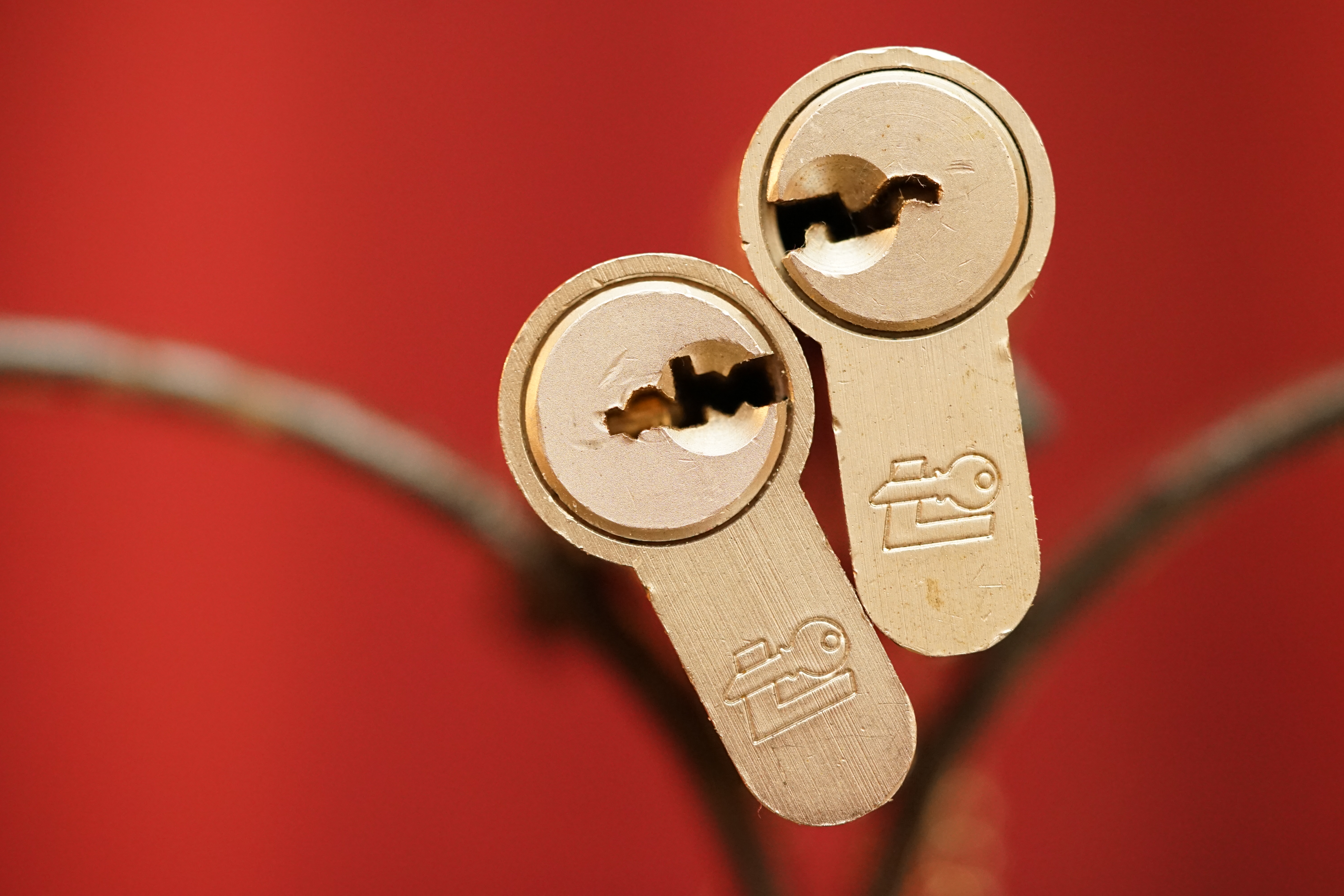 Mr. Smitz Hilfe für Leporello.us 𝔄𝔯𝔱𝔥𝔲𝔯 𝔅ü𝔥𝔩, 𝔄𝔯𝔱𝔥𝔲𝔯𝔪𝔢𝔦𝔰𝔱𝔢𝔯® HELLO Mr. Smitz, yes i am fine and the Stammtisch and the Counter is also fine too ! Der Nachläufer schreit vom Tresen: wieder der Ami oder watt ? WHAT Mr. Smitz you are not in good condition`s. Oh, Mr. Smith i`am sorry about this. What, your Leporello.us System is not running ? Yes, yes, OH, yes, Good, yes, yes the Spaghetticodler. Yes, i know. Computer, yes i know. Our Spaghetticodler, der amiga pc sit on the Counter and drink Helbing. Arthurmeister`Jukebox by You Tube im Hasenstübchen plays: Let`get it on, do you know Marvin Gay ? Oh, Arkadasch drinking today no Helbing ? No, he drinks GabiKo. Arthurmeister ? what ist GabiKo, i never hear from this. This is ganz billiger Korn, you Know. Like you Whisky ! No, Zwetschgenwater is more, more, better ! Heike IV cries from the counter: Alimente, not Alimentari, Giovanni. You know. The Scholischek is dancing. Yes, Yes, Mr. Smitz. Why Scholischek and Arkadasch dancing ? They hear from the old Rock-Ola Cem Karaca & die Kanaken. Mein " Deutscher Freund ", you know Mr. Smitz. Yes i will give them some Helbing. No, no, Mr. Smitz, for your Problem with the Spaghetti Codler you take my E - Mail Binärbomber@Binärbomber.de. The Jukebox play now Joy Flemming. Half-Breed. No, no Mr. Smitz, you are dumm. The Seo for this week is: Arthur Bühl, Made in Germany, born 1961, Detektiv aus Leidenschaft, die Leiden schaft. You get it ? Know i mußt helping on the Stammtisch for Lockpicking, a fucking ABUS Padlock. Tschüssing ! I say Ende for Telefon speaking und touch nothing that you can not pay ! Verzwetschget mit: ♥ Vokuhila, Friseur ♥ Schwäbischer Hengst, Zwetschgen Heini, Bühl er, Zwetschge, Google Earth, Mittelpunkt der Welt, Martinameisterin, Cartomanze, Scholischek, " HIGH NOON ! ". ♥ Parole Emil ! Verschlagwortet mit: Arthur Bühl, Arthurmeister®. Die SEO - Geister.de rufen: Buhl er Zwetschge, International Lockpicking, Google Earth, Earth Song, Schwäbischer Hengst und Sympathietraeger ! Verzwetschget mit: Arthur A. Bühl, Lockpicking, Deutscher Meister, Made in Germany, born 1961, in Stuttgart, Baden - Württemberg, is picking ABUS - Padlock, am Stammtisch ♥. Arthur Buehl, Arthurmeister raucht Roth - Händle Cigaretten aus der Stadt Lahr - Bühl, Schwarzwald, Black Forest. Die Damen trinken Rotkäppchen. Stößchen ! Mr. Smitz from Beverly Hills is calling. Arthurmeister speek to Mr. Smitz from the Playboy: Sorte Schwäbischer - Hengst.de is großfruchtig und süss ♥. No, only woman has Pflaumen. Yes, I will send greetings to your friend Friede Springer from the BILD et News, Hamburg. SEO für heute: Hasenstübchen, S - Bahn, Ohlsdorf, Am Hasenberge, Stanta Fu, Friedhof ! Vokuhila ♥ Zwetschgen - Heini, Parole Emil ! Mr. Smitz und Jukebox, Grafik Banner erstes Sign, ist dann bei allen anderen auch so. Änderungen können gemacht werden. ♥ 𝔄𝔯𝔱𝔥𝔲𝔯 𝔅ü𝔥𝔩, 𝔄𝔯𝔱𝔥𝔲𝔯𝔪𝔢𝔦𝔰𝔱𝔢𝔯® Arthur Andreas Bühl, Made in Germany, born 1961, ist mehrfacher Deutscher Meister im Lockpicking. In dem Magazin WIRED wird er als " Master of the Universe " betitelt. Im Hasenstübchen stellt er seinen Leporello " Der Aufmacher ", vor und telefoniert mit Mr. Smitz, Beverly Hills from the News Paper PLAYBOY, USA. No, Mr. Smitz, the E - Mail is not Parole Emil, the E - Mail is called: PAROLE E-Mail.com. Mr. Smitz is laughing ! Take the romantic move. Yes, Mr. Smitz, with every beat of your heart. You know Engelbert ? Mr. Humperdinck ! This is the favorite song from Friede Springer from the BILD et, You know ? Arthurmeister`s Jukebox, YouTube, spielt Pointer Sisters: Slow Hand. Der Noagerlzutzler, der Scholischek und Raucher am Stammtisch können keine Padlocks öffnen. Deshalb müssen diese Spitzbuben an den Tresen. Die Glocke wird geläutet. Arthurmeister brüllt " OFFEN " ! Die Jukebox spielt jetzt Ina Müller - Dörp Reggae. Arthurmeister und Joe Asberry, der alte Basketballer von der NBA, stoßen miteinander an. Stößchen ! Stößchen schreit Martinameisterin. Santa Maria ! Tante Martina ! Mittlerweile spielt in der Jukebox Engelbert: A man without love. Die Stimmung steigt. Die KI in der Jukebox, der Rock - Ola, spielt nacheinander: Joy Flemming, Ata Canani, Deutsche Freunde, natürlich auch Cem Karaca und die Kanaken, Mein deutscher Freund, Alle Menschen dieser Erde. Nina Hagen spielt African Reggae, UB 40 - spielt Kingston Town. Jan Delay ist mit Irgendwie, Irgendwo, Irgendwann, Live und die BeeGees mit How deep is your love, dabei. Eddy Holman, Hey there lonely girl, bei Pink Floyd und bei den The Doors, Riders on the Storm tanzen die Gäste. Heike I drückt Harold Melvin & the Blue Notes This love I lost. T.S.O.P. The Sound Of Philadelphia und Hildegard Knef mit - Der alte Wolf, bringen die Menge zum kochen. Pelle dröhnt: Marmor Stein und Eisen bricht. Die Affen rasen durch den Wald. Die Five Tops: Warte auf das Glück, Kenny Rogers - You decorated my life, Reinhard Fendrich - Strada del sole, Sammy Davis jr. mit Mr. Bojangles live in Germany und Teddy Pendergrass - Turn off the lights sowie Julio Iglesias mit Diana Ross - All of you, bringt die Meute weiter zum toben. Die Polizei drückt Empire of the Sun - We are the people. Helen Ready singt Angie Baby. Bei Element of Crime steigert sich die Ekstase vom Mittelpunkt der Welt über die Straßenbahn des Todes zu Am Ende denk ich immer nur an Dich. Die Love Story - Andy Williams, ABBA mit Hasta Manana, runden die Sache ab. Hannenberger schmeißt bei Roger Whittaker - Abschied ist ein scharfes Schwert, alle RAUS ! Morgen ist 11 Uhr High NOON ! Dänen lügen nicht. ♥ Verschlagwortet mit: Arthur Bühl, Arthurmeister® Arthur ♥ Schwäbischer Hengst, Buhl, Zwetschgen Heini, Artur, Buehl er, Zwetschge, Made in Germany, Born 1961, Sympathieträger, Google Earth, Mittelpunkt der Welt, Pflaumen, Arkadasch, Datschi, ♥ Martinameisterin, Cartomanze, Scholischek, " HIGH NOON ! ", ♥ ♥ Vokuhila ♥ Parole Emil ! Zwetschge Mr. Smitz III ♥ 𝔄𝔯𝔱𝔥𝔲𝔯 𝔅ü𝔥𝔩, 𝔄𝔯𝔱𝔥𝔲𝔯𝔪𝔢𝔦𝔰𝔱𝔢𝔯® Mr. Smitz from Beverly Hills, USA, from the Playboy ring`s Arthur Bühl, Arthurmeister. Arthur is in the Hasenstübchen. Arthurmeister`s Jukebox play`s: You decoratet my Life. Mr. Smitz, I am not a Zwetschgenheini. You are a Maneater, an old Pflaumenfresser and a Pflaumenkernbeisser ! No, I am auch not Mr. Pflaumen Bühl ! Drink your Whisky slowly. In Germany is 11 a.m. " High Noon " and not Bunter Nachmittag. Yes, I am the Platzhirsch in our Rabbit, Bunny House. The Rock - Ola play`s: I can´t tell you why. Pinofrank trinkt Vino. Scholischek ruft: Sag dem alten Ami die Zeit von Andretti ist abgelaufen. Und eine von Scott Speed gibt es nicht. F1 Rudi ruft: Hockenheim is better than Indianapolis ! Radio-Eriwan.de von Mr. Arthur-Buehl@Radio-Eriwan.de, ges.gesch. dröhnt " Im Prinzip ja ", die Bühl er Zwetschgen sind sehr gut und süss. Arkadasch sagt die Erikli pasta von der Oma seiner Grandma ist perfekt. Giovanni palare prugna torta from the Grand Nonna is molto molto bene. No, No, Mr. Smitz, listen: The Mamsell from the Patsch Barracks buy the Zwetschgen from the Oma by the Vaihinger Wochenmarkt. She do the Zwetschgen without your plum Rock on one hundred pices of five Meter long Cake tray. All the GI`s from the Patsch and the Kelly eat this and say: Das schmeckt gut ! Der Scholischek ruft: Bühl, du alter Zwetschgenlutscher, ich fress nur Apfelkuchen. Mr. Smitz, you know Apple Cake ? My Geheimtipp for the Datschi is the Heslacher Waldheim. And i`ll give you another Tipp where i am going: to the " Schellenhof " , you know. This Stübchen work`s " Im Dienste der Gastlichkeit ". Yes, Yes, first Schnitzel und than Obacht; care: Zwetschgenpastete ! You know ! No Mr. Smitz, i am " Im Dienste der Wahrheitsfindung " unterwegs and i drink Kaffee. Mr. Smitz, you are besoffen. Yes, the UHU is also from the Stadt Bühl, Hermannstreet. No, No, you can`t with UHU stick a Pflaume. Du Depp. Uhu is für cheeky Amerikaner`s ! And don`t forget: The Zwetschgen Rock is: Pointer Sisters " Slow Hand ". No Mr. Smitz, this Whisky is not Pflaumenschnaps - this is Zwetschgenwater ! you know ! No, No, not like Helbing. Yes i know Amazon. No, they have no fresch Zwetschen for make Whisky. NO, No, bei Bühl is ab 21 Pflicht duty, You know ! Arthurmeister s Jukebox by You Tube play: The End of the World ! No, Giovanni, this Song ist not from Michael Jackson. It is from Skeeter Davis. Mr. Smitz, now is genug with the Gelaber. Yes I send you via Air Force from the Patsch Zwetschgen. They are called like a Spitz Name, you know Nickname of me: Schwäbischer Hengst ! No, only Woman has Pflaumen. The Rock - Ola play: Julio und Diana. " All of you !" So Mr. Smitz, now is Fofftein. Yes i make greetings for Friede Springer from the BILD et. Yes, Yes ! Arthurmeister`s Jukebox plays Pendergrass: Turn Off the Lights ! Asberry say: Tschüssing ! Vinofrank trinkt jetzt Helbing ! Die Glocke läutet ! Parole Emil, Sorte Schwäbischer Hengst !! Arthur-Buehl@Radio-Erwian.de, www.Radio-Eriwan.de is performed by the Performancekünstler Arthurmeister@Arthurmeister.de for the www.leporello.us, Mr.Smitz@Leporello.us Mr. Smitz NEU My Friend Harvey Mr. Smitz calls Arthurmeister in the Hasenstübchen, the Rabbit Hall und Bunny House. Yes Mr. Smitz, yes, yes really ? your Friend Harvey the Bunny want`s to komm in the Hasenstübchen ?! Ey Arkadasch, Noagerlzutzler, ey Heike II und Nachläufer, ey Strigoy du alter Aufsitzer, Mr. Smitz ist asking, if he can bring his Bunny Harvey with him into the Hasenstübchen ? All the Trinker call laut: Friend Harvey ? really, it is no Problem. Our Bunny House ist eh schon ein Irrenhaus, you know a Madhouse. We can pick your Friend Harvey. Yes, Yes ! Der Objektleiter Hannenberger läßt für Mr. Smitz die Glocke läuten ! In Arthurmeister s Jukebox by You Tube spielt Pointer Sisters: " SLOW HAND ". Mr. Smitz, it is time for your Medication now. The Rock Ola play Umberto Tozzi, yo Caminare. Yes, yes, Mr. Smitz, yes I know, yes, yes ! Oh, so amusing. Greetings to the Bunny in Beverly Hills from your Playboy, Yes, Yes, Mr. Smitz: Mrs. Friede Springer from the New`s Paper BILD et is happy. Maybe she will come with her Harvey to the Rabbit Hall, you know ! Hannenberger läutet die Glocke: Helbing und Rotkäppchen. Yes, yes Mr. Smitz, Driver Dieter takes you and your Bunny Harvey from Fuhlsbüttel. Tschüssing, i`ll greating the Detektiv`s. Yes Mr. Smitz, yes, the SEO for today is: Schwäbischer Hengst, Käppchen, you know Black Forrest and the Patsch Barracks, Stammtisch, American Lock, offen, Öffnung ohne Schlüssel. 𝐕𝐞𝐫𝐬𝐜𝐡𝐥𝐚𝐠𝐰𝐨𝐫𝐭𝐞𝐭 𝐦𝐢𝐭: 𝐀𝐫𝐭𝐡𝐮𝐫 𝐁ü𝐡𝐥, 𝐭𝐡𝐞 𝐃𝐮𝐭𝐬𝐜𝐡 𝐨𝐩𝐞𝐧 𝐋𝐨𝐜𝐤𝐩𝐢𝐜𝐤𝐢𝐧𝐠 𝐂𝐡𝐚𝐦𝐩𝐢𝐨𝐧 ! 𝐅𝐫𝐨𝐦 𝐖𝐈𝐑𝐄𝐃. Ö𝐅𝐅𝐍𝐔𝐍𝐆 𝐎𝐇𝐍𝐄 𝐒𝐂𝐇𝐋Ü𝐒𝐒𝐄𝐋, verifiziertes 𝐋𝐢𝐧𝐤𝐞𝐝𝐢𝐧 Profil Arthur Bühl, 𝐓𝐰𝐢𝐭𝐭𝐞𝐫 𝐗. 𝐋𝐞𝐠𝐨 𝐁𝐢𝐥𝐥𝐮𝐧𝐝 𝐋𝐞𝐠𝐨𝐥𝐚𝐧𝐝