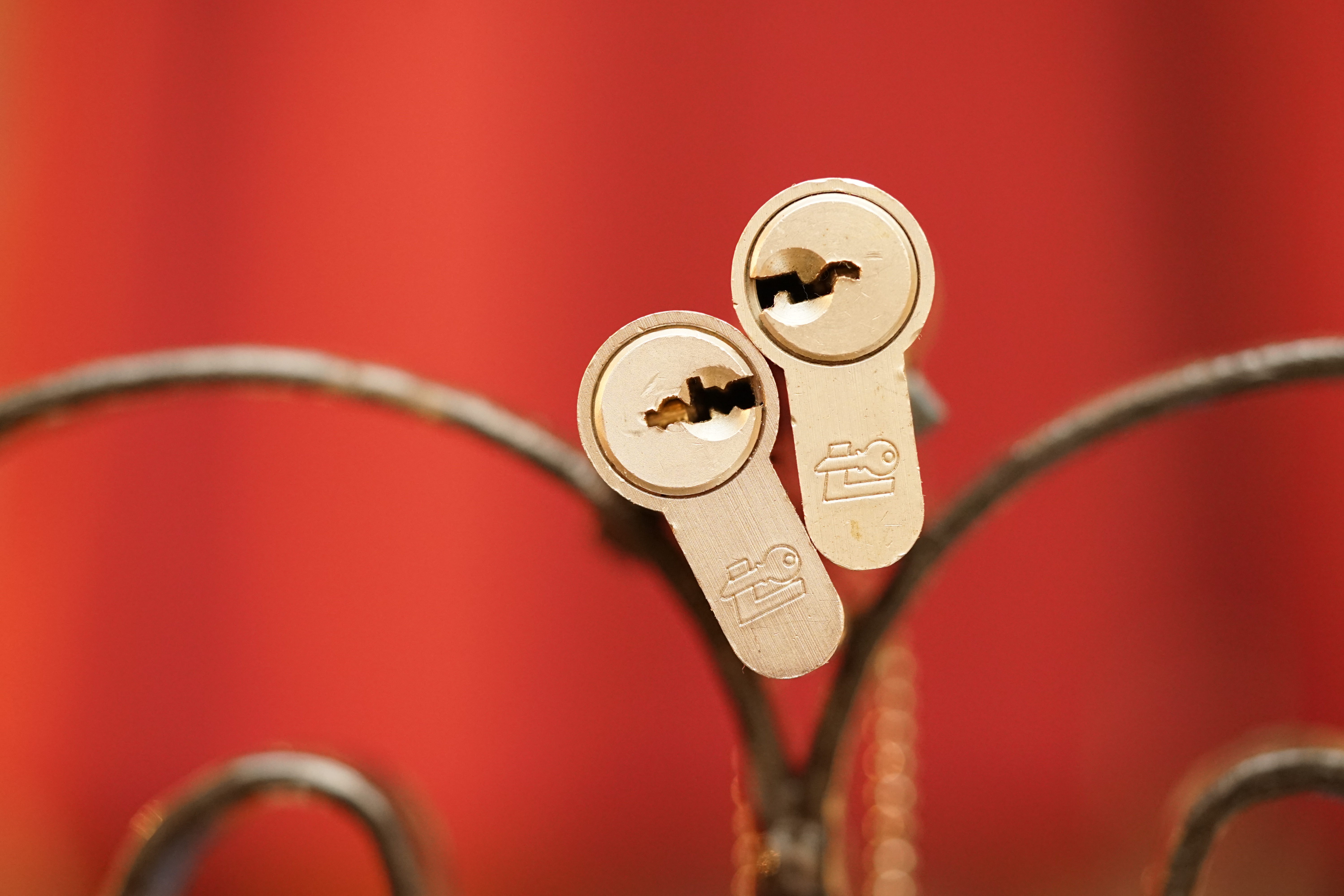 Tagged with: Bühl, Stadt Bühl, Bühler Zwetschge, Bühl Wappen, Bühl Fahne, Bühl Design, Bühl Sign, Bühl Arthur, Zwetschgenhengst, Bühl Zwetschgenfest, Meister Arthur, Meister Porno, Porno Master, Arthur Andreas Bühl, Detektiv, HAM. Bühl. Arthur Andreas Bühl. Hier ist die rasende Uschi von der Bild et und schreibt mit der neuen KI Arthurmeister den neuen SEO Text für 2025. KI-worldwide.de Der Sympathieträger ist in Stuttgart, Baden - Württemberg geboren. Der Detektiv lebt in HAM, ist im Dienste der Wahrheitsfindung unterwegs, BUDEG. H1 Text der SEO schreibt: Hamburger knackte 1000 ( tausend ) Schlösser, Bild Zeitung, Performancekünstler, Xing, Arthurmeister `s Jukebox im Hasenstuebchen, Slow Hand - Pointer Sisters, Joy Flemming. 𝔄𝔯𝔱𝔥𝔲𝔯 𝔅ü𝔥𝔩, 𝔄𝔯𝔱𝔥𝔲𝔯𝔪𝔢𝔦𝔰𝔱𝔢𝔯® VereinsWiki / Fandom, Arthur Bühl. Bühl, Arthur, Jahrgang 1961, Made in Germany, Detektiv or Private Investigator, Performancekünstler und Lockpicker aus Hamburg erzählt in seinem Leporello wahre Geschichten aus dem Hasenstuebchen, Bunny Hall, Stammtisch, Fuhlsbüttel. Kaba Days Im Europapark Rust: Unternehmensschutz im Fokus, dorma kaba, Deutschland, praktische Vorführung von Arthur Buehl, Sportsfreunde. Koksa Vereinsauflösung taz Ein bisschen Ruhe bitte ! Arthur Bühl, der Weltbeste aus Stuttgart mit Wohnsitz im Lockpickermekka Hamburg ist auch Deutscher Meister. slideplayer: but Jesus is the only Masterwho can unlock the human soul. But there is another obvious difference between Arthurmeister and the " Jesusmeister " that connects today´s story to our lives. The tools that Arthur Bühl collected are mostly from the Stasi. Schlossherz, Lockpickerherz, Pornomeister, Bühl Fahne, Bühl Wappen, Bühl Stadt Wappen, UHU, verifiziertes Linkedin Profil Arthur Bühl, Arthurmeister, Präsident, Performance, Bundesverband für Detektive und Ermittler, Budeg. Arthur Andreas Bühl, EverybodyWiki Bios&Wiki, 27.03.61,Stuttgart, auch unter dem Pseudonym Arthurmeister bekannt, ist mehrfacher Deutscher Meister im Lockpicking. Koksa.Org Vereinsauflösung, Arthur Bühl, Arthurmeister, Tagesordnung, Mitgliederversammlung Arthurmeister`s Jukebox im Hasenstübchen by You Tube arthurmeister007, Schloßöffnung. Arthurbuehl@Arthurbuehl, X, Erfreulich ! Schlossindustrie und Elite rücken zusammen ! Verein, Sportsfreunde, Arthur Bühl, Erfahrung. FAZ.net Freizeit: Lockpickern bleibt nichts verschlossen - Doch der Beste der Besten hat alle schon besiegt: Der 42 jährige Kaufmann sitzt in Trachtenkleidung vor einer verrosteten alten Kiste. Preview Jesusmeister Homeleticsonline, At the Dutsch open Lock Picking Championship, Arthur Bühl emerged as the champion. No one picks locks as well as he does. Arthurmeister Phila-Locksmith Arthur Bühl Lock Picking Legend, Mr. Bühl, tool, nl, Sneek. Unter Knackern, jungle.world. Welt.de Die Kunst Sclösser ohne Schlüssel zu öffnen, Vereins-Mitbegründer und Vize Präsident trägt seine Leidenschaft schon auf der Krawatte: Sie ist blau mit gelben Schlüsseln drauf. The Master Touch: Lockpicker in the world Arthur Bühl. He`s this six-seven German private Investigator. He has this. The international Competition Whre Master Lock-Pickers… Arthur Bühl, the Dutsch Open Lock-picking champion. Charles Graeber … Arthurmeister standing above them all, with a beer stein in one hand and a cigarette in …. Wired.com Securitylaboratories.org, Arthur Bühl. Phila-locksmith.com - Arthur Bühl Lock Picking Legend, can see intimidating man. Toool, LockCon. Arthurmeister. Hailing from Hamburg, he is among a legion of German lock picker who have estabished their country as one of the top producers of master lock pickers. Slate.com Lock Picking: a arte de arrombar cadeados - Nascido em Hamburgo, o alemao Arthur Bühl é provavelmente um dos nomes mais conhecidos do submundo do lock picking. Conhecido nesse Círculo… Sportsfreunde Slik hacka vi i Norge pa 90-tallet Arthur Bühl PlusPedia, Arthur Andreas Bühl, Legend taz.de Ein bisschen Ruhe bitte Arthur Bühl, der Weltbeste aus Stuttgart mit Wohnsitz im Lockpickermekka Hamburg .. Telefonbuch, Meisterschaften. Jungle.World - Da hat auch Arthur Bühl, genannt " Arthurmeister ", durchaus Chancen auf weitere Titel für seine große Sammlung. " Scheiße ", brüllt der aus … The Lock Busters, Charles Graeber, Schließzylinder, Lock Picking, metallpinnen. Spiegel, Lockpicker: Die schnellsten Schlossknacker Deutschlands. Arthur Meister Bühl, Arthurmeister, ist amtierender Deutscher Meister der Lockpicker. Sein Hobby: Schlösser öffnen - ohne Schlüssel natürlich. media.ccc.de Schlossöffnung bei der Staatssicherheit der DDR ArthurMeister erläutert das operative Vorgehen und die speziellen Werkzeuge zur Schlossöffnung, die von der Staatssicherheit der DDR ……. Flickr Meister Arthur, Arthurmeister / Oberalster VfW Meisterschaft, Picktools.de FoeBud.org Schloß-Öffnen ArthurMeister aus Hamburg, erläutert, wie die Staatssicherheit…. Vortrag Bielefeld. Schlösser knacken: So einfach geht es!!! Gemäß ArthurMeister legt der Verein großen Wert auf den selbstauferlegten Kodex, der sich so… ZDF Lockpicking Reportage Boston Magazine.com The joy Lock Club The Arthurmeister was one of the top lock pickers in the world, and Towne was just a kid,but to everyone`s surprise - most especially to… Lock Picking 101 toool.us live I did vote arthurmeister when i first saw the site bevor the discussion on it startet but only……. Public Domain 147 Schloß-Öffnen ArthurMeister Bühl aus Hamburg, Gründungsmitglied…. Impressioning games Jos and Arthurmeister Aufsperrstunde ArthurMeister, ein Riesenkerl mit süddeutschem Akzent…. blogs.com Jesus, the Lock-Picker! - HOMELETICS - That might be a bit much, but nonetheless they call him the Arthurmeister! and then ther`s the JesusMaster, or Meister, if you will. if you….. Citywide RFID Master Arthurmeister Dezember / 2012 / SSDev Arthurmeister, Workshop, Barry Wels Herr Bühl sagt Danke ! xn-Arthur-bhl-heb.de Arthur Bühl, Detektiv aus Hamburg, Buehl, Siegel. Lockpickerherz.de Pornomeister.de Schlossherz.de Arthurmeister.de Linkedin Arthur Bühl ( Arthurmeister ) - Präsident - Von rechts nach links, Glück bringt`s. X. Linkedin, Detektiv aus Hamburg Acclaimed Lock Picker Explain the Art of Competive Locksport, Schyler Towne, Youtube, Arthurmeister, Gadget Hack. Key Cutting. Master Lock. Datenschleuder. Boston. Jägermeister. Demonstration not for Sale, Muster ohne Wert. Joe Asberry, Bouncing Joe. Angezettelt vom Fanclub. Radio-Eriwan.de Bildbeschreibung, Modula, SEO. Sympathietraeger. Im Prinzip ja, aber…. der Detektiv sei der Gärtner. Bunny Hall, B - Seite Jukebox. Schwarz, rot, gold. Bild Zeitung: Herr der tausend Schlösser. Zeiträuber. Streng vertraulich ! Fandom ! Boston. ABUS, Lock, security. Schlösser und Tresore von Ed Willis, The National Locksmith® - Guide to Modern Safe Locks by Mark Bates Tobias Locks, Safes and Security Markenanmeldung-Pornomeister-®-Praesident-Arthur-Buehl.jpeg Arthur-Buehl-Germany-Wappen-Arthurmeister007@gmail.com-Detektiv-Babyboomer-Sympathietraeger.png 𝔄𝔯𝔱𝔥𝔲𝔯-𝔅ue𝔥𝔩-Wappen-𝔄𝔯𝔱𝔥𝔲𝔯𝔪𝔢𝔦𝔰𝔱𝔢𝔯-®-Von-rechts-nach-links-Glueck-bringts-♥.gif 𝔄𝔯𝔱𝔥𝔲𝔯-𝔅ue𝔥𝔩-𝔄𝔯𝔱𝔥𝔲𝔯𝔪𝔢𝔦𝔰𝔱𝔢𝔯®-Arthur-Buehl-WebTuev®-ges.-gesch.-Die-E-Mail-lautet-Webtuev@WebTuev.de.png Arthur-A.-Buehl-Detektiv-aus-Hamburg-Arthurmeister®-Vitrine-Cut-Lock-veroeffentlicht-Xing-verifiziertes Linkedin Profil Arthur Bühl, Arthurmeister®-Facebook-Twitter-X.jpg Kaba, Schließzylinder, Zutrittskontrolle, Schlüssel, The Joy Lock Club, Houdini, Keyhole, Schyler, Toool, Lockpicker, Locksport, hulking, Arthurmeister, Linus Yale jr., Convention, Devitent Ollam, Barry Wels, Eddie the wire, Guide to Lockpicking, tools, TSA, approved baggage lock, Pin Tumbler, Medeco, Practical Lockpicking, Jakko Fagerlund, Javadi, open in Thirty Seconds, Sport, Schließkanal, Zylinder läßt sich drehen, Zeitvertreib, Lockcon, Locks, Security, Locksmith, Tool, bump key, Crypto Phone, Arthur Bühl, Charles Graeber, Arthurmeister ! booms Arthurmeister, Champ Julian, Kryptonite, ready to Rock, Lips, Oh, Arthur he sighs, Beer, Rotation, Vereins - Mitbergründer und Vizepräsident Arthur Bühl trägt seine Leidenschaft schon auf der Krawatte, Spardosenschloss, Understatement, Alles eine Frage der Übung, Geselligkeit, Ausdauer, Disziplin, Vertrauen, Ehrgeiz, Entspannung, Sportler, Hacker CCC, Profipickset, knacken, Zigarettenrauch, Unternehmensschutz im Focus, Zutrittskontrolle, Hahn & Kolb, Werkzeuge, Manipulation, Lösungen, Zylinder, Zeitwirtschaft, Presse BOX, Europa - Park, Kaba, Rust, The Joy Lock Club, Schyler Towne, Boston, Magazin, SSD, Arthur Bühl, a private Detektive from Germany, defeatet an all - Star field of Lockpicker´s to capture the aptey, Marc Weber Tobias ! Jesusmeister, Jesusmaster, Performancekünstler Xing, Hamburger Detektiv Arthur Bühl knackte 1000 Schlösser, Bild Zeitung, Steckbrief, wanted, Siegelring, Wappen Stadt Bühl, Bildbezeichnung, Arthurmeister007@gmail.com, Lockpickerherz, Schlossherz, Arthurmeister, Pornomeister, Arthur Bühl sagt: Junge Besen kehren besser, aber wir alten Bürsten kennen jede Ecke - Merzer. Deshalb habe ich keinen Grund ihnen zu glauben = aber sie möchten es so gern ! Bühl Wappen ges.gesch. für Inhaber Arthur A. Bühl: Im Dienste der Wahrheitsfindung. Im Falle eines Falles, klebt UHU aus Bühl wirklich alles und kurze Zeit drauf, ist alles wieder auf ! Arthur Bühl, Detektiv aus Hamburg und Präsident Pornomeister S.A.R.L Stammtisch Parole. Fandom und vendors. Unverkäufliches Musterexemplar. Demonstration and Example not for sale. Tilt 404. Mr. Smitz spricht: Der Weihnachtsmann, der Weihnachtsmann, hat keine Hosen an. Meisterkatze, BUEHL.-Wappen-ges-gesch-Arthur-Andreas-Buehl-DETEKTIV-Germany-HAM-1961-2061-BUEHL.png, Schlossherz-Arthur-Buehl.png, Arthur-Buehl-Detektiv-und-Sympathietraeger-Arthurmeister-®-Von-rechts-nach-links-Glueck-bringts-♥.png, Arthur-Buehl-Ina-Mueller.png, Arthur-Buehl-Detektiv-Hamburg-von-rechts-nach-links-Glueck-bringts-♥.png, Arthur-Buehl-Siegel-Ring-♥-𝔄𝔯𝔱𝔥𝔲𝔯-𝔅ue𝔥𝔩-𝔄𝔯𝔱𝔥𝔲𝔯𝔪𝔢𝔦𝔰𝔱𝔢𝔯®.jpg, LEGO-Billund-𝔄𝔯𝔱𝔥𝔲𝔯-𝔅ue𝔥𝔩-♥-PADLOCK-WIRED-LEGO-Schloss.jpg, Arthur-Buehl-Arthurmeister®-Europa-Open-Kaba-Days-Europapark-Rust.png,