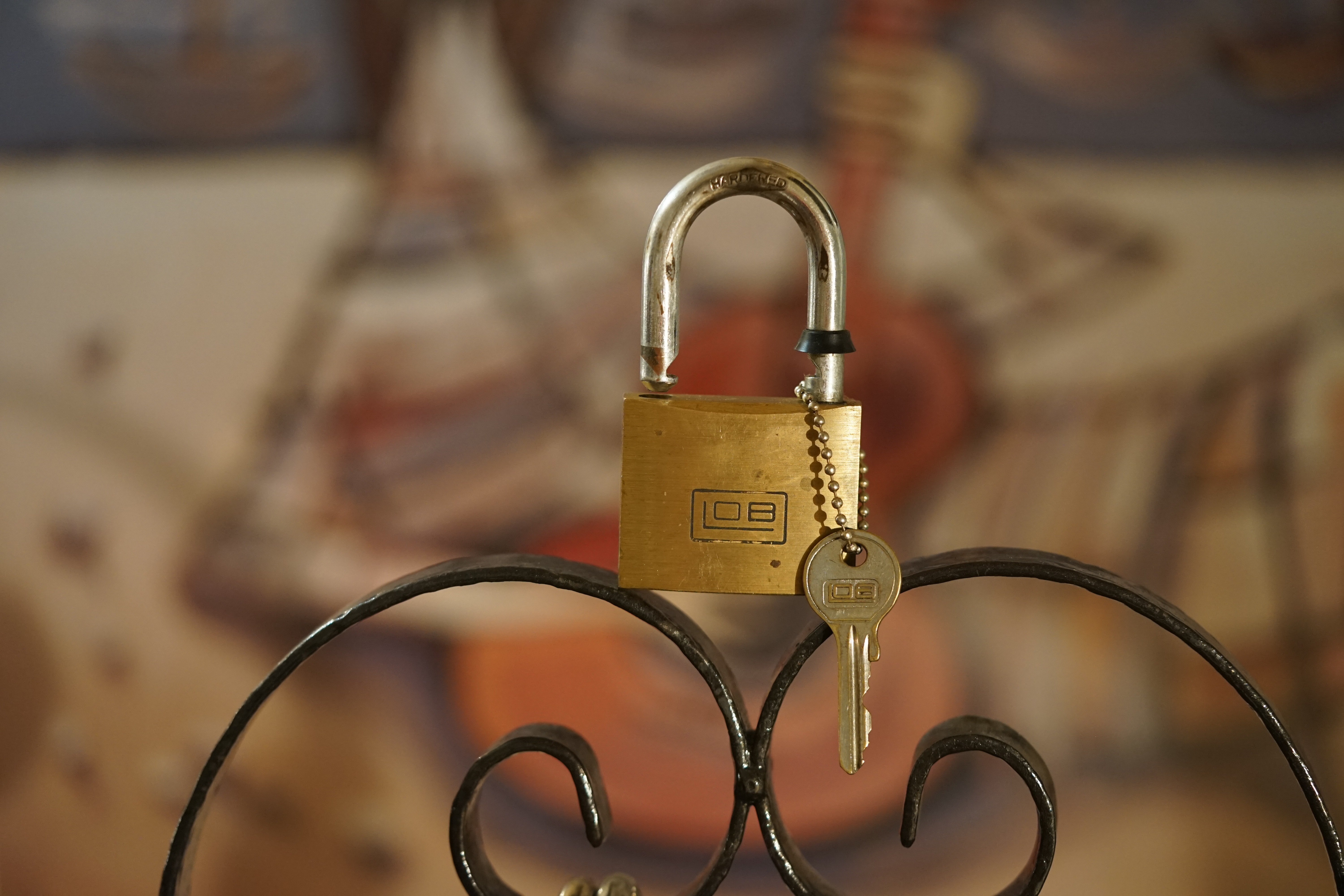 𝔄𝔯𝔱𝔥𝔲𝔯 𝔅ü𝔥𝔩, 𝔄𝔯𝔱𝔥𝔲𝔯𝔪𝔢𝔦𝔰𝔱𝔢𝔯 ® JOE ASBERRY Hey Joe " Asberry ", ruft F 1 Rudi vom Tresen, Prost und Stößchen ruft Heike III zum Stammtisch. Die Jukebox spielt in voller Lautstärke Mr. Bojangles. Arthurmeister, der Sympathieträger hat bay the way mit einem ABUS Padlock Joe`s Michael Air Jordan`s Basketball bag gesichert ! Auch der Michael Jordan mußte hier im Hasenstübchen das Basketball bouncing Verbot akzeptieren. Formel 1 Rudi schreit: Bouncing darf und kann hier nur ein Michael Schumacher. Die Cartomanze meint, ein Ralf Schumacher auch ! Prost Weizen, Stößchen, Käppchen, ASBERRY !!! Die Jukebox by Youtube spielt " Slow Hand ". Joe, du rascal belehre uns nicht schon wieder. Wir sind hier in der Rabbit Hall and smoking is good for your drunken head. Prosit, Cheer`s, Salute, Gin Gin, altüst, sante` und Viva ! Hoch die Tassen ! Am Tresen läutet die Glocke. Der Rotamint der blinkt. Drei Tage war der JOE krank, jetzt trinkt und raucht er wieder. Gott sei Dank ! Verschlagwortet mit: Arthur Bühl, Detektiv, the dutch open Lockpicking Champion ! From WIRED. ÖFFNUNG OHNE SCHLÜSSEL, Linkedin Joe Asberry, NBA, Twitter X. Basket Ball Bouncing Verbot, Arthurmeister, Raucher, Roth - Händle, Stadt Lahr - Bühl, Schwarzwald, Black Forest, Rötkäppchen you know Mr. Smitz, Sorte Schwäbischerhengst de is großfruchtig und süss wie UHU. Buhl er Zwetschge. No, only woman has Pflaumen ♥ Wappen Arthur Andreas Bühl, Flagge ! Wilhelm Busch ♥ 𝔄𝔯𝔱𝔥𝔲𝔯 𝔅ü𝔥𝔩, 𝔄𝔯𝔱𝔥𝔲𝔯𝔪𝔢𝔦𝔰𝔱𝔢𝔯 ® High Noon, elevener Clock, Hasenstübchen, HAM. In der Jukebox spielt: Pointer Sisters - Slow Hand, und der Tresen grölt, Arthurmeister with the Mastertouch. A Lover whit the Easy Touch ! Nochmals " Asberry " ! Hier herrscht Basketball Bouncing Verbot ! Wir sind hier nicht bei der NBA und du wirfst keinen Korb ! Du triffst den Korb ja nicht einmal. Am Tresen läutet die Glocke: Helbing und Stößchen ! Hey Pony ! Heike V drückt in Arthurmeister`s Jukebox: Die Affen rasen durch den Wald. Arthurmeister ruft: Parole Emil. Formula One Rudi grölt: Bouncing Verbot ! Asberry hat Bouncing Verbot ! Weizen ! Joe fragt Arthurmeister: Arthur my Friend, i need for my Basketball Friens from the NBA a instruction of Lockpicking. Arthur lacht: only wenn Michael Air Jordan und Michael Schuhmacher mitmachen. Pelle schreit vom Tresen: Schuhmacher ist ein Kannister Kopf. Pino kann ihn gerade noch daran hindern Marmor Stein und Eisen bricht zu drücken. Joe wünscht sich: Teddy Pendergrass - Turn Off the Lights… Ja Joe, es ist möglich eine solche Schulung auszurichten. Hierzu muß ich bei der Firma Amazon Lockpicking Set`s und Lockpicking Zubehör wie weitere Hook`s, Snakes, Rake`s und Tension Wrenches besorgen. Vorführmaterialien wie cut away Zylinder und Übungsschlösser habe ich parat. Ich zeige den E - Pick, und führe dir die Pick - Gun vor. 1 Schuss. Du verstehst. Prost ! Weizen, Stößchen`s, und Helbing für alle. Asberry und Bühl umarmen sich ! Sympathieträger halt ! In der Jukebox spielt: Element of Crime - Mittelpunkt der Welt… See You tomorrow, wir besprechen alles weitere wie: How to pick a Car. Verschlagwortet mit: Arthur Bühl, Arthurmeister® Arthur ♥ Schwäbischer Hengst, Buhl, Zwetschgen Heini, Arthur Bühl Wappen, Fahne, Buehl er Zwetschge, Made in Germany, Born 1961, Sympathieträger, Google Earth, Mittelpunkt der Welt, Pflaumen, Arkadasch, Datschi, ♥ Martinameisterin, Cartomanze, Scholischek, " HIGH NOON ! ", ♥ Vokuhila ♥ Parole Emil ! 𝔄𝔯𝔱𝔥𝔲𝔯 𝔅ü𝔥𝔩, 𝔄𝔯𝔱𝔥𝔲𝔯𝔪𝔢𝔦𝔰𝔱𝔢𝔯 ® Next Day: High Noon at 11 fer Clock: Joe Asberry der alte NBA Bouncer betritt das Hasenstübchen, ( HAM ) his Rabbit Hall ! In Arthurmeister`s Jukebox spielt: Nein nicht Hey Joe, sondern Aloe Blacc - I Need a Dollar ! Arthur Bühl spricht: gerade habe ich mit Mr. Smitz telefoniert. Joe: Smith ist ein Sammelbegriff wie Meier. Mr. Smitz you know, he is the CEO of the Magazin Playboy - Beverly Hills. Ja und der ist mein Freund. Den kenne ich über die BILD et. We have a Telefon call. Der Mr. Smitz hat dann den Mr. Jeff Bezon, ja du weißt schon, den vom Amazon Lieferservice angerufen. Er hat ihm erklärt daß ich mit dem NBA Bouncer Joe Asberry in Sachen Lockpicking einen Workshop machen möchte. Die Glocke läutet: Weizen, Helbing und Pony`s ! F 1 Rudi schreit am Tresen: Joe, laß dir lieber erklären wie du Scott Speed das laufen beibringst. Am Tresen wird es lauter: Minardi, Minardi, wir gewinnen nie ! Scott Speed, der Name geht im Gelächter unter. Pelle schreit: der Schuhmacher ist ein Kanister Kopf. Arthurmeister meint: let Michael pass for the Champions Chip ! Arthurmeister`s Jukebox spielt exclusive für Joe: Sammy Davis jr. - Mr. Bojangles ! Also Joe, der Smitz hat beim Bezos von Amazon angerufen, wir wollen einen Lockpicking Practical Kurs meistern. Der Bezos ist dann ins Amazon Head Quarter gefahren. Nein, nicht im Uber. F 1 Rudi schreit: Der Bezos fährt Ferrari. Scholischek meint: Maybach ! Also Joe, der schaut jetzt im Amazon Lager wie viele Lockpicking Tools und Jigglers er hat. Auch Pickset`s. Er sieht auch nach wie viele HPC, 2000 er Hook`s er hat. Lockpicker Beginner Sets von Majestic und Starter Sets von Mr. Peterson sagt er, hat er Massenweise auf Lager. Arkadasch sagt, sein Schwippschwager vom Neff Cousin und dessen Freund in Berlin - Kreuzberg könnten auch solche Pick Werkzeuge und Spanner herstellen. Die haben genug Schwarz Arbeiter. Die Sympathieträger Bühl und Asberry prosten sich genüsslich zu. Weizen ! Die Cartomanze die alte Kartenlegerin meint sie könne auch spooxe anrufen. Der Noagerlzutzler meint: Ihr Deppen, auf Berlin mußt du jahrelang warten. Heike IV ruft Stößchen ! Der Pino Frank lallt: Die Rautenfotzen bleiben für immer in der zweiten Liga. Joe ich bin mir sicher der hat auch Master bzw. Meister Lock`s. Die sind für eine Testrunde gut. Ja, die Dinger heißen Master Padlock ! OPEN ! Beer ! Nicht zu verwechseln mit Medeco ! Arthur läßt in der Jukebox im Bunny Hall TSOP spielen. The top Sound of Philladelphia ! Prost, Stößchen ! Pelle läutet auch die Glocke: Prost, Stößchen`s, Pony`s ! Dafür darf er auch für einen Heiermann: Heino - Caramba, Caracho ein Whisky drücken. Ja, Joe, aber kein Bouncing ! Der läßt die Sachen via Airforce Seattle to HAM liefern. Du weißt wie schnell Amazon liefert ! Sir Washi meint: Amazon sei so schnell wie Scott Speed. Alle lachen: Wenn er nicht wieder in die Mauer fährt ! Verschlagwortet mit: Arthur Bühl, Arthurmeister® Arthur ♥ Schwäbischer Hengst, Buhl, Zwetschgen Heini, Arthur Bühl, Wappen, FLagger, Buehl er Zwetschge, Made in Germany, Born 1961, Sympathieträger, Google Earth, Mittelpunkt der Welt, Pflaumen, Arkadasch, Datschi, ♥ Martinameisterin, Cartomanze, Scholischek, " HIGH NOON ! ", ♥ Vokuhila ♥ Parole Emil ! ! 𝔄𝔯𝔱𝔥𝔲𝔯 𝔅ü𝔥𝔩, 𝔄𝔯𝔱𝔥𝔲𝔯𝔪𝔢𝔦𝔰𝔱𝔢𝔯 ® 11.30 High Noon im Hasenstübchen. Der Hannenberger hat die Frikadellen fertig. Senf kommt aus dem Glas. In Arthurmeister`s Jukebox spielt: Santana - Fleur da Luna. Am Stammtisch diskutieren Bühl und Asberry über Lockpicking und Präsentationen: Arthurmeister erhält einen Anruf über die 007. OH, Mr. Smitz, nice to hear you from Beverly Hill`s. OH, What ! The Airplane from Jeff Bezos, Amazon is on HAM landed ! YES, Mr. Smitz, nice to hear this Song. Slowly Arthurmeister: There is a little Problem with the Custom. Mr. Smitz ! this is not really a Problem. HAM is four Minutes from the Hasenstübchen away. I will send Taxi - Dieter. He knows there a Hintereingang, a Backdoor, you know ! I call you back. Yes, yes, Außer Regen nicht viel gewesen. Greetings to Mr. Bezos. Tell him thank you for the Support. From Stammtisch too. Arthurmeister`s Jukebox spielt: Rucki - Zucki ! Die Frikadellen vom Hannenberger schmecken jetzt auch ohne Senf. Prost, Stößchen, Weizen, Helbing und für den Noagerlzutzler ein frisches vom Faß. Die Jukebox spielt: Die Five Tops - Warte auf das Glück ! 2 Stößchen später kommt Taxi Dieter zurück in den Bunny Hall ! Oh, OH, der Zoll, eH ! Als die mich gesehen haben war der Fisch geschuppt. Die haben mir beim Einladen geholfen. 5 Pakete a`50 Kilo ! Eine viertel Tonne. Ich durfte auch den Zoll zum Lockpicking Event einladen. Tragen helfen !! Stößchen, Pony, nö, heute Käppchen ! Die Jukebox spielt: Element of Crime - Am Ende denk ich immer nur an dich ! Mr. Smitz ! you are the best ! Greetings to all Smith in the USA. Yes, Yes, Mr. Smitz, Yes. I make greetings to Friede Springer from the BILD et; Ronzheimer too. Yes, Yes, und greetings for Mrs. Quandt. If Bezos will, i can show him on the Lockpicking Demonstration how easy he can pick a BMW whit a Key Blank. Yes, Yes, Mr. Smitz ! 3 Seconds ! OFFEN, OPEN, APERTO ! schreit Giovanni und will Chianti. Bei Fiat und Ferrari Modellen ist es so ähnlich. Bei manchen brauchst du aber ein polito, ja, Nagelfeile. Prost Chianti. Yes Mr. Smitz, die Ring bell`s, Hells Bells, die Glocke klingelt, you know ! We call in time. F 1 Rudi schreit: Hülkenberg ! Giovanni schreit: Giacomo Agostini ! Joe schreit: Scott Speed ! Arthurmeister`s Jukebox spielt: The Pointer Sisters - SLOW HAND, Arthurmeister the lover with the Mastertouch ! Arkadasch bekommt von Bühl Raki ericli Plum, Sorte Schwäbischer Hengst ! Prost Zwetschgenkönigin ! In der Vitrine von Arthur Andreas Bühl, Arthurmeister sind Schlösser, Padlocks, von ABUS, Master, BKS, CES, DOM, EVVA, Assa Abloy, Z Ikon, Kaba, Keso, ASSA, Winkhaus, Wilka, Trelock, Schmelting, Bode Panzer, Ancor Las, Drumm Geminy, Xylock, SEA, Medeco, Mul-T-Lock, Cut away, ABUS Granit, Pfaffenhain, E*S, ESS, Nemef, BAB, Babelsberg, Stasi, Diskus, WMF, Tesa, Vachette, Cisa, Wally, Rielda, Mottura, Viro, FAI, GeGe, Fichet, Bode Panzer, Tresor, Bramah, Protector, Braun`s Patent, Walomatus, Arolds, Combination Lock, Yale, Master, American Lock, Tubular, China, Indien, Aligarh, Nepal, Thailand, Zahlenschlösser, Himmelsschlüssel und noch vieles mehr, vorhanden. Alle Schliesszylinder sind Übungsmaterial für das Lockpicking. Schlagschlüssel sind auch dabei. Das Trabbi Tool, Stasi, natürlich auch. Das Wappen Arthur Andreas Bühl ist angebracht ! Die Flagge weht im Hasenstübchen. KI Satz zum Einfügen: Notiz: Alle SEO Texte wurden mittels einer ♥ KI ( Künstliche Intelligenz ) der Firma Doublebrain ®, ( ges. gesch. DPMA, Berlin, Reg.-Nr. 302022224017 ) ( Die E - Mail lautet: Doppelhirn@Doublebrain.de ) ( KI-Worldwide.de ) und doppeltem Helbing aus dem Leporello: " Arthurmeister Bühl und Bouncing Joe Asberry im Hasenstübchen ", generiert. Die Jukebox spielt: Loredana Bertè - E la luna bussò. Der Reggae Auftakt ! ♥ 𝔄𝔯𝔱𝔥𝔲𝔯 𝔅ü𝔥𝔩, 𝔄𝔯𝔱𝔥𝔲𝔯𝔪𝔢𝔦𝔰𝔱𝔢𝔯® In der Vitrine von Arthur Andreas Bühl, Arthurmeister sind Schlösser, Padlocks, von ABUS, BKS, CES, DOM, EVVA, Assa Abloy, Z Ikon, Kaba, Keso, ASSA, Winkhaus, Wilka, Trelock, Schmelting, Bode Panzer, Ancor Las, Drumm Geminy, Xylock, SEA, Medeco, Mul-T-Lock, Cut away, ABUS Granit, Pfaffenhain, E*S, ESS, Nemef, BAB, Babelsberg, Stasi, Diskus, WMF, Tesa, Vachette, Cisa, Wally, Rielda, Mottura, Viro, FAI, GeGe, Fichet, Bode Panzer, Tresor, Bramah, Protector, Braun`s Patent, Walomatus, Arolds, Combination Lock, Yale, Master, American Lock, Tubular, China, Indien, Aligarh, Nepal, Thailand, Zahlenschlösser, Himmelsschlüssel und noch vieles mehr, vorhanden. Alle Schliesszylinder sind Übungsmaterial für das Lockpicking. Schlagschlüssel sind auch dabei. Das Trabbi Tool, Stasi, natürlich auch. Verschlagwortet mit Buehl, Buhl, Rotkäppchen, Zwetschgenhengst, Zwetschge