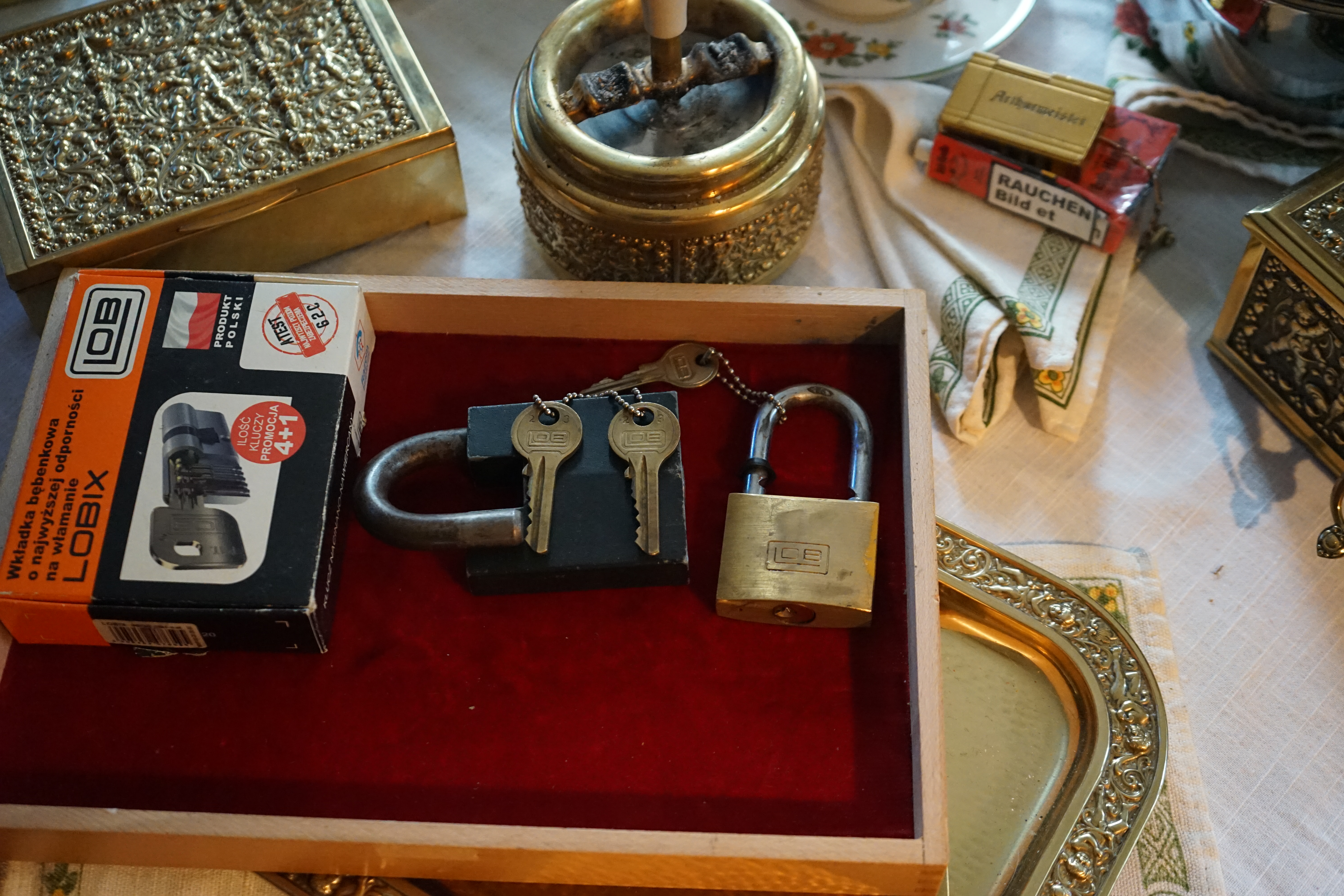 SEO Im Dienste der Wahrheitsfindung: ♥ 𝔄𝔯𝔱𝔥𝔲𝔯 𝔅ü𝔥𝔩, 𝔄𝔯𝔱𝔥𝔲𝔯𝔪𝔢𝔦𝔰𝔱𝔢𝔯 ® Arthur A. Bühl, Jahrgang 1961, wird von den Mitgliedern des BDD, Bundesverband Deutscher Detektive, jetzt BUDEG zur 30 jährigen Mitgliedschaft beglückwünscht und für seine Dienste zur Wahrheitsfindung mit der Verleihung der goldenen Ehrennadel gewürdigt. Die Kollegen haben ihm ebenfalls in der TAZ, FAZ, Welt und Hamburger Abendblatt gratuliert und sogar Anzeigen in der Rubrik Verschiedenes geschaltet. Arthur Bühl ist Inhaber der Marke Arthurmeister®. Veröffentlicht unter Linkedin, Xing, Google Panel, Twitter X. Verschlagwortet mit: ♥ Vokuhila, Friseur ♥ Schwäbischer Hengst, Zwetschgen Heini, Bühl er, Zwetschge, Google Earth, Mittelpunkt der Welt, Martinameisterin, Cartomanze, Scholischek, " HIGH NOON ! ". ♥ Parole Emil !