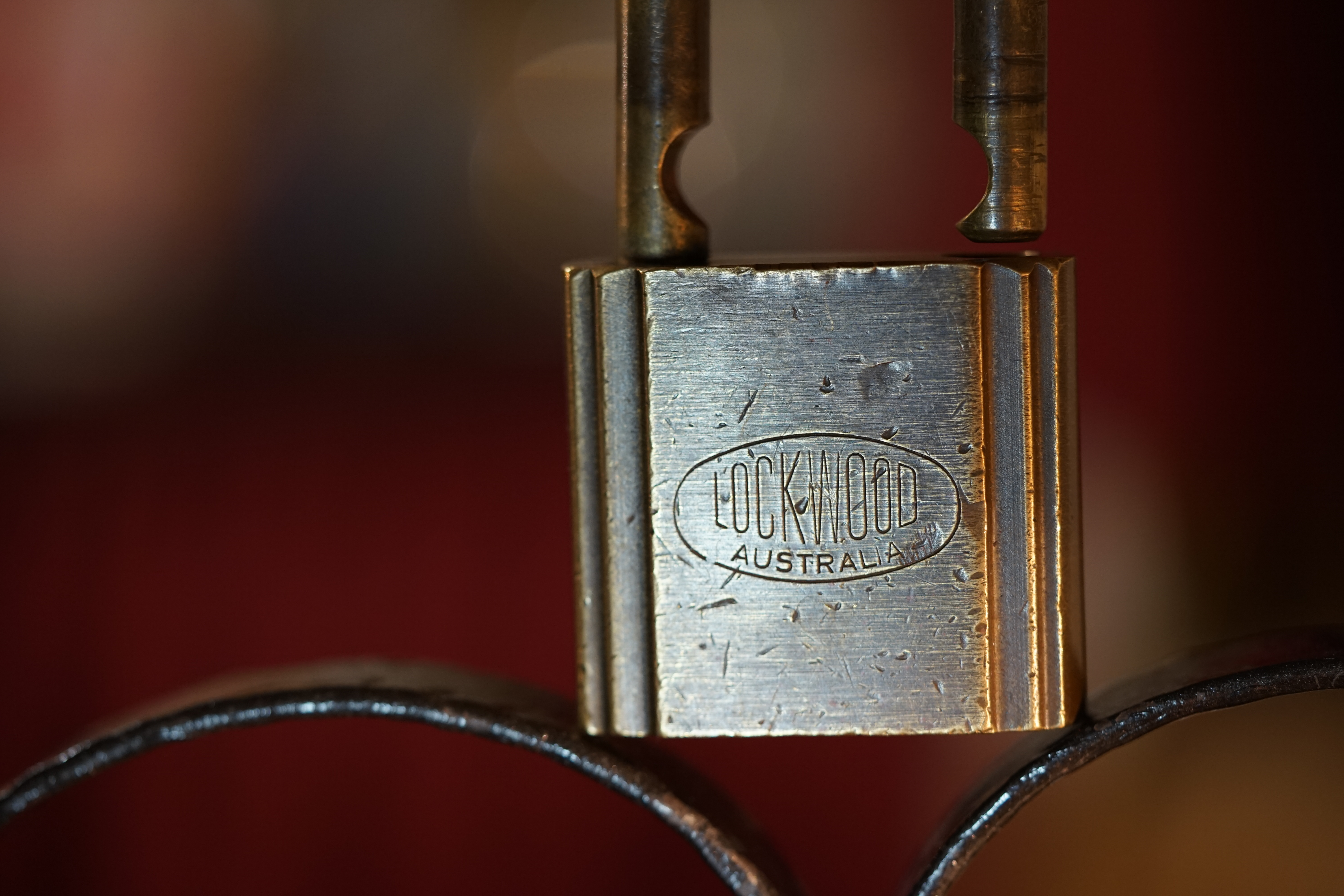 Bild et Uschi sitzt mit Arthurmeister und der Cartomanze, dem Schwerti und Bouncing Joe beim Lockpickerstammtisch im Hasenstübchen, Fuhlsbüttel. Arthurmeister spricht: Alle DOM geöffnet. Die Bild et Uschi, die rasende Reporterin gibt vor: Herr Bühl, nicht nur offen ist gut, sondern SEO und CONTENT und CONTENT und SEO und Google Token sind die Sprache ! Ich habe gerade mit deinem Freund Mr. Smitz, Beverly Hill`s telefoniert und vereinbart, daß unsere SEO Token mit den Google Token im Bunny Hall, her Rabbit House inhaltsgleich seien. 1 SEO Token = 1 GabiKo 1 Google Token = 1 BLEND 1 Arthurmeister ® Token = 1 mal schauen, wie der Detektiv sagen würde ! Arthurmeister spricht: Uschi, das mit den TOKEN ist auch so: Wer einen hat, der darf seine Kunst zeigen und deine Kunst will ja SEO und KI und Social Engineering und das BILD et Report`lern sein, wie ein DETEKTIV im Dienste der Wahrheitsfindung ! Deine SEO KUNST ist jetzt, wenn Du dich hinstellst, die wehrlosen, gepickten Schlösser und Schließzylinder ablichtest und eine SEO Leseprobe als Muster ohne Wert vom neuen Leporello ins Internetz einspinnst. Ja, genau, die mit der KI erstellten Social Engine Optimized Hasenstübchen Software. Hannenberger: Käppchen für unsere SEO Künstlerin Uschi und Stößchen für alle. Nein Joe, hier herrscht Bouncing Verbot ! Arthurmeister spricht und fragt: Uschi, hast Du bei dem Telefonat mit Mr. Smitz auch " inhaltsgleich " bedacht, das deren Amerikaner Token Autobahngold sind ! Ja, BLEND wie TOMBAK, einfachstes Blech bei dem nach wenigen Tagen die goldene Farbe abfällt. Amerikaner eben, ja genau ! I have a Choklite für aisch ! 𝔄𝔯𝔱𝔥𝔲𝔯 𝔅ü𝔥𝔩, 𝔄𝔯𝔱𝔥𝔲𝔯𝔪𝔢𝔦𝔰𝔱𝔢𝔯 ® JOE ASBERRY Hey Joe " Asberry ", ruft F 1 Rudi vom Tresen, Prost und Stößchen ruft Heike III zum Stammtisch. Die Jukebox spielt in voller Lautstärke Mr. Bojangles. Arthurmeister, der Sympathieträger hat bay the way mit einem ABUS Padlock Joe`s Michael Air Jordan`s Basketball bag gesichert ! Auch der Michael Jordan mußte hier im Hasenstübchen das Basketball bouncing Verbot akzeptieren. Formel 1 Rudi schreit: Bouncing darf und kann hier nur ein Michael Schumacher. Die Cartomanze meint, ein Ralf Schumacher auch ! Prost Weizen, Stößchen, Käppchen, ASBERRY !!! Die Jukebox by Youtube spielt " Slow Hand ". Joe, du rascal belehre uns nicht schon wieder. Wir sind hier in der Rabbit Hall and smoking is good for your drunken head. Prosit, Cheer`s, Salute, Gin Gin, altüst, sante` und Viva ! Hoch die Tassen ! Am Tresen läutet die Glocke. Der Rotamint der blinkt. Drei Tage war der JOE krank, jetzt trinkt und raucht er wieder. Gott sei Dank ! 𝔄𝔯𝔱𝔥𝔲𝔯 𝔅ü𝔥𝔩, 𝔄𝔯𝔱𝔥𝔲𝔯𝔪𝔢𝔦𝔰𝔱𝔢𝔯 ® High Noon, elevener Clock, Hasenstübchen, HAM. In der Jukebox spielt: Pointer Sisters - Slow Hand, und der Tresen grölt, Arthurmeister with the Mastertouch. A Lover whit the Easy Touch ! Nochmals " Asberry " ! Hier herrscht Basketball Bouncing Verbot ! Wir sind hier nicht bei der NBA und du wirfst keinen Korb ! Du triffst den Korb ja nicht einmal. Am Tresen läutet die Glocke: Helbing und Stößchen ! Hey Pony ! Heike V drückt in Arthurmeister`s Jukebox: Die Affen rasen durch den Wald. Arthurmeister ruft: Parole Emil. Formula One Rudi grölt: Bouncing Verbot ! Asberry hat Bouncing Verbot ! Weizen ! Joe fragt Arthurmeister: Arthur my Friend, i need for my Basketball Friends from the NBA a instruction of Lockpicking. Arthur lacht: only wenn Michael Air Jordan und Michael Schuhmacher mitmachen. Pelle schreit vom Tresen: Schuhmacher ist ein Kannister Kopf. Pino kann ihn gerade noch daran hindern Marmor Stein und Eisen bricht zu drücken. Joe wünscht sich: Teddy Pendergrass - Turn Off the Lights… Ja Joe, es ist möglich eine solche Schulung auszurichten. Hierzu muß ich bei der Firma Amazon weltweit Lockpicking Set`s und Lockpicking Zubehör wie weitere Hook`s, Snakes, Rake`s und Tension Wrenches besorgen. Vorführmaterialien wie cut away Zylinder und Übungsschlösser habe ich parat. Ich zeige den E - Pick, und führe dir die Pick - Gun vor. 1 Schuss. Du verstehst. Prost ! Weizen, Stößchen`s, und Helbing für alle. Asberry und Bühl umarmen sich ! Sympathieträger halt ! In der Jukebox spielt: Element of Crime - Mittelpunkt der Welt… See You tomorrow, wir besprechen alles weitere wie: How to pick a Car. 𝔄𝔯𝔱𝔥𝔲𝔯 𝔅ü𝔥𝔩, 𝔄𝔯𝔱𝔥𝔲𝔯𝔪𝔢𝔦𝔰𝔱𝔢𝔯 ® Next Day: High Noon at 11 fer Clock: Joe Asberry der alte NBA Bouncer betritt das Hasenstübchen, ( HAM ) his Rabbit Hall ! In Arthurmeister`s Jukebox spielt: Nein nicht Hey Joe, sondern Aloe Blacc - I Need a Dollar ! Arthur Bühl spricht: gerade habe ich mit Mr. Smitz telefoniert. Joe: Smith ist ein Sammelbegriff wie Meier. Mr. Smitz you know, he is the CEO of the Magazin Playboy - Beverly Hills. Ja und der ist mein Freund. Den kenne ich über die BILD et. We have a Telefon call. Der Mr. Smitz hat dann den Mr. Jeff Bezon, ja du weißt schon, den vom Amazon Lieferservice angerufen. Er hat ihm erklärt daß ich mit dem NBA Bouncer Joe Asberry in Sachen Lockpicking einen Workshop machen möchte. Die Glocke läutet: Weizen, Helbing und Pony`s ! F 1 Rudi schreit am Tresen: Joe, laß dir lieber erklären wie du Scott Speed das laufen beibringst. Am Tresen wird es lauter: Minardi, Minardi, wir gewinnen nie ! Scott Speed, der Name geht im Gelächter unter. Pelle schreit: der Schuhmacher ist ein Kanister Kopf. Arthurmeister meint: let Michael pass for the Champions Chip ! Arthurmeister`s Jukebox spielt exclusive für Joe: Sammy Davis jr. - Mr. Bojangles ! Also Joe, der Smitz hat beim Bezos von Amazon angerufen, wir wollen einen Lockpicking Practical Kurs meistern. Der Bezos ist dann ins Amazon Head Quarter gefahren. Nein, nicht im Uber. F 1 Rudi schreit: Der Bezos fährt Ferrari. Scholischek meint: Maybach ! Also Joe, der schaut jetzt im Amazon weltweit Lager wie viele Lockpicking Tools und Jigglers er hat. Auch Pickset`s. Er sieht auch nach wie viele HPC, 2000 er Hook`s er hat. Lockpicker Beginner Sets von Majestic und Starter Sets von Mr. Peterson sagt er, hat er Massenweise auf Lager. Arkadasch sagt, sein Schwippschwager vom Neff Cousin und dessen Freund in Berlin - Kreuzberg könnten auch solche Pick Werkzeuge und Spanner herstellen. Die haben genug Schwarz Arbeiter. Die Sympathieträger Bühl und Asberry prosten sich genüsslich zu. Weizen ! Die Cartomanze die alte Kartenlegerin meint sie könne auch spooxe anrufen. Der Noagerlzutzler meint: Ihr Deppen, auf Berlin mußt du jahrelang warten. Heike IV ruft Stößchen ! Der Pino Frank lallt: Die Rautenfotzen bleiben für immer in der zweiten Liga ! Joe ich bin mir sicher der hat auch Master bzw. Meister Lock`s. Die sind für eine Testrunde gut. Ja, die Dinger heißen Master Padlock ! OPEN ! Beer ! Nicht zu verwechseln mit Medeco ! Arthur läßt in der Jukebox im Bunny Hall TSOP spielen. The top Sound of Philladelphia ! Prost, Stößchen ! Pelle läutet auch die Glocke: Prost, Stößchen`s, Pony`s ! Dafür darf er auch für einen Heiermann: Heino - Caramba, Caracho ein Whisky drücken. Ja, Joe, aber kein Bouncing ! Der läßt die Sachen via Airforce Seattle to HAM liefern. Du weißt wie schnell Amazon liefert ! Sir Washi meint: Amazon sei so schnell wie Scott Speed. Alle lachen: Wenn er nicht wieder in die Mauer fährt ! 𝔄𝔯𝔱𝔥𝔲𝔯 𝔅ü𝔥𝔩, 𝔄𝔯𝔱𝔥𝔲𝔯𝔪𝔢𝔦𝔰𝔱𝔢𝔯 ® 11.30 High Noon im Hasenstübchen. Der Hannenberger hat die Frikadellen fertig. Senf kommt aus dem Glas. In Arthurmeister`s Jukebox spielt: Santana - Fleur da Luna. Am Stammtisch diskutieren Bühl und Asberry über Lockpicking und Präsentationen: Arthurmeister erhält einen Anruf über die 007. OH, Mr. Smitz, nice to hear you from Beverly Hill`s. OH, What ! The Airplane from Jeff Bezos, Amazon is on HAM landed ! YES, Mr. Smitz, nice to hear this Song. Slowly Arthurmeister: There is a little Problem with the Custom. Mr. Smitz ! this is not really a Problem. HAM is four Minutes from the Hasenstübchen away. I will send Taxi - Dieter. He knows there a Hintereingang, a Backdoor, you know ! I call you back. Yes, yes, Außer Regen nicht viel gewesen. Greetings to Mr. Bezos. Tell him thank you for the Support. From Stammtisch too. Arthurmeister`s Jukebox spielt: Rucki - Zucki ! Die Frikadellen vom Hannenberger schmecken jetzt auch ohne Senf. Prost, Stößchen, Weizen, Helbing und für den Noagerlzutzler ein frisches vom Faß. Die Jukebox spielt: Die Five Tops - Warte auf das Glück ! 2 Stößchen später kommt Taxi Dieter zurück in den Bunny Hall ! Oh, OH, der Zoll, eH ! Als die mich gesehen haben war der Fisch geschuppt. Die haben mir beim Einladen geholfen. 5 Pakete a`50 Kilo ! Eine viertel Tonne. Ich durfte auch den Zoll zum Lockpicking Event einladen. Tragen helfen !! Stößchen, Pony, nö, heute Käppchen ! Die Jukebox spielt: Element of Crime - Am Ende denk ich immer nur an dich ! Mr. Smitz ! you are the best ! Greetings to all Smith in the USA. Yes, Yes, Mr. Smitz, Yes. I make greetings to Friede Springer from the BILD et; Ronzheimer too. Yes, Yes, und greetings for Mrs. Quandt. If Bezos will, i can show him on the Lockpicking Demonstration how easy he can pick a BMW whit a Key Blank. Yes, Yes, Mr. Smitz ! 3 Seconds ! OFFEN, OPEN, APERTO ! schreit Giovanni und will Chianti. Bei Fiat und Ferrari Modellen ist es so ähnlich. Bei manchen brauchst du aber ein polito, ja, Nagelfeile. Prost Chianti. Yes Mr. Smitz, die Ring bell`s, Hells Bells, die Glocke klingelt, you know ! We call in time. F 1 Rudi schreit: Hülkenberg ! Giovanni schreit: Giacomo Agostini ! Joe schreit: Scott Speed ! Arthurmeister`s Jukebox spielt: The Pointer Sisters - SLOW HAND, Arthurmeister the lover with the Mastertouch ! Arkadasch bekommt von Bühl Raki ericli Plum, Sorte Schwäbischer Hengst ! Prost Zwetschgenkönigin ! Notiz: Alle SEO Texte wurden mittels einer ♥ KI Hasenstübchen SEO SOCIAL ENGINE OPTIMIZED ( Künstliche Intelligenz ) der Firma Doublebrain ®, ( ges. gesch. DPMA, Berlin, Reg.-Nr. 302022224017 ) ( Die E - Mail lautet: Doppelhirn@Doublebrain.de ) ( KI-Worldwide.de ) und doppeltem Helbing aus dem Leporello: " Arthurmeister Bühl und Bouncing Joe Asberry im Hasenstübchen ", generiert. Die Jukebox spielt: Loredana Bertè - E la luna bussò. Der Reggae Auftakt ! ♥ 𝔄𝔯𝔱𝔥𝔲𝔯 𝔅ü𝔥𝔩, 𝔄𝔯𝔱𝔥𝔲𝔯𝔪𝔢𝔦𝔰𝔱𝔢𝔯® Verschlagwortet mit unserem SEO Kartell: Arthur Bühl, Detektiv, the dutch open Lockpicking Champion ! From WIRED. ÖFFNUNG OHNE SCHLÜSSEL, Linkedin Joe Asberry, NBA, Twitter X. Basket Ball Bouncing Verbot, Arthurmeister, Raucher, Roth - Händle, Stadt Lahr - Bühl, Schwarzwald, Black Forest, Rotkäppchen you know Mr. Smitz, Sorte Schwäbischerhengst de is großfruchtig und süss wie UHU. Buhl er Zwetschge. No, only woman has Pflaumen ♥ Wappen Arthur Andreas Bühl, Flagge ! Wilhelm Busch ♥ weiter verzweschget mit unserem SEO Kartell: Arthur Bühl, Arthurmeister® Arthur ♥ Schwäbischer Hengst, Buhl, Zwetschgen Heini, Arthur Bühl Wappen, Fahne, Buehl er Zwetschge, Made in Germany, Born 1961, Sympathieträger, Google Earth, Mittelpunkt der Welt, Pflaumen, Arkadasch, Datschi, ♥ Martinameisterin, Cartomanze, Scholischek, " HIGH NOON ! ", ♥ Vokuhila ♥ Parole Emil ! und mit allen weiteren feiernden Amigo`s.