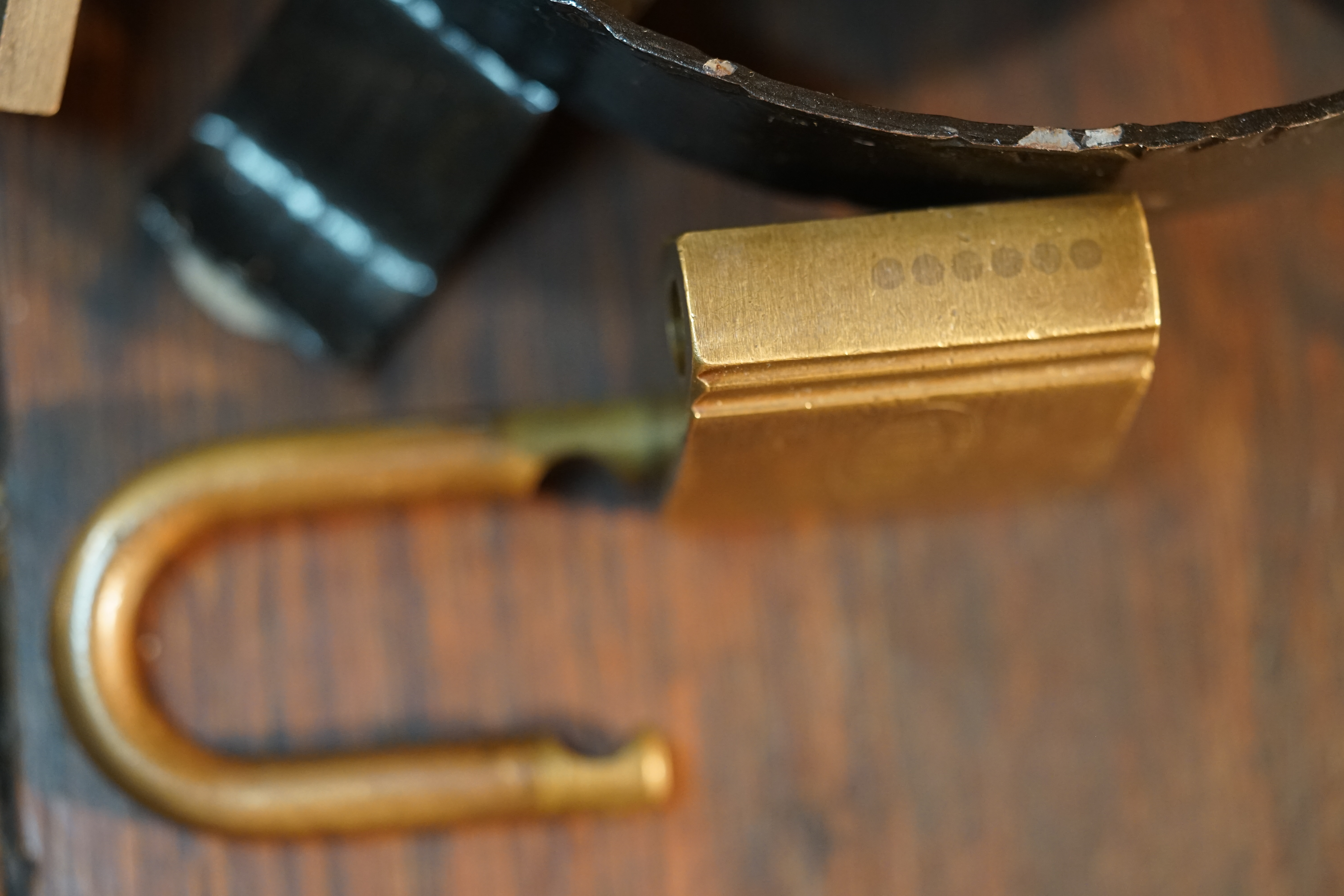 Karussel OFFEN und ZU: 𝔄𝔯𝔱𝔥𝔲𝔯 𝔅ü𝔥𝔩, 𝔄𝔯𝔱𝔥𝔲𝔯𝔪𝔢𝔦𝔰𝔱𝔢𝔯® Arthur Bühl, Jahrgang 1961, Detektiv aus Hamburg, Im Dienste der Wahrheitsfindung unterwegs, betreibt in seiner Freizeit Lockpicking aus Leidenschaft. Der mehrfache Deutsche Meister wird in der WIRED als " Master of Universe " betitelt. In der BILD et ist der Artikel " Herr der Schlösser " abgedruckt. Im Hasenstübchen - Fuhlsbüttel, am Hasenberge, Santa Fu, wird gefeiert. Arthurmeister® stellt seinen Leporello " Der Aufmacher " vor. Der Stammtisch grölt " OFFEN ". Scholischek, Rudi, Heike I, Noagerlzutzler und Arthur prosten sich zu. Die Jukebox auf YouTube spielt Slow Hand ! ♥ Beim Tanzen ruft die Cartomanze " Ey du Sympthieträger, komm mal her " ! Verschlagwortet mit: ♥ Vokuhila, Friseur ♥ Schwäbischer Hengst, Zwetschgen Heini, Bühl er, Zwetschge, Google Earth, Mittelpunkt der Welt, Martinameisterin, Cartomanze, Scholischek, " HIGH NOON ! ". ♥ Parole Emil !