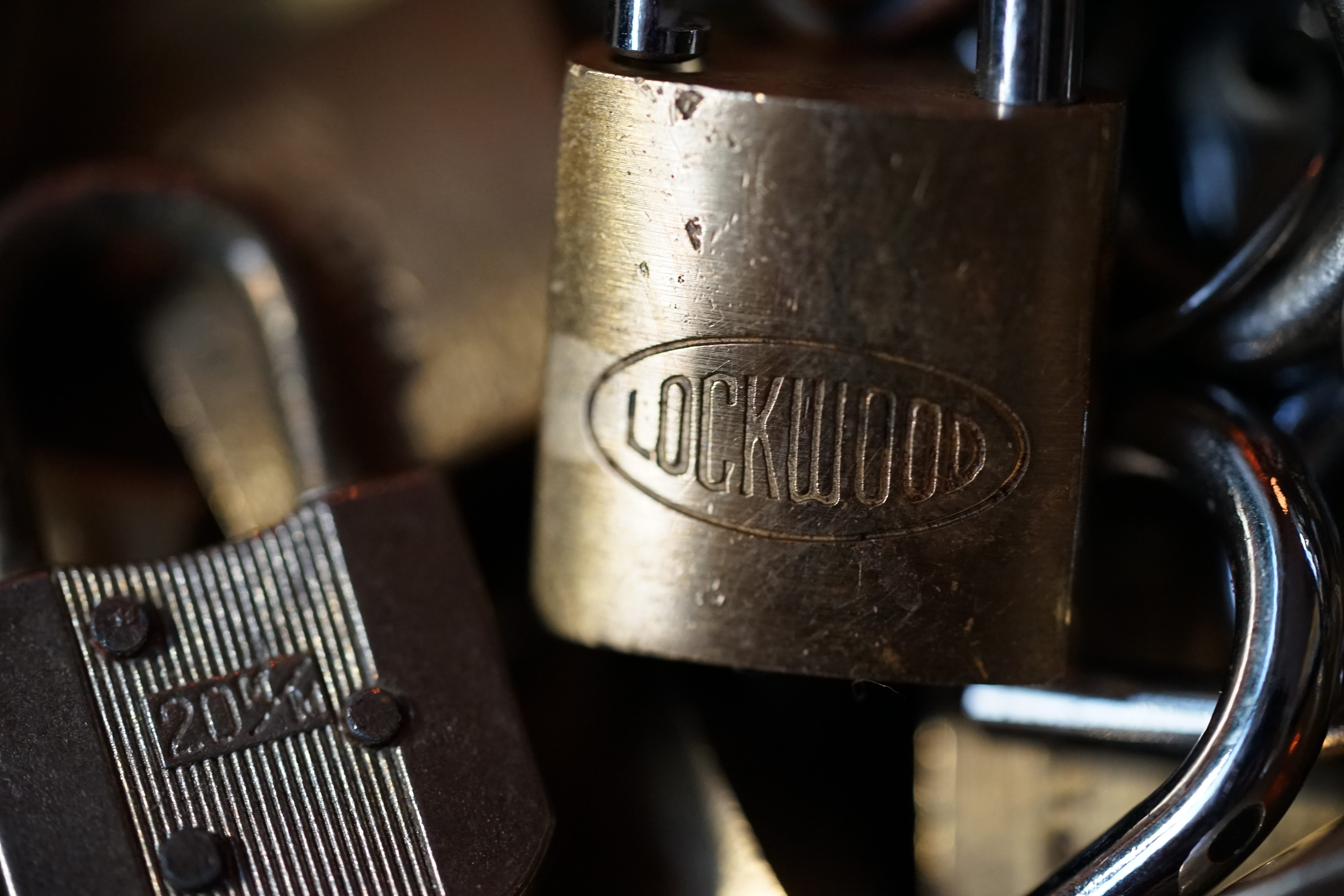 Bild et Uschi sitzt mit Arthurmeister und der Cartomanze, dem Schwerti und Bouncing Joe beim Lockpickerstammtisch im Hasenstübchen, Fuhlsbüttel. Arthurmeister spricht: Alle DOM geöffnet. Die Bild et Uschi, die rasende Reporterin gibt vor: Herr Bühl, nicht nur offen ist gut, sondern SEO und CONTENT und CONTENT und SEO und Google Token sind die Sprache ! Ich habe gerade mit deinem Freund Mr. Smitz, Beverly Hill`s telefoniert und vereinbart, daß unsere SEO Token mit den Google Token im Bunny Hall, her Rabbit House inhaltsgleich seien. 1 SEO Token = 1 GabiKo 1 Google Token = 1 BLEND 1 Arthurmeister ® Token = 1 mal schauen, wie der Detektiv sagen würde ! Arthurmeister spricht: Uschi, das mit den TOKEN ist auch so: Wer einen hat, der darf seine Kunst zeigen und deine Kunst will ja SEO und KI und Social Engineering und das BILD et Report`lern sein, wie ein DETEKTIV im Dienste der Wahrheitsfindung ! Deine SEO KUNST ist jetzt, wenn Du dich hinstellst, die wehrlosen, gepickten Schlösser und Schließzylinder ablichtest und eine SEO Leseprobe als Muster ohne Wert vom neuen Leporello ins Internetz einspinnst. Ja, genau, die mit der KI erstellten Social Engine Optimized Hasenstübchen Software. Hannenberger: Käppchen für unsere SEO Künstlerin Uschi und Stößchen für alle. Nein Joe, hier herrscht Bouncing Verbot ! Arthurmeister spricht und fragt: Uschi, hast Du bei dem Telefonat mit Mr. Smitz auch " inhaltsgleich " bedacht, das deren Amerikaner Token Autobahngold sind ! Ja, BLEND wie TOMBAK, einfachstes Blech bei dem nach wenigen Tagen die goldene Farbe abfällt. Amerikaner eben, ja genau ! I have a Choklite für aisch ! 𝔄𝔯𝔱𝔥𝔲𝔯 𝔅ü𝔥𝔩, 𝔄𝔯𝔱𝔥𝔲𝔯𝔪𝔢𝔦𝔰𝔱𝔢𝔯 ® JOE ASBERRY Hey Joe " Asberry ", ruft F 1 Rudi vom Tresen, Prost und Stößchen ruft Heike III zum Stammtisch. Die Jukebox spielt in voller Lautstärke Mr. Bojangles. Arthurmeister, der Sympathieträger hat bay the way mit einem ABUS Padlock Joe`s Michael Air Jordan`s Basketball bag gesichert ! Auch der Michael Jordan mußte hier im Hasenstübchen das Basketball bouncing Verbot akzeptieren. Formel 1 Rudi schreit: Bouncing darf und kann hier nur ein Michael Schumacher. Die Cartomanze meint, ein Ralf Schumacher auch ! Prost Weizen, Stößchen, Käppchen, ASBERRY !!! Die Jukebox by Youtube spielt " Slow Hand ". Joe, du rascal belehre uns nicht schon wieder. Wir sind hier in der Rabbit Hall and smoking is good for your drunken head. Prosit, Cheer`s, Salute, Gin Gin, altüst, sante` und Viva ! Hoch die Tassen ! Am Tresen läutet die Glocke. Der Rotamint der blinkt. Drei Tage war der JOE krank, jetzt trinkt und raucht er wieder. Gott sei Dank ! 𝔄𝔯𝔱𝔥𝔲𝔯 𝔅ü𝔥𝔩, 𝔄𝔯𝔱𝔥𝔲𝔯𝔪𝔢𝔦𝔰𝔱𝔢𝔯 ® High Noon, elevener Clock, Hasenstübchen, HAM. In der Jukebox spielt: Pointer Sisters - Slow Hand, und der Tresen grölt, Arthurmeister with the Mastertouch. A Lover whit the Easy Touch ! Nochmals " Asberry " ! Hier herrscht Basketball Bouncing Verbot ! Wir sind hier nicht bei der NBA und du wirfst keinen Korb ! Du triffst den Korb ja nicht einmal. Am Tresen läutet die Glocke: Helbing und Stößchen ! Hey Pony ! Heike V drückt in Arthurmeister`s Jukebox: Die Affen rasen durch den Wald. Arthurmeister ruft: Parole Emil. Formula One Rudi grölt: Bouncing Verbot ! Asberry hat Bouncing Verbot ! Weizen ! Joe fragt Arthurmeister: Arthur my Friend, i need for my Basketball Friends from the NBA a instruction of Lockpicking. Arthur lacht: only wenn Michael Air Jordan und Michael Schuhmacher mitmachen. Pelle schreit vom Tresen: Schuhmacher ist ein Kannister Kopf. Pino kann ihn gerade noch daran hindern Marmor Stein und Eisen bricht zu drücken. Joe wünscht sich: Teddy Pendergrass - Turn Off the Lights… Ja Joe, es ist möglich eine solche Schulung auszurichten. Hierzu muß ich bei der Firma Amazon weltweit Lockpicking Set`s und Lockpicking Zubehör wie weitere Hook`s, Snakes, Rake`s und Tension Wrenches besorgen. Vorführmaterialien wie cut away Zylinder und Übungsschlösser habe ich parat. Ich zeige den E - Pick, und führe dir die Pick - Gun vor. 1 Schuss. Du verstehst. Prost ! Weizen, Stößchen`s, und Helbing für alle. Asberry und Bühl umarmen sich ! Sympathieträger halt ! In der Jukebox spielt: Element of Crime - Mittelpunkt der Welt… See You tomorrow, wir besprechen alles weitere wie: How to pick a Car. 𝔄𝔯𝔱𝔥𝔲𝔯 𝔅ü𝔥𝔩, 𝔄𝔯𝔱𝔥𝔲𝔯𝔪𝔢𝔦𝔰𝔱𝔢𝔯 ® Next Day: High Noon at 11 fer Clock: Joe Asberry der alte NBA Bouncer betritt das Hasenstübchen, ( HAM ) his Rabbit Hall ! In Arthurmeister`s Jukebox spielt: Nein nicht Hey Joe, sondern Aloe Blacc - I Need a Dollar ! Arthur Bühl spricht: gerade habe ich mit Mr. Smitz telefoniert. Joe: Smith ist ein Sammelbegriff wie Meier. Mr. Smitz you know, he is the CEO of the Magazin Playboy - Beverly Hills. Ja und der ist mein Freund. Den kenne ich über die BILD et. We have a Telefon call. Der Mr. Smitz hat dann den Mr. Jeff Bezon, ja du weißt schon, den vom Amazon Lieferservice angerufen. Er hat ihm erklärt daß ich mit dem NBA Bouncer Joe Asberry in Sachen Lockpicking einen Workshop machen möchte. Die Glocke läutet: Weizen, Helbing und Pony`s ! F 1 Rudi schreit am Tresen: Joe, laß dir lieber erklären wie du Scott Speed das laufen beibringst. Am Tresen wird es lauter: Minardi, Minardi, wir gewinnen nie ! Scott Speed, der Name geht im Gelächter unter. Pelle schreit: der Schuhmacher ist ein Kanister Kopf. Arthurmeister meint: let Michael pass for the Champions Chip ! Arthurmeister`s Jukebox spielt exclusive für Joe: Sammy Davis jr. - Mr. Bojangles ! Also Joe, der Smitz hat beim Bezos von Amazon angerufen, wir wollen einen Lockpicking Practical Kurs meistern. Der Bezos ist dann ins Amazon Head Quarter gefahren. Nein, nicht im Uber. F 1 Rudi schreit: Der Bezos fährt Ferrari. Scholischek meint: Maybach ! Also Joe, der schaut jetzt im Amazon weltweit Lager wie viele Lockpicking Tools und Jigglers er hat. Auch Pickset`s. Er sieht auch nach wie viele HPC, 2000 er Hook`s er hat. Lockpicker Beginner Sets von Majestic und Starter Sets von Mr. Peterson sagt er, hat er Massenweise auf Lager. Arkadasch sagt, sein Schwippschwager vom Neff Cousin und dessen Freund in Berlin - Kreuzberg könnten auch solche Pick Werkzeuge und Spanner herstellen. Die haben genug Schwarz Arbeiter. Die Sympathieträger Bühl und Asberry prosten sich genüsslich zu. Weizen ! Die Cartomanze die alte Kartenlegerin meint sie könne auch spooxe anrufen. Der Noagerlzutzler meint: Ihr Deppen, auf Berlin mußt du jahrelang warten. Heike IV ruft Stößchen ! Der Pino Frank lallt: Die Rautenfotzen bleiben für immer in der zweiten Liga ! Joe ich bin mir sicher der hat auch Master bzw. Meister Lock`s. Die sind für eine Testrunde gut. Ja, die Dinger heißen Master Padlock ! OPEN ! Beer ! Nicht zu verwechseln mit Medeco ! Arthur läßt in der Jukebox im Bunny Hall TSOP spielen. The top Sound of Philladelphia ! Prost, Stößchen ! Pelle läutet auch die Glocke: Prost, Stößchen`s, Pony`s ! Dafür darf er auch für einen Heiermann: Heino - Caramba, Caracho ein Whisky drücken. Ja, Joe, aber kein Bouncing ! Der läßt die Sachen via Airforce Seattle to HAM liefern. Du weißt wie schnell Amazon liefert ! Sir Washi meint: Amazon sei so schnell wie Scott Speed. Alle lachen: Wenn er nicht wieder in die Mauer fährt ! 𝔄𝔯𝔱𝔥𝔲𝔯 𝔅ü𝔥𝔩, 𝔄𝔯𝔱𝔥𝔲𝔯𝔪𝔢𝔦𝔰𝔱𝔢𝔯 ® 11.30 High Noon im Hasenstübchen. Der Hannenberger hat die Frikadellen fertig. Senf kommt aus dem Glas. In Arthurmeister`s Jukebox spielt: Santana - Fleur da Luna. Am Stammtisch diskutieren Bühl und Asberry über Lockpicking und Präsentationen: Arthurmeister erhält einen Anruf über die 007. OH, Mr. Smitz, nice to hear you from Beverly Hill`s. OH, What ! The Airplane from Jeff Bezos, Amazon is on HAM landed ! YES, Mr. Smitz, nice to hear this Song. Slowly Arthurmeister: There is a little Problem with the Custom. Mr. Smitz ! this is not really a Problem. HAM is four Minutes from the Hasenstübchen away. I will send Taxi - Dieter. He knows there a Hintereingang, a Backdoor, you know ! I call you back. Yes, yes, Außer Regen nicht viel gewesen. Greetings to Mr. Bezos. Tell him thank you for the Support. From Stammtisch too. Arthurmeister`s Jukebox spielt: Rucki - Zucki ! Die Frikadellen vom Hannenberger schmecken jetzt auch ohne Senf. Prost, Stößchen, Weizen, Helbing und für den Noagerlzutzler ein frisches vom Faß. Die Jukebox spielt: Die Five Tops - Warte auf das Glück ! 2 Stößchen später kommt Taxi Dieter zurück in den Bunny Hall ! Oh, OH, der Zoll, eH ! Als die mich gesehen haben war der Fisch geschuppt. Die haben mir beim Einladen geholfen. 5 Pakete a`50 Kilo ! Eine viertel Tonne. Ich durfte auch den Zoll zum Lockpicking Event einladen. Tragen helfen !! Stößchen, Pony, nö, heute Käppchen ! Die Jukebox spielt: Element of Crime - Am Ende denk ich immer nur an dich ! Mr. Smitz ! you are the best ! Greetings to all Smith in the USA. Yes, Yes, Mr. Smitz, Yes. I make greetings to Friede Springer from the BILD et; Ronzheimer too. Yes, Yes, und greetings for Mrs. Quandt. If Bezos will, i can show him on the Lockpicking Demonstration how easy he can pick a BMW whit a Key Blank. Yes, Yes, Mr. Smitz ! 3 Seconds ! OFFEN, OPEN, APERTO ! schreit Giovanni und will Chianti. Bei Fiat und Ferrari Modellen ist es so ähnlich. Bei manchen brauchst du aber ein polito, ja, Nagelfeile. Prost Chianti. Yes Mr. Smitz, die Ring bell`s, Hells Bells, die Glocke klingelt, you know ! We call in time. F 1 Rudi schreit: Hülkenberg ! Giovanni schreit: Giacomo Agostini ! Joe schreit: Scott Speed ! Arthurmeister`s Jukebox spielt: The Pointer Sisters - SLOW HAND, Arthurmeister the lover with the Mastertouch ! Arkadasch bekommt von Bühl Raki ericli Plum, Sorte Schwäbischer Hengst ! Prost Zwetschgenkönigin ! Notiz: Alle SEO Texte wurden mittels einer ♥ KI Hasenstübchen SEO SOCIAL ENGINE OPTIMIZED ( Künstliche Intelligenz ) der Firma Doublebrain ®, ( ges. gesch. DPMA, Berlin, Reg.-Nr. 302022224017 ) ( Die E - Mail lautet: Doppelhirn@Doublebrain.de ) ( KI-Worldwide.de ) und doppeltem Helbing aus dem Leporello: " Arthurmeister Bühl und Bouncing Joe Asberry im Hasenstübchen ", generiert. Die Jukebox spielt: Loredana Bertè - E la luna bussò. Der Reggae Auftakt ! ♥ 𝔄𝔯𝔱𝔥𝔲𝔯 𝔅ü𝔥𝔩, 𝔄𝔯𝔱𝔥𝔲𝔯𝔪𝔢𝔦𝔰𝔱𝔢𝔯® Verschlagwortet mit unserem SEO Kartell: Arthur Bühl, Detektiv, the dutch open Lockpicking Champion ! From WIRED. ÖFFNUNG OHNE SCHLÜSSEL, Linkedin Joe Asberry, NBA, Twitter X. Basket Ball Bouncing Verbot, Arthurmeister, Raucher, Roth - Händle, Stadt Lahr - Bühl, Schwarzwald, Black Forest, Rotkäppchen you know Mr. Smitz, Sorte Schwäbischerhengst de is großfruchtig und süss wie UHU. Buhl er Zwetschge. No, only woman has Pflaumen ♥ Wappen Arthur Andreas Bühl, Flagge ! Wilhelm Busch ♥ weiter verzweschget mit unserem SEO Kartell: Arthur Bühl, Arthurmeister® Arthur ♥ Schwäbischer Hengst, Buhl, Zwetschgen Heini, Arthur Bühl Wappen, Fahne, Buehl er Zwetschge, Made in Germany, Born 1961, Sympathieträger, Google Earth, Mittelpunkt der Welt, Pflaumen, Arkadasch, Datschi, ♥ Martinameisterin, Cartomanze, Scholischek, " HIGH NOON ! ", ♥ Vokuhila ♥ Parole Emil ! und mit allen weiteren feiernden Amigo`s.