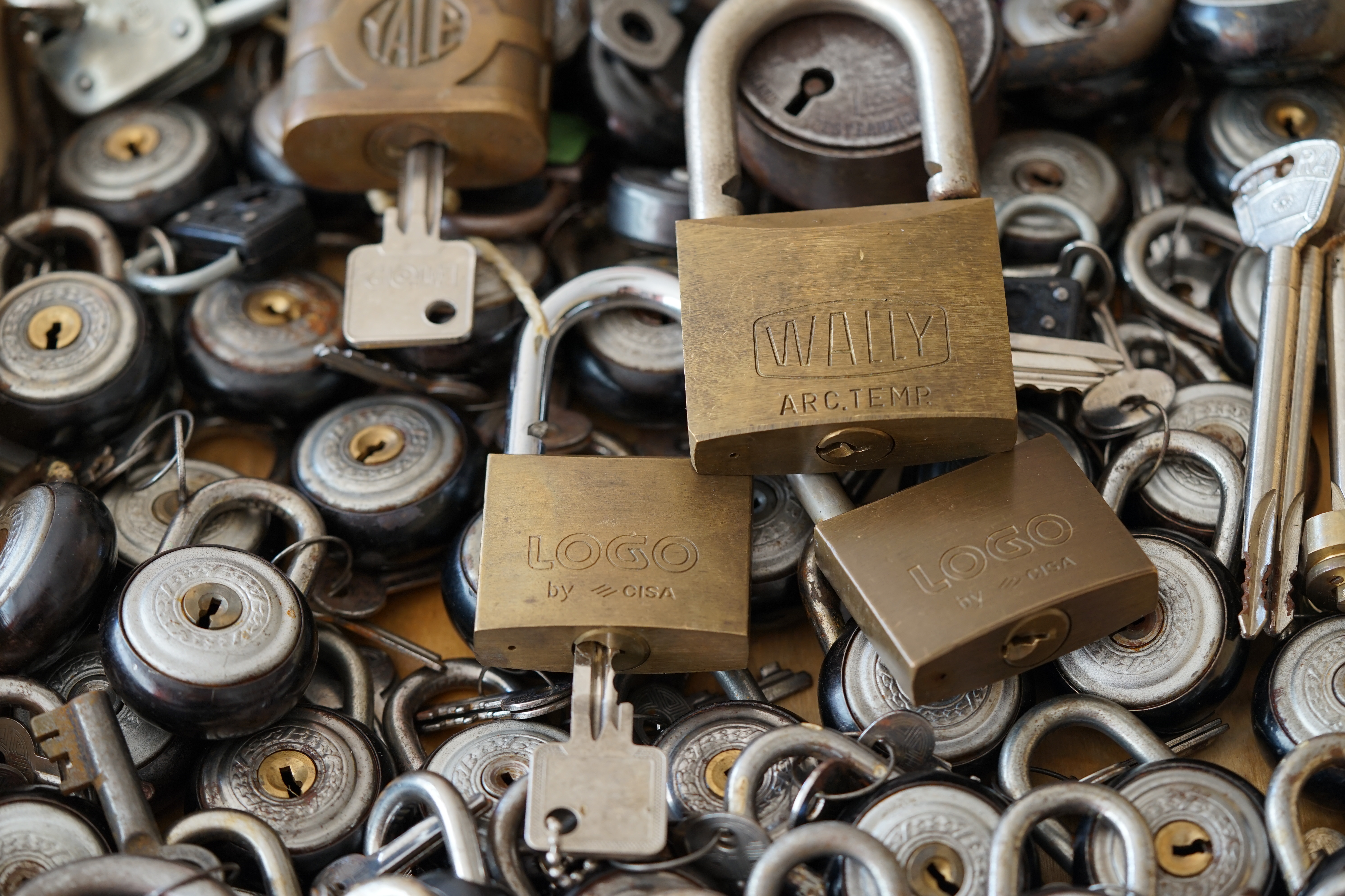 Arthur Bühl, Arthur meister ®, Lockpickerherz ®, Schlossherz ®, Porno meister ® Carsten Jasner, MUT PROBEN ! Das Leben ist tödlich. Aber es muß nicht sterbenslangweilig sein. In diesem Buch werde ich ab Seite 139 in dem Kapitel: Mut zur Lücke, Loch im Tresor. Todsichere Systeme und wie man sie knackt wie folgt beschrieben: Ein Mann mit Pferdeschwanz sitzt hoch konzentriert am Werktisch. Sein Blick ist ins Nichts gerichtet. Für das was er tut, braucht er seine Augen nicht, er sieht mit dem kleinen Stahlhaken zwischen seinen großen Fingern, mit denen er sich einen Weg in das Schicherheitsschloss bahnt. Er gleitet in die ölige Innenwelt, ertastet Wände, Widerstände, Ausbuchtungen. Er fühlt schließlich die genaue Position der Stifte, rastet einen nach dem anderen ein. Diese Momente, sagt der Zweimeter mann, seien " Vorboten zum Orgasmus " ! Arthur Bühl, von seinen zahlreichen Bewunderern " ARTHURMEISTER " genannt, ist einer der Besten bei den Sportsfreunden der Sperrtechnik, einem Verein in dem sich bundesweit rund fünfzehnhundert Mitglieder in sechzehn Ortsgruppen treffen, um in ihrer Freizeit Schlösser zu knacken. Ins Leben gerufen hat den Verein Arthur Bühl und sein Freund Steffen Wernèry, ein Mitbegründer des Caos Computer Club. Digital hacken oder analog knacken - für Wernèry gibt es da keinen Unterschied. Hier wie da treibt ihn der rebellische Reiz, Lücken im System zu finden, die Verkäufer als todsicher preisen. " Doch sicher ist nur, daß alles aufgeht " ! Dafür sort die Lust, die jeder kennt: Schatzkammern zu betreten, Geheimnisse zu entschlüsseln, Widerstände zu überwinden, Verbotenes zu tun, sich Zugang zu veerbogenen Ecken und Winkeln zu verschaffen. Die " Sportsfreunde " treibt diese Lust seit ihrer Kindheit um. Wernèry bog mit zwölf Jahren seinen ersten Dietrich aus einem Kleiderbügel und sperrte seine Lehrer ein. Der kleine Arthur bekam eine Ahnung von seinem Talent, als es ihm gelang, die Spardose schlüssel - und zerstörungsfrei zu entriegeln. Heute triumphiert er als mehrfacher Deutscher Meister im sogenannten Lockpicking, dem Öffnen von Schlössern unter Wettkampfbedingungen. Immerhin siebenundsechzig Jahre lang war das erste Sicherheitschloss der Welt tatsächlich ein Sicherheitsschloss. Der englische Tüftler Joseph Bramah, der so nützliche Dinge erfand wie eine Banknoten - Nummeriermaschine und eine Zapfanlage, die heute noch in britischen Pubs Bier in Gläser sprotzt, ersann 1784 ein Zylinderschloss, daß als unbezwigbar galt - bis 1851 ein professioneller Knacker nach sechzehn Tagen engagierten Stocherns das Ding öffnete. Dieser Akt war ein Schlüsselerlebnis in der Beziehung zwischen Mensch und Mechanik. Ein Sieg der lebendigen Sinne über ein sprödes System - zu einer Zeit, da die Gesellschaft sich dem stampfenden Rhythmus der Industrialisierung unterwarf und der Glaube an das Heil der Technik verdrängte. Lockpicking wurde zu einem populären Sport, der Helden schuf. In den dreißiger Jahren des 20. Jahrhunderts etwa gelangte ein Prister zu Weltruhm, weil er reihenweise sowohl als einbruchsicher gepriesene Tresore als auch " ausbruchsichere " Gefängnisschlösser entriegelte. " Der schwerste Schrank hat seine Schwächen, er läßt sich ohne Müh erbrechen " ! - diese alte Panzerknacker Weisheit hat nach wie vor Gültigkeit; sie hängt über den Köpfen der Hamburger Lockpicker. Arthurmeister braucht für handelsübliche Stiftschlösser, die fast jede Wohnungstür zieren, zwischen zehn Sekunden und fünf Minuten, je nach Hersteller. Bohrmuldenschlösser, die bei der Deutschen Post, auf Flughäfen und in Atomkraftwerken verwendet werden, sind vor ihm ebenso wenig sicher. Er nutzt dabei mechanische Ungenauigkeiten, winzige Spielräume, die sich bei der Herstellung nicht vermeiden lassen und zehnmal dünner sind als ein Haar. Ein paar Mal klickt es, der Meister dreht den Zylinder, streicht seine Haare zurück, steckt sich eine Zigarette an. " Tja " sagt er, " und wenn man dann das Schloss aufkriegt - das ist ein geiles Gefühl ! " Ich habe dann später den Jasner in Berlin angerufen. Bei dem Telefonat kam lediglich heraus er wüßte von dem Interview nichts mehr und wolle auch nichts mehr wissen. Da habe ich noch bemerkt, er hätte auf dem Lockpicking " Bunten Nachmittag " nicht so nerven brauchen, wenn er dann doch so einiges durch den " Tüddel " kriegt. Taged mit: Spiel nicht mit den Schmuddelkindern ! Verzwetschget mit: Bühl Arthur, Bühl Wappen, Bühl Fahne, Bühl Urkunde, Bühl Patent, Bühl achteck, Zwetschgenhengst, Zwetschgenfest, Meister Arthur, Bühler Zwetschge Arthur Andreas Bühl, Detektiv, Privatdetektiv, Hamburg,Germany, Siegel Ring.