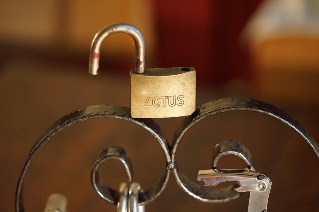 Lotus Padlock Stammtisch offen open ouvert abierto Blume Arthur Bühl Arthurmeister Jukebox im Hasenstübchen Pointer Sisters Slow hand YouTube