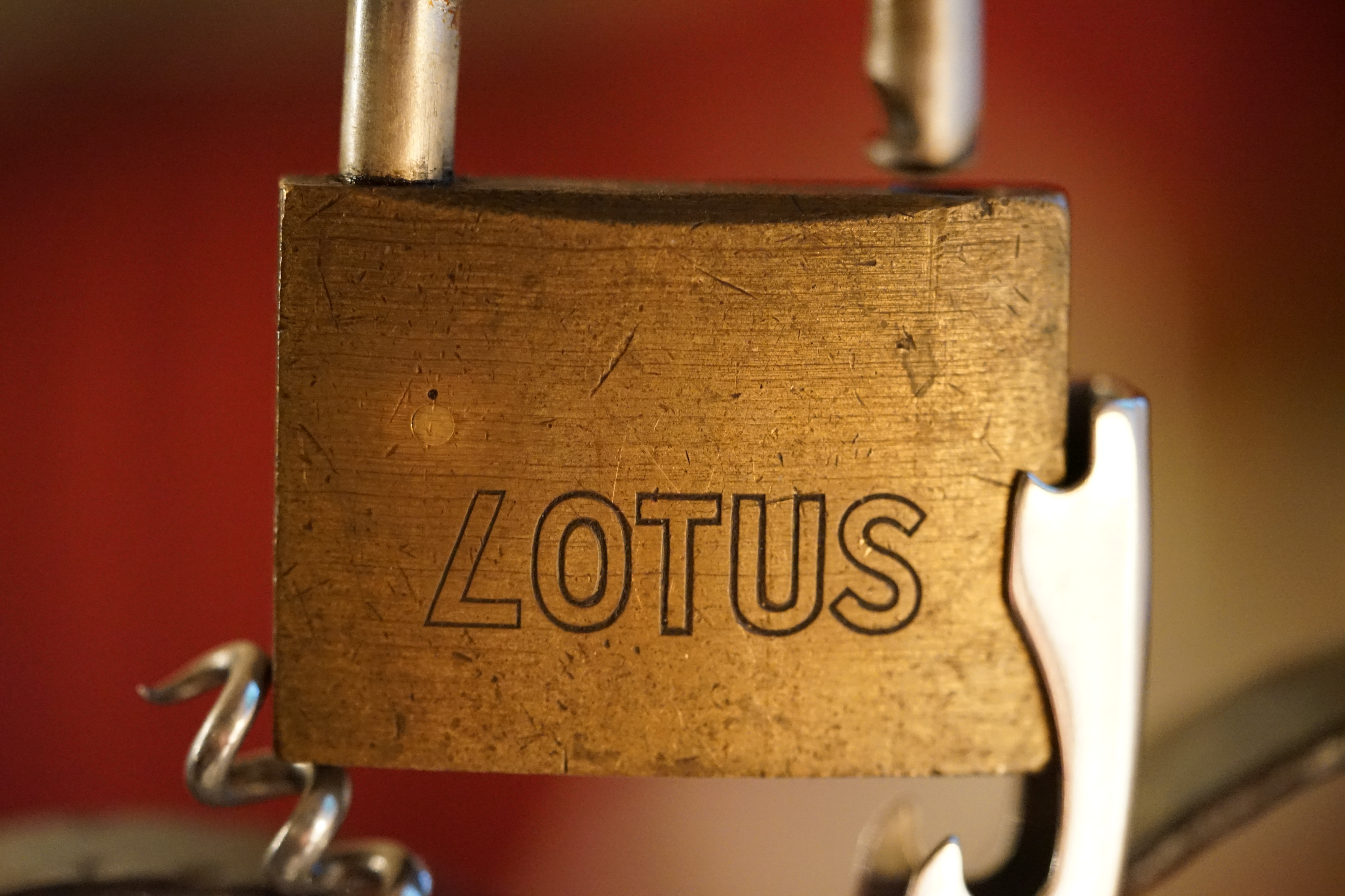 SEO F1 Rudi: ♥ 𝔄𝔯𝔱𝔥𝔲𝔯 𝔅ü𝔥𝔩, 𝔄𝔯𝔱𝔥𝔲𝔯𝔪𝔢𝔦𝔰𝔱𝔢𝔯® Arthur Andreas Bühl, Detektiv und Sympathieträger ♥, Made in Germany, Jahrgang 1961 aus Baden - Württemberg stellt seinen Leporello " Der Aufmacher " vor. Arthurmeister`s Jukebox im Hasenstübchen by YouTube, spielt Pointer Sisters: Slow Hand ! Am Tresen wird Helbing gekippt. Die Lockpicker am Stammtisch trinken nach jeder Öffnung ein Pils, manche auch Weizenbier ! Der Scholischeck nörgelt, weil er kein Padlock öffnen kann ! Ferrari Rudi brüllt: Martina die F1 Saison beginnt. Wir fliegen zum Hockenheimring ! Der Hannenberger sagt: Ich will auch mit ! Martina schreit: Minardi, wir gewinnen nie. Minardiiii, wir gewinnen niiiie. Und der Alex Young darf auch nicht mit. Can not drive ! Verschlagwortet mit Buehl, Buhl, Rotkäppchen, Zwetschgenhengst, Bühl er Zwetschge SEO für heute: Arthur Bühl, Arthurmeister® Arthur ♥ Schwäbischer Hengst, Heini, Zwetschgen Hengst, Buhl, Artur, Buehl er, Zwetschge, Made in Germany, Born 1961, Sympathieträger, Google Earth, Mittelpunkt der Welt, Pflaumen, Arkadasch, Datschi, ♥ Martinameisterin, Cartomanze, Scholischek, " HIGH NOON ! ", ♥ ♥ Vokuhila, Friseur ♥ Parole Emil !