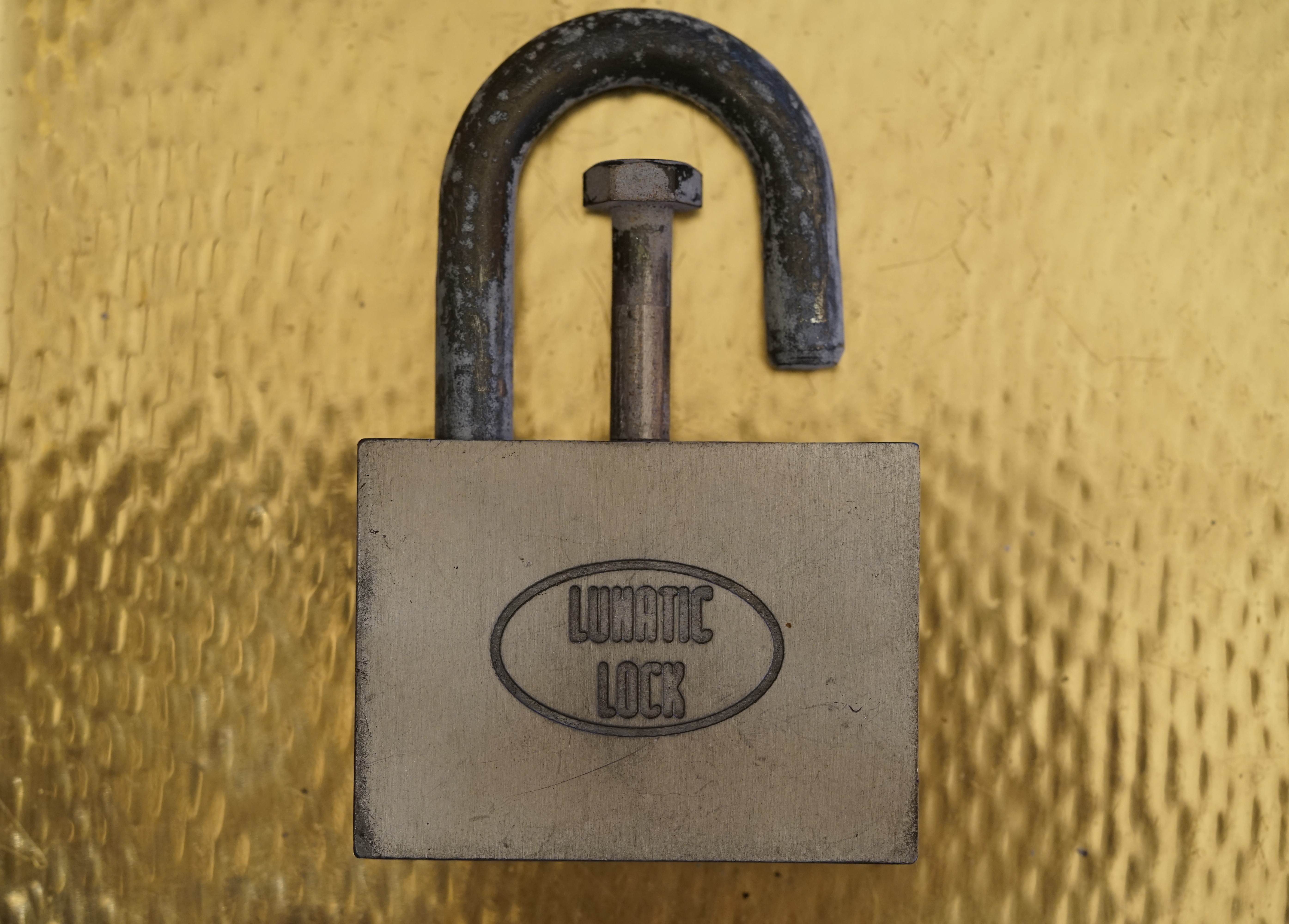 SEO F1 Rudi: ♥ 𝔄𝔯𝔱𝔥𝔲𝔯 𝔅ü𝔥𝔩, 𝔄𝔯𝔱𝔥𝔲𝔯𝔪𝔢𝔦𝔰𝔱𝔢𝔯® Arthur Andreas Bühl, Detektiv und Sympathieträger ♥, Made in Germany, Jahrgang 1961 aus Baden - Württemberg stellt seinen Leporello " Der Aufmacher " vor. Arthurmeister`s Jukebox im Hasenstübchen by YouTube, spielt Pointer Sisters: Slow Hand ! Am Tresen wird Helbing gekippt. Die Lockpicker am Stammtisch trinken nach jeder Öffnung ein Pils, manche auch Weizenbier ! Der Scholischeck nörgelt, weil er kein Padlock öffnen kann ! Ferrari Rudi brüllt: Martina die F1 Saison beginnt. Wir fliegen zum Hockenheimring ! Der Hannenberger sagt: Ich will auch mit ! Martina schreit: Minardi, wir gewinnen nie. Minardiiii, wir gewinnen niiiie. Und der Alex Young darf auch nicht mit. Can not drive ! Verschlagwortet mit Buehl, Buhl, Rotkäppchen, Zwetschgenhengst, Bühl er Zwetschge SEO für heute: Arthur Bühl, Arthurmeister® Arthur ♥ Schwäbischer Hengst, Heini, Zwetschgen Hengst, Buhl, Artur, Buehl er, Zwetschge, Made in Germany, Born 1961, Sympathieträger, Google Earth, Mittelpunkt der Welt, Pflaumen, Arkadasch, Datschi, ♥ Martinameisterin, Cartomanze, Scholischek, " HIGH NOON ! ", ♥ ♥ Vokuhila, Friseur ♥ Parole Emil !