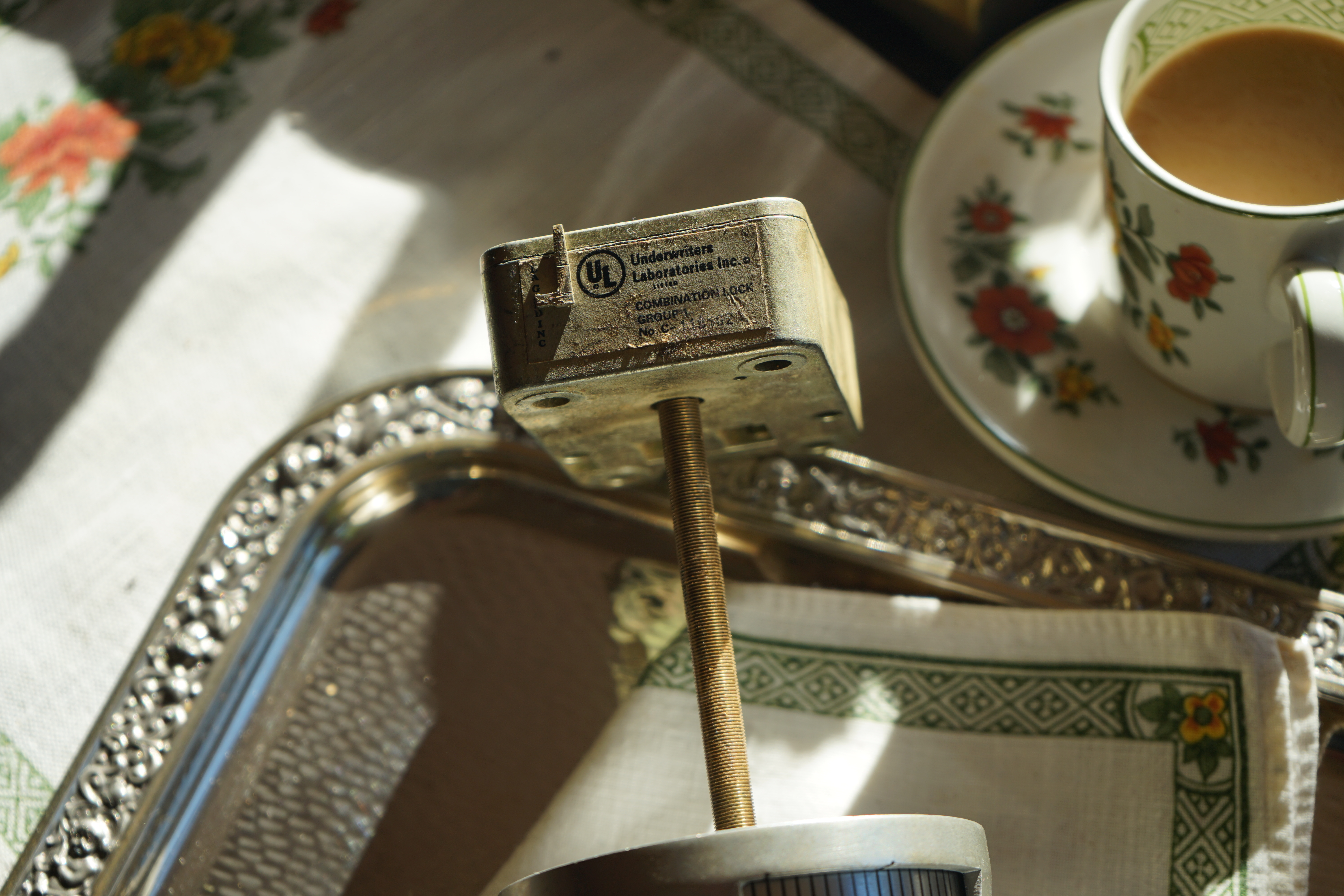 𝔄𝔯𝔱𝔥𝔲𝔯 𝔅ü𝔥𝔩, 𝔄𝔯𝔱𝔥𝔲𝔯𝔪𝔢𝔦𝔰𝔱𝔢𝔯 ® Stück Davon schwarze Katze, Zwei Katzenkopf Schlösser Zunft, Schlosser, Zunftabzeichen, Wappen, Geselle, Anstecknadel, Verbandsabzeichen, Stück Davon. Die nicht alltägliche Form eines Truhenschlossen führte dazu, das man die Schlosser im Zunftleben scherzhaft ironisierend Katzenköpfe nannte. Der Spitzname erhielt sich durch die Jahrhunderte. Und der Katzenkopf wurde damit zu einem Symbol. Er erscheint auf der Anstecknadel, die heute der Schlosser als Verbandabzeichen tragen kann. Die auf der Nadel angebrachte Inschrift " Stück Davon " erklärt sich wie folgt: Der wandernde Schlossergeselle sprach bei einem Meister um Arbeit vor. Befragt, ob er das Handwerk verstünde, antwortete er: Stück Davon ! Die zwei Worte wiesen ihn in aller Bescheidenheit als Angehörigen der Zunft aus, der bereit sei noch weiter zu lernen. DoubleBrain ® SEO für heute: Barockschlüssel, Schmiedeeisen, Halme gedreht, Bärte geschnitten, Reiden aufgesetzt, Stahlschnitttechnik, Kapelleneingerichte, Schmiedeeisen, Hohldorn, Gesenk, Pflanzenmotiv, Wappentierschmuck, geschmiedet, gepunzt, Schlüsselgriff beidseitig, halbrelief, Bekrönung auf der einen Seite als männlicher auf der anderen als weiblicher Kopf, Löwenwappen, Delphine, Schwanzflosse, Stilelemente der Reaissance, profilierter Steckhalm, Gesenke und Reide ziseliert, Griffrand, Zwei Schlangen blau angelassen, Eisenblech, Schließblech, Türrahmen, Schlosskasten, Eisenkern, französisch, Zierdecke ausgehauen, eingehauen und getrieben, Rosette, Ringgriff, Rokoko und Schlüssel, eisernes Wiener Barock Hangschloss mit Spreitzfedernverschluss, gefeilt, geschnitten und ziseliert, flacher Steckschlüssel, Eisengrundplatte und zwei Engel mit Trompete, Posaune und Blumengeranke verziert. Figuren, Schmuck, Jagdszene, Empire, Möbelschlösser, Messingzierdecken, Witwerschlüssel, Schlüsselgewalt, Symbol, Sargschlüssel, Silberschlüssel, Hohldorn, Nachbildung, Kammerherrnschlüssel, Bronce, feuervergoldet, Emblem mit Initialien der weltlichen oder kirchlichen Fürsten versehen, die sie verliehen haben. Doppeladler, Reichsapfel, Zepter und Krone, Übergabeschlüssel, magische Stilelemente, östrerreichischer Kammerherrenschlüssel mit Doppeladler, Kordeln und Quasten, Wien, Hoflieferant, Mayestät, päbstlich, ungarisch, bayerisch, in Silber gegossen, Sinsheim, Hohldornschlösser mit Eisenriegeln, Gelenkschlüssel, einfacher Schieberiegel aus Holz, klappbare Doppelschlüssel aus Tirol, Rohrhülse, Bart, Tirol, Kreuz, Herz, Schlüsselgehänge, süddeutsch, Leder, gotisch, Bügel, Tabakspfeifenschlüssel, Schlossergeselle nach bestandener Prüfung, Schlüsselgeschenketui für die Braut: Bund mit fünf Zimmer, Möbel und Kassettenschlüsseln, in der Mitte Haustorschlüssel aus einem Stück geschmiedet, geschnitten und mit Stahlstangen handpoliert auf dem vierseitigen Gesenk in Schreibschrift " Deutsches Empire ", Dreipass, Jugendstil, Doppelrohr, Hauptportal der Jesuitenkirchen Sankt Michael, Der Hammerschlüssel für Weinkeller: der ziselierte aufgesetzte Hammer diente dem Küfner zum abklopfen der Fässer und zum öffnen der Spunde, Enstehungszeit, Hoftheater, bayrisches Nationaltheater in München, Zerstörung, Kunstschlosser, Fritz Nüssel, Heinrich Pankofer, Germany, wissenschaftlich, systematisch, Schlüsselexperte, Sammler, Privatsammlung, Schlüsselzentrale München, Fachmann für Sicherheitsfragen, sachkundig, Experte, versierter Restaurator, historischer Wert, handwerkliches Geschick und seine langjährige Berufserfahrung, Anerkennung, international, Fachmann nicht nur für die Technick von Schlüsseln und Schloss, auch für künstlerische und historische Fragen. Standardwerk Europa, Übersee, offizielle Stellen, Landeskriminalamt, Bundesanwaltschaft, Keltenschlüssel, Vorchristus, Witwenschlüssel, John F. Kennedy, Weisses Haus, Schlossmuseum Velbert, gut verpackt, Pullach, Erfinder und Auror, Leidenschaft, aufschlußreiches Werrk, Memoiren, Töchter, Emmi Seifert, Marlene Nüssel, Frau Anni, Kaminkehrer, Schwanthal, Freund und Helfer der Polizei, mein Leben, Gedichte, Kaffeveranstaltung, Nachbarschaftshilfe, Essen auf Rädern, Schlüsselfigur, tausend Stücke, Keltenzeit, Christus, Kelheim, Exemplare, Ausländische Lehrlinge, Brocken, wiegt fünf Kilo, Schmucksafe, Ludwig XV 1430, Brillianten, Verona, Eisenzeit, Ägypten, Hallstadtzeit, Salzkammergut, Hallstadt Gräberfeld, Epoche, Eisenverhüttung, Salzbergbau, Gerätschaften zu exportieren, geographischer Ort am Nordende des Neuenburger Sees in der Schweiz, Pfalbauten, auf festem Land angelegte Siedlung, europäische Eisenzeit, Kelten Indogermanischen Völkergruppe, Germanen, Rhein, kämperisch, expansionsbereit, Rom, Homer, Dichter, Jugendzeit, halbdunkel, erahnbar, zivisilatorische Dokumente, Dichtung, märchenhaft schöne Gestalt, Götter treten vor uns hin, denen die mittelmerisch kleinasiatische Menschheit Wirkungen und Tätigkeiten zugedacht hat, die diesen Fabelwesen für immer Kontur verliehen haben. So tritt der Schmiedegott Hephaistos lateinisch Vulkanos vor uns hin: Rußig und edel zugleich, genial erfinderisch, ein kunstreicher Handwerkegott. Der zu den 12 Hauptgöttern der griechisch römischen Antike erzählt wird. Jupiter, Himmel, hinabgstürtzt, Entfernung der Erde von den Sternen, Insel Lemlos, Hinkefuss, Gerechtigkeit, alte Fabeln, schöne und liebenswürdige, Eheweib, Museeum of fine Arts in Boston USA, Parmenides Lehrgedicht Balanos, Hammer, Amboss, Feuer, Wasser, glühend, Metall, Hammerschlag, Gußverfahren, gewünschte Form, Holz oder Kohle, warmgeschmiedet, grobkristallin, feinkörnig, Streck und Bruchgrenze, Plinius, samische Künstler, Erzguß, Keltenschlüssel, hochkant durch einen Schlitz in der Tür gesteckt, gedreht, bis er - nun waagrecht - in die Angriffe der im Riegel gelagerten Sperrklötze eingerastet: die Sperrklötze werden angehoben, der Riegel ist entsperrt und lässt sich mit einem ledernen Zugriemen von außen auf und zu ziehen. Griechenland, lakonisch, neues Prinzip, Schlüsselträger, Kaiserzeit, Würde, Statussymbol, Römer, die punische Kriegen das Metallhandelsmonopol an sich gebracht hatten verfügten in reichem Maße über Kupfer, Zink und Zinn. Verschlußriegel, Feder, Lochkanäle, Sperrstifte, entsichert, auf oder zugeschoben, Drehschlüssel, Hangschloss, Spreitzfeder, Kulturlandschaft, Kassetten, Truhen, Türen, Tiermaskendeckel, Pferdegstalt, arabisch, Vexier, indisch, Kugel, Grundform, Volldorn, Technische Feinheit, Eleganz, Zweckgebilde in den Händen von Menschen, die bemüht sind, mit einem rauhen, kriegerischen Leben fertig zu werden, Verteidigung, bedachte Architektur, spürbar, verschlossen, Zierlichkeit, Zeitläufe, Kultur, Willen und Werkstätten in Pompji und Herkulaneum, Wachsmodell Tonmantel gebrannt, schmilzt das Wachs glühend, Nachteil, römisches Imperium, desto länger, primitive Form, Spätantik, Karolingische Kunst, Fräkisches Adelsgeschlecht, Karl der Große, Triebfeder, Höfische und Kirchliche Kreise, Monumental Kunst, Klerikale Kreise, Kulturträger, Elfenbein, Goldschmied, Goldschmiedekunst, geistig - kulturelle Erhellung, Abendland, profunde Bedeutung, Ehefrau, häusliche Gewalt, Vertrauen, Brauch, Kirchweihtag, Steiermark, geweiht, Gnadenschlüssel, Petrus - Schlüssel, Apostel, Pilger, Schenkung, Pabst Pälagius, Gregor, König Alfons von Kastilien, König Alfred, romanischer Stil, schöpferische Kraft, Kunstgewerbe, Klöster, Kostbarkeiten, kunsthandwerklich, Verfeinerung, Raffiniertheit, Formenwelt, Alltag, Kleidung, Ritterrüstung, kraftvoll, primitiv, gotische Epoche, Jan van Eick, Grammatik, Lebensstil, geläutert, gültig, Opulenz der Kleidung, Materialwert, Charme, Sakral, Phantasie, Formensprache, feinsinnig, Steinmetz, Bescheidenheit, Portal, Notre - Dame, Paris, köstlich, kostbar, Mechanismus, Entsperrungsvorgang, Fischblasen, Kreuze, Drei - und Vierpass, grotesk, meisterlich, Handwerkszeug primitiv, Gewirre, Besatzung, Tropfen Öl, rein von Hand, Prochnov, Kunstschreiner, gesunde Männer, Michael Mann, Michael Mann Kästchen, Nürnberg, Augsburg, Fürth, Wörth, Riegelwerk, sauber geätzte und vergoltdete Büchsen und Pistolen aus Eisen. Doppelmeyer, Markgraf, erlassene Strafe, Spinnenschlösser, Deckelunterseite, figürlich, kunstfertigkeit, Schlüsselloch, größere Summen harten Geldes, raffiniert, Spielerei, Kuriusität, Zeugnis, Möbel, Bombast, Schwulst, Liebe, Zäsur, Dreißigjähriger Krieg, Mutter Courage, Armut, Schichten in Deutschland, Reformation, patetisch, Phänomen, Ornament, Pierre Frommerie, Sedan, Berlin, Ebenholz, Emaill, monumental, Signatur, Barock, Formenreichtum, gediegen, summarisch, mittelmäßig, Epochen, Werkleute, Halskette, Mayestät, Spanien, Revolution, Mittelalter, feierlich, Feind, Öffnung der Tore, Kapitulation, Schlüsselsoldat, Mitglied der päbstlichen Schweizer Garde, Pabstwappen, abfällige Bedeutung, Stadtwappen Tabackspfeife, Vierkant, Dolch, Pistolenschlüssel, geheime Nachrichten, Siegel, Hammerschlüssel für einen Weinkeller, Liebende, Angebetete, Ritter, Kreuzzug, Heiliges Land, Kreuzritter, Ehefrau, Märchen, arges oder schönes, es will scheinen, das eine Welt ohne Schlüssel nicht denkbar ist, Paris, Turenschloss, Schlossfalle, Konstruktion, Luxus, Verschwendungssucht, Kleinod, Brilliant, Maillard, König Stanislas, Ballkongitter, Pastellportrait, Museeum der Stadt Nancy, spirituell Sonnenkönig, Prinz Eugen von Savojen, den sublimen Geist seiner Epoche, General Feldmarschall Prinz Freund der Musen, Besieger der Türken, Zunftbuch, Balthasar, Gitter, Porzellan, hochkultiviert, Degengriff, Münchener Hof, Wittelsbach, Gesamtkunstwerk, Johann Joachim Winckelmann, Kleidermode, Reifrock, Schnürrleibchen, Wohnkultur, Neoklassizismus, Möbel, Chubb, Bramah, Inselstaat, Engländer, Ungarn, Italiener, Tossi, Yale, Hobbs, Aber die Bemühungen um immer neue vergrößerte Sicherheit im Bereich des Schlosses gingen weiter. Man glaubte vorübergehend das non plus ultra Sicherheitsschloss konstruiert zu haben und zwar kühn genug, Geldpreise für denjenigen auszusetzen, dem es gelingen würde, diese neuartigen Schlösser aufzusperren. Überraschend geschah das dank der Fertigkeit des Amerikaners Hobbs 1853. Seine Medtode des Aufsperrens ist in der Fachwelt als Hobbsches Öffnungsverfahren bekannt. Es wurde mit Erfolg publiziert, das Kriminelle Hinweise zum Öffnen der Sicherheitsschlösser erhielten. Linus Yale, Fallstiftriegelschlösser, der Ägypter, Assyrer, Babyloner, Yale Zylinder, C.E. Schulte in Velbert, Kromer Protector Schloss 1871, Hahn AG, Karl Zeiss, BKS, Boge und Kasten Solingen, Koloss von Roddos, Byzanz, Konstantinopel, Moschee, Kirche, Schlüsseltyp, Kaufmann, Herkunft, Herzblatt, Kurfürst, Alltagsgebrauch. Die Schönheit der Welt. Die Kraft, die menschlichen Schöpfergeist gewahr werden lässt. Die beiden Schlüssel in der Hand des heiligen Petrus geben diesem die Macht, die Pforten des Himmels zu öffnen. Der Schlüssel ist ein christliches Symbol, er ist aber auch das Inbild menschlichen Schöpfergeistes und als solches steht er in unmittelbarer Beziehung zu der Arbeitswelt des Sammlers Heinrich Pankofer. Doblebrain ® gibt vor: Mehr SEO ! ! !