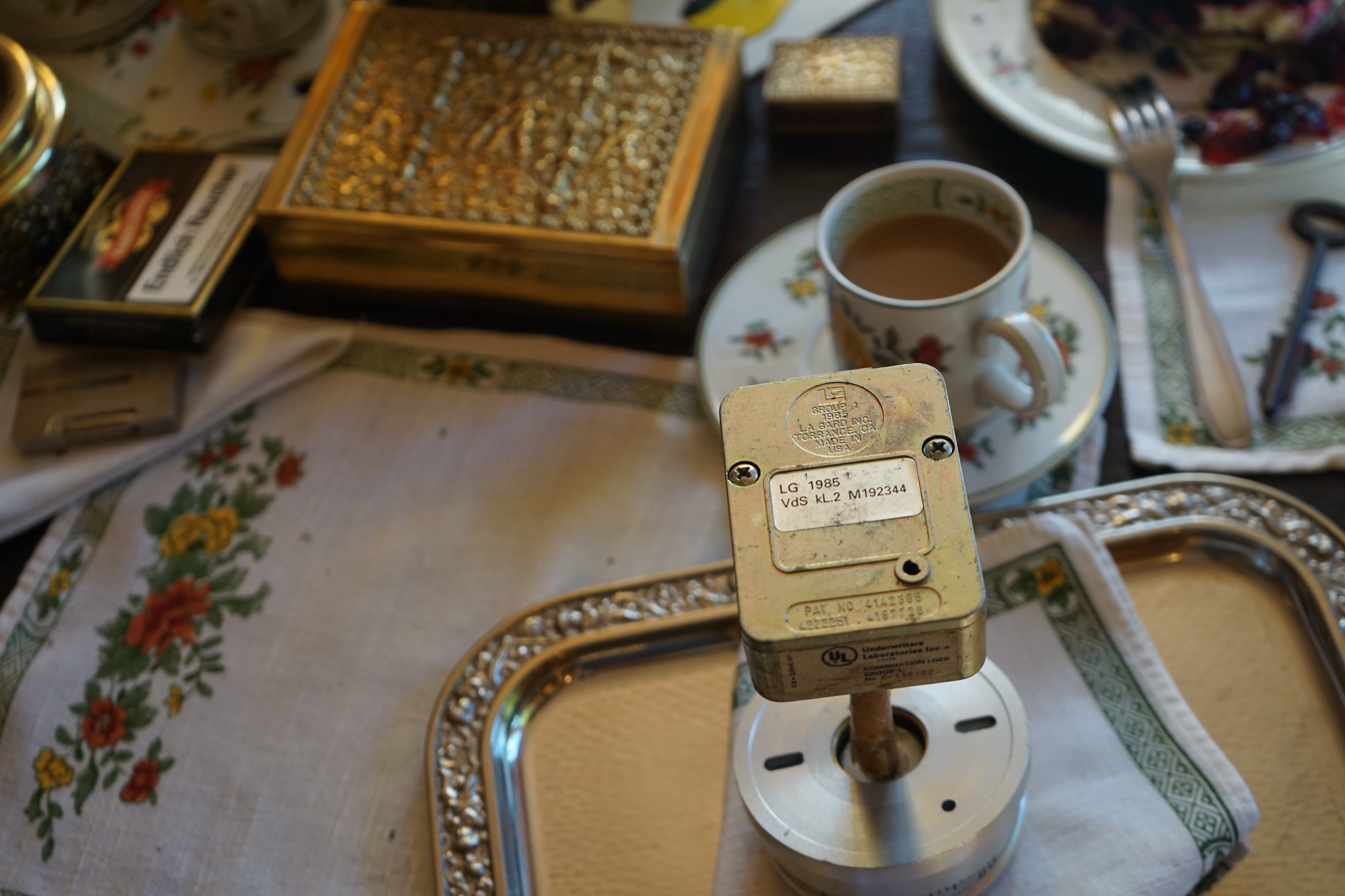 𝕬𝖗𝖙𝖍𝖚𝖗 𝕭ü𝖍𝖑, 𝕬𝖗𝖙𝖍𝖚𝖗𝖒𝖊𝖎𝖘𝖙𝖊𝖗 ® Arthur Bühl, Detektiv und Performancekünstler aus Hamburg Fuhlsbüttel, wird von seinen Freunden aus dem Hasenstübchen strahlend begrüßt: Hallo Arthurmeister®, du alter einarmiger Sympathieträger: zitierst Du heute wieder am Stammtisch beim Lockpicking und beim anschauen von Schloss Herzen unseren Freund: Wilhelm Busch ? Max und Moritz - Eine Bubengeschichte in sieben Streichen Max und Moritz machten beide, als sie lebten, keinem Freude; Bildlich siehst du jetzt die Possen, die in Wirklichkeit verdrossen, mit behaglichem Gekicher, weil du selbst vor ihnen sicher. Aber das bedenke stets : Wie man’s treibt, mein Kind, so geht’s. Vorwort Ach was muß man oft von bösen Kindern hören oder lesen ! Wie zum Beispiel hier von diesen, welche Max und Moritz hießen. Die, anstatt durch weise Lehren sich zum Guten zu bekehren, oftmals noch darüber lachten und sich heimlich lustig machten. Ja, zur Übeltätigkeit, Ja, dazu ist man bereit ! Menschen necken, Tiere quälen, Äpfel, Birnen, Zwetschen stehlen, das ist freilich angenehmer und dazu auch viel bequemer, als in Kirche oder Schule festzusitzen auf dem Stuhle. Aber wehe, wehe, wehe, Wenn ich auf das Ende sehe ! ! Aber wehe, wehe, wehe, Wenn ich auf das Ende sehe ! ! Ach, das war ein schlimmes Ding, wie es Max und Moritz ging. Drum ist hier, was sie getrieben, abgemalt und aufgeschrieben. Max und Moritz - Erster Streich - Witwe Bolte Mancher gibt sich viele Müh mit dem lieben Federvieh; einesteils der Eier wegen, welche diese Vögel legen, zweitens, weil man dann und wann einen Braten essen kann; drittens aber nimmt man auch ihre Federn zum Gebrauch in die Kissen und die Pfühle, denn man liegt nicht gerne kühle. " Seht, da ist die Witwe Bolte, Die das auch nicht gerne wollte. " Seht, da ist die Witwe Bolte, die das auch nicht gerne wollte. Ihrer Hühner waren drei und ein stolzer Hahn dabei. Max und Moritz dachten nun : Was ist hier jetzt wohl zu tun ? Ganz geschwinde, eins, zwei, drei, schneiden sie sich Brot entzwei, in vier Teile, jedes Stück wie ein kleiner Finger dick. Diese binden sie an Fäden, übers Kreuz, ein Stück an jeden, und verlegen sie genau in den Hof der guten Frau. Kaum hat dies der Hahn gesehen, fängt er auch schon an zu krähen: Kikeriki, kikikerikih!! Tak, tak, tak, da kommen sie! Hahn und Hühner schlucken munter jedes ein Stück Brot hinunter; Aber als sie sich besinnen, konnte keines recht von hinnen. In die Kreuz und in die Quer reißen sie sich hin und her, flattern auf und in die Höh, Ach herrje, herrjemine! Ach, sie bleiben an dem langen, Dürren Ast des Baumes hangen. Und ihr Hals wird lang und länger, Ihr Gesang wird bang und bänger, Jedes legt noch schnell ein Ei, Und dann kommt der Tod herbei. Witwe Bolte in der Kammer Hört im Bette diesen Jammer; Ahnungsvoll tritt sie heraus: Ach, was war das für ein Graus! " Fließet aus dem Aug, ihr Tränen! All mein Hoffen, all mein Sehnen, meines Lebens schönster Traum hängt an diesem Apfelbaum " ! Tiefbetrübt und sorgenschwer kriegt sie jetzt das Messer her, Nimmt die Toten von den Strängen, Daß sie so nicht länger hängen, Und mit stummem Trauerblick Kehrt sie in ihr Haus zurück. Dieses war der erste Streich, Doch der zweite folgt sogleich. Max und Moritz - Zweiter Streich Als die gute Witwe Bolte Sich von ihrem Schmerz erholte, Dachte sie so hin und her, Daß es wohl das beste wär, Die Verstorbnen, die hienieden Schon so frühe abgeschieden, Ganz im stillen und in Ehren Gut gebraten zu verzehren. Freilich war die Trauer groß, Als sie nun so nackt und bloß Abgerupft am Herde lagen, Sie, die einst in schönen Tagen Bald im Hofe, bald im Garten Lebensfroh im Sande scharrten. Ach, Frau Bolte weint aufs neu, Und der Spitz steht auch dabei. Max und Moritz rochen dieses: "Schnell aufs Dach gekrochen!“ hieß es. Durch den Schornstein mit Vergnügen Sehen sie die Hühner liegen, Die schon ohne Kopf und Gurgeln Lieblich in der Pfanne schmurgeln. " Eben geht mit einem Teller Witwe Bolte in den Keller " Eben geht mit einem Teller Witwe Bolte in den Keller, Daß sie von dem Sauerkohle Eine Portion sich hole, Wofür sie besonders schwärmt, Wenn er wieder aufgewärmt. Unterdessen auf dem Dache Ist man tätig bei der Sache. Max hat schon mit Vorbedacht Eine Angel mitgebracht. Schnupdiwup, da wird nach oben Schon ein Huhn heraufgehoben! Schnupdiwup, jetzt Numro zwei! Schnupdiwup, jetzt Numro drei! Und jetzt kommt noch Numro vier: Schnupdiwup, dich haben wir! Zwar der Spitz sah es genau Und er bellt: Rawau, rawau! Aber schon sind sie ganz munter Fort und von dem Dach herunter. Na, das wird Spektakel geben, Denn Frau Bolte kommt soeben; Angewurzelt stand sie da, Als sie nach der Pfanne sah. Alle Hühner waren fort, "Spitz!“ das war ihr erstes Wort. "O du Spitz, du Ungetüm! Aber wart, ich komme ihm!“ Mit dem Löffel groß und schwer Geht es über Spitzen her; Laut ertönt sein Wehgeschrei, Denn er fühlt sich schuldenfrei. Max und Moritz im Verstecke Schnarchen aber an der Hecke. Und vom ganzen Hühnerschmaus Guckt nur noch ein Bein heraus. Dieses war der zweite Streich, Doch der dritte folgt sogleich. Max und Moritz - Dritter Streich Jedermann im Dorfe kannte Einen, der sich Böck benannte. " Alle diese Kleidungssachen Wußte Schneider Böck zu machen. " Alltagsröcke, Sonntagsröcke, Lange Hosen, spitze Fräcke, Westen mit bequemen Taschen, Warme Mäntel und Gamaschen, Alle diese Kleidungssachen Wußte Schneider Böck zu machen. Oder wäre was zu flicken, Abzuschneiden, anzustücken, Oder gar ein Knopf der Hose Abgerissen oder lose Wie und wo und was es sei, Hinten, vorne, einerlei Alles macht der Meister Böck, Denn das ist sein Lebenszweck. Drum so hat in der Gemeinde Jedermann ihn gern zum Freunde. Aber Max und Moritz dachten, Wie sie ihn verdrießlich machten. Nämlich vor des Meisters Hause Floß ein Wasser mit Gebrause. Übers Wasser führt ein Steg Und darüber geht der Weg. Max und Moritz, gar nicht träge, Sägen heimlich mit der Säge, Ritzeratze! voller Tücke, In die Brücke eine Lücke. Als nun diese Tat vorbei, Hört man plötzlich ein Geschrei: "He, heraus, du Ziegen-Böck! Scheider Schneider, meck, meck, meck!“ Alles konnte Böck ertragen, Ohne nur ein Wort zu sagen; Aber wenn er dies erfuhr, Ging“s ihm wider die Natur. " Denn schon wieder ihm zum Schreck Tönt ein lautes: ‚Meck, meck, meck! " Schnelle springt er mit der Elle Über seines Hauses Schwelle, Denn schon wieder ihm zum Schreck Tönt ein lautes: "Meck, meck, meck!“ Und schon ist er auf der Brücke. Kracks, die Brücke bricht in Stücke! Wieder tönt es: "Meck, meck, meck!“ Plumps, da ist der Schneider weg! Grad als dieses vorgekommen, Kommt ein Gänsepaar geschwommen, Welches Böck in Todeshast Krampfhaft bei den Beinen faßt. Beide Gänse in der Hand, Flattert er auf trocknes Land. Übrigens bei alledem Ist so etwas nicht bequem! Wie denn Böck von der Geschichte Auch das Magendrücken kriegte. Hoch ist hier Frau Böck zu preisen! Denn ein heißes Bügeleisen, Auf den kalten Leib gebracht, Hat es wiedergutgemacht. Bald im Dorf hinauf, hinunter Hieß es: Böck ist wieder munter. Dieses war der dritte Streich, Doch der vierte folgt sogleich. Max und Moritz - Vierter Streich Also lautet ein Beschluß: Daß der Mensch was lernen muß. Nicht allein das Abc Bringt den Menschen in die Höh, Nicht allein im Schreiben, Lesen Übt sich ein vernünftig Wesen; Nicht allein in Rechnungssachen Soll der Mensch sich Mühe machen; Sondern auch der Weisheit Lehren Muß man mit Vergnügen hören. " Daß dies mit Verstand geschah War Herr Lehrer Lämpel da. " Daß dies mit Verstand geschah War Herr Lehrer Lämpel da. Max und Moritz, diese beiden, Mochten ihn darum nicht leiden. Denn wer böse Streiche macht, Gibt nicht auf den Lehrer acht. Nun war dieser brave Lehrer Von dem Tobak ein Verehrer, Was man ohne alle Frage Nach des Tages Müh und Plage Einem guten, alten Mann Auch von Herzen gönnen kann. Max und Moritz, unverdrossen, Sinnen aber schon auf Possen, Ob vermittelst seiner Pfeifen Dieser Mann nicht anzugreifen. Einstens, als es Sonntag wieder Und Herr Lämpel brav und bieder In der Kirche mit Gefühle Saß vor seinem Orgelspiele, Schlichen sich die bösen Buben In sein – Haus und seine Stuben, Wo die Meerschaumpfeife stand; Max hält sie in seiner Hand; Aber Moritz aus der Tasche Zieht die Flintenpulverflasche, Und geschwinde – stopf, stopf, stopf – Pulver in den Pfeifenkopf. Jetzt nur still und schnell nach Haus, Denn schon ist die Kirche aus! Eben schließt in sanfter Ruh Lämpel seine Kirche zu; Und mit Buch und Notenheften, Nach besorgten Amtsgeschäften, Lenkt er freudig seine Schritte Zu der heimatlichen Hütte, Und voll Dankbarkeit sodann Zündet er sein Pfeifchen an. "Ach!“ spricht er, "die größte Freud Ist doch die Zufriedenheit!“ Rums, da geht die Pfeife los Mit Getöse, schrecklich groß! Kaffeetopf und Wasserglas, Tabaksdose, Tintenfaß, Ofen, Tisch und Sorgensitz Alles fliegt im Pulverblitz. Als der Dampf sich nun erhob, Sieht man Lämpel, der – gottlob! – Lebend auf dem Rücken liegt; Doch er hat was abgekriegt. Nase, Hand, Gesicht und Ohren Sind so schwarz als wie die Mohren, Und des Haares letzter Schopf Ist verbrannt bis auf den Kopf. Wer soll nun die Kinder lehren Und die Wissenschaft vermehren Wer soll nun für Lämpel leiten Seine Amtestätigkeiten Woraus soll der Lehrer rauchen, Wenn die Pfeife nicht zu brauchen Mit der Zeit wird alles heil, Nur die Pfeife hat ihr Teil. Dieses war der vierte Streich, Doch der fünfte folgt sogleich. Max und Moritz - Fünfter Streich Wer in Dorfe oder Stadt Einen Onkel wohnen hat, Der sei höflich und bescheiden; Denn das mag der Onkel leiden. Morgens sagt man: " Guten Morgen! Haben Sie was zu besorgen?“ Bringt ihm, was er haben muß: Zeitung, Pfeife, Fidibus. Oder sollt `es wo im Rücken Drücken, beißen oder zwicken, Gleich ist man mit Freudigkeit Dienstbeflissen und bereit. Oder sei`s nach einer Prise, Daß der Onkel heftig niese, Ruft man: " Prosit ! " alsogleich. " Danke ! " - " Wohl bekomm es Euch ! " Oder kommt er spät nach Haus, Zieht man ihm die Stiefel aus, Holt Pantoffel, Schlafrock, Mütze, Daß er nicht im Kalten sitze. Kurz, man ist darauf bedacht, Was dem Onkel Freude macht. Max und Moritz ihrerseits Fanden darin keinen Reiz. Denkt euch nur, welch schlechten Witz Machten sie mit Onkel Fritz ! Jeder weiß, was so ein Mai- Käfer für ein Vogel sei. In den Bäumen hin und her Fliegt und kriecht und krabbelt er. Max und Moritz, immer munter, Schütteln sie vom Baum herunter. In die Tüte von Papiere Sperren sie die Krabbeltiere. Fort damit und in die Ecke Unter Onkel Fritzens Decke! Bald zu Bett geht Onkel Fritze In der spitzen Zipfelmütze; Seine Augen macht er zu Hüllt sich ein und schläft in Ruh. Doch die Käfer - kritze, kratze ! - Kommen schnell aus der Matratze. Schon faßt einer, der voran, Onkel Fritzens Nase an. " Bau! " schreit er“,was ist das hier ? " Und erfaßt das Ungetier. Und den Onkel voller Grausen Sieht man aus dem Bette sausen. " Autsch! " - schon wieder hat er einen lm Genicke, an den Beinen; Hin und her und rundherum Kriecht es, fliegt es mit Gebrumm. " Onkel Fritz, in dieser Not, Haut und trampelt alles tot. " Onkel Fritz, in dieser Not, Haut und trampelt alles tot. Guckste wohl, jetzt ist“s vorbei Mit der Käferkrabbelei! Onkel Fritz hat wieder Ruh Und macht seine Augen zu. Dieses war der fünfte Streich, Doch der sechste folgt sogleich. Max und Moritz - Sechster Streich In der schönen Osterzeit, Wenn die frommen Bäckersleut Viele süße Zuckersachen Backen und zurechtemachen, Wünschen Max und Moritz auch Sich so etwas zum Gebrauch. Doch der Bäcker, mit Bedacht, Hat das Backhaus zugemacht, Also, will hier einer stehlen, Muß er durch den Schlot sich quälen. Ratsch! . da kommen die zwei Knaben Durch den Schornstein,schwarz wie Raben. Puff. sie fallen in die Kist, Wo das Mehl darinnen ist ! Da! nun sind sie alle beide rundherum so weiß wie Kreide Aber schon mit viel Vergnügen sehen sie die Brezeln liegen. Knacks! da bricht der Stuhl entzwei; Schwapp! da liegen sie im Brei. Ganz von Kuchenteig umhüllt, stehn sie da als Jammerbild. " Gleich erscheint der Meister Bäcker Und bemerkt die Zuckerlecker. " Gleich erscheint der Meister Bäcker Und bemerkt die Zuckerlecker. Eins, zwei, drei, eh man`s gedacht, sind zwei Brote draus gemacht ! In dem Ofen glüht es noch Ruff ! damit ins Ofenloch ! Ruff! man zieht sie aus der Glut; Denn nun sind sie braun und gut ! Jeder denkt: die sind perdü ! Aber nein - noch leben sie. Knusper, knasper ! wie zwei Mäuse Fressen sie durch das Gehäuse; Und der Meister Bäcker schrie: " Ach herrje, da laufen sie ! " Dieses war der sechste Streich, Doch der letzte folgt sogleich. Max und Moritz - Letzter Streich Max und Moritz, wehe euch ! Jetzt kommt euer letzter Streich ! Wozu müssen auch die beiden Löcher in die Säcke schneiden ? " Seht, da trägt der Bauer Mecke Einen seiner Maltersäcke. " Seht, da trägt der Bauer Mecke Einen seiner Maltersäcke. Aber kaum, daß er von hinnen, fängt das Korn schon an zu rinnen. Und verwundert steht und spricht er: " Zapperment ! Dat Ding werd lichter ! " Hei ! Da sieht er voller Freude Max und Moritz im Getreide. Rabs ! - In seinen großen Sack Schaufelt er das Lumpenpack. Max und Moritz wird es schwüle; Denn nun geht es nach der Mühle. " Meister Müller, he, heran ! Mahl er das, so schnell er kann ! " " Her damit ! " und in den Trichter Schüttelt er die Bösewichter. Rickeracke! Rickeracke! Geht die Mühle mit Geknacke. Hier kann man sie noch erblicken Fein geschroten und in Stücken. Doch sogleich verzehret sie Meister Müllers Federvieh. Schluß Als man dies im Dorf erfuhr, War von Trauer keine Spur. Witwe Bolte, mild und weich, Sprach: " Sieh da, ich dacht es gleich ! " " Jajaja ! " rief Meister Böck, " Bosheit ist kein Lebenszweck! " Drauf so sprach Herr Lehrer Lämpel: " Dies ist wieder ein Exempel! " " Freilich“, meint der Zuckerbäcker, " Warum ist der Mensch so lecker ! " Selbst der gute Onkel Fritze Sprach: " Das kommt von dumme Witze ! " Doch der brave Bauersmann Dachte: " Wat geiht meck dat an ! " Kurz, im ganzen Ort herum Ging ein freudiges Gebrumm " Gott sei Dank ! Nun ist`s vorbei Mit der Übeltäterei ! ! " Tagged with Arthur Andreas Bühl, Arthurmeister, Vereins - Wiki - Fandom, verifiziertes Linkedin Profil Detektiv Arthur Bühl aus Hamburg, Bühl, Stadt Bühl, Wappen Bühl, Design Bühl, Zwetschgenfest Bühl, Schwäbischer Hengst Bühl, Arthur Bühl, geb. 1961, Babyboomer, Detektiv aus Hamburg sagt am Stammtisch: Wilhelm, du alter Säufer ! Hier lautet es: Parole Emil ! Koksa.org erfreulich Schlossindustrie und Elite rücken zusammen. Pressebox KABA Days, Boston Magazin Arthurmeister, one off the top lockpickers of the world. Sympathieträger Ausperrstunde, Ein bischen Ruhe bitte, Wired Arthurmeister boom`s, Wikipedia, Jukebox im Hasenstübchen, PAROLE EMIL.