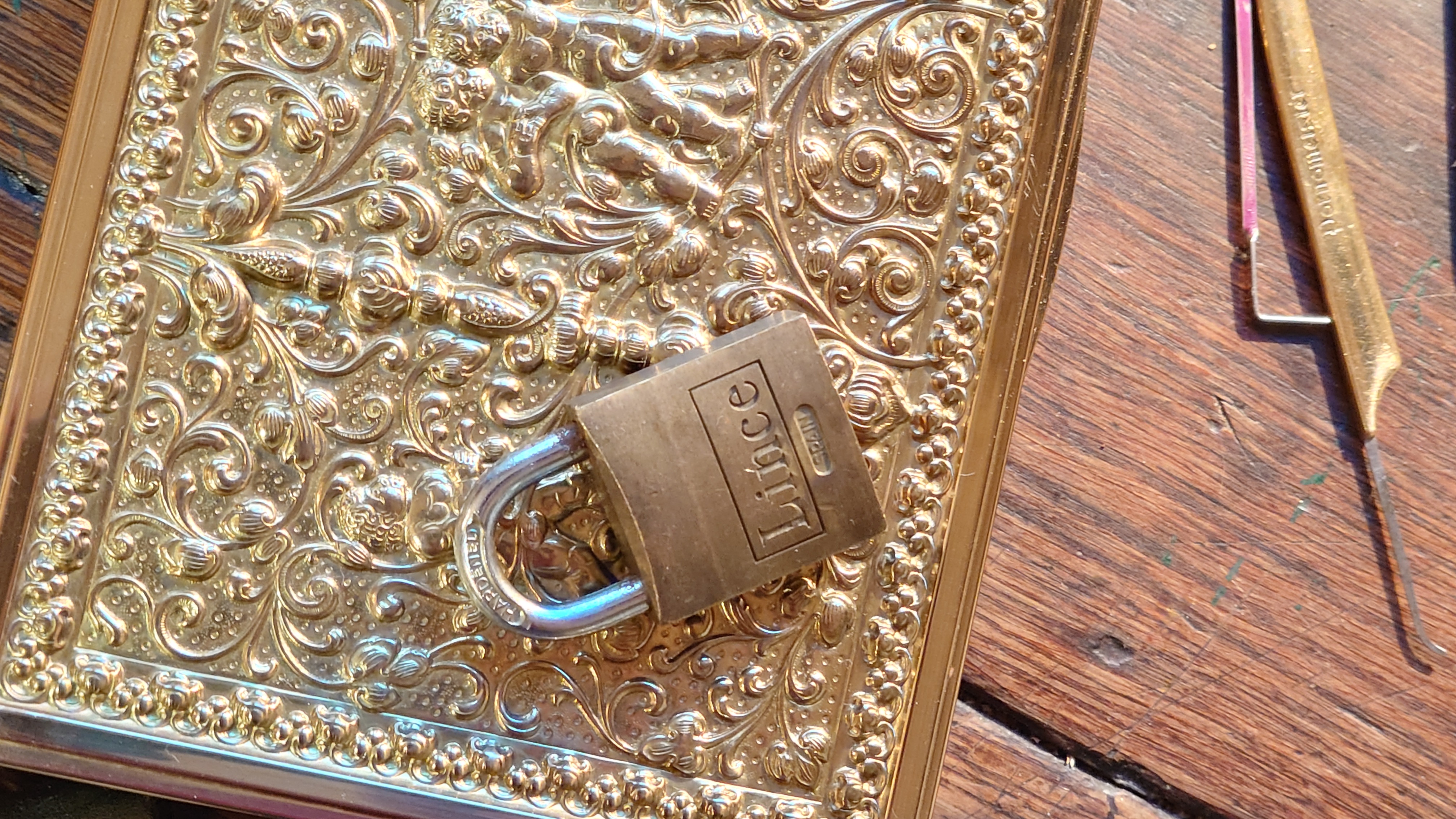 Arthurmeister007@gmail.com 𝔄𝔯𝔱𝔥𝔲𝔯 𝔅ü𝔥𝔩, 𝔄𝔯𝔱𝔥𝔲𝔯𝔪𝔢𝔦𝔰𝔱𝔢𝔯 ® Stück Davon schwarze Katze, Zwei Katzenkopf Schlösser Zunft, Schlosser, Zunftabzeichen, Wappen, Geselle, Anstecknadel, Verbandsabzeichen, Stück Davon. Die nicht alltägliche Form eines Truhenschlossen führte dazu, das man die Schlosser im Zunftleben scherzhaft ironisierend Katzenköpfe nannte. Der Spitzname erhielt sich durch die Jahrhunderte. Und der Katzenkopf wurde damit zu einem Symbol. Er erscheint auf der Anstecknadel, die heute der Schlosser als Verbandabzeichen tragen kann. Die auf der Nadel angebrachte Inschrift " Stück Davon " erklärt sich wie folgt: Der wandernde Schlossergeselle sprach bei einem Meister um Arbeit vor. Befragt, ob er das Handwerk verstünde, antwortete er: Stück Davon ! Die zwei Worte wiesen ihn in aller Bescheidenheit als Angehörigen der Zunft aus, der bereit sei noch weiter zu lernen. DoubleBrain ® SEO für heute: Barockschlüssel, Schmiedeeisen, Halme gedreht, Bärte geschnitten, Reiden aufgesetzt, Stahlschnitttechnik, Kapelleneingerichte, Schmiedeeisen, Hohldorn, Gesenk, Pflanzenmotiv, Wappentierschmuck, geschmiedet, gepunzt, Schlüsselgriff beidseitig, halbrelief, Bekrönung auf der einen Seite als männlicher auf der anderen als weiblicher Kopf, Löwenwappen, Delphine, Schwanzflosse, Stilelemente der Reaissance, profilierter Steckhalm, Gesenke und Reide ziseliert, Griffrand, Zwei Schlangen blau angelassen, Eisenblech, Schließblech, Türrahmen, Schlosskasten, Eisenkern, französisch, Zierdecke ausgehauen, eingehauen und getrieben, Rosette, Ringgriff, Rokoko und Schlüssel, eisernes Wiener Barock Hangschloss mit Spreitzfedernverschluss, gefeilt, geschnitten und ziseliert, flacher Steckschlüssel, Eisengrundplatte und zwei Engel mit Trompete, Posaune und Blumengeranke verziert. Figuren, Schmuck, Jagdszene, Empire, Möbelschlösser, Messingzierdecken, Witwerschlüssel, Schlüsselgewalt, Symbol, Sargschlüssel, Silberschlüssel, Hohldorn, Nachbildung, Kammerherrnschlüssel, Bronce, feuervergoldet, Emblem mit Initialien der weltlichen oder kirchlichen Fürsten versehen, die sie verliehen haben. Doppeladler, Reichsapfel, Zepter und Krone, Übergabeschlüssel, magische Stilelemente, östrerreichischer Kammerherrenschlüssel mit Doppeladler, Kordeln und Quasten, Wien, Hoflieferant, Mayestät, päbstlich, ungarisch, bayerisch, in Silber gegossen, Sinsheim, Hohldornschlösser mit Eisenriegeln, Gelenkschlüssel, einfacher Schieberiegel aus Holz, klappbare Doppelschlüssel aus Tirol, Rohrhülse, Bart, Tirol, Kreuz, Herz, Schlüsselgehänge, süddeutsch, Leder, gotisch, Bügel, Tabakspfeifenschlüssel, Schlossergeselle nach bestandener Prüfung, Schlüsselgeschenketui für die Braut: Bund mit fünf Zimmer, Möbel und Kassettenschlüsseln, in der Mitte Haustorschlüssel aus einem Stück geschmiedet, geschnitten und mit Stahlstangen handpoliert auf dem vierseitigen Gesenk in Schreibschrift " Deutsches Empire ", Dreipass, Jugendstil, Doppelrohr, Hauptportal der Jesuitenkirchen Sankt Michael, Der Hammerschlüssel für Weinkeller: der ziselierte aufgesetzte Hammer diente dem Küfner zum abklopfen der Fässer und zum öffnen der Spunde, Enstehungszeit, Hoftheater, bayrisches Nationaltheater in München, Zerstörung, Kunstschlosser, Fritz Nüssel, Heinrich Pankofer, Germany, wissenschaftlich, systematisch, Schlüsselexperte, Sammler, Privatsammlung, Schlüsselzentrale München, Fachmann für Sicherheitsfragen, sachkundig, Experte, versierter Restaurator, historischer Wert, handwerkliches Geschick und seine langjährige Berufserfahrung, Anerkennung, international, Fachmann nicht nur für die Technick von Schlüsseln und Schloss, auch für künstlerische und historische Fragen. Standardwerk Europa, Übersee, offizielle Stellen, Landeskriminalamt, Bundesanwaltschaft, Keltenschlüssel, Vorchristus, Witwenschlüssel, John F. Kennedy, Weisses Haus, Schlossmuseum Velbert, gut verpackt, Pullach, Erfinder und Auror, Leidenschaft, aufschlußreiches Werrk, Memoiren, Töchter, Emmi Seifert, Marlene Nüssel, Frau Anni, Kaminkehrer, Schwanthal, Freund und Helfer der Polizei, mein Leben, Gedichte, Kaffeveranstaltung, Nachbarschaftshilfe, Essen auf Rädern, Schlüsselfigur, tausend Stücke, Keltenzeit, Christus, Kelheim, Exemplare, Ausländische Lehrlinge, Brocken, wiegt fünf Kilo, Schmucksafe, Ludwig XV 1430, Brillianten, Verona, Eisenzeit, Ägypten, Hallstadtzeit, Salzkammergut, Hallstadt Gräberfeld, Epoche, Eisenverhüttung, Salzbergbau, Gerätschaften zu exportieren, geographischer Ort am Nordende des Neuenburger Sees in der Schweiz, Pfalbauten, auf festem Land angelegte Siedlung, europäische Eisenzeit, Kelten Indogermanischen Völkergruppe, Germanen, Rhein, kämperisch, expansionsbereit, Rom, Homer, Dichter, Jugendzeit, halbdunkel, erahnbar, zivisilatorische Dokumente, Dichtung, märchenhaft schöne Gestalt, Götter treten vor uns hin, denen die mittelmerisch kleinasiatische Menschheit Wirkungen und Tätigkeiten zugedacht hat, die diesen Fabelwesen für immer Kontur verliehen haben. So tritt der Schmiedegott Hephaistos lateinisch Vulkanos vor uns hin: Rußig und edel zugleich, genial erfinderisch, ein kunstreicher Handwerkegott. Der zu den 12 Hauptgöttern der griechisch römischen Antike erzählt wird. Jupiter, Himmel, hinabgstürtzt, Entfernung der Erde von den Sternen, Insel Lemlos, Hinkefuss, Gerechtigkeit, alte Fabeln, schöne und liebenswürdige, Eheweib, Museeum of fine Arts in Boston USA, Parmenides Lehrgedicht Balanos, Hammer, Amboss, Feuer, Wasser, glühend, Metall, Hammerschlag, Gußverfahren, gewünschte Form, Holz oder Kohle, warmgeschmiedet, grobkristallin, feinkörnig, Streck und Bruchgrenze, Plinius, samische Künstler, Erzguß, Keltenschlüssel, hochkant durch einen Schlitz in der Tür gesteckt, gedreht, bis er - nun waagrecht - in die Angriffe der im Riegel gelagerten Sperrklötze eingerastet: die Sperrklötze werden angehoben, der Riegel ist entsperrt und lässt sich mit einem ledernen Zugriemen von außen auf und zu ziehen. Griechenland, lakonisch, neues Prinzip, Schlüsselträger, Kaiserzeit, Würde, Statussymbol, Römer, die punische Kriegen das Metallhandelsmonopol an sich gebracht hatten verfügten in reichem Maße über Kupfer, Zink und Zinn. Verschlußriegel, Feder, Lochkanäle, Sperrstifte, entsichert, auf oder zugeschoben, Drehschlüssel, Hangschloss, Spreitzfeder, Kulturlandschaft, Kassetten, Truhen, Türen, Tiermaskendeckel, Pferdegstalt, arabisch, Vexier, indisch, Kugel, Grundform, Volldorn, Technische Feinheit, Eleganz, Zweckgebilde in den Händen von Menschen, die bemüht sind, mit einem rauhen, kriegerischen Leben fertig zu werden, Verteidigung, bedachte Architektur, spürbar, verschlossen, Zierlichkeit, Zeitläufe, Kultur, Willen und Werkstätten in Pompji und Herkulaneum, Wachsmodell Tonmantel gebrannt, schmilzt das Wachs glühend, Nachteil, römisches Imperium, desto länger, primitive Form, Spätantik, Karolingische Kunst, Fräkisches Adelsgeschlecht, Karl der Große, Triebfeder, Höfische und Kirchliche Kreise, Monumental Kunst, Klerikale Kreise, Kulturträger, Elfenbein, Goldschmied, Goldschmiedekunst, geistig - kulturelle Erhellung, Abendland, profunde Bedeutung, Ehefrau, häusliche Gewalt, Vertrauen, Brauch, Kirchweihtag, Steiermark, geweiht, Gnadenschlüssel, Petrus - Schlüssel, Apostel, Pilger, Schenkung, Pabst Pälagius, Gregor, König Alfons von Kastilien, König Alfred, romanischer Stil, schöpferische Kraft, Kunstgewerbe, Klöster, Kostbarkeiten, kunsthandwerklich, Verfeinerung, Raffiniertheit, Formenwelt, Alltag, Kleidung, Ritterrüstung, kraftvoll, primitiv, gotische Epoche, Jan van Eick, Grammatik, Lebensstil, geläutert, gültig, Opulenz der Kleidung, Materialwert, Charme, Sakral, Phantasie, Formensprache, feinsinnig, Steinmetz, Bescheidenheit, Portal, Notre - Dame, Paris, köstlich, kostbar, Mechanismus, Entsperrungsvorgang, Fischblasen, Kreuze, Drei - und Vierpass, grotesk, meisterlich, Handwerkszeug primitiv, Gewirre, Besatzung, Tropfen Öl, rein von Hand, Prochnov, Kunstschreiner, gesunde Männer, Michael Mann, Michael Mann Kästchen, Nürnberg, Augsburg, Fürth, Wörth, Riegelwerk, sauber geätzte und vergoltdete Büchsen und Pistolen aus Eisen. Doppelmeyer, Markgraf, erlassene Strafe, Spinnenschlösser, Deckelunterseite, figürlich, kunstfertigkeit, Schlüsselloch, größere Summen harten Geldes, raffiniert, Spielerei, Kuriusität, Zeugnis, Möbel, Bombast, Schwulst, Liebe, Zäsur, Dreißigjähriger Krieg, Mutter Courage, Armut, Schichten in Deutschland, Reformation, patetisch, Phänomen, Ornament, Pierre Frommerie, Sedan, Berlin, Ebenholz, Emaill, monumental, Signatur, Barock, Formenreichtum, gediegen, summarisch, mittelmäßig, Epochen, Werkleute, Halskette, Mayestät, Spanien, Revolution, Mittelalter, feierlich, Feind, Öffnung der Tore, Kapitulation, Schlüsselsoldat, Mitglied der päbstlichen Schweizer Garde, Pabstwappen, abfällige Bedeutung, Stadtwappen Tabackspfeife, Vierkant, Dolch, Pistolenschlüssel, geheime Nachrichten, Siegel, Hammerschlüssel für einen Weinkeller, Liebende, Angebetete, Ritter, Kreuzzug, Heiliges Land, Kreuzritter, Ehefrau, Märchen, arges oder schönes, es will scheinen, das eine Welt ohne Schlüssel nicht denkbar ist, Paris, Turenschloss, Schlossfalle, Konstruktion, Luxus, Verschwendungssucht, Kleinod, Brilliant, Maillard, König Stanislas, Ballkongitter, Pastellportrait, Museeum der Stadt Nancy, spirituell Sonnenkönig, Prinz Eugen von Savojen, den sublimen Geist seiner Epoche, General Feldmarschall Prinz Freund der Musen, Besieger der Türken, Zunftbuch, Balthasar, Gitter, Porzellan, hochkultiviert, Degengriff, Münchener Hof, Wittelsbach, Gesamtkunstwerk, Johann Joachim Winckelmann, Kleidermode, Reifrock, Schnürrleibchen, Wohnkultur, Neoklassizismus, Möbel, Chubb, Bramah, Inselstaat, Engländer, Ungarn, Italiener, Tossi, Yale, Hobbs, Aber die Bemühungen um immer neue vergrößerte Sicherheit im Bereich des Schlosses gingen weiter. Man glaubte vorübergehend das non plus ultra Sicherheitsschloss konstruiert zu haben und zwar kühn genug, Geldpreise für denjenigen auszusetzen, dem es gelingen würde, diese neuartigen Schlösser aufzusperren. Überraschend geschah das dank der Fertigkeit des Amerikaners Hobbs 1853. Seine Medtode des Aufsperrens ist in der Fachwelt als Hobbsches Öffnungsverfahren bekannt. Es wurde mit Erfolg publiziert, das Kriminelle Hinweise zum Öffnen der Sicherheitsschlösser erhielten. Linus Yale, Fallstiftriegelschlösser, der Ägypter, Assyrer, Babyloner, Yale Zylinder, C.E. Schulte in Velbert, Kromer Protector Schloss 1871, Hahn AG, Karl Zeiss, BKS, Boge und Kasten Solingen, Koloss von Roddos, Byzanz, Konstantinopel, Moschee, Kirche, Schlüsseltyp, Kaufmann, Herkunft, Herzblatt, Kurfürst, Alltagsgebrauch. Die Schönheit der Welt. Die Kraft, die menschlichen Schöpfergeist gewahr werden lässt. Die beiden Schlüssel in der Hand des heiligen Petrus geben diesem die Macht, die Pforten des Himmels zu öffnen. Der Schlüssel ist ein christliches Symbol, er ist aber auch das Inbild menschlichen Schöpfergeistes und als solches steht er in unmittelbarer Beziehung zu der Arbeitswelt des Sammlers Heinrich Pankofer. Doblebrain ® gibt vor: Mehr SEO ! ! ! 𝔄𝔯𝔱𝔥𝔲𝔯 𝔅ü𝔥𝔩, 𝔄𝔯𝔱𝔥𝔲𝔯𝔪𝔢𝔦𝔰𝔱𝔢𝔯 ® JOE ASBERRY Hey Joe " Asberry ", ruft F 1 Rudi vom Tresen, Prost und Stößchen ruft Heike III zum Stammtisch. Die Jukebox spielt in voller Lautstärke Mr. Bojangles. Arthurmeister, der Sympathieträger hat bay the way mit einem ABUS Padlock Joe`s Michael Air Jordan`s Basketball bag gesichert ! Auch der Michael Jordan mußte hier im Hasenstübchen das Basketball bouncing Verbot akzeptieren. Formel 1 Rudi schreit: Bouncing darf und kann hier nur ein Michael Schumacher. Die Cartomanze meint, ein Ralf Schumacher auch ! Prost Weizen, Stößchen, Käppchen, ASBERRY !!! Die Jukebox by Youtube spielt " Slow Hand ". Joe, du rascal belehre uns nicht schon wieder. Wir sind hier in der Rabbit Hall and smoking is good for your drunken head. Prosit, Cheer`s, Salute, Gin Gin, altüst, sante` und Viva ! Hoch die Tassen ! Am Tresen läutet die Glocke. Der Rotamint der blinkt. Drei Tage war der JOE krank, jetzt trinkt und raucht er wieder. Gott sei Dank ! Verschlagwortet mit: Arthur Bühl, Detektiv, the dutch open Lockpicking Champion ! From WIRED. ÖFFNUNG OHNE SCHLÜSSEL, Linkedin Joe Asberry, NBA, Twitter X. Basket Ball Bouncing Verbot, Arthurmeister, Raucher, Roth - Händle, Stadt Lahr - Bühl, Schwarzwald, Black Forest, Rötkäppchen you know Mr. Smitz, Sorte Schwäbischerhengst de is großfruchtig und süss wie UHU. Buhl er Zwetschge. No, only woman has Pflaumen ♥ Wappen Arthur Andreas Bühl, Flagge ! Wilhelm Busch ♥ 𝔄𝔯𝔱𝔥𝔲𝔯 𝔅ü𝔥𝔩, 𝔄𝔯𝔱𝔥𝔲𝔯𝔪𝔢𝔦𝔰𝔱𝔢𝔯 ® High Noon, elevener Clock, Hasenstübchen, HAM. In der Jukebox spielt: Pointer Sisters - Slow Hand, und der Tresen grölt, Arthurmeister with the Mastertouch. A Lover whit the Easy Touch ! Nochmals " Asberry " ! Hier herrscht Basketball Bouncing Verbot ! Wir sind hier nicht bei der NBA und du wirfst keinen Korb ! Du triffst den Korb ja nicht einmal. Am Tresen läutet die Glocke: Helbing und Stößchen ! Hey Pony ! Heike V drückt in Arthurmeister`s Jukebox: Die Affen rasen durch den Wald. Arthurmeister ruft: Parole Emil. Formula One Rudi grölt: Bouncing Verbot ! Asberry hat Bouncing Verbot ! Weizen ! Joe fragt Arthurmeister: Arthur my Friend, i need for my Basketball Friens from the NBA a instruction of Lockpicking. Arthur lacht: only wenn Michael Air Jordan und Michael Schuhmacher mitmachen. Pelle schreit vom Tresen: Schuhmacher ist ein Kannister Kopf. Pino kann ihn gerade noch daran hindern Marmor Stein und Eisen bricht zu drücken. Joe wünscht sich: Teddy Pendergrass - Turn Off the Lights… Ja Joe, es ist möglich eine solche Schulung auszurichten. Hierzu muß ich bei der Firma Amazon Lockpicking Set`s und Lockpicking Zubehör wie weitere Hook`s, Snakes, Rake`s und Tension Wrenches besorgen. Vorführmaterialien wie cut away Zylinder und Übungsschlösser habe ich parat. Ich zeige den E - Pick, und führe dir die Pick - Gun vor. 1 Schuss. Du verstehst. Prost ! Weizen, Stößchen`s, und Helbing für alle. Asberry und Bühl umarmen sich ! Sympathieträger halt ! In der Jukebox spielt: Element of Crime - Mittelpunkt der Welt… See You tomorrow, wir besprechen alles weitere wie: How to pick a Car. Verschlagwortet mit: Arthur Bühl, Arthurmeister® Arthur ♥ Schwäbischer Hengst, Buhl, Zwetschgen Heini, Arthur Bühl Wappen, Fahne, Buehl er Zwetschge, Made in Germany, Born 1961, Sympathieträger, Google Earth, Mittelpunkt der Welt, Pflaumen, Arkadasch, Datschi, ♥ Martinameisterin, Cartomanze, Scholischek, " HIGH NOON ! ", ♥ Vokuhila ♥ Parole Emil ! 𝔄𝔯𝔱𝔥𝔲𝔯 𝔅ü𝔥𝔩, 𝔄𝔯𝔱𝔥𝔲𝔯𝔪𝔢𝔦𝔰𝔱𝔢𝔯 ® Next Day: High Noon at 11 fer Clock: Joe Asberry der alte NBA Bouncer betritt das Hasenstübchen, ( HAM ) his Rabbit Hall ! In Arthurmeister`s Jukebox spielt: Nein nicht Hey Joe, sondern Aloe Blacc - I Need a Dollar ! Arthur Bühl spricht: gerade habe ich mit Mr. Smitz telefoniert. Joe: Smith ist ein Sammelbegriff wie Meier. Mr. Smitz you know, he is the CEO of the Magazin Playboy - Beverly Hills. Ja und der ist mein Freund. Den kenne ich über die BILD et. We have a Telefon call. Der Mr. Smitz hat dann den Mr. Jeff Bezon, ja du weißt schon, den vom Amazon Lieferservice angerufen. Er hat ihm erklärt daß ich mit dem NBA Bouncer Joe Asberry in Sachen Lockpicking einen Workshop machen möchte. Die Glocke läutet: Weizen, Helbing und Pony`s ! F 1 Rudi schreit am Tresen: Joe, laß dir lieber erklären wie du Scott Speed das laufen beibringst. Am Tresen wird es lauter: Minardi, Minardi, wir gewinnen nie ! Scott Speed, der Name geht im Gelächter unter. Pelle schreit: der Schuhmacher ist ein Kanister Kopf. Arthurmeister meint: let Michael pass for the Champions Chip ! Arthurmeister`s Jukebox spielt exclusive für Joe: Sammy Davis jr. - Mr. Bojangles ! Also Joe, der Smitz hat beim Bezos von Amazon angerufen, wir wollen einen Lockpicking Practical Kurs meistern. Der Bezos ist dann ins Amazon Head Quarter gefahren. Nein, nicht im Uber. F 1 Rudi schreit: Der Bezos fährt Ferrari. Scholischek meint: Maybach ! Also Joe, der schaut jetzt im Amazon Lager wie viele Lockpicking Tools und Jigglers er hat. Auch Pickset`s. Er sieht auch nach wie viele HPC, 2000 er Hook`s er hat. Lockpicker Beginner Sets von Majestic und Starter Sets von Mr. Peterson sagt er, hat er Massenweise auf Lager. Arkadasch sagt, sein Schwippschwager vom Neff Cousin und dessen Freund in Berlin - Kreuzberg könnten auch solche Pick Werkzeuge und Spanner herstellen. Die haben genug Schwarz Arbeiter. Die Sympathieträger Bühl und Asberry prosten sich genüsslich zu. Weizen ! Die Cartomanze die alte Kartenlegerin meint sie könne auch spooxe anrufen. Der Noagerlzutzler meint: Ihr Deppen, auf Berlin mußt du jahrelang warten. Heike IV ruft Stößchen ! Der Pino Frank lallt: Die Rautenfotzen bleiben für immer in der zweiten Liga. Joe ich bin mir sicher der hat auch Master bzw. Meister Lock`s. Die sind für eine Testrunde gut. Ja, die Dinger heißen Master Padlock ! OPEN ! Beer ! Nicht zu verwechseln mit Medeco ! Arthur läßt in der Jukebox im Bunny Hall TSOP spielen. The top Sound of Philladelphia ! Prost, Stößchen ! Pelle läutet auch die Glocke: Prost, Stößchen`s, Pony`s ! Dafür darf er auch für einen Heiermann: Heino - Caramba, Caracho ein Whisky drücken. Ja, Joe, aber kein Bouncing ! Der läßt die Sachen via Airforce Seattle to HAM liefern. Du weißt wie schnell Amazon liefert ! Sir Washi meint: Amazon sei so schnell wie Scott Speed. Alle lachen: Wenn er nicht wieder in die Mauer fährt ! Verschlagwortet mit: Arthur Bühl, Arthurmeister® Arthur ♥ Schwäbischer Hengst, Buhl, Zwetschgen Heini, Arthur Bühl, Wappen, FLagger, Buehl er Zwetschge, Made in Germany, Born 1961, Sympathieträger, Google Earth, Mittelpunkt der Welt, Pflaumen, Arkadasch, Datschi, ♥ Martinameisterin, Cartomanze, Scholischek, " HIGH NOON ! ", ♥ Vokuhila ♥ Parole Emil ! ! 𝔄𝔯𝔱𝔥𝔲𝔯 𝔅ü𝔥𝔩, 𝔄𝔯𝔱𝔥𝔲𝔯𝔪𝔢𝔦𝔰𝔱𝔢𝔯 ® 11.30 High Noon im Hasenstübchen. Der Hannenberger hat die Frikadellen fertig. Senf kommt aus dem Glas. In Arthurmeister`s Jukebox spielt: Santana - Fleur da Luna. Am Stammtisch diskutieren Bühl und Asberry über Lockpicking und Präsentationen: Arthurmeister erhält einen Anruf über die 007. OH, Mr. Smitz, nice to hear you from Beverly Hill`s. OH, What ! The Airplane from Jeff Bezos, Amazon is on HAM landed ! YES, Mr. Smitz, nice to hear this Song. Slowly Arthurmeister: There is a little Problem with the Custom. Mr. Smitz ! this is not really a Problem. HAM is four Minutes from the Hasenstübchen away. I will send Taxi - Dieter. He knows there a Hintereingang, a Backdoor, you know ! I call you back. Yes, yes, Außer Regen nicht viel gewesen. Greetings to Mr. Bezos. Tell him thank you for the Support. From Stammtisch too. Arthurmeister`s Jukebox spielt: Rucki - Zucki ! Die Frikadellen vom Hannenberger schmecken jetzt auch ohne Senf. Prost, Stößchen, Weizen, Helbing und für den Noagerlzutzler ein frisches vom Faß. Die Jukebox spielt: Die Five Tops - Warte auf das Glück ! 2 Stößchen später kommt Taxi Dieter zurück in den Bunny Hall ! Oh, OH, der Zoll, eH ! Als die mich gesehen haben war der Fisch geschuppt. Die haben mir beim Einladen geholfen. 5 Pakete a`50 Kilo ! Eine viertel Tonne. Ich durfte auch den Zoll zum Lockpicking Event einladen. Tragen helfen !! Stößchen, Pony, nö, heute Käppchen ! Die Jukebox spielt: Element of Crime - Am Ende denk ich immer nur an dich ! Mr. Smitz ! you are the best ! Greetings to all Smith in the USA. Yes, Yes, Mr. Smitz, Yes. I make greetings to Friede Springer from the BILD et; Ronzheimer too. Yes, Yes, und greetings for Mrs. Quandt. If Bezos will, i can show him on the Lockpicking Demonstration how easy he can pick a BMW whit a Key Blank. Yes, Yes, Mr. Smitz ! 3 Seconds ! OFFEN, OPEN, APERTO ! schreit Giovanni und will Chianti. Bei Fiat und Ferrari Modellen ist es so ähnlich. Bei manchen brauchst du aber ein polito, ja, Nagelfeile. Prost Chianti. Yes Mr. Smitz, die Ring bell`s, Hells Bells, die Glocke klingelt, you know ! We call in time. F 1 Rudi schreit: Hülkenberg ! Giovanni schreit: Giacomo Agostini ! Joe schreit: Scott Speed ! Arthurmeister`s Jukebox spielt: The Pointer Sisters - SLOW HAND, Arthurmeister the lover with the Mastertouch ! Arkadasch bekommt von Bühl Raki ericli Plum, Sorte Schwäbischer Hengst ! Prost Zwetschgenkönigin ! In der Vitrine von Arthur Andreas Bühl, Arthurmeister sind Schlösser, Padlocks, von ABUS, Master, BKS, CES, DOM, EVVA, Assa Abloy, Z Ikon, Kaba, Keso, ASSA, Winkhaus, Wilka, Trelock, Schmelting, Bode Panzer, Ancor Las, Drumm Geminy, Xylock, SEA, Medeco, Mul-T-Lock, Cut away, ABUS Granit, Pfaffenhain, E*S, ESS, Nemef, BAB, Babelsberg, Stasi, Diskus, WMF, Tesa, Vachette, Cisa, Wally, Rielda, Mottura, Viro, FAI, GeGe, Fichet, Bode Panzer, Tresor, Bramah, Protector, Braun`s Patent, Walomatus, Arolds, Combination Lock, Yale, Master, American Lock, Tubular, China, Indien, Aligarh, Nepal, Thailand, Zahlenschlösser, Himmelsschlüssel und noch vieles mehr, vorhanden. Alle Schliesszylinder sind Übungsmaterial für das Lockpicking. Schlagschlüssel sind auch dabei. Das Trabbi Tool, Stasi, natürlich auch. Das Wappen Arthur Andreas Bühl ist angebracht ! Die Flagge weht im Hasenstübchen. KI Satz zum Einfügen: Notiz: Alle SEO Texte wurden mittels einer ♥ KI ( Künstliche Intelligenz ) der Firma Doublebrain ®, ( ges. gesch. DPMA, Berlin, Reg.-Nr. 302022224017 ) ( Die E - Mail lautet: Doppelhirn@Doublebrain.de ) und doppeltem Helbing aus dem Leporello: " Arthurmeister Bühl und Bouncing Joe Asberry im Hasenstübchen ", generiert. Die Jukebox spielt: Loredana Bertè - E la luna bussò. Der Reggae Auftakt ! ♥