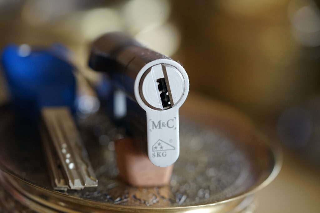 Arthurmeister M & C SKG Switzerland Security Tech Leporello Der Aufmacher Detektiv Hamburg Germany ABUS