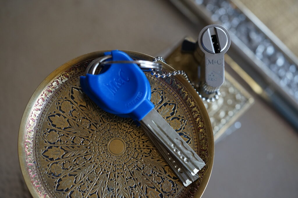 Lock Key Arthurmeister Switzerland Security Tech Leporello Der Aufmacher Detektiv Hamburg Germany ABUS