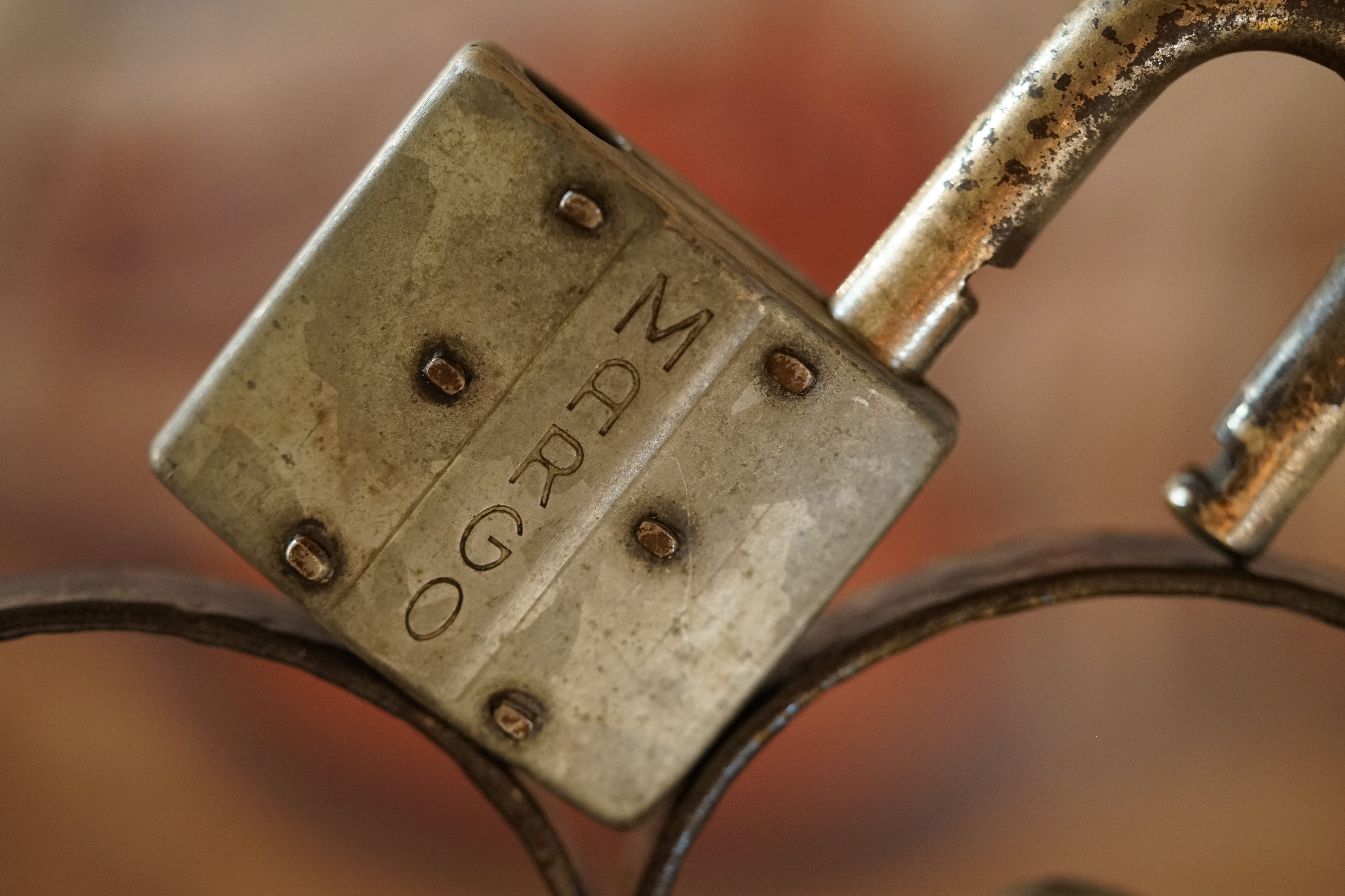 SEO Max und Moritz Max und Moritz – Eine Bubengeschichte in sieben Streichen Max und Moritz machten beide, Als sie lebten, keinem Freude : Bildlich siehst du jetzt die Possen, Die in Wirklichkeit verdrossen, Mit behaglichem Gekicher, Weil du selbst vor ihnen sicher. Aber das bedenke stets : Wie man’s treibt, mein Kind, so geht’s. Vorwort Ach was muß man oft von bösen Kindern hören oder lesen ! Wie zum Beispiel hier von diesen, welche Max und Moritz hießen. Die, anstatt durch weise Lehren sich zum Guten zu bekehren, oftmals noch darüber lachten und sich heimlich lustig machten. Ja, zur Übeltätigkeit, Ja, dazu ist man bereit ! Menschen necken, Tiere quälen, Äpfel, Birnen, Zwetschen stehlen, das ist freilich angenehmer und dazu auch viel bequemer, als in Kirche oder Schule festzusitzen auf dem Stuhle. Aber wehe, wehe, wehe, Wenn ich auf das Ende sehe ! ! Aber wehe, wehe, wehe, Wenn ich auf das Ende sehe ! ! Ach, das war ein schlimmes Ding, wie es Max und Moritz ging. Drum ist hier, was sie getrieben, abgemalt und aufgeschrieben. Max und Moritz - Erster Streich - Witwe Bolte Mancher gibt sich viele Müh Mit dem lieben Federvieh: Einesteils der Eier wegen, Welche diese Vögel legen, Zweitens, weil man dann und wann Einen Braten essen kann; Drittens aber nimmt man auch Ihre Federn zum Gebrauch In die Kissen und die Pfühle, Denn man liegt nicht gerne kühle. " Seht, da ist die Witwe Bolte, Die das auch nicht gerne wollte. " Seht, da ist die Witwe Bolte, Die das auch nicht gerne wollte. Ihrer Hühner waren drei Und ein stolzer Hahn dabei. Max und Moritz dachten nun: Was ist hier jetzt wohl zu tun? Ganz geschwinde, eins, zwei, drei, Schneiden sie sich Brot entzwei, In vier Teile, jedes Stück Wie ein kleiner Finger dick. Diese binden sie an Fäden, Übers Kreuz, ein Stück an jeden, Und verlegen sie genau In den Hof der guten Frau. Kaum hat dies der Hahn gesehen, fängt er auch schon an zu krähen: Kikeriki, kikikerikih!! Tak, tak, tak, da kommen sie! Hahn und Hühner schlucken munter Jedes ein Stück Brot hinunter; Aber als sie sich besinnen, Konnte keines recht von hinnen. In die Kreuz und in die Quer Reißen sie sich hin und her, Flattern auf und in die Höh, Ach herrje, herrjemine! Ach, sie bleiben an dem langen, Dürren Ast des Baumes hangen. Und ihr Hals wird lang und länger, Ihr Gesang wird bang und bänger, Jedes legt noch schnell ein Ei, Und dann kommt der Tod herbei. Witwe Bolte in der Kammer Hört im Bette diesen Jammer; Ahnungsvoll tritt sie heraus: Ach, was war das für ein Graus! "Fließet aus dem Aug, ihr Tränen! All mein Hoffen, all mein Sehnen, Meines Lebens schönster Traum Hängt an diesem Apfelbaum!“ Tiefbetrübt und sorgenschwer Kriegt sie jetzt das Messer her, Nimmt die Toten von den Strängen, Daß sie so nicht länger hängen, Und mit stummem Trauerblick Kehrt sie in ihr Haus zurück. Dieses war der erste Streich, Doch der zweite folgt sogleich. Max und Moritz - Zweiter Streich Als die gute Witwe Bolte Sich von ihrem Schmerz erholte, Dachte sie so hin und her, Daß es wohl das beste wär, Die Verstorbnen, die hienieden Schon so frühe abgeschieden, Ganz im stillen und in Ehren Gut gebraten zu verzehren. Freilich war die Trauer groß, Als sie nun so nackt und bloß Abgerupft am Herde lagen, Sie, die einst in schönen Tagen Bald im Hofe, bald im Garten Lebensfroh im Sande scharrten. Ach, Frau Bolte weint aufs neu, Und der Spitz steht auch dabei. Max und Moritz rochen dieses: "Schnell aufs Dach gekrochen!“ hieß es. Durch den Schornstein mit Vergnügen Sehen sie die Hühner liegen, Die schon ohne Kopf und Gurgeln Lieblich in der Pfanne schmurgeln. " Eben geht mit einem Teller Witwe Bolte in den Keller " Eben geht mit einem Teller Witwe Bolte in den Keller, Daß sie von dem Sauerkohle Eine Portion sich hole, Wofür sie besonders schwärmt, Wenn er wieder aufgewärmt. Unterdessen auf dem Dache Ist man tätig bei der Sache. Max hat schon mit Vorbedacht Eine Angel mitgebracht. Schnupdiwup, da wird nach oben Schon ein Huhn heraufgehoben! Schnupdiwup, jetzt Numro zwei! Schnupdiwup, jetzt Numro drei! Und jetzt kommt noch Numro vier: Schnupdiwup, dich haben wir! Zwar der Spitz sah es genau Und er bellt: Rawau, rawau! Aber schon sind sie ganz munter Fort und von dem Dach herunter. Na, das wird Spektakel geben, Denn Frau Bolte kommt soeben; Angewurzelt stand sie da, Als sie nach der Pfanne sah. Alle Hühner waren fort, "Spitz!“ das war ihr erstes Wort. "O du Spitz, du Ungetüm! Aber wart, ich komme ihm!“ Mit dem Löffel groß und schwer Geht es über Spitzen her; Laut ertönt sein Wehgeschrei, Denn er fühlt sich schuldenfrei. Max und Moritz im Verstecke Schnarchen aber an der Hecke. Und vom ganzen Hühnerschmaus Guckt nur noch ein Bein heraus. Dieses war der zweite Streich, Doch der dritte folgt sogleich. Max und Moritz - Dritter Streich Jedermann im Dorfe kannte Einen, der sich Böck benannte. " Alle diese Kleidungssachen Wußte Schneider Böck zu machen. " Alltagsröcke, Sonntagsröcke, Lange Hosen, spitze Fräcke, Westen mit bequemen Taschen, Warme Mäntel und Gamaschen, Alle diese Kleidungssachen Wußte Schneider Böck zu machen. Oder wäre was zu flicken, Abzuschneiden, anzustücken, Oder gar ein Knopf der Hose Abgerissen oder lose Wie und wo und was es sei, Hinten, vorne, einerlei Alles macht der Meister Böck, Denn das ist sein Lebenszweck. Drum so hat in der Gemeinde Jedermann ihn gern zum Freunde. Aber Max und Moritz dachten, Wie sie ihn verdrießlich machten. Nämlich vor des Meisters Hause Floß ein Wasser mit Gebrause. Übers Wasser führt ein Steg Und darüber geht der Weg. Max und Moritz, gar nicht träge, Sägen heimlich mit der Säge, Ritzeratze! voller Tücke, In die Brücke eine Lücke. Als nun diese Tat vorbei, Hört man plötzlich ein Geschrei: "He, heraus, du Ziegen-Böck! Scheider Schneider, meck, meck, meck!“ Alles konnte Böck ertragen, Ohne nur ein Wort zu sagen; Aber wenn er dies erfuhr, Ging“s ihm wider die Natur. " Denn schon wieder ihm zum Schreck Tönt ein lautes: ‚Meck, meck, meck! " Schnelle springt er mit der Elle Über seines Hauses Schwelle, Denn schon wieder ihm zum Schreck Tönt ein lautes: "Meck, meck, meck!“ Und schon ist er auf der Brücke. Kracks, die Brücke bricht in Stücke! Wieder tönt es: "Meck, meck, meck!“ Plumps, da ist der Schneider weg! Grad als dieses vorgekommen, Kommt ein Gänsepaar geschwommen, Welches Böck in Todeshast Krampfhaft bei den Beinen faßt. Beide Gänse in der Hand, Flattert er auf trocknes Land. Übrigens bei alledem Ist so etwas nicht bequem! Wie denn Böck von der Geschichte Auch das Magendrücken kriegte. Hoch ist hier Frau Böck zu preisen! Denn ein heißes Bügeleisen, Auf den kalten Leib gebracht, Hat es wiedergutgemacht. Bald im Dorf hinauf, hinunter Hieß es: Böck ist wieder munter. Dieses war der dritte Streich, Doch der vierte folgt sogleich. Max und Moritz - Vierter Streich Also lautet ein Beschluß: Daß der Mensch was lernen muß. Nicht allein das Abc Bringt den Menschen in die Höh, Nicht allein im Schreiben, Lesen Übt sich ein vernünftig Wesen; Nicht allein in Rechnungssachen Soll der Mensch sich Mühe machen; Sondern auch der Weisheit Lehren Muß man mit Vergnügen hören. " Daß dies mit Verstand geschah War Herr Lehrer Lämpel da. " Daß dies mit Verstand geschah War Herr Lehrer Lämpel da. Max und Moritz, diese beiden, Mochten ihn darum nicht leiden. Denn wer böse Streiche macht, Gibt nicht auf den Lehrer acht. Nun war dieser brave Lehrer Von dem Tobak ein Verehrer, Was man ohne alle Frage Nach des Tages Müh und Plage Einem guten, alten Mann Auch von Herzen gönnen kann. Max und Moritz, unverdrossen, Sinnen aber schon auf Possen, Ob vermittelst seiner Pfeifen Dieser Mann nicht anzugreifen. Einstens, als es Sonntag wieder Und Herr Lämpel brav und bieder In der Kirche mit Gefühle Saß vor seinem Orgelspiele, Schlichen sich die bösen Buben In sein – Haus und seine Stuben, Wo die Meerschaumpfeife stand; Max hält sie in seiner Hand; Aber Moritz aus der Tasche Zieht die Flintenpulverflasche, Und geschwinde – stopf, stopf, stopf – Pulver in den Pfeifenkopf. Jetzt nur still und schnell nach Haus, Denn schon ist die Kirche aus! Eben schließt in sanfter Ruh Lämpel seine Kirche zu; Und mit Buch und Notenheften, Nach besorgten Amtsgeschäften, Lenkt er freudig seine Schritte Zu der heimatlichen Hütte, Und voll Dankbarkeit sodann Zündet er sein Pfeifchen an. "Ach!“ spricht er, "die größte Freud Ist doch die Zufriedenheit!“ Rums, da geht die Pfeife los Mit Getöse, schrecklich groß! Kaffeetopf und Wasserglas, Tabaksdose, Tintenfaß, Ofen, Tisch und Sorgensitz Alles fliegt im Pulverblitz. Als der Dampf sich nun erhob, Sieht man Lämpel, der – gottlob! – Lebend auf dem Rücken liegt; Doch er hat was abgekriegt. Nase, Hand, Gesicht und Ohren Sind so schwarz als wie die Mohren, Und des Haares letzter Schopf Ist verbrannt bis auf den Kopf. Wer soll nun die Kinder lehren Und die Wissenschaft vermehren Wer soll nun für Lämpel leiten Seine Amtestätigkeiten Woraus soll der Lehrer rauchen, Wenn die Pfeife nicht zu brauchen Mit der Zeit wird alles heil, Nur die Pfeife hat ihr Teil. Dieses war der vierte Streich, Doch der fünfte folgt sogleich. Max und Moritz - Fünfter Streich Wer in Dorfe oder Stadt Einen Onkel wohnen hat, Der sei höflich und bescheiden; Denn das mag der Onkel leiden. Morgens sagt man: "Guten Morgen! Haben Sie was zu besorgen?“ Bringt ihm, was er haben muß: Zeitung, Pfeife, Fidibus. Oder sollt“ es wo im Rücken Drücken, beißen oder zwicken, Gleich ist man mit Freudigkeit Dienstbeflissen und bereit. Oder sei“s nach einer Prise, Daß der Onkel heftig niese, Ruft man: "Prosit!“ alsogleich. "Danke!“ – "Wohl bekomm es Euch!“ Oder kommt er spät nach Haus, Zieht man ihm die Stiefel aus, Holt Pantoffel, Schlafrock, Mütze, Daß er nicht im Kalten sitze. Kurz, man ist darauf bedacht, Was dem Onkel Freude macht. Max und Moritz ihrerseits Fanden darin keinen Reiz. Denkt euch nur, welch schlechten Witz Machten sie mit Onkel Fritz! Jeder weiß, was so ein Mai- Käfer für ein Vogel sei. In den Bäumen hin und her Fliegt und kriecht und krabbelt er. Max und Moritz, immer munter, Schütteln sie vom Baum herunter. In die Tüte von Papiere Sperren sie die Krabbeltiere. Fort damit und in die Ecke Unter Onkel Fritzens Decke! Bald zu Bett geht Onkel Fritze In der spitzen Zipfelmütze; Seine Augen macht er zu Hüllt sich ein und schläft in Ruh. Doch die Käfer - kritze, kratze ! - Kommen schnell aus der Matratze. Schon faßt einer, der voran, Onkel Fritzens Nase an. " Bau! " schreit er“,was ist das hier ? " Und erfaßt das Ungetier. Und den Onkel voller Grausen Sieht man aus dem Bette sausen. "Autsch!“ – schon wieder hat er einen lm Genicke, an den Beinen; Hin und her und rundherum Kriecht es, fliegt es mit Gebrumm. " Onkel Fritz, in dieser Not, Haut und trampelt alles tot. " Onkel Fritz, in dieser Not, Haut und trampelt alles tot. Guckste wohl, jetzt ist“s vorbei Mit der Käferkrabbelei! Onkel Fritz hat wieder Ruh Und macht seine Augen zu. Dieses war der fünfte Streich, Doch der sechste folgt sogleich. Max und Moritz - Sechster Streich In der schönen Osterzeit, Wenn die frommen Bäckersleut Viele süße Zuckersachen Backen und zurechtemachen, Wünschen Max und Moritz auch Sich so etwas zum Gebrauch. Doch der Bäcker, mit Bedacht, Hat das Backhaus zugemacht, Also, will hier einer stehlen, Muß er durch den Schlot sich quälen. Ratsch! . da kommen die zwei Knaben Durch den Schornstein,schwarz wie Raben. Puff. sie fallen in die Kist, Wo das Mehl darinnen ist! Da! nun sind sie alle beide Rundherum so weiß wie Kreide Aber schon mit viel Vergnügen Sehen sie die Brezeln liegen. Knacks! da bricht der Stuhl entzwei; Schwapp! da liegen sie im Brei. Ganz von Kuchenteig umhüllt, Stehn sie da als Jammerbild. " Gleich erscheint der Meister Bäcker Und bemerkt die Zuckerlecker. " Gleich erscheint der Meister Bäcker Und bemerkt die Zuckerlecker. Eins, zwei, drei, eh man“s gedacht, Sind zwei Brote draus gemacht! In dem Ofen glüht es noch Ruff! damit ins Ofenloch! Ruff! man zieht sie aus der Glut; Denn nun sind sie braun und gut! Jeder denkt: die sind perdü! Aber nein – noch leben sie. Knusper, knasper! wie zwei Mäuse Fressen sie durch das Gehäuse; Und der Meister Bäcker schrie: "Ach herrje, da laufen sie!“ Dieses war der sechste Streich, Doch der letzte folgt sogleich. Max und Moritz - Letzter Streich Max und Moritz, wehe euch! Jetzt kommt euer letzter Streich! Wozu müssen auch die beiden Löcher in die Säcke schneiden? " Seht, da trägt der Bauer Mecke Einen seiner Maltersäcke. " Seht, da trägt der Bauer Mecke Einen seiner Maltersäcke. Aber kaum, daß er von hinnen, Fängt das Korn schon an zu rinnen. Und verwundert steht und spricht er: " Zapperment! Dat Ding werd lichter ! " Hei! Da sieht er voller Freude Max und Moritz im Getreide. Rabs! - In seinen großen Sack Schaufelt er das Lumpenpack. Max und Moritz wird es schwüle; Denn nun geht es nach der Mühle. " Meister Müller, he, heran ! Mahl er das, so schnell er kann ! " " Her damit ! " und in den Trichter Schüttelt er die Bösewichter. Rickeracke! Rickeracke! Geht die Mühle mit Geknacke. Hier kann man sie noch erblicken Fein geschroten und in Stücken. Doch sogleich verzehret sie Meister Müllers Federvieh. Schluß Als man dies im Dorf erfuhr, War von Trauer keine Spur. Witwe Bolte, mild und weich, Sprach: " Sieh da, ich dacht es gleich ! " " Jajaja ! " rief Meister Böck, " Bosheit ist kein Lebenszweck! " Drauf so sprach Herr Lehrer Lämpel: "Dies ist wieder ein Exempel!“ "Freilich“, meint der Zuckerbäcker, "Warum ist der Mensch so lecker!“ Selbst der gute Onkel Fritze Sprach: "Das kommt von dumme Witze! “ Doch der brave Bauersmann Dachte: " Wat geiht meck dat an! “ Kurz, im ganzen Ort herum Ging ein freudiges Gebrumm " Gott sei Dank! Nun ist “s vorbei Mit der Übeltäterei ! ! “ Tagged with Arthur Andreas Bühl, Arthurmeister, Vereins - Wiki - Fandom, Bühl, Stadt Bühl, Wappen Bühl, Design Bühl, Zwetschgenfest Bühl, Schwäbischer Hengst Bühl