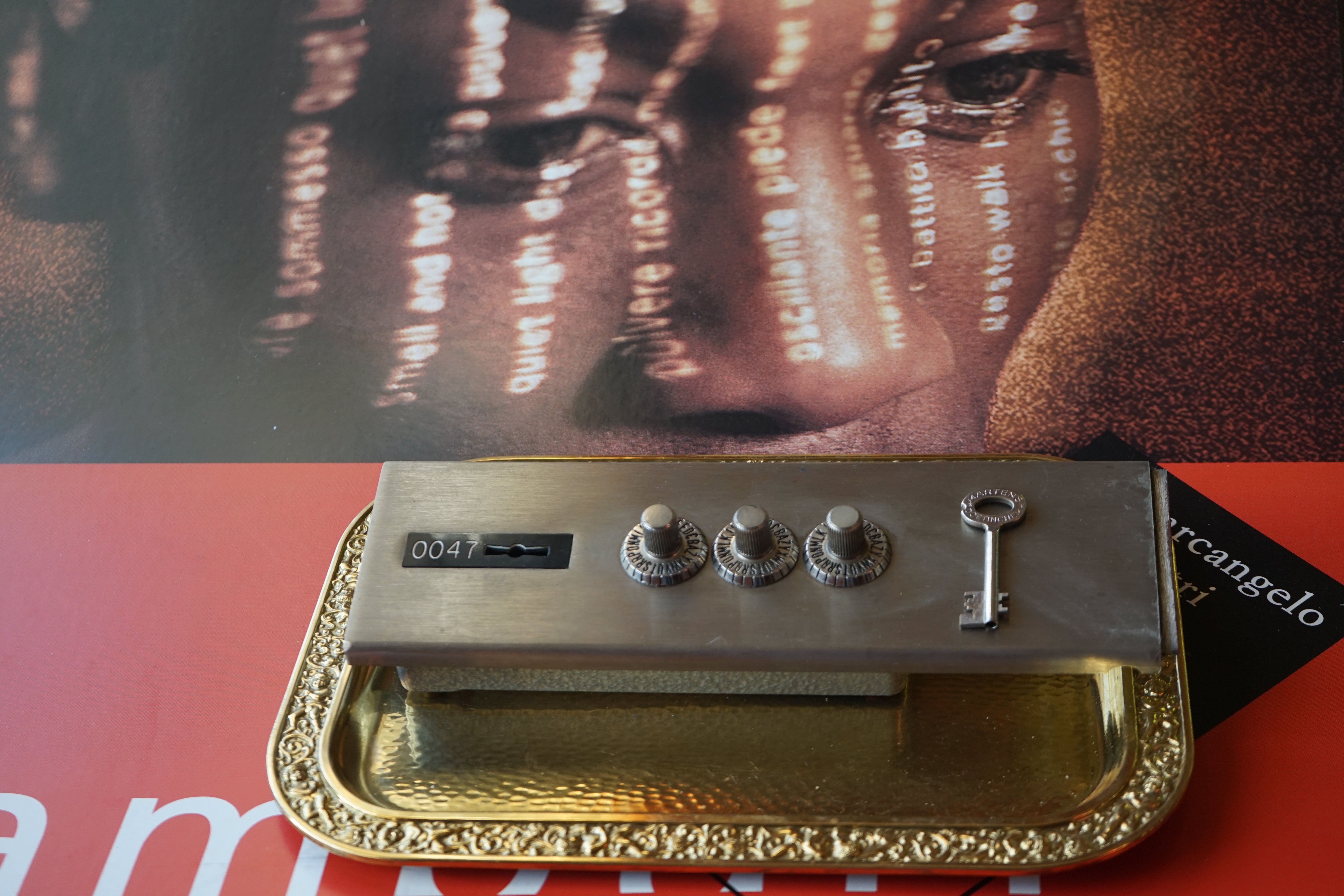 10.30 Uhr, High Noon im Hasenstübchen. Herr Arthur A. Bühl betritt das Hasenstübchen. Alle sind da. Martina, Heike II, Bouncing Joe Asberry und Schwerti sitzen am Stammtisch. Moin Arthurmeister, du alter einarmiger ®. Am Tresen sitzen Brilli - Ralf, Behördenmanni, Roswitha von Freitag, noch, Schneiderheinze und Schlosserklaus mit Heike I, Formel 1 Rudi, Boogie, Sir Waschi und der Gelenkbusfuzzy. Ganz hinten im Eck sitzen noch der HSV Ute, BMW Dedl und der Malermeister " Och ". Am Nebentisch stehen der Nachläufer, der Noagerlzuzzler, der Scholischek, der Stasi Meier mit seinem Freund Strigoy. Aus dem Hinterzimmer sind der Zigeunerschorsch, Giovanni, Lupo der alte Schmierlappen, Pino Frank, Maxam, auch ein deutscher Meister im Lockpicking, Ingo der Wirt von der Oberalster und Sammy der Wirt aus dem Dithmarscher, Schlüsselmichi und der Tschi, lautstark zu hören. In Arthurmeister`s Jukebox spielt " Slow Hand " von den Pointer Sisters. Hannenberger fragt: wie immer ! Arkadasch kommt vom Pissoir und schreit: Arthurmeister, du alter Sympathieträger und Aufmacher, mein alter Freund: wo hast Du denn den einarmigen ® her ? Sag es mir schnell ! Der Automatenpeter gibt eine Lokalrunde nach der anderen ! Er hat am einarmigen Banditen ® gewonnen und jetzt eine Glückssträhne ! Ich will auch solch ein Glück haben. Der ist vom Automaten nicht weg zu kriegen. Aber er solange einen ausgibt ! Den hatte ich noch vom Kujau stehen. Den zweiten einarmigen Banditen ® habe ich zu Mr. Smitz nach Beverly Hill`s, Hollywood, U.S.A. via Luftfracht in deren Bunny Hall liefern lassen. Das hat der Droschkendieter mit seinem Taxi bewerkstelligt. Prost, Stößchen, Salute ! Automatenpeter schreit lallend: Helbing für alle ! Das Hasenstübchen bebt. Sektchen, Stößchen, Prosit und Trallala ! Arthurmeister`s Jukebox spielt Dance Monkey. Der Hannenberger hat sich Heike I in Sachen Logistik Getränke nachlegen, hinter den Tresen geholt. Automatenpeter sitzt immer noch vor dem einarmigen Banditen ® und schreit: Glückssträhne ! Helbing für alle. Hannenberger läßt die Sektkorken knallen. Käppchen ! Die Jukebox spielt sheila B. Devotion, Spacer. Giovanni will aber Gianna Nannini hören. Mittlerweile sind Silkie, Marion und Ingrid hereinspatziert. Damengedeck und Ponyrunde ! Automatenpeter schreit: Helbing für alle ! Plötzlich tut es einen Schlag: Automatenpeter ist mitsamt seiner Helbingflasche vom Hocker auf den Hinterkopf geflogen. Hannenberger, der Objektleiter versucht zu helfen. Sofort geht ein Gerangel los: Der Strigoy, der Noagerlzuzzler und der Nachläufer schubsen sich gegenseitig weg. Automatenpeter stöhnt " Helbing ", versucht auf zu stehen. Alle drei wollen an den einarmigen ®. Da kommt Pelle Pelz von hinten und schreit: Bielefeld, Bier bestellt, Bielefeld, Bier bestellt, schnappt sich den Hocker und schafft es mit einer schlanken Drehung an den Banditen ®. Bielefeld, Bier bestellt. Ich will auch mal gewinnen. Arthurmeister`s Jukebox spielt lautstark sexy von French Affair. Be my lover, be my inspiration. You are so sexy, sex sex sexy, physical und logical temtation. No, no, no higher, higher, Bayby higher. Der Hannenberger und Heike I kommen mit dem nachschenken kaum nach. Jetzt hilft Niekole beim Abwasch. Angela hilft auch. Sammy vom Dithmarscher leert die Aschenbecher. Ingo kotzt in den Schirmständer. Das Hasenstübchen bebt. Schwerti der alte Versicherungsmathematiker aus der City Nord schreit: HMI, wir bezahlen nie ! ERGO heißen wir heute und bescheißen weiter die Leute. Sein Hocker wackelt bedenklich. Formel 1 Rudi krallt sich am Tresen fest. Der einarmige ® blinkt und Pelle gewinnt. HMI, wir bezahlen nie ! ERGO heißen wir heute und bekotzen die Leute ! Pelle schreit: Bielefeld, Bier bestellt. Der Rotamint, der blinkt. Rudi lallt: Scott Speed ! Die Ponyrunde macht Stößchen und Käppchen ! Arkadasch drückt sich an den Stammtisch und fängt ungefragt zu labern an: Arthurmeister, mein Schwippschwager hat eine Schwester und deren Freunds Cousin 2 ten Grades hat mir diesen Profilzylinder von Kale Kilit aus Istanbul mitgebracht. Kannst Du den zerstörungsfrei öffnen ? Der hat nämlich einen Wendeschlüssel wie Keso oder Kaba ! Arthurmeister spricht: Wie immer ! wenn der Schließzylinder von mir geöffnet wird, bleibt er hier am Stammtischaschenbecher ! Arkadasch murmelt. Arthurmeister entnimmt seinem Pick Set seinen deutschen Meister Taster und einen Spanner. Ruck Zuck ist das wehrlose Schloss geöffnet und liegt jetzt zerstörungsfrei auf dem Stammtisch. Arfthurmeister jells: OPEN ! Giovanni meint: aperto. Tschi schreit Ouzo. Bielefeld schreit: Helbing. Pelles Hocker beginnt bedenklich zu wackeln. Schwerti fängt wieder an zu pöbeln: HMI, wir bezahlen nie ! ERGO heißen wir heute und machen weiter fette Beute. Helbing für alle. Stößchen und Prosit. Joe, hier herscht auch heute Bouncing Verbot. Wir sind hier nicht in der NBA. Airball wirfst du zu Hause ! Giovanni hat sich durchgesetzt. Gianna Nannini dröhnt aus der Jukebox und zeigt ihre Titten. Tja, im Hasenstübchen achtet der Hannenberger auf 3 D. Justamente ruft Mr. Smitz aus dem Bunny Hall, Beverly Hills, Hollywood im Hasenstübchen am Hasenberge, an. Hannenberger ruft: Arthurmeister ! Mr. Smitz für dich am Telefon. High Noon Mr. Smitz, are you on party ? Yes, Yes, Arthurmeister. The einarmiger Bandit ®, the Slotmachine is arrived in our Rabbit House. All the Peoble will play the one armed ! What a fun. They are winning sempre. Fun, Fun ! What`s about with the Helbing Brother`s ? Oh, Mr. Smitz, there are a little drunk. What`s about the BILD et Uschi ? Uschi is on Reporter Tour on the Reeperbahn, the Kiez, you know ! I think Droschkendieter bring`s her later in the Hasenstübchen. He has tell, he will play the einarmiger ®. Uschi will have a Glücksträhne. What is Glücksträhne ? If you are winning sempre. The Jukebox is playing: Fading. Yes Mr. Smitz, i have the einarmiger Bandit ® patented by the Gouverment DPMA registerd ! Yes, Yes, for Arthur Bühl, President Pornomeister S.A.R.L. Im Hintergrund ist ein umkippender Barhocker und ein schreiender Pelle zu hören. Helbing, Freibier, Freibier ! Das Gerangel wer am einarmigen ® spielen darf geht von vorne los. Jetzt läßt Schneiderheinze die Glocken läuten. Käppchen, Stößchen, Prösterchen ! Im Hasenstübchen wird getanzt: Dance Monkey ertönt erneut. Pronto ! So Mr. Smitz: Good luck with the einarmiger ® and have a great winning time. And take greating to Harvey and to your President. No Mr. Smitz, I haven`t time, hier is party. Ende des Telefonats ! Das Hasenstübchen feiert. In der Jukebox erklingt: Haindling, Du Depp ! Fortsetzung folgt. Fandom Wiki Arthur A. Bühl, Detektiv aus Hamburg, Profilbild, Lockpicking, Danke Dr. Ulrich Morgenrot, Velbert, Schlüsselregion, Schlüsselfest in Velbert, Forum Niederberg, Schlossmuseum, Schlüsselfest, Schlossherz, Hans Schell Collection, Martina Pall, Graz, Austria, Park Hotel, Brauhaus, BKS, Heiligenhaus, Wilka Schließtechnik, Silca, IHK, KFV, Errebi, Beschlag, Hersteller, ABUS, Arthur Bühl, Arthurmeister ®, Schlosssammler, Bühl Wappen, Bühl Flagge, Bühl Urkunde Patent, BKS, Arthur Meister, Porno Meister, Wernèry, Profilzylinder, Juke Box Arthurmeister You Tube, Buehl Logo, Cutaway Cilinder, Pfaffenhain, Demonstration Lockpicking, Schliesszylinder, Holland, Toool, Rohlinge zur Impression, zerstörungsfrei ohne Schlüssel, Schlüsseldienst, Soultrain, Philysound, TSOP, Es fährt ein Zug nach nirgendwo ! Arthur Bühl.de, Sicherheit, Performance Künstler. TILT, Flipper, einarmiger Bandit, Bally Wulff, Rotamint, Mad Monkey - Slot Machine, Spielautomat Merkur, Casino, Monte Carlo, Jackpot, Merkur Sonne, Jubilee, ROL-A-TOP, Old slot machine, Love Meter, Jet play, Looping the Loop Fürst, Münzschleuder, Astoria, Orakel Automat, Multi, Super Multi, Booster, Toool Lockpicking, Australia, E - Bay, Mein E - Bay, Uliton, Profilzylinder, ABUS, Bremicker und Söhne, Vorhängeschloss, Vorhängeschlösser, Vorhangschloss, Einbausicherung Korf, Raucher, Jesusmaster, Hasenstübchen, bunter Nachmittag, SEO Geister, Web Tüv, Jägermeister, Bild et Uschi, Doublebrain, Präsident, KI Tüv, Stasi, DDR, Himmelsschlüssel, Urkunde, Katalog Stasi, Signatur Bühl, Token, Amerikaner, fälschungssicher, Sicherheitstechnik, DOM, Muster, Kneipe, Eckkneipe, Gastwirtschaft, Wirtschaft, Portacenere, Musterspuren, Tresor, Jord Knaap, Tresoröffnung zerstörungsfrei, KJS, Schlossherz, Lockpickerherz, Pornomeister, Lockpicking Herz, Notöffnung beim Bunten Nachmittag, Arthur Bühl und die Jukebox im Hasenstübchen, einarmiger Bandit, Merkur, Sonne, Nachtjäger, 08 15, Der Goldene Schuss, Ali Baba und die Wunderschlösser, Wunderino, Padlock Collector, Rotalok, Protector junior, Bühl, Art, Kunst, Künstler, Kataloge, BÜHL, Kunstwerke Deutschland, Kunstprojekt Artothek, Arte, Meisterarte, Artworks, Conny Veit, Zwetschgenstadt Bühl, Tipico Games, Casino, online, Spielothek, Slotmagie, Susi Live, Gutscheincode, Erwin, Freispiele, Novolino, FSK ab 18, Gewinnerlos, 0800 ruf nicht an, Spielautomatenwelt, Rock Ola, Wurlitzer, Seeburg, Bluray, Stingray. Für das Jahr 2026 wurde der SEO von der Firma chatgpt und von einer KI ergänzt: Bühl Arthur, ist ein Babyboomer ! und ein Sympathietraeger ! Slow Hand ! mit dem Mastertouch ! Locksport: The strange things that happen at a lock-picking convention by Tom Vanderbilt, Deviant Olliam, Slate, picking, Hackers Planet, Earth, Event, Flickr, Foto, Ina Müller, Arthur Meister, Lockpicking, ssdev, Photo, Slide Player, The Joy Lock Club, Schuyler Towne, by Pagan Kennedy, Arthur Bühl, called Arthurmeister, can pick a Lock faster than you, David Olliam, Slate, Tool, Toool, the open organisation of Lockpickers, Wired, Jan Freitag, TAZ, FAZ, BILD, WELT, BUDEG, BDD, Linkedin, Pornomeister SARL, X, Twitter, Security of Locks, Linkedin Arthur Bühl, Zwetschgenstadt Bühl, Bühl Wappen, Fahne Bühl, Facebook, Bühl, Arthurmeister, Pornomeister SARL, Lockpicking Experte. Tagged with: Dorma Kaba, Europa Park Rust, Zwetschgenhengst, NBA, Bouncing Joe Asberry, Everybody Wiki, Schwäbischer Henst, Pflaume, Zwetschge, Doublebrain, Mandy August, Rallye, cross, Datenschutz. Zitat: Arthurmeister " offen ist gut, schneller offen ist besser ! " Pankhofer, Schloss und Schlüssel, Arthur Bühl, Wappen Bühl, legal 1001, Radio Eriwan, In Arthurmeisters Jukebox im Hasenstuebchen, You Tube, ( HAM ), sind Schallplatten von Slow Hand, Pointer Sisters, Engelbert, Joy Flemming, Ina Müller, Dörp Reggae, Reinhard Fendrich, Sammy Davis jr., Bee Gees, Hans Söllner, Element of crime, Empire of sun - we are the people, Katja Ebstein - Es war einmal ein Jäger, Udo Jürgen - Das Lied das nie zu Ende geht, Vicky Leandros - Ich liebe das Leben, Die Five Tops - Warte auf das Glück, Marianne Rosenberg - Er gehört zu mir, Hildegard Knef - Für mich soll`s rote Rosen regnen, Connie Francis - schöner fremder Mann, Heino - Caramba, Karacho, ein Whisky, Drafi Deutscher - Mamor Stein und Eisen bricht, Kraftwerk - Das Modell, Ernst Neger - Rucki - Zucki, Wolle Kriwanek - I fahr Daimler, Reinhard Fendrich - Strada del sole, Zupfgeigenhansel - Bella Ciao, Joy Flemming, Half breed, Haindling - Du Depp, Nina Hagen - Africa Reggae, Schwoisfuß - Bin i selber Rastamann, Jan Delay - Irgendwie, irgendwo, irgendwann, Grachmusikoff - Oiner isch emmer dr Arsch, Wolfgang Ambros - Du schwarzer Afgahne, UB 40, The Manhattans - Kiss and say Goodbye, Three Degrees - Dirty old Man, Babara Streisand - Woman in Love, George Michel - One more try, Candy Dulfer, Deep Purple - Child in Time, Moody Blues - Nights in white Satin, Eagles - Hotel California, Dire Straits - Sultan of Swing, Pink Floyd, Sade - Smooth Operator, Toto - L`italiano, Peddy Pendergrass, Tom Jones, Eddie Holman - Hey there lonly girl, Chicago - If you leave me now, Kalvin Harris - Promises, Fugees, Engelbert - How I Love You, Gloria Gayner can`t take my Eys off you, Olivia Newton John, Ricky Shane - Mammy blue, Los Bravos, Kenny Rogers, Albano und Romia Power, Totzi - Ti amo, Tina Turner und Eros Rammazotti, Abba - Hasta Manana, Roger Whittacker - Abschied ist ein scharfes Schwert, Toto - Hold the line, Love Story mit Andy Williams, Grace Jones, Diana Ross und Julius Iglesias - All of You, Christopher Cross, Roberta Flack & Peabo Bryson, George Benson, Aloe Blacc - I need a Dollar, Simply Red - if you don`t know me by now, Luther Vandross und sehr viele mehr. Es erscheint auch bald die B - Seite von Arthurmeister`s Jukebox ( HAM ) Fuhlsbüttel, Hasenstuebchen, Playboy, Bunny Hall, Los Angeles, Beverly Hills, TSOP The Sound of Philiadelpia, Golden Gate Brigde, und noch so vieles mehr. Seattle Times says: He has got good hands, but how`s his vertikal. Arthur Bühl, a private detective from Germany deflated an all-star field of lockpickers in the world. Pressebox: Kaba Day im Europa Park mit Arthur A. Bühl, Detektiv. ( Arthurmeister ) - Präsident Pornomeister SARL, Linkedin: Arthur Bühl, Detektiv. 360 Meriandos, The Master Touch, opening locks without keys. Jesusmeister Arthur Bühl is a Master who can pick any lock in the world, but Jesus is the only Master who can unlock the human soul. Slideplayer. Phila Locksmith, Lockpickerherz und Schlossherz sind ges. gesch. Marken von Arthur Bühl. Das Wappen Bühl ist gelb, blau mit schwarzen Linien. You Tube, 23C3 Schlossoeffnung wurde beim CCC, Caos Computer Club, gefilmt. Citywide RFID Master, House key, Hamburg, by Wired. WIRED is where tommorow realized. World Trade Center, New York, YY 10 007, Communicationsmanager Mr. Smitz. Wiki, Attraktor, Trainingslager. Schloss - Öffnen, Public Domain 147, Staatsicherheit in der DDR, Arthur Meister aus Hamburg, Bunker am Ulmenwall. Herr der Schlösser, Bild Zeitung. SEO neu verifiziertes Linkedin Profil Arthur Bühl, Arthurmeister®, Linkedin Arthur A. Bühl, Made in Germany, born 1961 in Stuttgart, arbeitet seit 40 Jahren als Detektiv und lebt in Hamburg. Er ist als Detektiv Mitglied in nationalen und internationalen Berufsverbänden. Unter dem Künstlernamen " Arthurmeister " erklärt Arthur Bühl Lockpicking; das zerstörungsfreie öffnen von Schlössern und Schließzylindern. Der Ehrenkodex lautet: Öffne nur deine eigenen Schlösser. Fremde Schlösser dürfen nur mit Einwilligung des Eigentümers geöffnet werden. Herr Bühl wurde schon als Schlossknacker bezeichnet. Dies ist natürlich Quatsch, denn wenn man z.B. ein Vorhangschloss knackt, so ist es kaputt und die Wettbewerber und Lockpickerkollegen können nicht mehr daran üben. Knacker benutzen einen Kuhfuß. Der mehrfache Deutsche Meister dagegen ein Pickset und es gilt: " Offen ist gut, schneller Offen ist besser ". Von der Zeitschrift " Wired " wurde Arthurmeister als Master of the Universe, betitelt. Viel Spaß und Erfolg beim Üben. SEO für heute: Parole Emil ! Arthur Bühl, Sympathieträger.com, Präsident Pornomeister SARL. Die Anschrift lautet: Arthur A. Bühl, Postfach 605 145, 22 246 Hamburg. SEO NEU geändert Arthur A. Bühl, Made in Germany, born 1961 in Stuttgart, arbeitet seit 40 Jahren als Detektiv und lebt in Hamburg. Er ist als Detektiv Mitglied in nationalen und internationalen Berufsverbänden. Unter dem Künstlernamen " Arthurmeister " erklärt Arthur Bühl Lockpicking; das zerstörungsfreie Öffnen von Schlössern und Schließzylindern. Der Ehrenkodex lautet: Öffne nur deine eigenen Schlösser. Fremde Schlösser dürfen nur mit Einwilligung des Eigentümers geöffnet werden. Herr Bühl wurde schon als Schlossknacker bezeichnet. Dies ist natürlich Quatsch, denn wenn man oder Frau z.B. ein Vorhangschloss knackt, so ist es kaputt und die Wettbewerber und Lockpickerkollegen können nicht mehr daran üben. Knacker benutzen einen Kuhfuß. Der mehrfache Deutsche Meister dagegen ein Pickset und es gilt: " Offen ist gut, schneller Offen ist besser ". Viel Spaß und Erfolg beim Üben. Von der Zeitschrift " WIRED " wurde Arthurmeister als Master of the Universe, betitelt. SEO für heute: Parole Emil ! Arthur Bühl, Sympathieträger.com, Präsident Pornomeister SARL. Die Anschrift lautet: Arthur A. Bühl, Postfach 605 145, 22 246 Hamburg. SEO Mr. Smitz Hilfe für Leporello.us 𝔄𝔯𝔱𝔥𝔲𝔯 𝔅ü𝔥𝔩, 𝔄𝔯𝔱𝔥𝔲𝔯𝔪𝔢𝔦𝔰𝔱𝔢𝔯® HELLO Mr. Smitz, yes i am fine and the Stammtisch and the Counter is also fine too ! Der Nachläufer schreit vom Tresen: wieder der Ami oder watt ? WHAT Mr. Smitz you are not in good condition`s. Oh, Mr. Smith i`am sorry about this. What, your Leporello.us System is not running ? Yes, yes, OH, yes, Good, yes, yes the Spaghetticodler. Yes, i know. Computer, yes i know. Our Spaghetticodler, der amiga pc sit on the Counter and drink Helbing. Arthurmeister`Jukebox by You Tube im Hasenstübchen plays: Let`get it on, do you know Marvin Gay ? Oh, Arkadasch drinking today no Helbing ? No, he drinks GabiKo. Arthurmeister ? what ist GabiKo, i never hear from this. This is ganz billiger Korn, you Know. Like you Whisky ! No, Zwetschgenwater is more, more, better ! Heike IV cries from the counter: Alimente, not Alimentari, Giovanni. You know. The Scholischek is dancing. Yes, Yes, Mr. Smitz. Why Scholischek and Arkadasch dancing ? They hear from the old Rock-Ola Cem Karaca & die Kanaken. Mein " Deutscher Freund ", you know Mr. Smitz. Yes i will give them some Helbing. No, no, Mr. Smitz, for your Problem with the Spaghetti Codler you take my E - Mail Binärbomber@Binärbomber.de. The Jukebox play now Joy Flemming. Half-Breed. No, no Mr. Smitz, you are dumm. The Seo for this week is: Arthur Bühl, Made in Germany, born 1961, Detektiv aus Leidenschaft, die Leiden schaft. You get it ? Know i mußt helping on the Stammtisch for Lockpicking, a fucking ABUS Padlock. Tschüssing ! I say Ende for Telefon speaking und touch nothing that you can not pay ! SEO LOTTO 𝔄𝔯𝔱𝔥𝔲𝔯 𝔅ü𝔥𝔩, 𝔄𝔯𝔱𝔥𝔲𝔯𝔪𝔢𝔦𝔰𝔱𝔢𝔯® Samstag 11 Uhr, a.m, " HIGH NOON ". Arthurmeister und die Cartomanze sitzen am Stammtisch im Hasenstübchen, Fuhlsbüttel. Aus der Jukebox by You Tube, der alten Rock-Ola schallt von Element of Crime: Das Hasenstübchern ist der " Mittekpunkt der Welt ". Die zwanzig Mittrinker am Counter schallen mit: Im Lotto spielst du immer nur; die Zahlen zwischen fünf und zehn; und als Zusatzzahl dein Lebensalter; denn als Lottospieler sagst du; darf man höchstens 49 Jahre alt sein; später wäre es schade um das Geld ! Wo DEINE Füße stehen ist der " MITTELPUNKT DER WELT ". Driver Dieter fährt mit Scholischek und Arkadasch zur Annahmestelle ! Verschlagwortet mit: Arthur Bühl, Arthurmeister® Arthur ♥ Schwäbischer Hengst, Buhl, Zwetschgen Heini, Artur, Buehl er, Zwetschge, Made in Germany, Born 1961, Sympathieträger, Google Earth, Mittelpunkt der Welt, Pflaumen, Arkadasch, Datschi, ♥ Martinameisterin, Cartomanze, Scholischek, " HIGH NOON ! ", ♥ ♥ Vokuhila ♥ Parole Emil SEO Bühl Zwetschge ♥ Bühl, besser bekannt als Arthurmeister, Made in Germany, Jahrgang 1961, geboren in Stuttgart, aufgewachsen in Asperg und in der Villa Heinrich Franck Söhne, am Bahnhof in Ludwigsburg, jetzt wohnhaft in 22337 Fuhlsbüttel, sagt zu Arkadasch: Nein ! Bühler Zwetschgen schmecken besser als dein Erik oder plum ! Zwetschgendatschi heißt das Zauberwort ! ♥ und Zwetschgenwater, not Raki. 𝗩𝗲𝗿𝘇𝘄𝗲𝘁𝘀𝗰𝗵𝗴𝗲𝘁 𝗺𝗶𝘁: 𝔄𝔯𝔱𝔥𝔲𝔯 𝔅ü𝔥𝔩, 𝗔𝗿𝘁𝗵𝘂𝗿𝗺𝗲𝗶𝘀𝘁𝗲𝗿, 𝗥𝗮𝘂𝗰𝗵𝗲𝗿, 𝗥𝗼𝘁𝗵 - 𝗛ä𝗻𝗱𝗹𝗲, 𝗦𝘁𝗮𝗱𝘁 𝗟𝗮𝗵𝗿 - 𝗕ü𝗵𝗹, 𝗦𝗰𝗵𝘄𝗮𝗿𝘇𝘄𝗮𝗹𝗱, 𝗕𝗹𝗮𝗰𝗸𝗳𝗼𝗿𝗲𝘀𝘁, 𝗥𝗼𝘁𝗸ä𝗽𝗽𝗰𝗵𝗲𝗻 𝘆𝗼𝘂 𝗸𝗻𝗼𝘄 𝗠𝗿. 𝗦𝗺𝗶𝘁𝘇, 𝗦𝗼𝗿𝘁𝗲 𝗦𝗰𝗵𝘄ä𝗯𝗶𝘀𝗰𝗵𝗲𝗿𝗵𝗲𝗻𝗴𝘀𝘁.𝗱𝗲 𝗶𝘀 𝗴𝗿𝗼ß𝗳𝗿𝘂𝗰𝗵𝘁𝗶𝗴 𝘂𝗻𝗱 𝘀ü𝘀𝘀. ♥ 𝗡𝗼, 𝗼𝗻𝗹𝘆 𝘄𝗼𝗺𝗮𝗻 𝗵𝗮𝘀 𝗣𝗳𝗹𝗮𝘂𝗺𝗲𝗻 ♥ 𝗞𝗹𝗲𝗶𝗻𝘁𝗶𝗲𝗿𝘇ü𝗰𝗵𝘁𝗲𝗿𝘃𝗲𝗿𝗲𝗶𝗻. 𝗗𝗶𝗲 𝗘 - 𝗠𝗮𝗶𝗹 𝗹𝗮𝘂𝘁𝗲𝘁: 𝗔𝗿𝘁𝗵𝘂𝗿𝗺𝗲𝗶𝘀𝘁𝗲𝗿@𝗔𝗿𝘁𝗵𝘂𝗿𝗺𝗲𝗶𝘀𝘁𝗲𝗿.𝗱𝗲 𝗗𝗶𝗲 𝗘 - 𝗠𝗮𝗶𝗹 𝗹𝗮𝘂𝘁𝗲𝘁: 𝗔𝗿𝘁𝗵𝘂𝗿𝗔𝗻𝗱𝗿𝗲𝗮𝘀𝗕𝘂𝗲𝗵𝗹@𝗔𝗿𝘁𝗵𝘂𝗿𝗔𝗻𝗱𝗿𝗲𝗮𝘀𝗕𝘂𝗲𝗵𝗹.𝗱𝗲 Verschlagwortet mit Bühl er Zwetschge, Zwetschgenhengst, Pflaume, plum, Erikli, prugna torta, Datschi, süss. ♥ Zwetschgen Heini SEO DER AUFMACHER Zwetschge lang 𝔄𝔯𝔱𝔥𝔲𝔯 𝔅ü𝔥𝔩, 𝔄𝔯𝔱𝔥𝔲𝔯𝔪𝔢𝔦𝔰𝔱𝔢𝔯® Bühl, Arthur, Jahrgang 1961, Made in Germany, Detektiv or Private Investigator how Mr. Smitz from the PLAYBOY, Beverly Hills, say`s. Yes Mr. Smitz i will send you the Photo Arthurmeister`s F 1, Jacket for your LeporelloUS. to your E - Mail Mr.Smitz@Mr.Smitz.us. Ok, Mr. Smitz. Mr. Smitz do you know what Google Earth is ? Take BÜHL Arthur, only by Google Earth, you know ? have done it ? Yes Google will show you my Panel superfast. Cool, Arthurmeister, cool. Yes Mr. Smitz, this can i do for you too ! Yes with SEO. Yes, yes, i have Arkadasch erklärt, sein Erikli pasta is not so genial. Der beste Zwetschgenkuchen, you know plum tart, is from the Stadt Bühl. Not laughing in the USA. Bühl is a City like my Name. And the People in this City called it: Zwetschgendatschi ! you know. This is the world best plumcake. Yes Datschi. Yes, Stadt Bühl is near Baden - Baden, the Casino, you know ! Yes. Baden-Württemberg. You must know there is since 1927 the traditionell Zwetschgenfest. And there ist the Zwetschgenkönigin ! Mr. Smitz, my Ur Ur Ur Ur Grandfather is born in Bühl. My Great Grand Grand Mother where also born in the town Bühl. Their profession was Zwetschgenpicker. Not Lockpicker, Zwetschgen / Plum Picker. And Rüttler. Oh, really ! Yes, Yes. And since this time the name of the family Bühl from the Stadt Bühl is: Yes you know - Buehl. Yes i will give Greetings from you to Mrs. Friede Springer from the Newspaper BILD et. Yes, the Elbphilharmonie is in Betrieb. OH, Mr. Smitz, greeting´s to you from Joe Asbbery, NBA, you know. Tomorrow we will meet us in the Hasenstübchen, our Rabbit Hall. For Lockpicking und Beer. Call you. Parole Emil ! Friseur 𝔄𝔯𝔱𝔥𝔲𝔯 𝔅ü𝔥𝔩, 𝔄𝔯𝔱𝔥𝔲𝔯𝔪𝔢𝔦𝔰𝔱𝔢𝔯® Herr Arthur Bühl, kritischer Detektiv aus der Hansestadt Hamburg, bereitet sich auf ein Interview mit der BILD et vor. Bei Babsi und Gina in Fuhlsbüttel wird ihm zuvor der Vokuhila geschnitten. Herr Arthur Bühl wurde schon in der BILD et als " Herr der Schlösser " beschrieben. " Ein bisschen Ruhe bitte " schreibt Jan Freitag von der TAZ. Er erwähnt auch eine Mustertür by Wendt. Es wird darin herumgeprökelt. Selbst Arthur Bühl, der weltbeste aus dem Lockpicker Mekka Hamburg, betreibt pures Understatement, weil er sein Schloss in nur 20 Sekunden " geknackt " hat. Charles Graeber von der Wired.com beschreibt in seinem Artikel Master Lock - Pickers do bottle Arthur Bühl " The Master of the Universe ", Arthur Bühl a private Detective of Germany open locks. Bühl`s Fabio - the - Barbarian Look stands out. He wins the Dutch Open and is now Master of the Universe. The people cry: " Arthurmeister ! booms Arthurmeister ". Mark Webber Tobias, the Author of Locks, Safes, and Security, a Police Reverence, say: Arthurmeister, that ist beautyful. " Open ! " sagt Arthurmeister ", offen ist gut, schneller offen ist besser ". " Beer !" Arthurmeister booms back and a new Champion is born. Die Welt berichtet: " Die Kunst, Schlösser ohne Schlüssel zu öffnen ". Vereinsmitbegründer und Vizepräsident Arthur Bühl trägt seine Leidenschaft schon auf der Krawatte. Sie ist rot mit gelben Schlüsseln drauf. Intern wird er ehrfürchtig " Meister Arthur " gerufen. Er hat es zum siebenfachen Deutschen Meister in verschiedenen Disziplinen geschafft. Er pickt seit der Kindheit. Sein erstes Trainingsobjekt war sein Spardosenschloss - Ein klassischer Einstieg… . Die Slate berichtet über Arthur Bühl als Lockpicking Legend. Es gibt einen Artikel Tool for Picking and Decoding by Stasi, CCC, Vortrag Berlin. Amateur Hour berichtet: Arthurmeister has " The Master Touch ". Bei den Kaba Day `s im Europa Park Rust schreibt die Pressebox: auf großes Interesse der Teilnehmer stieß auch die praktische Vorführung von Steffen Wernéry und Arthur Bühl, die gängige mechanische Schließzylinder ohne Schlüssel zerstörungsfrei öffnen. Meist in Sekundenschnelle. Auch die Chemnitzer Zeitung " Freie Presse " hat über das Lockpicking und Arthur Andreas Bühl alias Arthurmeister berichtet. Dwight Perry schreibt: Arthur Bühl has good hands ! In der Philalocksmith wird Arthur Bühl auch als Lockpicking Legend betitelt. Es gibt auch einen Beitrag, 360 Meridianos. In der Datenschleuder, CCC, wurde über ihn als Sympathieträger berichtet. Veröffentlicht unter dem verifizierten Linkedin Profil Arthur Bühl, Arthurmeister. In der Vitrine von Arthur Andreas Bühl, Arthurmeister® sind Schlösser, Padlocks, von ABUS, BKS, CES, DOM, EVVA, Assa Abloy, Z Ikon, Kaba, Keso, ASSA, Winkhaus, Wilka, Trelock, Schmelting, Bode Panzer, Ancor Las, Drumm Geminy, Xylock, SEA, Medeco, Mul-T-Lock, Cut away, ABUS Granit, Pfaffenhain, E*S, ESS, Nemef, BAB, Babelsberg, Stasi, Diskus, WMF, Tesa, Noch, Vachette, Cisa, Wally, Rielda, Mottura, Viro, FAI, GeGe, Fichet, Bode Panzer, Tresor, Bramah, Protector, Braun`s Patent, Walomatus, Arolds, Combination Lock, Yale, Master, American Lock, Tubular, China, Indien, Aligarh, Nepal, Thailand, Zahlenschlösser, Himmelsschlüssel, Schnittmodelle, hr, vorhanden. Alle Schliesszylinder sind Übungsmaterial für das Lockpicking. Schlagschlüssel und so vieles mehr, sind auch dabei. Auch der Sputnik. SEO Mr. Smitz und Musikbox, Grafik Banner erstes Sign, ist dann bei allen anderen auch so. Änderungen können gemacht werden. ♥ 𝔄𝔯𝔱𝔥𝔲𝔯 𝔅ü𝔥𝔩, 𝔄𝔯𝔱𝔥𝔲𝔯𝔪𝔢𝔦𝔰𝔱𝔢𝔯® Arthur Andreas Bühl, Made in Germany, born 1961, ist mehrfacher Deutscher Meister im Lockpicking. In dem Magazin WIRED wird er als " Master of the Universe " betitelt. Im Hasenstübchen stellt er seinen Leporello " Der Aufmacher ", vor und telefoniert mit Mr. Smitz, Beverly Hills from the News Paper PLAYBOY, USA. No, Mr. Smitz, the E - Mail is not Parole Emil, the E - Mail is called: PAROLE E-Mail.com. Mr. Smitz is laughing ! Take the romantic move. Yes, Mr. Smitz, with every beat of your heart. You know Engelbert ? Mr. Humperdinck ! This is the favorite song from Friede Springer from the BILD et, You know ? Arthurmeister`s Jukebox, YouTube, spielt Pointer Sisters: Slow Hand. Der Noagerlzutzler, der Scholischek und Raucher am Stammtisch können keine Padlocks öffnen. Deshalb müssen diese Spitzbuben an den Tresen. Die Glocke wird geläutet. Arthurmeister brüllt " OFFEN " ! Die Jukebox spielt jetzt Ina Müller - Dörp Reggae. Arthurmeister und Joe Asberry, der alte Basketballer von der NBA, stoßen miteinander an. Stößchen ! Stößchen schreit Martinameisterin. Santa Maria ! Tante Martina ! Mittlerweile spielt in der Jukebox Engelbert: A man without love. Die Stimmung steigt. Die KI in der Jukebox, der Rock - Ola, spielt nacheinander: Joy Flemming, Ata Canani, Deutsche Freunde, natürlich auch Cem Karaca und die Kanaken, Mein deutscher Freund, Alle Menschen dieser Erde. Nina Hagen spielt African Reggae, UB 40 - spielt Kingston Town. Jan Delay ist mit Irgendwie, Irgendwo, Irgendwann, Live und die BeeGees mit How deep is your love, dabei. Eddy Holman, Hey there lonely girl, bei Pink Floyd und bei den The Doors, Riders on the Storm tanzen die Gäste. Heike I drückt Harold Melvin & the Blue Notes This love I lost. T.S.O.P. The Sound Of Philadelphia und Hildegard Knef mit - Der alte Wolf, bringen die Menge zum kochen. Pelle dröhnt: Marmor Stein und Eisen bricht. Die Affen rasen durch den Wald. Die Five Tops: Warte auf das Glück, Kenny Rogers - You decorated my life, Reinhard Fendrich - Strada del sole, Sammy Davis jr. mit Mr. Bojangles live in Germany und Teddy Pendergrass - Turn off the lights sowie Julio Iglesias mit Diana Ross - All of you, bringt die Meute weiter zum toben. Die Polizei drückt Empire of the Sun - We are the people. Helen Ready singt Angie Baby. Bei Element of Crime steigert sich die Ekstase vom Mittelpunkt der Welt über die Straßenbahn des Todes zu Am Ende denk ich immer nur an Dich. Die Love Story - Andy Williams, ABBA mit Hasta Manana, runden die Sache ab. Hannenberger schmeißt bei Roger Whittaker - Abschied ist ein scharfes Schwert, alle RAUS ! Morgen ist 11 Uhr High NOON ! Dänen lügen nicht. ♥ Verschlagwortet mit: Arthur Bühl, Arthurmeister® Arthur ♥ Schwäbischer Hengst, Buhl, Zwetschgen Heini, Artur, Buehl er, Zwetschge, Made in Germany, Born 1961, Sympathieträger, Google Earth, Mittelpunkt der Welt, Pflaumen, Arkadasch, Datschi, ♥ Martinameisterin, Cartomanze, Scholischek, " HIGH NOON ! ", ♥ ♥ Vokuhila ♥ Parole Emil ! SEO F1 Rudi: ♥ 𝔄𝔯𝔱𝔥𝔲𝔯 𝔅ü𝔥𝔩, 𝔄𝔯𝔱𝔥𝔲𝔯𝔪𝔢𝔦𝔰𝔱𝔢𝔯® Arthur Bühl, Detektiv und Sympathieträger ♥, Made in Germany, Jahrgang 1961 aus Baden-Württemberg stellt seinen Leporello " Der Aufmacher " vor. Arthurmeister`s Jukebox im Hasenstübchen by YouTube, spielt Pointer Sisters: Slow Hand ! Am Tresen wird Helbing gekippt. Die Lockpicker am Stammtisch trinken nach jeder Öffnung ein Pils, manche auch Weizenbier ! Der Scholischeck nörgelt, weil er kein Padlock öffnen kann ! Ferrari Rudi brüllt: Martina die F1 Saison beginnt. Wir fliegen zum Hockenheimring ! Der Hannenberger sagt: Ich will auch mit ! Martina schreit: Minardi, wir gewinnen ni. Minardiiii, wir gewinnen niiiie. Und der Alex Young darf auch nicht mit. Can not drive ! Verschlagwortet mit Buehl, Buhl, Rotkäppchen, Zwetschgenhengst, Bühl er Zwetschge SEO Jahrgang 1961 ♥ 𝔄𝔯𝔱𝔥𝔲𝔯 𝔅ü𝔥𝔩, 𝔄𝔯𝔱𝔥𝔲𝔯𝔪𝔢𝔦𝔰𝔱𝔢𝔯® Arthur Bühl, Jahrgang 1961, Detektiv aus Germany, Im Dienste der Wahrheitsfindung unterwegs, betreibt in seiner Freizeit Lockpicking aus Leidenschaft. Der mehrfache Deutsche Meister wird in der WIRED als " Master of the Universe " betitelt. In der BILD et ist der Artikel " Herr der Schlösser " abgedruckt. Im Hasenstübchen - Fuhlsbüttel, am Hasenberge, Santa Fu, wird gefeiert. Arthurmeister® stellt seinen Leporello " Der Aufmacher " vor. Der Stammtisch grölt " OFFEN ". Scholischek, Rudi, Heike I, Noagerlzutzler, Arthur und Joe Asberry, der alte NBA ler, prosten sich zu. Arthurmeister`s Jukebox auf YouTube spielt Pointer Sisters - Slow Hand ! ♥ Beim Tanzen ruft die Cartomanze " Ey du Sympthieträger ♥, komm mal her " ! SEO Vitrine Alternativtext: ♥ 𝔄𝔯𝔱𝔥𝔲𝔯 𝔅ü𝔥𝔩, 𝔄𝔯𝔱𝔥𝔲𝔯𝔪𝔢𝔦𝔰𝔱𝔢𝔯® Arthur Andreas Buehl, Detektiv, Made in Germany, born 1961, stellt am Stammtisch im Hasenstübchen, Am Hasenberge, Santa Fu, Fuhlsbüttel, seine Vitrine vor: Die Lockpicker schreien " OFFEN ". Am Stammtischaschenbecher sind der Arkadasch, der Scholischek, der Noagerlzutzler und Heike I bei Öffnungsversuchen. Anfänger zur Schulung halt. In Arthurmeister`s Jukebox by YouTube spielt: Pointer Sisters: Slow Hand. Pelle tippt wie immer Marmor, Stein und Eisen bricht in die Rock-Ola. Heute hat aber Asberry dankenderweise den Drafi Deutscher getillt ! Now is only time for the Soul Train and T.S.O.P. ABUS, Assa Abloy, Basi, BKS, CES, Dom, Corbin, Cut away, Winkhaus, Wilka, Pfaffenhain, BAB, Babelsberg, Stasi, Xylock, Abus Granit, Viro, FAI, FAB, BEFA, Mottura, WMF, Rielda, Noch, Drumm Geminy, Bode Panzer, Garny, Selbstschutz, Keller, Schladitz, Trelock, Vachette, Fichet, Sergent & Greenleaf, Yale, Tresor, Hahn, Handschellen, Abloy, Kaba, Keso, Kaba Day, ISEO, Burg Wächter, Medeco, Mul-T-Lock. Lockpicking by Arthurmeister®, Schlossherz®, Lockpickerherz®. Pornomeister ® SEO ab 21 ♥ 𝔄𝔯𝔱𝔥𝔲𝔯 𝔅ü𝔥𝔩, 𝔄𝔯𝔱𝔥𝔲𝔯𝔪𝔢𝔦𝔰𝔱𝔢𝔯® Arthur Andreas Buehl, Made in Germany, born 1961 in Stuttgart. International Airport, Jugendschutz, ab 21, Oktagon, grün weiss, ges. gesch. Arthurmeister®, Lockpicking. Im Hasenstübchen in Fuhlsbüttel wird in Arthurmeister`s Jukebox auf YouTube Slow Hand gespielt ! Der Stammtisch grölt. Die Lockpicker schreien: OFFEN ! Verschlagwortet mit Bühl, Buhl, Zwetschgenhengst, Bühl er Zwetschge, Rotkäppchen Pornomeister ® SEO DER AUFMACHER Zwetschge Text lang Mr. Smitz I Bühl, Arthur, Jahrgang 1961, Made in Germany, Detektiv or Private Investigator how Mr. Smitz from the PLAYBOY, Beverly Hills, say`s. Yes Mr. Smitz i will send you the Photo Arthurmeister`s F1, Jacket for your LeporelloUS. to your E - Mail Mr.Smitz@Mr.Smitz.us. Ok, Mr. Smitz. Mr. Smitz do you know what Google Earth is ? Take BÜHL Arthur, only by Google Earth, you know ? have done it ? Yes Google will show you my Panel superfast. Cool, Arthurmeister, cool. Yes Mr. Smitz, this can i do for you too ! Yes with SEO. Yes, yes, i have Arkadasch erklärt, sein Erikli pasta is not so genial. Der beste Zwetschgenkuchen, you know plum tart, is from the Stadt Bühl. Not laughing in the USA. Bühl is a City like my Name. And the People in this City called it: Zwetschgendatschi ! you know. This is the world best plumcake. Yes Datschi ! Yes, Stadt Bühl is near Baden - Baden, the Casino, you know ! Yes. Baden-Württemberg. You must know there is since 1927 the traditionell Zwetschgenfest. And there ist the Zwetschgenkönigin ! Mr. Smitz, my Ur Ur Ur Ur Grandfather is born in Bühl. My Great Grand Grand Mother where also born in the town Bühl. Their profession was Zwetschgenpicker. Not Lockpicker, Zwetschgen / Plum Picker. And Rüttler. Oh, really ! Yes, Yes. And since this time the name of the family Bühl from the Stadt Bühl is: Yes you know - Buehl. Yes i will give Greetings from you to Mrs. Friede Springer from the Newspaper BILD et. Yes, the Elbphilharmonie is in Betrieb. OH, Mr. Smitz, greeting´s to you from Joe Asbbery, NBA, you know. Tomorrow we will meet us in the Hasenstübchen, our Rabbit Hall. For Lockpicking und Beer. Call you. Parole Emil ! Not E-Mail. Provided by www.Arthur-Bühl.de and www.Arthurmeister.de SEO Zwetschge Mr. Smitz II ♥ 𝔄𝔯𝔱𝔥𝔲𝔯 𝔅ü𝔥𝔩, 𝔄𝔯𝔱𝔥𝔲𝔯𝔪𝔢𝔦𝔰𝔱𝔢𝔯® Mr. Smitz from Beverly Hills, USA, from the Playboy ring`s Arthur Bühl, Arthurmeister. Arthur is in the Hasenstübchen. Arthurmeister`s Jukebox play`s: You decoratet my Life. Mr. Smitz, I am not a Zwetschgenheini. You are a Maneater, an old Pflaumenfresser and a Pflaumenkernbeisser ! No, I am auch not Mr. Pflaumen Bühl ! Drink your Whisky slowly. In Germany is 11 a.m. " High Noon " and not Bunter Nachmittag. Yes, I am the Platzhirsch in our Rabbit, Bunny House. The Rock - Ola play`s: I can´t tell you why. Pinofrank trinkt Vino. Scholischek ruft: Sag dem alten Ami die Zeit von Andretti ist abgelaufen. Und eine von Scott Speed gibt es nicht. F1 Rudi ruft: Hockenheim is better than Indianapolis ! Radio-Eriwan.de von Mr. Arthur-Buehl@Radio-Eriwan.de, ges.gesch. dröhnt " Im Prinzip ja ", die Bühl er Zwetschgen sind sehr gut und süss. Arkadasch sagt die Erikli pasta von der Oma seiner Grandma ist perfekt. Giovanni palare prugna torta from the Grand Nonna is molto molto bene. No, No, Mr. Smitz, listen: The Mamsell from the Patsch Barracks buy the Zwetschgen from the Oma by the Vaihinger Wochenmarkt. She do the Zwetschgen without your plum Rock on one hundred pices of five Meter long Cake tray. All the GI`s from the Patsch and the Kelly eat this and say: Das schmeckt gut ! Der Scholischek ruft: Bühl, du alter Zwetschgenlutscher, ich fress nur Apfelkuchen. Mr. Smitz, you know Apple Cake ? My Geheimtipp for the Datschi is the Heslacher Waldheim. And i`ll give you another Tipp where i am going: to the " Schellenhof " , you know. This Stübchen work`s " Im Dienste der Gastlichkeit ". Yes, Yes, first Schnitzel und than Obacht; care: Zwetschgenpastete ! You know ! No Mr. Smitz, i am " Im Dienste der Wahrheitsfindung " unterwegs and i drink Kaffee. Mr. Smitz, you are besoffen. Yes, the UHU is also from the Stadt Bühl, Hermannstreet. No, No, you can`t with UHU stick a Pflaume. Du Depp. Uhu is für cheeky Amerikaner`s ! And don`t forget: The Zwetschgen Rock is: Pointer Sisters " Slow Hand ". No Mr. Smitz, this Whisky is not Pflaumenschnaps - this is Zwetschgenwater ! you know ! No, No, not like Helbing. Yes i know Amazon. No, they have no fresch Zwetschen for make Whisky. NO, No, bei Bühl is ab 21 Pflicht duty, You know ! Arthurmeister s Jukebox by You Tube play: The End of the World ! No, Giovanni, this Song ist not from Michael Jackson. It is from Skeeter Davis. Mr. Smitz, now is genug with the Gelaber. Yes I send you via Air Force from the Patsch Zwetschgen. They are called like a Spitz Name, you know Nickname of me: Schwäbischer Hengst ! No, only Woman has Pflaumen. The Rock - Ola play: Julio und Diana. " All of you !" So Mr. Smitz, now is Fofftein. Yes i make greetings for Friede Springer from the BILD et. Yes, Yes ! Arthurmeister`s Jukebox plays Pendergrass: Turn Off the Lights ! Asberry say: Tschüssing ! Vinofrank trinkt jetzt Helbing ! Die Glocke läutet ! Parole Emil, Sorte Schwäbischer Hengst !! Arthur-Buehl@Radio-Erwian.de, www.Radio-Eriwan.de is performed by the Performancekünstler Arthurmeister@Arthurmeister.de for the www.leporello.us, Mr.Smitz@Leporello.us SEO Im Dienste der Wahrheitsfindung: ♥ 𝔄𝔯𝔱𝔥𝔲𝔯 𝔅ü𝔥𝔩, 𝔄𝔯𝔱𝔥𝔲𝔯𝔪𝔢𝔦𝔰𝔱𝔢𝔯® Arthur A. Bühl, Jahrgang 1961, wird von den Mitgliedern des BDD, Bundesverband Deutscher Detektive, jetzt BUDEG zur 30 jährigen Mitgliedschaft beglückwünscht und für seine Dienste zur Wahrheitsfindung mit der Verleihung der goldenen Ehrennadel gewürdigt. Die Kollegen haben ihm ebenfalls in der TAZ, FAZ, Welt und Hamburger Abendblatt gratuliert und sogar Anzeigen in der Rubrik Verschiedenes geschaltet. Arthur Bühl ist Inhaber der Marke Arthurmeister®. Veröffentlicht unter Linkedin, Xing, Google Panel, Twitter X. SEO Karussel Individuell: 𝔄𝔯𝔱𝔥𝔲𝔯 𝔅ü𝔥𝔩, 𝔄𝔯𝔱𝔥𝔲𝔯𝔪𝔢𝔦𝔰𝔱𝔢𝔯® Arthur A. Bühl, ist mehrfacher Deutscher Meister im Lockpicking. In dem Magazin WIRED wird er als " Master of Universe " betitelt. Im Hasenstübchen stellt er seinen Leporello " Der Aufmacher ", vor und telefoniert mit Mr. Smitz, Beverly Hills from the News Paper PLAYBOY, USA. Arthurmeister`s Jukebox, YouTube, spielt: Pointer Sisters, Slow Hand. Der Noagerlzutzler und der Scholischek können am Stammtisch keine Padlocks öffnen. Deshalb müssen diese Spitzbuben an den Tresen. Die Glocke wird geläutet. Arthurmeister brüllt " OFFEN " ! and cries BEER ! Die Jukebox spielt jetzt Ina Müller - Dörp Reggae ! Arthurmeister ist Inhaber der Marken Cartomanze®, Martinameisterin®, Pornomeister®, Lockpickerherz®, Schlossherz®, WebTüv® und Legal 1001®. Verschlagwortet mit: ♥ Vokuhila, Friseur ♥ Schwäbischer Hengst, Zwetschgen Heini, Bühl er, Zwetschge, Google Earth, Mittelpunkt der Welt, Martinameisterin, Cartomanze, Scholischek, " HIGH NOON ! ". ♥ Parole Emil ! Veröffentlicht unter Linkedin, Xing, Google Panel, Twitter X. SEO für Karussel OFFEN und ZU: 𝔄𝔯𝔱𝔥𝔲𝔯 𝔅ü𝔥𝔩, 𝔄𝔯𝔱𝔥𝔲𝔯𝔪𝔢𝔦𝔰𝔱𝔢𝔯® Arthur Bühl, Jahrgang 1961, Detektiv aus Hamburg, Im Dienste der Wahrheitsfindung unterwegs, betreibt in seiner Freizeit Lockpicking aus Leidenschaft. Der mehrfache Deutsche Meister wird in der WIRED als " Master of Universe " betitelt. In der BILD et ist der Artikel " Herr der Schlösser " abgedruckt. Im Hasenstübchen - Fuhlsbüttel, am Hasenberge, Santa Fu, wird gefeiert. Arthurmeister® stellt seinen Leporello " Der Aufmacher " vor. Der Stammtisch grölt " OFFEN ". Scholischek, Rudi, Heike I, Noagerlzutzler und Arthur prosten sich zu. Die Jukebox auf YouTube spielt Slow Hand ! ♥ Beim Tanzen ruft die Cartomanze " Ey du Sympthieträger, komm mal her " ! SEO Lotto 𝔄𝔯𝔱𝔥𝔲𝔯 𝔅ü𝔥𝔩, 𝔄𝔯𝔱𝔥𝔲𝔯𝔪𝔢𝔦𝔰𝔱𝔢𝔯® Samstag, vormittag`s 11.00 Uhr a.m. " HIGH NOON ". Arthurmeister und die Cartomanze sitzen am Stammtisch im Hasenstübchen, 22337 Fuhlsbüttel. Aus der Jukebox by You Tube, der alten Rock Ola, schallt Element of Crime: Das Hasenstübchen ist der " Mittelpunkt der Welt ". Die zwanzig Trinker am Counter schallen mit: " Im Lotto spielst du immer nur die Zahlen zwischen fünf und zehn, und als Zusatzzahl dein Lebensalter, denn als Lottospieler darf man höchstens 49 Jahre alt sein, später wäre es schade um das Geld. Wo unsere Füße stehen, ist der Mittelpunkt der WELT. Arkadasch und Scholischek fahren mit Driver Dieter zum Lotto Geschäft. Verschlagwortet mit: Bühl er Zwetschge, International Lockpicking, Google Earth, Earth Song, Schwäbischer Hengst ! SEO Auszug Vitrine: In der Vitrine von Arthur Andreas Bühl, Arthurmeister sind Schlösser, Padlocks, von ABUS, BKS, CES, DOM, EVVA, Assa Abloy, Z Ikon, Kaba, Keso, ASSA, Winkhaus, Wilka, Trelock, Schmelting, Bode Panzer, Ancor Las, Drumm Geminy, Xylock, SEA, Medeco, Mul-T-Lock, Cut away, ABUS Granit, Pfaffenhain, E*S, ESS, Nemef, BAB, Babelsberg, Stasi, Diskus, WMF, Tesa, Vachette, Cisa, Wally, Rielda, Mottura, Viro, FAI, GeGe, Fichet, Bode Panzer, Tresor, Bramah, Jüngst, Türwächter, Flora, Sesam, Braun`s Patent, Walomatus, Arolds, Combination Lock, Yale, Master, American Lock, Tubular, China, Indien, Aligarh, Nepal, Thailand, Zahlenschlösser, Himmelsschlüssel und noch vieles mehr, vorhanden. Alle Schliesszylinder sind Übungsmaterial für das Lockpicking. Schlagschlüssel sind auch dabei.