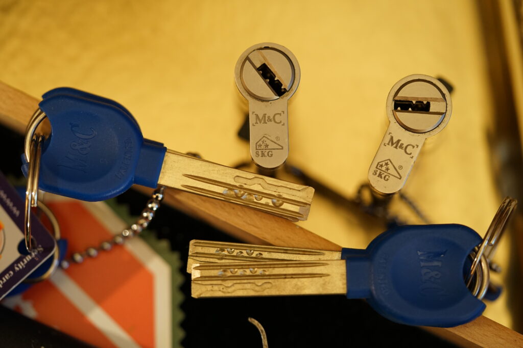 Lock Key Arthurmeister Switzerland Security Tech Leporello Der Aufmacher Detektiv Hamburg Germany ABUS