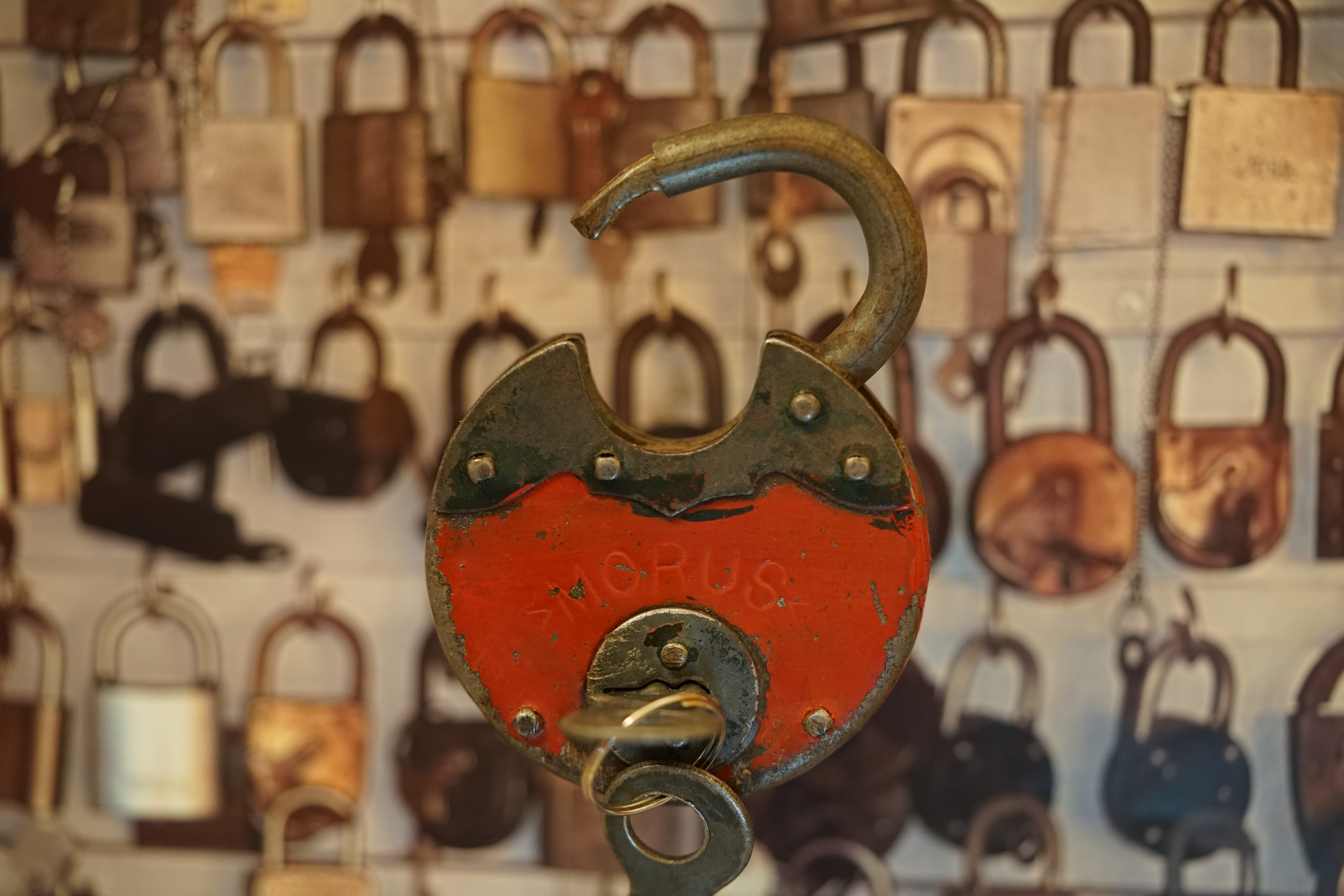 Arthur Bühl, Arthur meister ®, Lockpickerherz ®, Schlossherz ®, Porno meister ® Carsten Jasner, MUT PROBEN ! Das Leben ist tödlich. Aber es muß nicht sterbenslangweilig sein. In diesem Buch werde ich ab Seite 139 in dem Kapitel: Mut zur Lücke, Loch im Tresor. Todsichere Systeme und wie man sie knackt wie folgt beschrieben: Ein Mann mit Pferdeschwanz sitzt hoch konzentriert am Werktisch. Sein Blick ist ins Nichts gerichtet. Für das was er tut, braucht er seine Augen nicht, er sieht mit dem kleinen Stahlhaken zwischen seinen großen Fingern, mit denen er sich einen Weg in das Schicherheitsschloss bahnt. Er gleitet in die ölige Innenwelt, ertastet Wände, Widerstände, Ausbuchtungen. Er fühlt schließlich die genaue Position der Stifte, rastet einen nach dem anderen ein. Diese Momente, sagt der Zweimeter mann, seien " Vorboten zum Orgasmus " ! Arthur Bühl, von seinen zahlreichen Bewunderern " ARTHURMEISTER " genannt, ist einer der Besten bei den Sportsfreunden der Sperrtechnik, einem Verein in dem sich bundesweit rund fünfzehnhundert Mitglieder in sechzehn Ortsgruppen treffen, um in ihrer Freizeit Schlösser zu knacken. Ins Leben gerufen hat den Verein Arthur Bühl und sein Freund Steffen Wernèry, ein Mitbegründer des Caos Computer Club. Digital hacken oder analog knacken - für Wernèry gibt es da keinen Unterschied. Hier wie da treibt ihn der rebellische Reiz, Lücken im System zu finden, die Verkäufer als todsicher preisen. " Doch sicher ist nur, daß alles aufgeht " ! Dafür sort die Lust, die jeder kennt: Schatzkammern zu betreten, Geheimnisse zu entschlüsseln, Widerstände zu überwinden, Verbotenes zu tun, sich Zugang zu veerbogenen Ecken und Winkeln zu verschaffen. Die " Sportsfreunde " treibt diese Lust seit ihrer Kindheit um. Wernèry bog mit zwölf Jahren seinen ersten Dietrich aus einem Kleiderbügel und sperrte seine Lehrer ein. Der kleine Arthur bekam eine Ahnung von seinem Talent, als es ihm gelang, die Spardose schlüssel - und zerstörungsfrei zu entriegeln. Heute triumphiert er als mehrfacher Deutscher Meister im sogenannten Lockpicking, dem Öffnen von Schlössern unter Wettkampfbedingungen. Immerhin siebenundsechzig Jahre lang war das erste Sicherheitschloss der Welt tatsächlich ein Sicherheitsschloss. Der englische Tüftler Joseph Bramah, der so nützliche Dinge erfand wie eine Banknoten - Nummeriermaschine und eine Zapfanlage, die heute noch in britischen Pubs Bier in Gläser sprotzt, ersann 1784 ein Zylinderschloss, daß als unbezwigbar galt - bis 1851 ein professioneller Knacker nach sechzehn Tagen engagierten Stocherns das Ding öffnete. Dieser Akt war ein Schlüsselerlebnis in der Beziehung zwischen Mensch und Mechanik. Ein Sieg der lebendigen Sinne über ein sprödes System - zu einer Zeit, da die Gesellschaft sich dem stampfenden Rhythmus der Industrialisierung unterwarf und der Glaube an das Heil der Technik verdrängte. Lockpicking wurde zu einem populären Sport, der Helden schuf. In den dreißiger Jahren des 20. Jahrhunderts etwa gelangte ein Prister zu Weltruhm, weil er reihenweise sowohl als einbruchsicher gepriesene Tresore als auch " ausbruchsichere " Gefängnisschlösser entriegelte. " Der schwerste Schrank hat seine Schwächen, er läßt sich ohne Müh erbrechen " ! - diese alte Panzerknacker Weisheit hat nach wie vor Gültigkeit; sie hängt über den Köpfen der Hamburger Lockpicker. Arthurmeister braucht für handelsübliche Stiftschlösser, die fast jede Wohnungstür zieren, zwischen zehn Sekunden und fünf Minuten, je nach Hersteller. Bohrmuldenschlösser, die bei der Deutschen Post, auf Flughäfen und in Atomkraftwerken verwendet werden, sind vor ihm ebenso wenig sicher. Er nutzt dabei mechanische Ungenauigkeiten, winzige Spielräume, die sich bei der Herstellung nicht vermeiden lassen und zehnmal dünner sind als ein Haar. Ein paar Mal klickt es, der Meister dreht den Zylinder, streicht seine Haare zurück, steckt sich eine Zigarette an. " Tja " sagt er, " und wenn man dann das Schloss aufkriegt - das ist ein geiles Gefühl ! " Ich habe dann später den Jasner in Berlin angerufen. Bei dem Telefonat kam lediglich heraus er wüßte von dem Interview nichts mehr und wolle auch nichts mehr wissen. Da habe ich noch bemerkt, er hätte auf dem Lockpicking " Bunten Nachmittag " nicht so nerven brauchen, wenn er dann doch so einiges durch den " Tüddel " kriegt. Taged mit: Spiel nicht mit den Schmuddelkindern ! Verzwetschget mit: Bühl Arthur, Bühl Wappen, Bühl Fahne, Bühl Urkunde, Bühl Patent, Bühl achteck, Zwetschgenhengst, Zwetschgenfest, Meister Arthur, Bühler Zwetschge Arthur Andreas Bühl, Detektiv, Privatdetektiv, Hamburg,Germany, Siegel Ring.