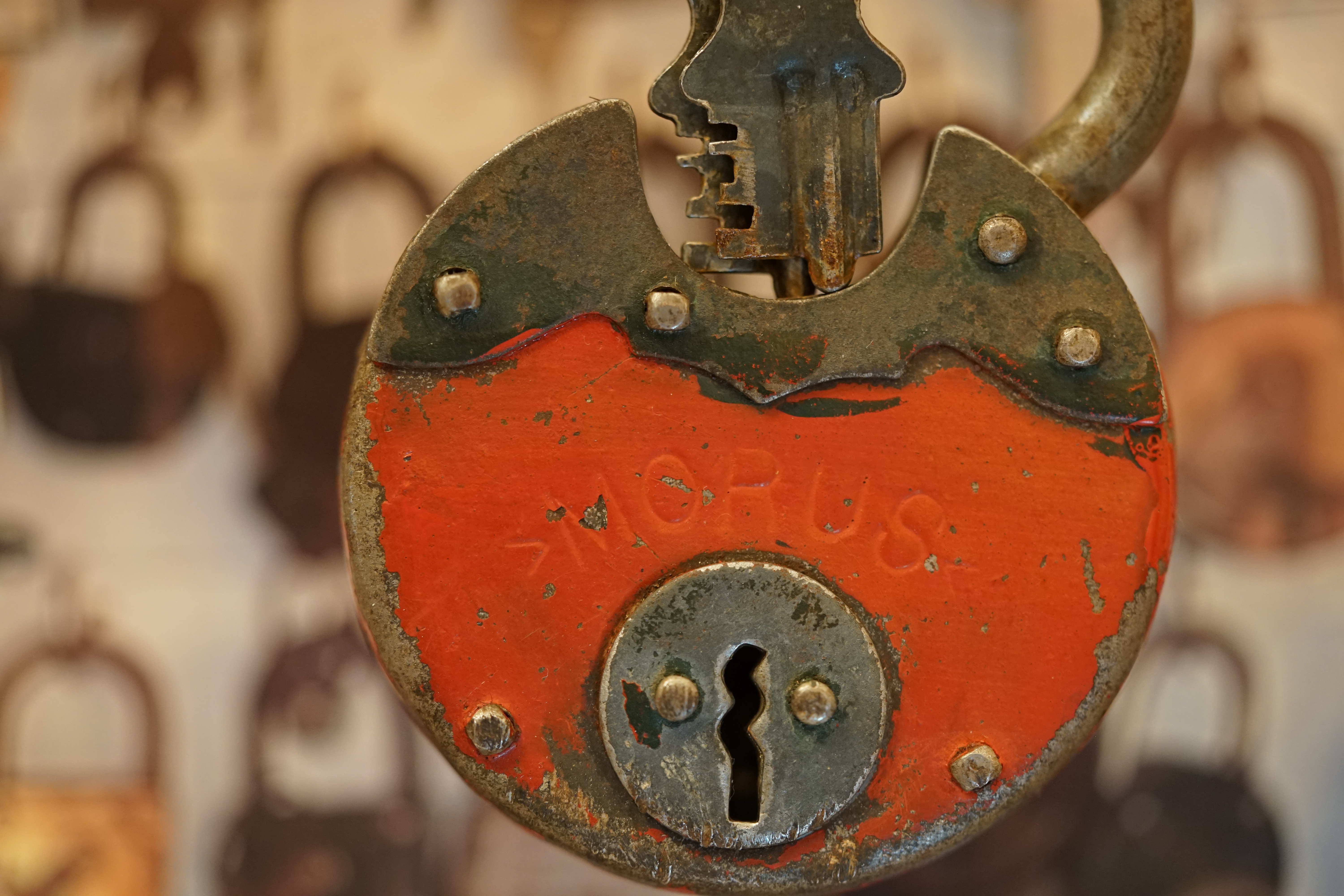 Julius Adolf Petersen (* 7. Oktober 1882 in Hamburg als Julius Adolph Petersen[1]; † 21. November 1933 ebenda[2]) war ein Berufsverbrecher und Kneipenwirt in Hamburg-Barmbek, genannt „Lord von Barmbeck“ (Barmbek wurde damals noch mit „ck“ geschrieben). Leben Im Keller dieses Hauses betrieb Petersen seine Kneipe Petersen stammte aus Hamm-Süd. Er wuchs in ärmlichen Verhältnissen auf und zog 1896 mit seinen Eltern in die Heitmannstraße im südlichen Barmbek. Ab 1904 betrieb er eine Kneipe an der Ecke Beim Alten Schützenhof und Bartholomäusstraße, in der Kohlearbeiter und Einbrecher verkehrten. Er wurde der Kopf einer Verbrecherbande, die bis zu 200 Mitglieder gehabt haben soll und die erst „Barmbecker Einbrechergesellschaft“, später „Petersen-Konzern“ genannt wurde. Einige seiner Mitganoven wurden „Lockenfietsche“, „Rabenmax“ oder „Schlachterkarl“ genannt. Seine Kneipe nannte Adolf gerne „Kaschemme“ und sein Werkzeug zum Aufbrechen der Geldschränke „Knabbergeschirr“. Sich selbst nannte er in seinen Lebenserinnerungen (1927 im Gefängnis Fuhlsbüttel geschrieben) einen „bockbeinigen Mephistojünger, dem Fluch der bösen Tat erlegen“. Die Hamburger Polizei legte im Laufe der Zeit 20 Meter Akten über ihn an, 200 Delikte wurden im Laufe der Jahre gegen ihn verhandelt, 400 Personen mussten dabei aussagen, 3000 Haftbefehle wurden nach seinen umfänglichen Geständnissen ausgestellt. Den Beinamen „Lord von Barmbeck“ erhielt er wegen seiner stets korrekten Kleidung und seiner Ganovenehre, nach der geschnappte Bandenmitglieder mit guten Verteidigern und ihre Familien mit Unterstützung versorgt wurden. Aus seiner Ehe mit Helmi Petersen (gleichnamig, aber nicht verwandt) ging sein Sohn Hatzel hervor. Nach seiner Scheidung lebte er mit Frieda Goedje zusammen. 1920 wurde er durch den Überfall auf das Postamt in der Susannenstraße, bei dem er und ein Komplize 221.000 Mark erbeuteten, stadtbekannt. Nach Verbüßung mehrerer mehrjähriger Haftstrafen wegen Einbruch, Diebstahl und Raub erhängte er sich 1933 im Untersuchungsgefängnis. Petersens Lebensgeschichte wurde 1973 von Ottokar Runze unter dem Titel Der Lord von Barmbeck verfilmt. Martin Lüttge spielte die Hauptrolle. Im Jahre 2005 wurde im Hamburger St. Pauli Theater das biographische Stück Der Lord von Barmbeck von Frank Göhre, Ulrich Tukur und Ulrich Waller aufgeführt. In den Jahren 2011 bis 2013 gab es Planungen, das Haus der ehemaligen Kneipe abzureißen. Nach Protesten aus der Anwohnerschaft wurde das Haus unter Denkmalschutz gestellt und ab dem Herbst 2013 aufwendig saniert. Die dabei entstehenden Eigentumswohnungen wurden unter „Lord-von-Barmbeck“ hochpreisig angeboten. Ein Café an der Kreuzung Beim Alten Schützenhof und Bartholomäusstraße ist in Anlehnung an Petersens Spitznamen benannt. Literatur • Petersen, Julius Adolf. In: Franklin Kopitzsch, Dirk Brietzke (Hrsg.): Hamburgische Biografie. Band 2. Christians, Hamburg 2003, ISBN 3-7672-1366-4, S. 319–320. • Julius Adolf Petersen und Helmut Ebeling (Hrsg.): Der Lord von Barmbeck : Das Leben des berüchtigten Ein- und Ausbrechers Julius Adolf Petersen, von ihm selbst erzählt, Rowohlt Verlag, Reinbek bei Hamburg 1973. Weblinks • Literatur von und über Julius Adolf Petersen im Katalog der Deutschen Nationalbibliothek • Marko Rösseler: Im Dezember 1927 - Der Einbrecher Adolf Petersen schreibt im Gefängnis seine Memoiren WDR ZeitZeichen vom 22. Dezember 2022. (Podcast)