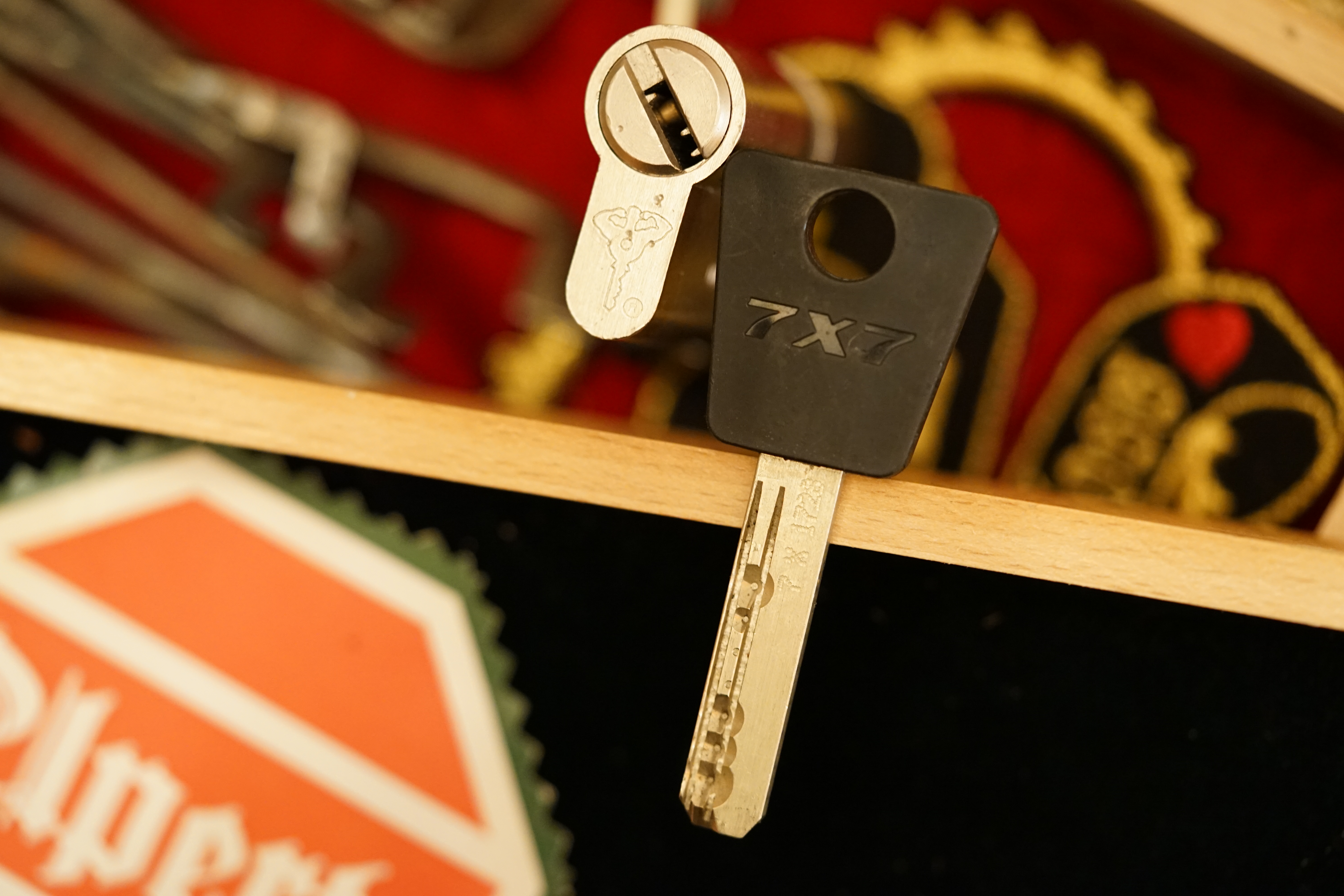 𝔄𝔯𝔱𝔥𝔲𝔯 𝔅ü𝔥𝔩, 𝔄𝔯𝔱𝔥𝔲𝔯𝔪𝔢𝔦𝔰𝔱𝔢𝔯 ® Stück Davon schwarze Katze, Zwei Katzenkopf Schlösser Zunft, Schlosser, Zunftabzeichen, Wappen, Geselle, Anstecknadel, Verbandsabzeichen, Stück Davon. Die nicht alltägliche Form eines Truhenschlossen führte dazu, das man die Schlosser im Zunftleben scherzhaft ironisierend Katzenköpfe nannte. Der Spitzname erhielt sich durch die Jahrhunderte. Und der Katzenkopf wurde damit zu einem Symbol. Er erscheint auf der Anstecknadel, die heute der Schlosser als Verbandabzeichen tragen kann. Die auf der Nadel angebrachte Inschrift " Stück Davon " erklärt sich wie folgt: Der wandernde Schlossergeselle sprach bei einem Meister um Arbeit vor. Befragt, ob er das Handwerk verstünde, antwortete er: Stück Davon ! Die zwei Worte wiesen ihn in aller Bescheidenheit als Angehörigen der Zunft aus, der bereit sei noch weiter zu lernen. DoubleBrain ® SEO für heute: Barockschlüssel, Schmiedeeisen, Halme gedreht, Bärte geschnitten, Reiden aufgesetzt, Stahlschnitttechnik, Kapelleneingerichte, Schmiedeeisen, Hohldorn, Gesenk, Pflanzenmotiv, Wappentierschmuck, geschmiedet, gepunzt, Schlüsselgriff beidseitig, halbrelief, Bekrönung auf der einen Seite als männlicher auf der anderen als weiblicher Kopf, Löwenwappen, Delphine, Schwanzflosse, Stilelemente der Reaissance, profilierter Steckhalm, Gesenke und Reide ziseliert, Griffrand, Zwei Schlangen blau angelassen, Eisenblech, Schließblech, Türrahmen, Schlosskasten, Eisenkern, französisch, Zierdecke ausgehauen, eingehauen und getrieben, Rosette, Ringgriff, Rokoko und Schlüssel, eisernes Wiener Barock Hangschloss mit Spreitzfedernverschluss, gefeilt, geschnitten und ziseliert, flacher Steckschlüssel, Eisengrundplatte und zwei Engel mit Trompete, Posaune und Blumengeranke verziert. Figuren, Schmuck, Jagdszene, Empire, Möbelschlösser, Messingzierdecken, Witwerschlüssel, Schlüsselgewalt, Symbol, Sargschlüssel, Silberschlüssel, Hohldorn, Nachbildung, Kammerherrnschlüssel, Bronce, feuervergoldet, Emblem mit Initialien der weltlichen oder kirchlichen Fürsten versehen, die sie verliehen haben. Doppeladler, Reichsapfel, Zepter und Krone, Übergabeschlüssel, magische Stilelemente, östrerreichischer Kammerherrenschlüssel mit Doppeladler, Kordeln und Quasten, Wien, Hoflieferant, Mayestät, päbstlich, ungarisch, bayerisch, in Silber gegossen, Sinsheim, Hohldornschlösser mit Eisenriegeln, Gelenkschlüssel, einfacher Schieberiegel aus Holz, klappbare Doppelschlüssel aus Tirol, Rohrhülse, Bart, Tirol, Kreuz, Herz, Schlüsselgehänge, süddeutsch, Leder, gotisch, Bügel, Tabakspfeifenschlüssel, Schlossergeselle nach bestandener Prüfung, Schlüsselgeschenketui für die Braut: Bund mit fünf Zimmer, Möbel und Kassettenschlüsseln, in der Mitte Haustorschlüssel aus einem Stück geschmiedet, geschnitten und mit Stahlstangen handpoliert auf dem vierseitigen Gesenk in Schreibschrift " Deutsches Empire ", Dreipass, Jugendstil, Doppelrohr, Hauptportal der Jesuitenkirchen Sankt Michael, Der Hammerschlüssel für Weinkeller: der ziselierte aufgesetzte Hammer diente dem Küfner zum abklopfen der Fässer und zum öffnen der Spunde, Enstehungszeit, Hoftheater, bayrisches Nationaltheater in München, Zerstörung, Kunstschlosser, Fritz Nüssel, Heinrich Pankofer, Germany, wissenschaftlich, systematisch, Schlüsselexperte, Sammler, Privatsammlung, Schlüsselzentrale München, Fachmann für Sicherheitsfragen, sachkundig, Experte, versierter Restaurator, historischer Wert, handwerkliches Geschick und seine langjährige Berufserfahrung, Anerkennung, international, Fachmann nicht nur für die Technick von Schlüsseln und Schloss, auch für künstlerische und historische Fragen. Standardwerk Europa, Übersee, offizielle Stellen, Landeskriminalamt, Bundesanwaltschaft, Keltenschlüssel, Vorchristus, Witwenschlüssel, John F. Kennedy, Weisses Haus, Schlossmuseum Velbert, gut verpackt, Pullach, Erfinder und Auror, Leidenschaft, aufschlußreiches Werrk, Memoiren, Töchter, Emmi Seifert, Marlene Nüssel, Frau Anni, Kaminkehrer, Schwanthal, Freund und Helfer der Polizei, mein Leben, Gedichte, Kaffeveranstaltung, Nachbarschaftshilfe, Essen auf Rädern, Schlüsselfigur, tausend Stücke, Keltenzeit, Christus, Kelheim, Exemplare, Ausländische Lehrlinge, Brocken, wiegt fünf Kilo, Schmucksafe, Ludwig XV 1430, Brillianten, Verona, Eisenzeit, Ägypten, Hallstadtzeit, Salzkammergut, Hallstadt Gräberfeld, Epoche, Eisenverhüttung, Salzbergbau, Gerätschaften zu exportieren, geographischer Ort am Nordende des Neuenburger Sees in der Schweiz, Pfalbauten, auf festem Land angelegte Siedlung, europäische Eisenzeit, Kelten Indogermanischen Völkergruppe, Germanen, Rhein, kämperisch, expansionsbereit, Rom, Homer, Dichter, Jugendzeit, halbdunkel, erahnbar, zivisilatorische Dokumente, Dichtung, märchenhaft schöne Gestalt, Götter treten vor uns hin, denen die mittelmerisch kleinasiatische Menschheit Wirkungen und Tätigkeiten zugedacht hat, die diesen Fabelwesen für immer Kontur verliehen haben. So tritt der Schmiedegott Hephaistos lateinisch Vulkanos vor uns hin: Rußig und edel zugleich, genial erfinderisch, ein kunstreicher Handwerkegott. Der zu den 12 Hauptgöttern der griechisch römischen Antike erzählt wird. Jupiter, Himmel, hinabgstürtzt, Entfernung der Erde von den Sternen, Insel Lemlos, Hinkefuss, Gerechtigkeit, alte Fabeln, schöne und liebenswürdige, Eheweib, Museeum of fine Arts in Boston USA, Parmenides Lehrgedicht Balanos, Hammer, Amboss, Feuer, Wasser, glühend, Metall, Hammerschlag, Gußverfahren, gewünschte Form, Holz oder Kohle, warmgeschmiedet, grobkristallin, feinkörnig, Streck und Bruchgrenze, Plinius, samische Künstler, Erzguß, Keltenschlüssel, hochkant durch einen Schlitz in der Tür gesteckt, gedreht, bis er - nun waagrecht - in die Angriffe der im Riegel gelagerten Sperrklötze eingerastet: die Sperrklötze werden angehoben, der Riegel ist entsperrt und lässt sich mit einem ledernen Zugriemen von außen auf und zu ziehen. Griechenland, lakonisch, neues Prinzip, Schlüsselträger, Kaiserzeit, Würde, Statussymbol, Römer, die punische Kriegen das Metallhandelsmonopol an sich gebracht hatten verfügten in reichem Maße über Kupfer, Zink und Zinn. Verschlußriegel, Feder, Lochkanäle, Sperrstifte, entsichert, auf oder zugeschoben, Drehschlüssel, Hangschloss, Spreitzfeder, Kulturlandschaft, Kassetten, Truhen, Türen, Tiermaskendeckel, Pferdegstalt, arabisch, Vexier, indisch, Kugel, Grundform, Volldorn, Technische Feinheit, Eleganz, Zweckgebilde in den Händen von Menschen, die bemüht sind, mit einem rauhen, kriegerischen Leben fertig zu werden, Verteidigung, bedachte Architektur, spürbar, verschlossen, Zierlichkeit, Zeitläufe, Kultur, Willen und Werkstätten in Pompji und Herkulaneum, Wachsmodell Tonmantel gebrannt, schmilzt das Wachs glühend, Nachteil, römisches Imperium, desto länger, primitive Form, Spätantik, Karolingische Kunst, Fräkisches Adelsgeschlecht, Karl der Große, Triebfeder, Höfische und Kirchliche Kreise, Monumental Kunst, Klerikale Kreise, Kulturträger, Elfenbein, Goldschmied, Goldschmiedekunst, geistig - kulturelle Erhellung, Abendland, profunde Bedeutung, Ehefrau, häusliche Gewalt, Vertrauen, Brauch, Kirchweihtag, Steiermark, geweiht, Gnadenschlüssel, Petrus - Schlüssel, Apostel, Pilger, Schenkung, Pabst Pälagius, Gregor, König Alfons von Kastilien, König Alfred, romanischer Stil, schöpferische Kraft, Kunstgewerbe, Klöster, Kostbarkeiten, kunsthandwerklich, Verfeinerung, Raffiniertheit, Formenwelt, Alltag, Kleidung, Ritterrüstung, kraftvoll, primitiv, gotische Epoche, Jan van Eick, Grammatik, Lebensstil, geläutert, gültig, Opulenz der Kleidung, Materialwert, Charme, Sakral, Phantasie, Formensprache, feinsinnig, Steinmetz, Bescheidenheit, Portal, Notre - Dame, Paris, köstlich, kostbar, Mechanismus, Entsperrungsvorgang, Fischblasen, Kreuze, Drei - und Vierpass, grotesk, meisterlich, Handwerkszeug primitiv, Gewirre, Besatzung, Tropfen Öl, rein von Hand, Prochnov, Kunstschreiner, gesunde Männer, Michael Mann, Michael Mann Kästchen, Nürnberg, Augsburg, Fürth, Wörth, Riegelwerk, sauber geätzte und vergoltdete Büchsen und Pistolen aus Eisen. Doppelmeyer, Markgraf, erlassene Strafe, Spinnenschlösser, Deckelunterseite, figürlich, kunstfertigkeit, Schlüsselloch, größere Summen harten Geldes, raffiniert, Spielerei, Kuriusität, Zeugnis, Möbel, Bombast, Schwulst, Liebe, Zäsur, Dreißigjähriger Krieg, Mutter Courage, Armut, Schichten in Deutschland, Reformation, patetisch, Phänomen, Ornament, Pierre Frommerie, Sedan, Berlin, Ebenholz, Emaill, monumental, Signatur, Barock, Formenreichtum, gediegen, summarisch, mittelmäßig, Epochen, Werkleute, Halskette, Mayestät, Spanien, Revolution, Mittelalter, feierlich, Feind, Öffnung der Tore, Kapitulation, Schlüsselsoldat, Mitglied der päbstlichen Schweizer Garde, Pabstwappen, abfällige Bedeutung, Stadtwappen Tabackspfeife, Vierkant, Dolch, Pistolenschlüssel, geheime Nachrichten, Siegel, Hammerschlüssel für einen Weinkeller, Liebende, Angebetete, Ritter, Kreuzzug, Heiliges Land, Kreuzritter, Ehefrau, Märchen, arges oder schönes, es will scheinen, das eine Welt ohne Schlüssel nicht denkbar ist, Paris, Turenschloss, Schlossfalle, Konstruktion, Luxus, Verschwendungssucht, Kleinod, Brilliant, Maillard, König Stanislas, Ballkongitter, Pastellportrait, Museeum der Stadt Nancy, spirituell Sonnenkönig, Prinz Eugen von Savojen, den sublimen Geist seiner Epoche, General Feldmarschall Prinz Freund der Musen, Besieger der Türken, Zunftbuch, Balthasar, Gitter, Porzellan, hochkultiviert, Degengriff, Münchener Hof, Wittelsbach, Gesamtkunstwerk, Johann Joachim Winckelmann, Kleidermode, Reifrock, Schnürrleibchen, Wohnkultur, Neoklassizismus, Möbel, Chubb, Bramah, Inselstaat, Engländer, Ungarn, Italiener, Tossi, Yale, Hobbs, Aber die Bemühungen um immer neue vergrößerte Sicherheit im Bereich des Schlosses gingen weiter. Man glaubte vorübergehend das non plus ultra Sicherheitsschloss konstruiert zu haben und zwar kühn genug, Geldpreise für denjenigen auszusetzen, dem es gelingen würde, diese neuartigen Schlösser aufzusperren. Überraschend geschah das dank der Fertigkeit des Amerikaners Hobbs 1853. Seine Medtode des Aufsperrens ist in der Fachwelt als Hobbsches Öffnungsverfahren bekannt. Es wurde mit Erfolg publiziert, das Kriminelle Hinweise zum Öffnen der Sicherheitsschlösser erhielten. Linus Yale, Fallstiftriegelschlösser, der Ägypter, Assyrer, Babyloner, Yale Zylinder, C.E. Schulte in Velbert, Kromer Protector Schloss 1871, Hahn AG, Karl Zeiss, BKS, Boge und Kasten Solingen, Koloss von Roddos, Byzanz, Konstantinopel, Moschee, Kirche, Schlüsseltyp, Kaufmann, Herkunft, Herzblatt, Kurfürst, Alltagsgebrauch. Die Schönheit der Welt. Die Kraft, die menschlichen Schöpfergeist gewahr werden lässt. Die beiden Schlüssel in der Hand des heiligen Petrus geben diesem die Macht, die Pforten des Himmels zu öffnen. Der Schlüssel ist ein christliches Symbol, er ist aber auch das Inbild menschlichen Schöpfergeistes und als solches steht er in unmittelbarer Beziehung zu der Arbeitswelt des Sammlers Heinrich Pankofer. Doblebrain ® gibt vor: Mehr SEO ! ! ! Bühl. Arthur Andreas Bühl. Der Sympathieträger ist in Stuttgart, Baden - Württemberg geboren. Der Detektiv lebt in HAM. H1 Text: Der SEO schreibt: 𝔄𝔯𝔱𝔥𝔲𝔯 𝔅ü𝔥𝔩, 𝔄𝔯𝔱𝔥𝔲𝔯𝔪𝔢𝔦𝔰𝔱𝔢𝔯® Bühl, Arthur, Jahrgang 1961, Made in Germany, Detektiv or Private Investigator how Mr. Smitz from the PLAYBOY, Beverly Hills, say`s. Yes Mr. Smitz i will send you the Photo Arthurmeister`s F 1, Jacket for your LeporelloUS. to your E - Mail Mr.Smitz@Mr.Smitz.us. Ok, Mr. Smitz. Mr. Smitz do you know what Google Earth is ? Take BÜHL Arthur, only by Google Earth, you know ? have done it ? Yes Google will show you my Panel superfast. Cool, Arthurmeister, cool. Yes Mr. Smitz, this can i do for you too ! Yes with SEO. Yes, yes, i have Arkadasch erklärt, sein Erikli pasta is not so genial. Der beste Zwetschgenkuchen, you know plum tart, is from the Stadt Bühl. Not laughing in the USA. Bühl is a City like my Name. And the People in this City called it: Zwetschgendatschi ! you know. This is the world best plumcake. Yes Datschi. Yes, Stadt Bühl is near Baden - Baden, the Casino, you know ! Yes. Baden-Württemberg. You must know there is since 1927 the traditionell Zwetschgenfest. And there ist the Zwetschgenkönigin ! Mr. Smitz, my Ur Ur Ur Ur Grandfather is born in Bühl. My Great Grand Grand Mother where also born in the town Bühl. Their profession was Zwetschgenpicker. Not Lockpicker, Zwetschgen / Plum Picker. And Rüttler. Oh, really ! Yes, Yes. And since this time the name of the family Bühl from the Stadt Bühl is: Yes you know - Buehl. Yes i will give Greetings from you to Mrs. Friede Springer from the Newspaper BILD et. Yes, the Elbphilharmonie is in Betrieb. OH, Mr. Smitz, greeting´s to you from Joe Asbbery, NBA, you know. Tomorrow we will meet us in the Hasenstübchen, our Rabbit Hall. For Lockpicking und Beer. Call you. Parole Emil ! H1 Text: Der SEO schreibt weiter: 𝔄𝔯𝔱𝔥𝔲𝔯 𝔅ü𝔥𝔩, 𝔄𝔯𝔱𝔥𝔲𝔯𝔪𝔢𝔦𝔰𝔱𝔢𝔯® Herr Arthur Bühl, kritischer Privatdetektiv aus der Hansestadt Hamburg, bereitet sich auf ein Interview mit der BILD et vor. Bei Babsi und Gina in Fuhlsbüttel wird ihm zuvor der Vokuhila geschnitten. Herr Arthur Bühl wurde schon in der BILD et als " Herr der Schlösser " beschrieben. " Ein bisschen Ruhe bitte " schreibt Jan Freitag von der TAZ. Er erwähnt auch eine Mustertür by Wendt. Es wird darin herumgeprökelt. Selbst Arthur Bühl, der weltbeste aus dem Lockpicker Mekka Hamburg, betreibt pures Understatement, weil er sein Schloss in nur 20 Sekunden " geknackt " hat. Charles Graeber von der Wired.com beschreibt in seinem Artikel Master Lock - Pickers do bottle Arthur Bühl " The Master of the Universe ", Arthur Bühl a private Detective of Germany open locks. Bühl`s Fabio - the - Barbarian Look stands out. He wins the Dutch Open and is now Master of the Universe. The people cry: " Arthurmeister ! booms Arthurmeister ". Mark Webber Tobias, the Author of Locks, Safes, and Security, a Police Reverence, say: Arthurmeister, that ist beautyful. " Open ! " sagt Arthurmeister ", offen ist gut, schneller offen ist besser ". " Beer !" Arthurmeister booms back and a new Champion is born. Die Welt berichtet: " Die Kunst, Schlösser ohne Schlüssel zu öffnen ". Vereinsmitbegründer und Vizepräsident Arthur Bühl trägt seine Leidenschaft schon auf der Krawatte. Sie ist rot mit gelben Schlüsseln drauf. Intern wird er ehrfürchtig " Meister Arthur " gerufen. Er hat es zum siebenfachen Deutschen Meister in verschiedenen Disziplinen geschafft. Er pickt seit der Kindheit. Sein erstes Trainingsobjekt war sein Spardosenschloss - Ein klassischer Einstieg… . Die Slate berichtet über Arthur Bühl als Lockpicking Legend. Es gibt einen Artikel Tool for Picking and Decoding by Stasi, CCC, Vortrag Berlin. Amateur Hour berichtet: Arthurmeister has " The Master Touch ". Bei den Kaba Day `s im Europa Park Rust schreibt die Pressebox: auf großes Interesse der Teilnehmer stieß auch die praktische Vorführung von Steffen Wernéry und Arthur Bühl, die gängige mechanische Schließzylinder ohne Schlüssel zerstörungsfrei öffnen. Meist in Sekundenschnelle. Auch die Chemnitzer Zeitung " Freie Presse " hat über das Lockpicking und Arthur Andreas Bühl alias Arthurmeister berichtet. Dwight Perry schreibt: Arthur Bühl has good hands ! In der Philalocksmith wird Arthur Bühl auch als Lockpicking Legend betitelt. Es gibt auch einen Beitrag, 360 Meridianos. In der Datenschleuder, CCC, wurde über ihn als Sympathieträger berichtet. Veröffentlicht unter Linkedin, Xing, Google Panel, Twitter X. In der Vitrine von Arthur Andreas Bühl, Arthurmeister® sind Schlösser, Padlocks, von ABUS, BKS, CES, DOM, EVVA, Assa Abloy, Z Ikon, Kaba, Keso, ASSA, Winkhaus, Wilka, Trelock, Schmelting, Bode Panzer, Ancor Las, Drumm Geminy, Xylock, SEA, Medeco, Mul-T-Lock, Cut away, ABUS Granit, Pfaffenhain, E*S, ESS, Nemef, BAB, Babelsberg, Stasi, Diskus, WMF, Tesa, Noch, Vachette, Cisa, Wally, Rielda, Mottura, Viro, FAI, GeGe, Fichet, Bode Panzer, Tresor, Bramah, Protector, Braun`s Patent, Walomatus, Arolds, Combination Lock, Yale, Master, American Lock, Tubular, China, Indien, Aligarh, Nepal, Thailand, Zahlenschlösser, Himmelsschlüssel und noch vieles mehr, vorhanden. Alle Schliesszylinder sind Übungsmaterial für das Lockpicking. Schlagschlüssel und so vieles mehr, sind auch dabei. Auch der Sputnik. Verschlagwortet mit: ♥ Vokuhila, Friseur ♥ Schwäbischer Hengst, Zwetschgen Heini, Bühl er, Zwetschge, Google Earth, Mittelpunkt der Welt, Martinameisterin, Cartomanze, Scholischek, " HIGH NOON ! ". ♥ Parole Emil ! Arthur Andreas Bühl, Detektiv, made in Germany, born 1961 in Stuttgart, Baden - Württemberg, living in HAM, Im Dienste der Wahrheitsfindung unterwegs, betreibt in seiner Freizeit Lockpicking aus Leidenschaft. Der mehrfache Deutsche Meister wird in der WIRED als " Master of the Universe " betitelt. In der BILD et ist der Artikel " Herr der Schlösser " abgedruckt. Im Hasenstübchen - Fuhlsbüttel, am Hasenberge, Santa Fu, wird gefeiert. Arthurmeister® stellt seinen Leporello " Der Aufmacher " vor. Der Stammtisch grölt " OFFEN ". Scholischek, Rudi, Heike I, Noagerlzutzler, Arthur und Joe Asberry, der alte NBA ler, prosten sich zu. Arthurmeister`s Jukebox auf YouTube spielt Pointer Sisters - Slow Hand ! ♥ Beim Tanzen ruft die Cartomanze " Ey du Sympthieträger ♥, komm mal her " ! SEO für heute: DETEKTIV, Arthur Bühl, Lockpicker, Deutscher Meister, pickt ABUS Padlock. 𝐀𝐫𝐭𝐡𝐮𝐫 𝐀𝐧𝐝𝐫𝐞𝐚𝐬 𝐁ü𝐡𝐥, 𝐃𝐞𝐭𝐞𝐤𝐭𝐢𝐯, 𝐦𝐚𝐝𝐞 𝐢𝐧 𝐆𝐞𝐫𝐦𝐚𝐧𝐲, 𝐛𝐨𝐫𝐧 𝟏𝟗𝟔𝟏 𝐢𝐧 𝐒𝐭𝐮𝐭𝐭𝐠𝐚𝐫𝐭, 𝐁𝐚𝐝𝐞𝐧 - 𝐖ü𝐫𝐭𝐭𝐞𝐦𝐛𝐞𝐫𝐠, 𝐥𝐢𝐯𝐢𝐧𝐠 𝐢𝐧 𝐇𝐀𝐌, 𝐈𝐦 𝐃𝐢𝐞𝐧𝐬𝐭𝐞 𝐝𝐞𝐫 𝐖𝐚𝐡𝐫𝐡𝐞𝐢𝐭𝐬𝐟𝐢𝐧𝐝𝐮𝐧𝐠 𝐮𝐧𝐭𝐞𝐫𝐰𝐞𝐠𝐬, 𝐛𝐞𝐭𝐫𝐞𝐢𝐛𝐭 𝐢𝐧 𝐬𝐞𝐢𝐧𝐞𝐫 𝐅𝐫𝐞𝐢𝐳𝐞𝐢𝐭 𝐋𝐨𝐜𝐤𝐩𝐢𝐜𝐤𝐢𝐧𝐠 𝐚𝐮𝐬 𝐋𝐞𝐢𝐝𝐞𝐧𝐬𝐜𝐡𝐚𝐟𝐭. 𝐃𝐞𝐫 𝐦𝐞𝐡𝐫𝐟𝐚𝐜𝐡𝐞 𝐃𝐞𝐮𝐭𝐬𝐜𝐡𝐞 𝐌𝐞𝐢𝐬𝐭𝐞𝐫 𝐰𝐢𝐫𝐝 𝐢𝐧 𝐝𝐞𝐫 𝐖𝐈𝐑𝐄𝐃 𝐚𝐥𝐬 " 𝐌𝐚𝐬𝐭𝐞𝐫 𝐨𝐟 𝐭𝐡𝐞 𝐔𝐧𝐢𝐯𝐞𝐫𝐬𝐞 " 𝐛𝐞𝐭𝐢𝐭𝐞𝐥𝐭. 𝐈𝐧 𝐝𝐞𝐫 𝐁𝐈𝐋𝐃 𝐞𝐭 𝐢𝐬𝐭 𝐝𝐞𝐫 𝐀𝐫𝐭𝐢𝐤𝐞𝐥 " 𝐇𝐞𝐫𝐫 𝐝𝐞𝐫 𝐒𝐜𝐡𝐥ö𝐬𝐬𝐞𝐫 " 𝐚𝐛𝐠𝐞𝐝𝐫𝐮𝐜𝐤𝐭. 𝐈𝐦 𝐇𝐚𝐬𝐞𝐧𝐬𝐭ü𝐛𝐜𝐡𝐞𝐧 - 𝐅𝐮𝐡𝐥𝐬𝐛ü𝐭𝐭𝐞𝐥, 𝐚𝐦 𝐇𝐚𝐬𝐞𝐧𝐛𝐞𝐫𝐠𝐞, 𝐒𝐚𝐧𝐭𝐚 𝐅𝐮, 𝐰𝐢𝐫𝐝 𝐠𝐞𝐟𝐞𝐢𝐞𝐫𝐭. 𝐀𝐫𝐭𝐡𝐮𝐫𝐦𝐞𝐢𝐬𝐭𝐞𝐫® 𝐬𝐭𝐞𝐥𝐥𝐭 𝐬𝐞𝐢𝐧𝐞𝐧 𝐋𝐞𝐩𝐨𝐫𝐞𝐥𝐥𝐨 " 𝐃𝐞𝐫 𝐀𝐮𝐟𝐦𝐚𝐜𝐡𝐞𝐫 " 𝐯𝐨𝐫. 𝐃𝐞𝐫 𝐒𝐭𝐚𝐦𝐦𝐭𝐢𝐬𝐜𝐡 𝐠𝐫ö𝐥𝐭 " 𝐎𝐅𝐅𝐄𝐍 ". 𝐒𝐜𝐡𝐨𝐥𝐢𝐬𝐜𝐡𝐞𝐤, 𝐑𝐮𝐝𝐢, 𝐇𝐞𝐢𝐤𝐞 𝐈, 𝐍𝐨𝐚𝐠𝐞𝐫𝐥𝐳𝐮𝐭𝐳𝐥𝐞𝐫, 𝐀𝐫𝐭𝐡𝐮𝐫 𝐮𝐧𝐝 𝐉𝐨𝐞 𝐀𝐬𝐛𝐞𝐫𝐫𝐲, 𝐝𝐞𝐫 𝐚𝐥𝐭𝐞 𝐍𝐁𝐀 𝐥𝐞𝐫, 𝐩𝐫𝐨𝐬𝐭𝐞𝐧 𝐬𝐢𝐜𝐡 𝐳𝐮. 𝐀𝐫𝐭𝐡𝐮𝐫𝐦𝐞𝐢𝐬𝐭𝐞𝐫`𝐬 𝐉𝐮𝐤𝐞𝐛𝐨𝐱 𝐚𝐮𝐟 𝐘𝐨𝐮𝐓𝐮𝐛𝐞 𝐬𝐩𝐢𝐞𝐥𝐭 𝐏𝐨𝐢𝐧𝐭𝐞𝐫 𝐒𝐢𝐬𝐭𝐞𝐫𝐬 - 𝐒𝐥𝐨𝐰 𝐇𝐚𝐧𝐝 ! ♥ 𝐁𝐞𝐢𝐦 𝐓𝐚𝐧𝐳𝐞𝐧 𝐫𝐮𝐟𝐭 𝐝𝐢𝐞 𝐂𝐚𝐫𝐭𝐨𝐦𝐚𝐧𝐳𝐞 " 𝐄𝐲 𝐝𝐮 𝐒𝐲𝐦𝐩𝐭𝐡𝐢𝐞𝐭𝐫ä𝐠𝐞𝐫 ♥, 𝐤𝐨𝐦𝐦 𝐦𝐚𝐥 𝐡𝐞𝐫 " ! 𝐒𝐄𝐎 𝐟ü𝐫 𝐡𝐞𝐮𝐭𝐞: 𝐃𝐄𝐓𝐄𝐊𝐓𝐈𝐕, 𝐀𝐫𝐭𝐡𝐮𝐫 𝐁ü𝐡𝐥, 𝐋𝐨𝐜𝐤𝐩𝐢𝐜𝐤𝐞𝐫, 𝐃𝐞𝐮𝐭𝐬𝐜𝐡𝐞𝐫 𝐌𝐞𝐢𝐬𝐭𝐞𝐫, 𝐩𝐢𝐜𝐤𝐭 𝐀𝐁𝐔𝐒 𝐏𝐚𝐝𝐥𝐨𝐜𝐤.