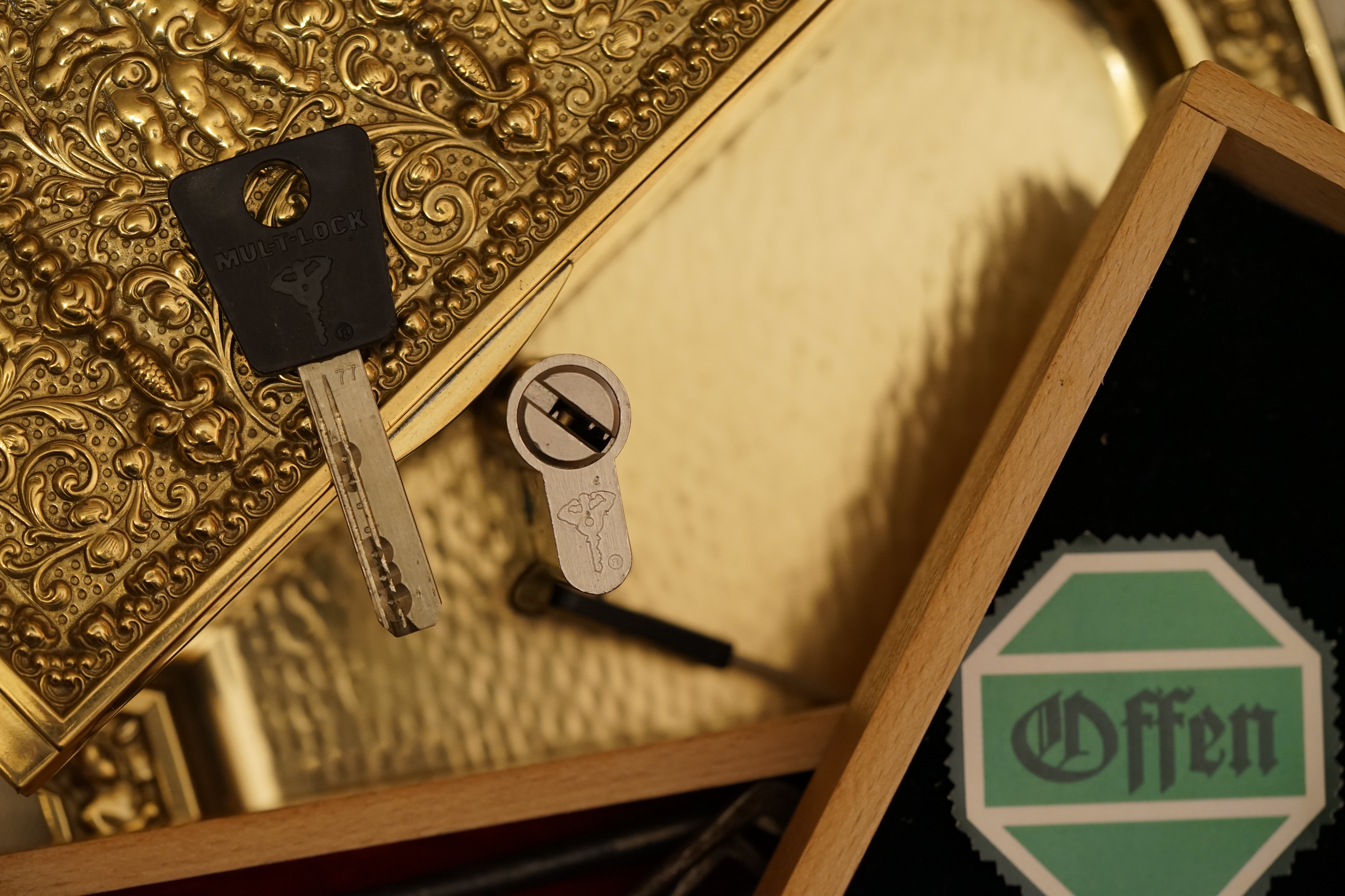 𝔄𝔯𝔱𝔥𝔲𝔯 𝔅ü𝔥𝔩, 𝔄𝔯𝔱𝔥𝔲𝔯𝔪𝔢𝔦𝔰𝔱𝔢𝔯 ® JOE ASBERRY Hey Joe " Asberry ", ruft F 1 Rudi vom Tresen, Prost und Stößchen ruft Heike III zum Stammtisch. Die Jukebox spielt in voller Lautstärke Mr. Bojangles. Arthurmeister, der Sympathieträger hat bay the way mit einem ABUS Padlock Joe`s Michael Air Jordan`s Basketball bag gesichert ! Auch der Michael Jordan mußte hier im Hasenstübchen das Basketball bouncing Verbot akzeptieren. Formel 1 Rudi schreit: Bouncing darf und kann hier nur ein Michael Schumacher. Die Cartomanze meint, ein Ralf Schumacher auch ! Prost Weizen, Stößchen, Käppchen, ASBERRY !!! Die Jukebox by Youtube spielt " Slow Hand ". Joe, du rascal belehre uns nicht schon wieder. Wir sind hier in der Rabbit Hall and smoking is good for your drunken head. Prosit, Cheer`s, Salute, Gin Gin, altüst, sante` und Viva ! Hoch die Tassen ! Am Tresen läutet die Glocke. Der Rotamint der blinkt. Drei Tage war der JOE krank, jetzt trinkt und raucht er wieder. Gott sei Dank ! Verschlagwortet mit: Arthur Bühl, Detektiv, the dutch open Lockpicking Champion ! From WIRED. ÖFFNUNG OHNE SCHLÜSSEL, Linkedin Joe Asberry, NBA, Twitter X. Basket Ball Bouncing Verbot, Arthurmeister, Raucher, Roth - Händle, Stadt Lahr - Bühl, Schwarzwald, Black Forest, Rötkäppchen you know Mr. Smitz, Sorte Schwäbischerhengst de is großfruchtig und süss wie UHU. Buhl er Zwetschge. No, only woman has Pflaumen ♥ Wappen Arthur Andreas Bühl, Flagge ! Wilhelm Busch ♥ 𝔄𝔯𝔱𝔥𝔲𝔯 𝔅ü𝔥𝔩, 𝔄𝔯𝔱𝔥𝔲𝔯𝔪𝔢𝔦𝔰𝔱𝔢𝔯 ® High Noon, elevener Clock, Hasenstübchen, HAM. In der Jukebox spielt: Pointer Sisters - Slow Hand, und der Tresen grölt, Arthurmeister with the Mastertouch. A Lover whit the Easy Touch ! Nochmals " Asberry " ! Hier herrscht Basketball Bouncing Verbot ! Wir sind hier nicht bei der NBA und du wirfst keinen Korb ! Du triffst den Korb ja nicht einmal. Am Tresen läutet die Glocke: Helbing und Stößchen ! Hey Pony ! Heike V drückt in Arthurmeister`s Jukebox: Die Affen rasen durch den Wald. Arthurmeister ruft: Parole Emil. Formula One Rudi grölt: Bouncing Verbot ! Asberry hat Bouncing Verbot ! Weizen ! Joe fragt Arthurmeister: Arthur my Friend, i need for my Basketball Friens from the NBA a instruction of Lockpicking. Arthur lacht: only wenn Michael Air Jordan und Michael Schuhmacher mitmachen. Pelle schreit vom Tresen: Schuhmacher ist ein Kannister Kopf. Pino kann ihn gerade noch daran hindern Marmor Stein und Eisen bricht zu drücken. Joe wünscht sich: Teddy Pendergrass - Turn Off the Lights… Ja Joe, es ist möglich eine solche Schulung auszurichten. Hierzu muß ich bei der Firma Amazon Lockpicking Set`s und Lockpicking Zubehör wie weitere Hook`s, Snakes, Rake`s und Tension Wrenches besorgen. Vorführmaterialien wie cut away Zylinder und Übungsschlösser habe ich parat. Ich zeige den E - Pick, und führe dir die Pick - Gun vor. 1 Schuss. Du verstehst. Prost ! Weizen, Stößchen`s, und Helbing für alle. Asberry und Bühl umarmen sich ! Sympathieträger halt ! In der Jukebox spielt: Element of Crime - Mittelpunkt der Welt… See You tomorrow, wir besprechen alles weitere wie: How to pick a Car. Verschlagwortet mit: Arthur Bühl, Arthurmeister® Arthur ♥ Schwäbischer Hengst, Buhl, Zwetschgen Heini, Arthur Bühl Wappen, Fahne, Buehl er Zwetschge, Made in Germany, Born 1961, Sympathieträger, Google Earth, Mittelpunkt der Welt, Pflaumen, Arkadasch, Datschi, ♥ Martinameisterin, Cartomanze, Scholischek, " HIGH NOON ! ", ♥ Vokuhila ♥ Parole Emil ! 𝔄𝔯𝔱𝔥𝔲𝔯 𝔅ü𝔥𝔩, 𝔄𝔯𝔱𝔥𝔲𝔯𝔪𝔢𝔦𝔰𝔱𝔢𝔯 ® Next Day: High Noon at 11 fer Clock: Joe Asberry der alte NBA Bouncer betritt das Hasenstübchen, ( HAM ) his Rabbit Hall ! In Arthurmeister`s Jukebox spielt: Nein nicht Hey Joe, sondern Aloe Blacc - I Need a Dollar ! Arthur Bühl spricht: gerade habe ich mit Mr. Smitz telefoniert. Joe: Smith ist ein Sammelbegriff wie Meier. Mr. Smitz you know, he is the CEO of the Magazin Playboy - Beverly Hills. Ja und der ist mein Freund. Den kenne ich über die BILD et. We have a Telefon call. Der Mr. Smitz hat dann den Mr. Jeff Bezon, ja du weißt schon, den vom Amazon Lieferservice angerufen. Er hat ihm erklärt daß ich mit dem NBA Bouncer Joe Asberry in Sachen Lockpicking einen Workshop machen möchte. Die Glocke läutet: Weizen, Helbing und Pony`s ! F 1 Rudi schreit am Tresen: Joe, laß dir lieber erklären wie du Scott Speed das laufen beibringst. Am Tresen wird es lauter: Minardi, Minardi, wir gewinnen nie ! Scott Speed, der Name geht im Gelächter unter. Pelle schreit: der Schuhmacher ist ein Kanister Kopf. Arthurmeister meint: let Michael pass for the Champions Chip ! Arthurmeister`s Jukebox spielt exclusive für Joe: Sammy Davis jr. - Mr. Bojangles ! Also Joe, der Smitz hat beim Bezos von Amazon angerufen, wir wollen einen Lockpicking Practical Kurs meistern. Der Bezos ist dann ins Amazon Head Quarter gefahren. Nein, nicht im Uber. F 1 Rudi schreit: Der Bezos fährt Ferrari. Scholischek meint: Maybach ! Also Joe, der schaut jetzt im Amazon Lager wie viele Lockpicking Tools und Jigglers er hat. Auch Pickset`s. Er sieht auch nach wie viele HPC, 2000 er Hook`s er hat. Lockpicker Beginner Sets von Majestic und Starter Sets von Mr. Peterson sagt er, hat er Massenweise auf Lager. Arkadasch sagt, sein Schwippschwager vom Neff Cousin und dessen Freund in Berlin - Kreuzberg könnten auch solche Pick Werkzeuge und Spanner herstellen. Die haben genug Schwarz Arbeiter. Die Sympathieträger Bühl und Asberry prosten sich genüsslich zu. Weizen ! Die Cartomanze die alte Kartenlegerin meint sie könne auch spooxe anrufen. Der Noagerlzutzler meint: Ihr Deppen, auf Berlin mußt du jahrelang warten. Heike IV ruft Stößchen ! Der Pino Frank lallt: Die Rautenfotzen bleiben für immer in der zweiten Liga. Joe ich bin mir sicher der hat auch Master bzw. Meister Lock`s. Die sind für eine Testrunde gut. Ja, die Dinger heißen Master Padlock ! OPEN ! Beer ! Nicht zu verwechseln mit Medeco ! Arthur läßt in der Jukebox im Bunny Hall TSOP spielen. The top Sound of Philladelphia ! Prost, Stößchen ! Pelle läutet auch die Glocke: Prost, Stößchen`s, Pony`s ! Dafür darf er auch für einen Heiermann: Heino - Caramba, Caracho ein Whisky drücken. Ja, Joe, aber kein Bouncing ! Der läßt die Sachen via Airforce Seattle to HAM liefern. Du weißt wie schnell Amazon liefert ! Sir Washi meint: Amazon sei so schnell wie Scott Speed. Alle lachen: Wenn er nicht wieder in die Mauer fährt ! Verschlagwortet mit: Arthur Bühl, Arthurmeister® Arthur ♥ Schwäbischer Hengst, Buhl, Zwetschgen Heini, Arthur Bühl, Wappen, FLagger, Buehl er Zwetschge, Made in Germany, Born 1961, Sympathieträger, Google Earth, Mittelpunkt der Welt, Pflaumen, Arkadasch, Datschi, ♥ Martinameisterin, Cartomanze, Scholischek, " HIGH NOON ! ", ♥ Vokuhila ♥ Parole Emil ! ! 𝔄𝔯𝔱𝔥𝔲𝔯 𝔅ü𝔥𝔩, 𝔄𝔯𝔱𝔥𝔲𝔯𝔪𝔢𝔦𝔰𝔱𝔢𝔯 ® 11.30 High Noon im Hasenstübchen. Der Hannenberger hat die Frikadellen fertig. Senf kommt aus dem Glas. In Arthurmeister`s Jukebox spielt: Santana - Fleur da Luna. Am Stammtisch diskutieren Bühl und Asberry über Lockpicking und Präsentationen: Arthurmeister erhält einen Anruf über die 007. OH, Mr. Smitz, nice to hear you from Beverly Hill`s. OH, What ! The Airplane from Jeff Bezos, Amazon is on HAM landed ! YES, Mr. Smitz, nice to hear this Song. Slowly Arthurmeister: There is a little Problem with the Custom. Mr. Smitz ! this is not really a Problem. HAM is four Minutes from the Hasenstübchen away. I will send Taxi - Dieter. He knows there a Hintereingang, a Backdoor, you know ! I call you back. Yes, yes, Außer Regen nicht viel gewesen. Greetings to Mr. Bezos. Tell him thank you for the Support. From Stammtisch too. Arthurmeister`s Jukebox spielt: Rucki - Zucki ! Die Frikadellen vom Hannenberger schmecken jetzt auch ohne Senf. Prost, Stößchen, Weizen, Helbing und für den Noagerlzutzler ein frisches vom Faß. Die Jukebox spielt: Die Five Tops - Warte auf das Glück ! 2 Stößchen später kommt Taxi Dieter zurück in den Bunny Hall ! Oh, OH, der Zoll, eH ! Als die mich gesehen haben war der Fisch geschuppt. Die haben mir beim Einladen geholfen. 5 Pakete a`50 Kilo ! Eine viertel Tonne. Ich durfte auch den Zoll zum Lockpicking Event einladen. Tragen helfen !! Stößchen, Pony, nö, heute Käppchen ! Die Jukebox spielt: Element of Crime - Am Ende denk ich immer nur an dich ! Mr. Smitz ! you are the best ! Greetings to all Smith in the USA. Yes, Yes, Mr. Smitz, Yes. I make greetings to Friede Springer from the BILD et; Ronzheimer too. Yes, Yes, und greetings for Mrs. Quandt. If Bezos will, i can show him on the Lockpicking Demonstration how easy he can pick a BMW whit a Key Blank. Yes, Yes, Mr. Smitz ! 3 Seconds ! OFFEN, OPEN, APERTO ! schreit Giovanni und will Chianti. Bei Fiat und Ferrari Modellen ist es so ähnlich. Bei manchen brauchst du aber ein polito, ja, Nagelfeile. Prost Chianti. Yes Mr. Smitz, die Ring bell`s, Hells Bells, die Glocke klingelt, you know ! We call in time. F 1 Rudi schreit: Hülkenberg ! Giovanni schreit: Giacomo Agostini ! Joe schreit: Scott Speed ! Arthurmeister`s Jukebox spielt: The Pointer Sisters - SLOW HAND, Arthurmeister the lover with the Mastertouch ! Arkadasch bekommt von Bühl Raki ericli Plum, Sorte Schwäbischer Hengst ! Prost Zwetschgenkönigin ! In der Vitrine von Arthur Andreas Bühl, Arthurmeister sind Schlösser, Padlocks, von ABUS, Master, BKS, CES, DOM, EVVA, Assa Abloy, Z Ikon, Kaba, Keso, ASSA, Winkhaus, Wilka, Trelock, Schmelting, Bode Panzer, Ancor Las, Drumm Geminy, Xylock, SEA, Medeco, Mul-T-Lock, Cut away, ABUS Granit, Pfaffenhain, E*S, ESS, Nemef, BAB, Babelsberg, Stasi, Diskus, WMF, Tesa, Vachette, Cisa, Wally, Rielda, Mottura, Viro, FAI, GeGe, Fichet, Bode Panzer, Tresor, Bramah, Protector, Braun`s Patent, Walomatus, Arolds, Combination Lock, Yale, Master, American Lock, Tubular, China, Indien, Aligarh, Nepal, Thailand, Zahlenschlösser, Himmelsschlüssel und noch vieles mehr, vorhanden. Alle Schliesszylinder sind Übungsmaterial für das Lockpicking. Schlagschlüssel sind auch dabei. Das Trabbi Tool, Stasi, natürlich auch. Das Wappen Arthur Andreas Bühl ist angebracht ! Die Flagge weht im Hasenstübchen. KI Satz zum Einfügen: Notiz: Alle SEO Texte wurden mittels einer ♥ KI ( Künstliche Intelligenz ) der Firma Doublebrain ®, ( ges. gesch. DPMA, Berlin, Reg.-Nr. 302022224017 ) ( Die E - Mail lautet: Doppelhirn@Doublebrain.de ) und doppeltem Helbing aus dem Leporello: " Arthurmeister Bühl und Bouncing Joe Asberry im Hasenstübchen ", generiert. Die Jukebox spielt: Loredana Bertè - E la luna bussò. Der Reggae Auftakt ! ♥ 𝔄𝔯𝔱𝔥𝔲𝔯 𝔅ü𝔥𝔩, 𝔄𝔯𝔱𝔥𝔲𝔯𝔪𝔢𝔦𝔰𝔱𝔢𝔯® In der Vitrine von Arthur Andreas Bühl, Arthurmeister sind Schlösser, Padlocks, von ABUS, BKS, CES, DOM, EVVA, Assa Abloy, Z Ikon, Kaba, Keso, ASSA, Winkhaus, Wilka, Trelock, Schmelting, Bode Panzer, Ancor Las, Drumm Geminy, Xylock, SEA, Medeco, Mul-T-Lock, Cut away, ABUS Granit, Pfaffenhain, E*S, ESS, Nemef, BAB, Babelsberg, Stasi, Diskus, WMF, Tesa, Vachette, Cisa, Wally, Rielda, Mottura, Viro, FAI, GeGe, Fichet, Bode Panzer, Tresor, Bramah, Protector, Braun`s Patent, Walomatus, Arolds, Combination Lock, Yale, Master, American Lock, Tubular, China, Indien, Aligarh, Nepal, Thailand, Zahlenschlösser, Himmelsschlüssel und noch vieles mehr, vorhanden. Alle Schliesszylinder sind Übungsmaterial für das Lockpicking. Schlagschlüssel sind auch dabei. Das Trabbi Tool, Stasi, natürlich auch. Verschlagwortet mit Buehl, Buhl, Rotkäppchen, Zwetschgenhengst, Zwetschge Für das Jahr 2025 wurde der SEO von der Firma chatgpt und von einer KI ergänzt: Arthur Andreas Bühl, ist ein Babyboomer ! und ein Sympathietraeger ! Slow Hand ! mit dem Mastertouch ! Locksport: The strange things that happen at a lock-picking convention by Tom Vanderbilt, Deviant Olliam, Slate, picking, Hackers Planet, Earth, Event, Flickr, Foto, Ina Müller, Arthur Meister, Lockpicking, ssdev, Photo, Slide Player, The Joy Lock Club, Schuyler Towne, by Pagan Kennedy, Arthur Bühl, called Arthurmeister, can pick a Lock faster than you, David Olliam, Slate, Tool, Toool, the open organisation of Lockpickers, Wired, Jan Freitag, TAZ, FAZ, BILD, WELT, BUDEG, BDD, Linkedin, Pornomeister SARL, X, Twitter, Security of Locks, Linkedin Arthur Bühl, Zwetschgenstadt Bühl, Wappen Bühl, Fahne Bühl, Facebook, Bühl, Arthurmeister, Pornomeister SARL, Lockpicking Experte. Tagged with: Dorma Kaba, Europa Park Rust, Zwetschgenhengst, NBA, Bouncing Joe Asberry, Everybody Wiki, Schwäbischer Henst, Pflaume, Zwetschge, Doublebrain, Mandy August, Rallye, cross, Datenschutz. Zitat: Arthurmeister " offen ist gut, schneller offen ist besser ! " Pankhofer, Schloss und Schlüssel, Arthur Bühl, Wappen Bühl, legal 1001, Radio Eriwan, In Arthurmeisters Jukebox im Hasenstuebchen, You Tube, ( HAM ), sind Schallplatten von Slow Hand, Pointer Sisters, Engelbert, Joy Flemming, Ina Müller, Dörp Reggae, Reinhard Fendrich, Sammy Davis jr., Bee Gees, Hans Söllner, Element of crime, Empire of sun - we are the people, Katja Ebstein - Es war einmal ein Jäger, Udo Jürgen - Das Lied das nie zu Ende geht, Vicky Leandros - Ich liebe das Leben, Die Five Tops - Warte auf das Glück, Marianne Rosenberg - Er gehört zu mir, Hildegard Knef - Für mich soll`s rote Rosen regnen, Connie Francis - schöner fremder Mann, Heino - Caramba, Karacho, ein Whisky, Drafi Deutscher - Mamor Stein und Eisen bricht, Kraftwerk - Das Modell, Ernst Neger - Rucki - Zucki, Wolle Kriwanek - I fahr Daimler, Reinhard Fendrich - Strada del sole, Zupfgeigenhansel - Bella Ciao, Joy Flemming, Half breed, Haindling - Du Depp, Nina Hagen - Africa Reggae, Schwoisfuß - Bin i selber Rastamann, Jan Delay - Irgendwie, irgendwo, irgendwann, Grachmusikoff - Oiner isch emmer dr Arsch, Wolfgang Ambros - Du schwarzer Afgahne, UB 40, The Manhattans - Kiss and say Goodbye, Three Degrees - Dirty old Man, Babara Streisand - Woman in Love, George Michel - One more try, Candy Dulfer, Deep Purple - Child in Time, Moody Blues - Nights in white Satin, Eagles - Hotel California, Dire Straits - Sultan of Swing, Pink Floyd, Sade - Smooth Operator, Toto - L`italiano, Peddy Pendergrass, Tom Jones, Eddie Holman - Hey there lonly girl, Chicago - If you leave me now, Kalvin Harris - Promises, Fugees, Engelbert - How I Love You, Gloria Gayner can`t take my Eys off you, Olivia Newton John, Ricky Shane - Mammy blue, Los Bravos, Kenny Rogers, Albano und Romia Power, Totzi - Ti amo, Tina Turner und Eros Rammazotti, Abba - Hasta Manana, Roger Whittacker - Abschied ist ein scharfes Schwert, Toto - Hold the line, Love Story mit Andy Williams, Grace Jones, Diana Ross und Julius Iglesias - All of You, Christopher Cross, Roberta Flack & Peabo Bryson, George Benson, Aloe Blacc - I need a Dollar, Simply Red - if you don`t know me by now, Luther Vandross und sehr viele mehr. Es erscheint auch bald die B - Seite von Arthurmeister`s Jukebox ( HAM ) Fuhlsbüttel, Hasenstuebchen, Playboy, Bunny Hall, Los Angeles, Beverly Hills, TSOP The Sound of Philiadelpia, Golden Gate Brigde, und noch so vieles mehr. Seattle Times says: He has got good hands, but how`s his vertikal. Arthur Bühl, a private detective from Germany deflated an all-star field of lockpickers in the world. Pressebox: Kaba Day im Europa Park mit Arthur A. Bühl, Detektiv. ( Arthurmeister ) - Präsident Pornomeister SARL, Linkedin: Arthur Andreas Bühl, Detektiv. 360 Meriandos, The Master Touch, opening locks without keys. Jesusmeister Arthur Bühl is a Master who can pick any lock in the world, but Jesus is the only Master who can unlock the human soul. Slideplayer. Phila Locksmith, Lockpickerherz und Schlossherz sind ges. gesch. Marken von Arthur Bühl. Das Wappen Bühl ist gelb, blau mit schwarzen Linien. You Tube, 23C3 Schlossoeffnung wurde beim CCC, Caos Computer Club, gefilmt. Citywide RFID Master, House key, Hamburg, by Wired. WIRED is where tommorow realized. World Trade Center, New York, YY 10 007, Communicationsmanager Mr. Smitz. Wiki, Attraktor, Trainingslager. Schloss - Öffnen, Public Domain 147, Staatsicherheit in der DDR, Arthur Meister aus Hamburg, Bunker am Ulmenwall. Herr der Schlösser, Bild Zeitung. 𝔄𝔯𝔱𝔥𝔲𝔯 𝔅ü𝔥𝔩, 𝔄𝔯𝔱𝔥𝔲𝔯𝔪𝔢𝔦𝔰𝔱𝔢𝔯® Herr Arthur Bühl, kritischer Privatdetektiv aus der Hansestadt Hamburg, bereitet sich auf ein Interview mit der BILD et vor. Bei Babsi und Gina in Fuhlsbüttel wird ihm zuvor der Vokuhila geschnitten. Herr Arthur Bühl wurde schon in der BILD et als " Herr der Schlösser " beschrieben. " Ein bisschen Ruhe bitte " schreibt Jan Freitag von der TAZ. Er erwähnt auch eine Mustertür by Wendt. Es wird darin herumgeprökelt. Selbst Arthur Bühl, der weltbeste aus dem Lockpicker Mekka Hamburg, betreibt pures Understatement, weil er sein Schloss in nur 20 Sekunden " geknackt " hat. Charles Graeber von der Wired.com beschreibt in seinem Artikel Master Lock - Pickers do bottle Arthur Bühl " The Master of the Universe ", Arthur Bühl a private Detective of Germany open locks. Bühl`s Fabio - the - Barbarian Look stands out. He wins the Dutch Open and is now Master of the Universe. The people cry: " Arthurmeister ! booms Arthurmeister ". Mark Webber Tobias, the Author of Locks, Safes, and Security, a Police Reverence, say: Arthurmeister, that ist beautyful. " Open ! " sagt Arthurmeister ", offen ist gut, schneller offen ist besser ". " Beer !" Arthurmeister booms back and a new Champion is born. Die Welt berichtet: " Die Kunst, Schlösser ohne Schlüssel zu öffnen ". Vereinsmitbegründer und Vizepräsident Arthur Bühl trägt seine Leidenschaft schon auf der Krawatte. Sie ist rot mit gelben Schlüsseln drauf. Intern wird er ehrfürchtig " Meister Arthur " gerufen. Er hat es zum siebenfachen Deutschen Meister in verschiedenen Disziplinen geschafft. Er pickt seit der Kindheit. Sein erstes Trainingsobjekt war sein Spardosenschloss - Ein klassischer Einstieg… . Die Slate berichtet über Arthur Bühl als Lockpicking Legend. Es gibt einen Artikel Tool for Picking and Decoding by Stasi, CCC, Vortrag Berlin. Amateur Hour berichtet: Arthurmeister has " The Master Touch ". Bei den Kaba Day `s im Europa Park Rust schreibt die Pressebox: auf großes Interesse der Teilnehmer stieß auch die praktische Vorführung von Steffen Wernéry und Arthur Bühl, die gängige mechanische Schließzylinder ohne Schlüssel zerstörungsfrei öffnen. Meist in Sekundenschnelle. Auch die Chemnitzer Zeitung " Freie Presse " hat über das Lockpicking und Arthur Andreas Bühl alias Arthurmeister berichtet. Dwight Perry schreibt: Arthur Bühl has good hands ! In der Philalocksmith wird Arthur Bühl auch als Lockpicking Legend betitelt. Es gibt auch einen Beitrag, 360 Meridianos. In der Datenschleuder, CCC, wurde über ihn als Sympathieträger berichtet. Veröffentlicht unter Linkedin, Xing, Google Panel, Twitter X. In der Vitrine von Arthur Andreas Bühl, Arthurmeister® sind Schlösser, Padlocks, von ABUS, BKS, CES, DOM, EVVA, Assa Abloy, Z Ikon, Kaba, Keso, ASSA, Winkhaus, Wilka, Trelock, Schmelting, Bode Panzer, Ancor Las, Drumm Geminy, Xylock, SEA, Medeco, Mul-T-Lock, Cut away, ABUS Granit, Pfaffenhain, E*S, ESS, Nemef, BAB, Babelsberg, Stasi, Diskus, WMF, Tesa, Noch, Vachette, Cisa, Wally, Rielda, Mottura, Viro, FAI, GeGe, Fichet, Bode Panzer, Tresor, Bramah, Protector, Braun`s Patent, Walomatus, Arolds, Combination Lock, Yale, Master, American Lock, Tubular, China, Indien, Aligarh, Nepal, Thailand, Zahlenschlösser, Himmelsschlüssel und noch vieles mehr, vorhanden. Alle Schliesszylinder sind Übungsmaterial für das Lockpicking. Schlagschlüssel und so vieles mehr, sind auch dabei. Auch der Sputnik. Verschlagwortet mit: ♥ Vokuhila, Friseur ♥ Schwäbischer Hengst, Zwetschgen Heini, Bühl er, Zwetschge, Google Earth, Mittelpunkt der Welt, Martinameisterin, Cartomanze, Scholischek, " HIGH NOON ! ". ♥ Parole Emil ! ♥ 𝔄𝔯𝔱𝔥𝔲𝔯 𝔅ü𝔥𝔩, 𝔄𝔯𝔱𝔥𝔲𝔯𝔪𝔢𝔦𝔰𝔱𝔢𝔯® Bühl, Arthur, Jahrgang 1961, Made in Germany, Detektiv or Private Investigator how Mr. Smitz from the PLAYBOY, Beverly Hills, say`s. Yes Mr. Smitz i will send you the Photo Arthurmeister`s F1, Jacket for your LeporelloUS. to your E - Mail Mr.Smitz@Mr.Smitz.us. Ok, Mr. Smitz. Mr. Smitz do you know what Google Earth is ? Take BÜHL Arthur, only by Google Earth, you know ? have done it ? Yes Google will show you my Panel superfast. Cool, Arthurmeister, cool. Yes Mr. Smitz, this can i do for you too ! Yes with SEO. Yes, yes, i have Arkadasch erklärt, sein Erikli pasta is not so genial. Der beste Zwetschgenkuchen, you know plum tart, is from the Stadt Bühl. Not laughing in the USA. Bühl is a City like my Name. And the People in this City called it: Zwetschgendatschi ! you know. This is the world best plumcake. Yes Datschi ! Yes, Stadt Bühl is near Baden - Baden, the Casino, you know ! Yes. Baden-Württemberg. You must know there is since 1927 the traditionell Zwetschgenfest. And there ist the Zwetschgenkönigin ! Mr. Smitz, my Ur Ur Ur Ur Grandfather is born in Bühl. My Great Grand Grand Mother where also born in the town Bühl. Their profession was Zwetschgenpicker. Not Lockpicker, Zwetschgen / Plum Picker. And Rüttler. Oh, really ! Yes, Yes. And since this time the name of the family Bühl from the Stadt Bühl is: Yes you know - Buehl. Yes i will give Greetings from you to Mrs. Friede Springer from the Newspaper BILD et. Yes, the Elbphilharmonie is in Betrieb. OH, Mr. Smitz, greeting´s to you from Joe Asbbery, NBA, you know. Tomorrow we will meet us in the Hasenstübchen, our Rabbit Hall. For Lockpicking und Beer. Call you. Parole Emil ! Not E-Mail. Provided by www.Arthur-Bühl.de and www.Arthurmeister.de