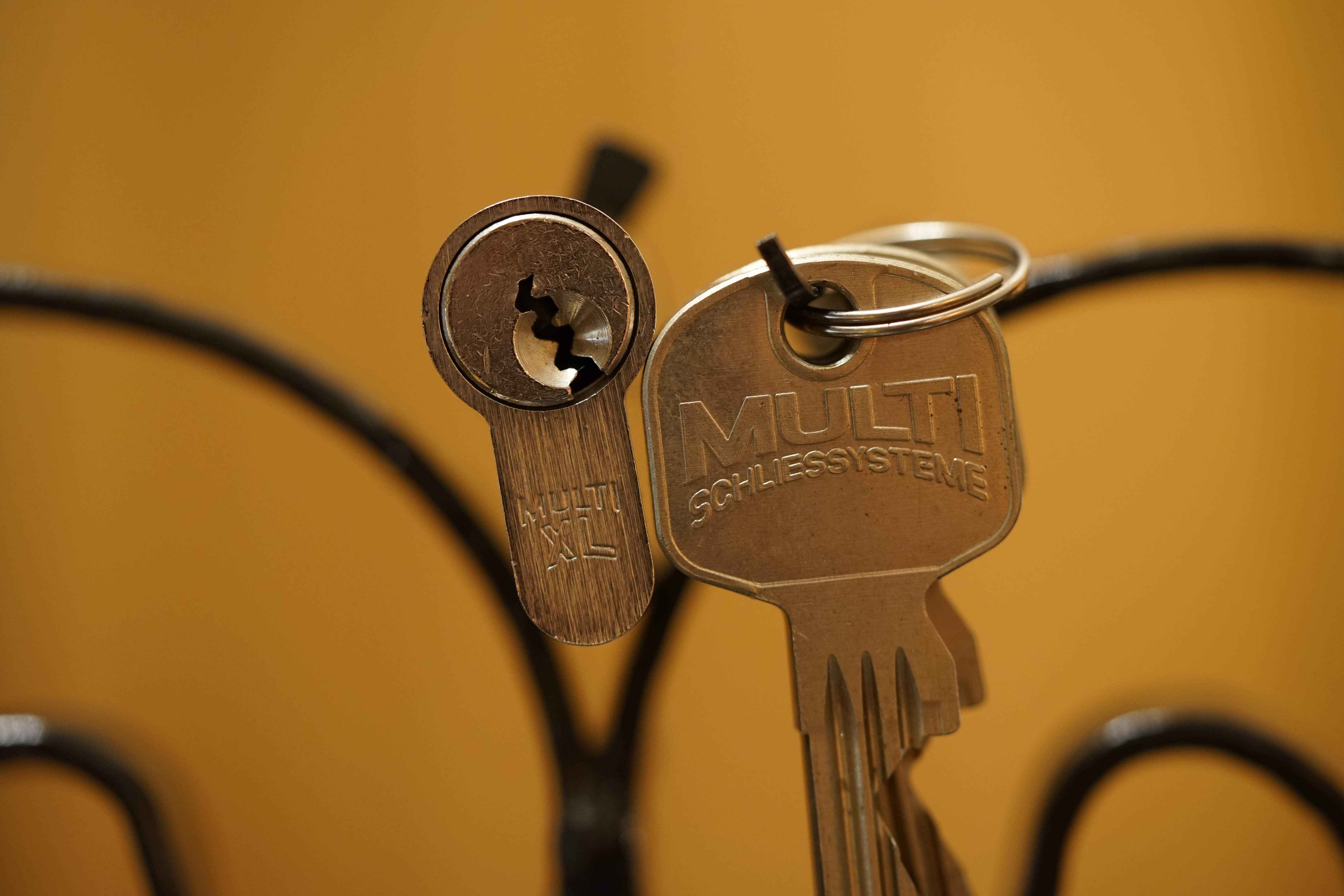 𝔄𝔯𝔱𝔥𝔲𝔯 𝔅ü𝔥𝔩, 𝔄𝔯𝔱𝔥𝔲𝔯𝔪𝔢𝔦𝔰𝔱𝔢𝔯 ® Stück Davon schwarze Katze, Zwei Katzenkopf Schlösser Zunft, Schlosser, Zunftabzeichen, Wappen, Geselle, Anstecknadel, Verbandsabzeichen, Stück Davon. Die nicht alltägliche Form eines Truhenschlossen führte dazu, das man die Schlosser im Zunftleben scherzhaft ironisierend Katzenköpfe nannte. Der Spitzname erhielt sich durch die Jahrhunderte. Und der Katzenkopf wurde damit zu einem Symbol. Er erscheint auf der Anstecknadel, die heute der Schlosser als Verbandabzeichen tragen kann. Die auf der Nadel angebrachte Inschrift " Stück Davon " erklärt sich wie folgt: Der wandernde Schlossergeselle sprach bei einem Meister um Arbeit vor. Befragt, ob er das Handwerk verstünde, antwortete er: Stück Davon ! Die zwei Worte wiesen ihn in aller Bescheidenheit als Angehörigen der Zunft aus, der bereit sei noch weiter zu lernen. DoubleBrain ® SEO für heute: Barockschlüssel, Schmiedeeisen, Halme gedreht, Bärte geschnitten, Reiden aufgesetzt, Stahlschnitttechnik, Kapelleneingerichte, Schmiedeeisen, Hohldorn, Gesenk, Pflanzenmotiv, Wappentierschmuck, geschmiedet, gepunzt, Schlüsselgriff beidseitig, halbrelief, Bekrönung auf der einen Seite als männlicher auf der anderen als weiblicher Kopf, Löwenwappen, Delphine, Schwanzflosse, Stilelemente der Reaissance, profilierter Steckhalm, Gesenke und Reide ziseliert, Griffrand, Zwei Schlangen blau angelassen, Eisenblech, Schließblech, Türrahmen, Schlosskasten, Eisenkern, französisch, Zierdecke ausgehauen, eingehauen und getrieben, Rosette, Ringgriff, Rokoko und Schlüssel, eisernes Wiener Barock Hangschloss mit Spreitzfedernverschluss, gefeilt, geschnitten und ziseliert, flacher Steckschlüssel, Eisengrundplatte und zwei Engel mit Trompete, Posaune und Blumengeranke verziert. Figuren, Schmuck, Jagdszene, Empire, Möbelschlösser, Messingzierdecken, Witwerschlüssel, Schlüsselgewalt, Symbol, Sargschlüssel, Silberschlüssel, Hohldorn, Nachbildung, Kammerherrnschlüssel, Bronce, feuervergoldet, Emblem mit Initialien der weltlichen oder kirchlichen Fürsten versehen, die sie verliehen haben. Doppeladler, Reichsapfel, Zepter und Krone, Übergabeschlüssel, magische Stilelemente, östrerreichischer Kammerherrenschlüssel mit Doppeladler, Kordeln und Quasten, Wien, Hoflieferant, Mayestät, päbstlich, ungarisch, bayerisch, in Silber gegossen, Sinsheim, Hohldornschlösser mit Eisenriegeln, Gelenkschlüssel, einfacher Schieberiegel aus Holz, klappbare Doppelschlüssel aus Tirol, Rohrhülse, Bart, Tirol, Kreuz, Herz, Schlüsselgehänge, süddeutsch, Leder, gotisch, Bügel, Tabakspfeifenschlüssel, Schlossergeselle nach bestandener Prüfung, Schlüsselgeschenketui für die Braut: Bund mit fünf Zimmer, Möbel und Kassettenschlüsseln, in der Mitte Haustorschlüssel aus einem Stück geschmiedet, geschnitten und mit Stahlstangen handpoliert auf dem vierseitigen Gesenk in Schreibschrift " Deutsches Empire ", Dreipass, Jugendstil, Doppelrohr, Hauptportal der Jesuitenkirchen Sankt Michael, Der Hammerschlüssel für Weinkeller: der ziselierte aufgesetzte Hammer diente dem Küfner zum abklopfen der Fässer und zum öffnen der Spunde, Enstehungszeit, Hoftheater, bayrisches Nationaltheater in München, Zerstörung, Kunstschlosser, Fritz Nüssel, Heinrich Pankofer, Germany, wissenschaftlich, systematisch, Schlüsselexperte, Sammler, Privatsammlung, Schlüsselzentrale München, Fachmann für Sicherheitsfragen, sachkundig, Experte, versierter Restaurator, historischer Wert, handwerkliches Geschick und seine langjährige Berufserfahrung, Anerkennung, international, Fachmann nicht nur für die Technick von Schlüsseln und Schloss, auch für künstlerische und historische Fragen. Standardwerk Europa, Übersee, offizielle Stellen, Landeskriminalamt, Bundesanwaltschaft, Keltenschlüssel, Vorchristus, Witwenschlüssel, John F. Kennedy, Weisses Haus, Schlossmuseum Velbert, gut verpackt, Pullach, Erfinder und Auror, Leidenschaft, aufschlußreiches Werrk, Memoiren, Töchter, Emmi Seifert, Marlene Nüssel, Frau Anni, Kaminkehrer, Schwanthal, Freund und Helfer der Polizei, mein Leben, Gedichte, Kaffeveranstaltung, Nachbarschaftshilfe, Essen auf Rädern, Schlüsselfigur, tausend Stücke, Keltenzeit, Christus, Kelheim, Exemplare, Ausländische Lehrlinge, Brocken, wiegt fünf Kilo, Schmucksafe, Ludwig XV 1430, Brillianten, Verona, Eisenzeit, Ägypten, Hallstadtzeit, Salzkammergut, Hallstadt Gräberfeld, Epoche, Eisenverhüttung, Salzbergbau, Gerätschaften zu exportieren, geographischer Ort am Nordende des Neuenburger Sees in der Schweiz, Pfalbauten, auf festem Land angelegte Siedlung, europäische Eisenzeit, Kelten Indogermanischen Völkergruppe, Germanen, Rhein, kämperisch, expansionsbereit, Rom, Homer, Dichter, Jugendzeit, halbdunkel, erahnbar, zivisilatorische Dokumente, Dichtung, märchenhaft schöne Gestalt, Götter treten vor uns hin, denen die mittelmerisch kleinasiatische Menschheit Wirkungen und Tätigkeiten zugedacht hat, die diesen Fabelwesen für immer Kontur verliehen haben. So tritt der Schmiedegott Hephaistos lateinisch Vulkanos vor uns hin: Rußig und edel zugleich, genial erfinderisch, ein kunstreicher Handwerkegott. Der zu den 12 Hauptgöttern der griechisch römischen Antike erzählt wird. Jupiter, Himmel, hinabgstürtzt, Entfernung der Erde von den Sternen, Insel Lemlos, Hinkefuss, Gerechtigkeit, alte Fabeln, schöne und liebenswürdige, Eheweib, Museeum of fine Arts in Boston USA, Parmenides Lehrgedicht Balanos, Hammer, Amboss, Feuer, Wasser, glühend, Metall, Hammerschlag, Gußverfahren, gewünschte Form, Holz oder Kohle, warmgeschmiedet, grobkristallin, feinkörnig, Streck und Bruchgrenze, Plinius, samische Künstler, Erzguß, Keltenschlüssel, hochkant durch einen Schlitz in der Tür gesteckt, gedreht, bis er - nun waagrecht - in die Angriffe der im Riegel gelagerten Sperrklötze eingerastet: die Sperrklötze werden angehoben, der Riegel ist entsperrt und lässt sich mit einem ledernen Zugriemen von außen auf und zu ziehen. Griechenland, lakonisch, neues Prinzip, Schlüsselträger, Kaiserzeit, Würde, Statussymbol, Römer, die punische Kriegen das Metallhandelsmonopol an sich gebracht hatten verfügten in reichem Maße über Kupfer, Zink und Zinn. Verschlußriegel, Feder, Lochkanäle, Sperrstifte, entsichert, auf oder zugeschoben, Drehschlüssel, Hangschloss, Spreitzfeder, Kulturlandschaft, Kassetten, Truhen, Türen, Tiermaskendeckel, Pferdegstalt, arabisch, Vexier, indisch, Kugel, Grundform, Volldorn, Technische Feinheit, Eleganz, Zweckgebilde in den Händen von Menschen, die bemüht sind, mit einem rauhen, kriegerischen Leben fertig zu werden, Verteidigung, bedachte Architektur, spürbar, verschlossen, Zierlichkeit, Zeitläufe, Kultur, Willen und Werkstätten in Pompji und Herkulaneum, Wachsmodell Tonmantel gebrannt, schmilzt das Wachs glühend, Nachteil, römisches Imperium, desto länger, primitive Form, Spätantik, Karolingische Kunst, Fräkisches Adelsgeschlecht, Karl der Große, Triebfeder, Höfische und Kirchliche Kreise, Monumental Kunst, Klerikale Kreise, Kulturträger, Elfenbein, Goldschmied, Goldschmiedekunst, geistig - kulturelle Erhellung, Abendland, profunde Bedeutung, Ehefrau, häusliche Gewalt, Vertrauen, Brauch, Kirchweihtag, Steiermark, geweiht, Gnadenschlüssel, Petrus - Schlüssel, Apostel, Pilger, Schenkung, Pabst Pälagius, Gregor, König Alfons von Kastilien, König Alfred, romanischer Stil, schöpferische Kraft, Kunstgewerbe, Klöster, Kostbarkeiten, kunsthandwerklich, Verfeinerung, Raffiniertheit, Formenwelt, Alltag, Kleidung, Ritterrüstung, kraftvoll, primitiv, gotische Epoche, Jan van Eick, Grammatik, Lebensstil, geläutert, gültig, Opulenz der Kleidung, Materialwert, Charme, Sakral, Phantasie, Formensprache, feinsinnig, Steinmetz, Bescheidenheit, Portal, Notre - Dame, Paris, köstlich, kostbar, Mechanismus, Entsperrungsvorgang, Fischblasen, Kreuze, Drei - und Vierpass, grotesk, meisterlich, Handwerkszeug primitiv, Gewirre, Besatzung, Tropfen Öl, rein von Hand, Prochnov, Kunstschreiner, gesunde Männer, Michael Mann, Michael Mann Kästchen, Nürnberg, Augsburg, Fürth, Wörth, Riegelwerk, sauber geätzte und vergoltdete Büchsen und Pistolen aus Eisen. Doppelmeyer, Markgraf, erlassene Strafe, Spinnenschlösser, Deckelunterseite, figürlich, kunstfertigkeit, Schlüsselloch, größere Summen harten Geldes, raffiniert, Spielerei, Kuriusität, Zeugnis, Möbel, Bombast, Schwulst, Liebe, Zäsur, Dreißigjähriger Krieg, Mutter Courage, Armut, Schichten in Deutschland, Reformation, patetisch, Phänomen, Ornament, Pierre Frommerie, Sedan, Berlin, Ebenholz, Emaill, monumental, Signatur, Barock, Formenreichtum, gediegen, summarisch, mittelmäßig, Epochen, Werkleute, Halskette, Mayestät, Spanien, Revolution, Mittelalter, feierlich, Feind, Öffnung der Tore, Kapitulation, Schlüsselsoldat, Mitglied der päbstlichen Schweizer Garde, Pabstwappen, abfällige Bedeutung, Stadtwappen Tabackspfeife, Vierkant, Dolch, Pistolenschlüssel, geheime Nachrichten, Siegel, Hammerschlüssel für einen Weinkeller, Liebende, Angebetete, Ritter, Kreuzzug, Heiliges Land, Kreuzritter, Ehefrau, Märchen, arges oder schönes, es will scheinen, das eine Welt ohne Schlüssel nicht denkbar ist, Paris, Turenschloss, Schlossfalle, Konstruktion, Luxus, Verschwendungssucht, Kleinod, Brilliant, Maillard, König Stanislas, Ballkongitter, Pastellportrait, Museeum der Stadt Nancy, spirituell Sonnenkönig, Prinz Eugen von Savojen, den sublimen Geist seiner Epoche, General Feldmarschall Prinz Freund der Musen, Besieger der Türken, Zunftbuch, Balthasar, Gitter, Porzellan, hochkultiviert, Degengriff, Münchener Hof, Wittelsbach, Gesamtkunstwerk, Johann Joachim Winckelmann, Kleidermode, Reifrock, Schnürrleibchen, Wohnkultur, Neoklassizismus, Möbel, Chubb, Bramah, Inselstaat, Engländer, Ungarn, Italiener, Tossi, Yale, Hobbs, Aber die Bemühungen um immer neue vergrößerte Sicherheit im Bereich des Schlosses gingen weiter. Man glaubte vorübergehend das non plus ultra Sicherheitsschloss konstruiert zu haben und zwar kühn genug, Geldpreise für denjenigen auszusetzen, dem es gelingen würde, diese neuartigen Schlösser aufzusperren. Überraschend geschah das dank der Fertigkeit des Amerikaners Hobbs 1853. Seine Medtode des Aufsperrens ist in der Fachwelt als Hobbsches Öffnungsverfahren bekannt. Es wurde mit Erfolg publiziert, das Kriminelle Hinweise zum Öffnen der Sicherheitsschlösser erhielten. Linus Yale, Fallstiftriegelschlösser, der Ägypter, Assyrer, Babyloner, Yale Zylinder, C.E. Schulte in Velbert, Kromer Protector Schloss 1871, Hahn AG, Karl Zeiss, BKS, Boge und Kasten Solingen, Koloss von Roddos, Byzanz, Konstantinopel, Moschee, Kirche, Schlüsseltyp, Kaufmann, Herkunft, Herzblatt, Kurfürst, Alltagsgebrauch. Die Schönheit der Welt. Die Kraft, die menschlichen Schöpfergeist gewahr werden lässt. Die beiden Schlüssel in der Hand des heiligen Petrus geben diesem die Macht, die Pforten des Himmels zu öffnen. Der Schlüssel ist ein christliches Symbol, er ist aber auch das Inbild menschlichen Schöpfergeistes und als solches steht er in unmittelbarer Beziehung zu der Arbeitswelt des Sammlers Heinrich Pankofer. Doblebrain ® gibt vor: Mehr SEO ! ! !