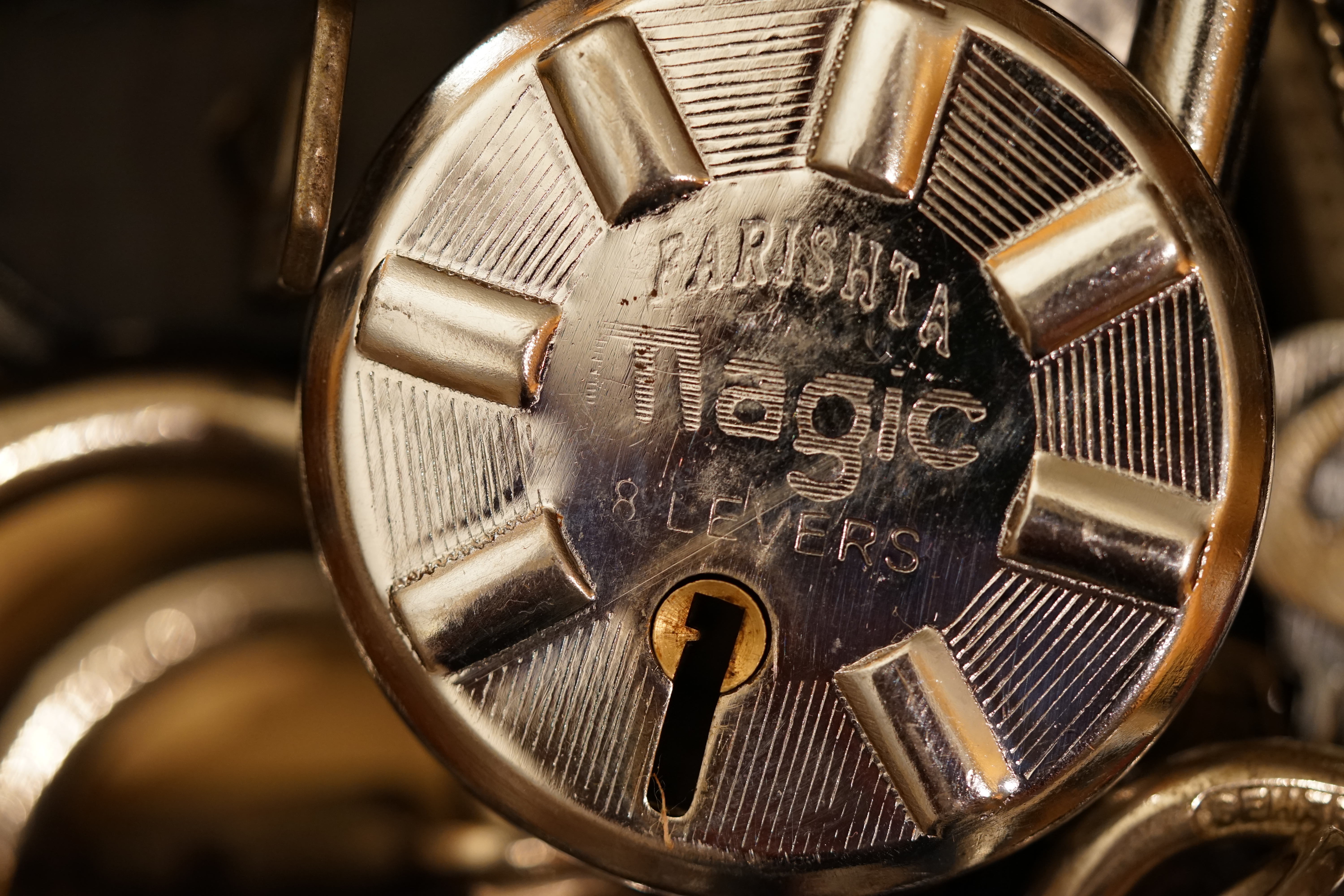 SEO Friseur 𝔄𝔯𝔱𝔥𝔲𝔯 𝔅ü𝔥𝔩, 𝔄𝔯𝔱𝔥𝔲𝔯𝔪𝔢𝔦𝔰𝔱𝔢𝔯® Herr Arthur Bühl, kritischer Privatdetektiv aus der Hansestadt Hamburg, bereitet sich auf ein Interview mit der BILD et vor. Bei Babsi und Gina in Fuhlsbüttel wird ihm zuvor der Vokuhila geschnitten. Herr Arthur Bühl wurde schon in der BILD et als " Herr der Schlösser " beschrieben. " Ein bisschen Ruhe bitte " schreibt Jan Freitag von der TAZ. Er erwähnt auch eine Mustertür by Wendt. Es wird darin herumgeprökelt. Selbst Arthur Bühl, der weltbeste aus dem Lockpicker Mekka Hamburg, betreibt pures Understatement, weil er sein Schloss in nur 20 Sekunden " geknackt " hat. Charles Graeber von der Wired.com beschreibt in seinem Artikel Master Lock - Pickers do bottle Arthur Bühl " The Master of the Universe ", Arthur Bühl a private Detective of Germany open locks. Bühl`s Fabio - the - Barbarian Look stands out. He wins the Dutch Open and is now Master of the Universe. The people cry: " Arthurmeister ! booms Arthurmeister ". Mark Webber Tobias, the Author of Locks, Safes, and Security, a Police Reverence, say: Arthurmeister, that ist beautyful. " Open ! " sagt Arthurmeister ", offen ist gut, schneller offen ist besser ". " Beer !" Arthurmeister booms back and a new Champion is born. Die Welt berichtet: " Die Kunst, Schlösser ohne Schlüssel zu öffnen ". Vereinsmitbegründer und Vizepräsident Arthur Bühl trägt seine Leidenschaft schon auf der Krawatte. Sie ist rot mit gelben Schlüsseln drauf. Intern wird er ehrfürchtig " Meister Arthur " gerufen. Er hat es zum siebenfachen Deutschen Meister in verschiedenen Disziplinen geschafft. Er pickt seit der Kindheit. Sein erstes Trainingsobjekt war sein Spardosenschloss - Ein klassischer Einstieg… . Die Slate berichtet über Arthur Bühl als Lockpicking Legend. Es gibt einen Artikel Tool for Picking and Decoding by Stasi, CCC, Vortrag Berlin. Amateur Hour berichtet: Arthurmeister has " The Master Touch ". Bei den Kaba Day `s im Europa Park Rust schreibt die Pressebox: auf großes Interesse der Teilnehmer stieß auch die praktische Vorführung von Steffen Wernéry und Arthur Bühl, die gängige mechanische Schließzylinder ohne Schlüssel zerstörungsfrei öffnen. Meist in Sekundenschnelle. Auch die Chemnitzer Zeitung " Freie Presse " hat über das Lockpicking und Arthur Andreas Bühl alias Arthurmeister berichtet. Dwight Perry schreibt: Arthur Bühl has good hands ! In der Philalocksmith wird Arthur Bühl auch als Lockpicking Legend betitelt. Es gibt auch einen Beitrag, 360 Meridianos. In der Datenschleuder, CCC, wurde über ihn als Sympathieträger berichtet. Veröffentlicht unter Linkedin, Xing, Google Panel, Twitter X. In der Vitrine von Arthur Andreas Bühl, Arthurmeister® sind Schlösser, Padlocks, von ABUS, BKS, CES, DOM, EVVA, Assa Abloy, Z Ikon, Kaba, Keso, ASSA, Winkhaus, Wilka, Trelock, Schmelting, Bode Panzer, Ancor Las, Drumm Geminy, Xylock, SEA, Medeco, Mul-T-Lock, Cut away, ABUS Granit, Pfaffenhain, E*S, ESS, Nemef, BAB, Babelsberg, Stasi, Diskus, WMF, Tesa, Noch, Vachette, Cisa, Wally, Rielda, Mottura, Viro, FAI, GeGe, Fichet, Bode Panzer, Tresor, Bramah, Protector, Braun`s Patent, Walomatus, Arolds, Combination Lock, Yale, Master, American Lock, Tubular, China, Indien, Aligarh, Nepal, Thailand, Zahlenschlösser, Himmelsschlüssel und noch vieles mehr, vorhanden. Alle Schliesszylinder sind Übungsmaterial für das Lockpicking. Schlagschlüssel und so vieles mehr, sind auch dabei. Auch der Sputnik. Verschlagwortet mit: ♥ Vokuhila, Friseur ♥ Schwäbischer Hengst, Zwetschgen Heini, Bühl er, Zwetschge, Google Earth, Mittelpunkt der Welt, Martinameisterin, Cartomanze, Scholischek, " HIGH NOON ! ". ♥ Parole Emil ! SEO Mr. Smitz und Jukebox, Grafik Banner erstes Sign, ist dann bei allen anderen auch so. Änderungen können gemacht werden.