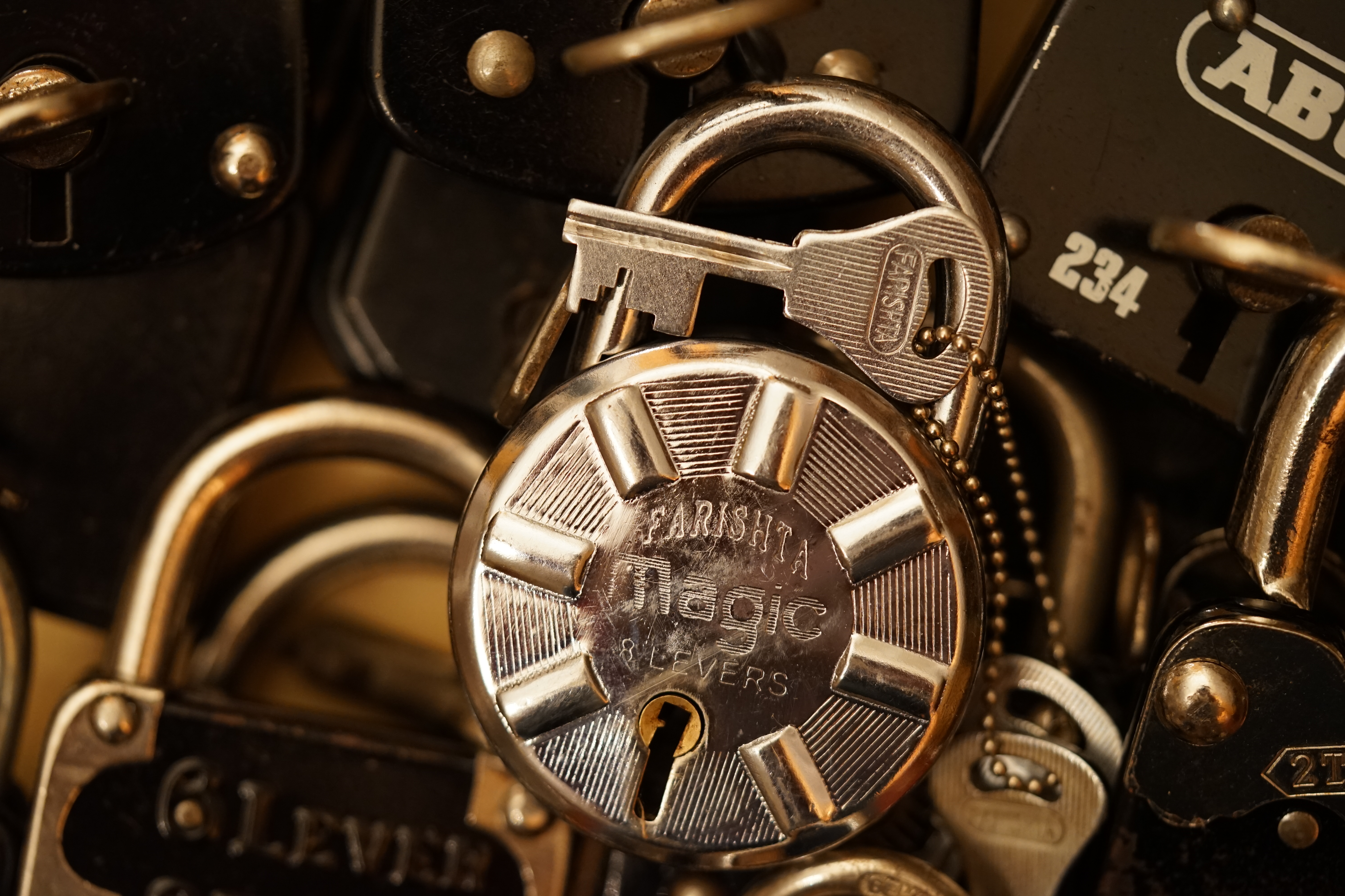 ♥ 𝔄𝔯𝔱𝔥𝔲𝔯 𝔅ü𝔥𝔩, 𝔄𝔯𝔱𝔥𝔲𝔯𝔪𝔢𝔦𝔰𝔱𝔢𝔯 ® born 1961 Arthur Bühl, Arthur Andreas Bühl, Made in Germany, born 1961 in Stuttgart, arbeitet seit 40 Jahren als Privatdetektiv und lebt in Hamburg. Er ist als Detektiv Mitglied in nationalen und internationalen Berufsverbänden. Unter dem Künstlernamen " Arthurmeister " erklärt Arthur Bühl Lockpicking; das zerstörungsfreie öffnen von Schlössern und Schließzylindern. Der Ehrenkodex lautet: Öffne nur deine eigenen Schlösser. Fremde Schlösser dürfen nur mit Einwilligung des Eigentümers geöffnet werden. Herr Bühl wurde schon als Schlossknacker bezeichnet. Dies ist natürlich Quatsch, denn wenn man oder Frau z.B. ein Vorhangschloss knackt, so ist es kaputt und die Wettbewerber und Lockpickerkollegen können nicht mehr daran üben. Knacker benutzen einen Kuhfuß. Der mehrfache Deutsche Meister dagegen ein Pickset und es gilt: " Offen ist gut, schneller Offen ist besser ". Viel Spaß und Erfolg beim Üben. Von der Zeitschrift " WIRED " wurde Arthurmeister als Master of the Universe, betitelt. SEO für heute: Parole Emil ! Arthur Bühl, Sympathieträger.com, Präsident Pornomeister SARL. Die Anschrift lautet: Arthur A. Bühl, Postfach 605 145, 22 246 Hamburg. In der Vitrine von Arthur Bühl, Arthurmeister® sind Schlösser, Padlocks, von HKR, ABUS, Binoxx BUGA, BKS, CES, DOM, EVVA, FEFI, Assa Abloy, Z Ikon, Kaba, Keso, ASSA, Winkhaus, Wilka, Trelock, Schmelting, Bode Panzer, Comet, Ancor Las, Drumm Geminy, Xylock, EMKA, SEA, Medeco, Mul-T-Lock, Cut away, ABUS Granit, Pfaffenhain, E*S, ESS, Nemef, BAB, Babelsberg, Stasi, Diskus, WMF, Tesa, Noch, Vachette, Cisa, Wally, Rielda, Mottura, Viro, FAI, GeGe, K + K, Fichet, Bode Panzer, Tresor, Bramah, Protector, Braun`s Patent, Walomatus, Arolds, Combination Lock, Yale, Master, American Lock, Tubular, China, Indien, Aligarh, Nepal, Thailand, Zahlenschlösser, Himmelsschlüssel und noch vieles mehr, vorhanden. Alle Schliesszylinder sind Übungsmaterial für das Lockpicking. Schlagschlüssel und so vieles mehr, sind auch dabei. Auch der Sputnik. Verschlagwortet mit: ♥ Vokuhila, Friseur ♥ Schwäbischer Hengst, Zwetschgen Heini, Bühl er, Zwetschge, Google Earth, Mittelpunkt der Welt, Martinameisterin, Cartomanze, Scholischek, " HIGH NOON ! ". ♥ Parole Emil !