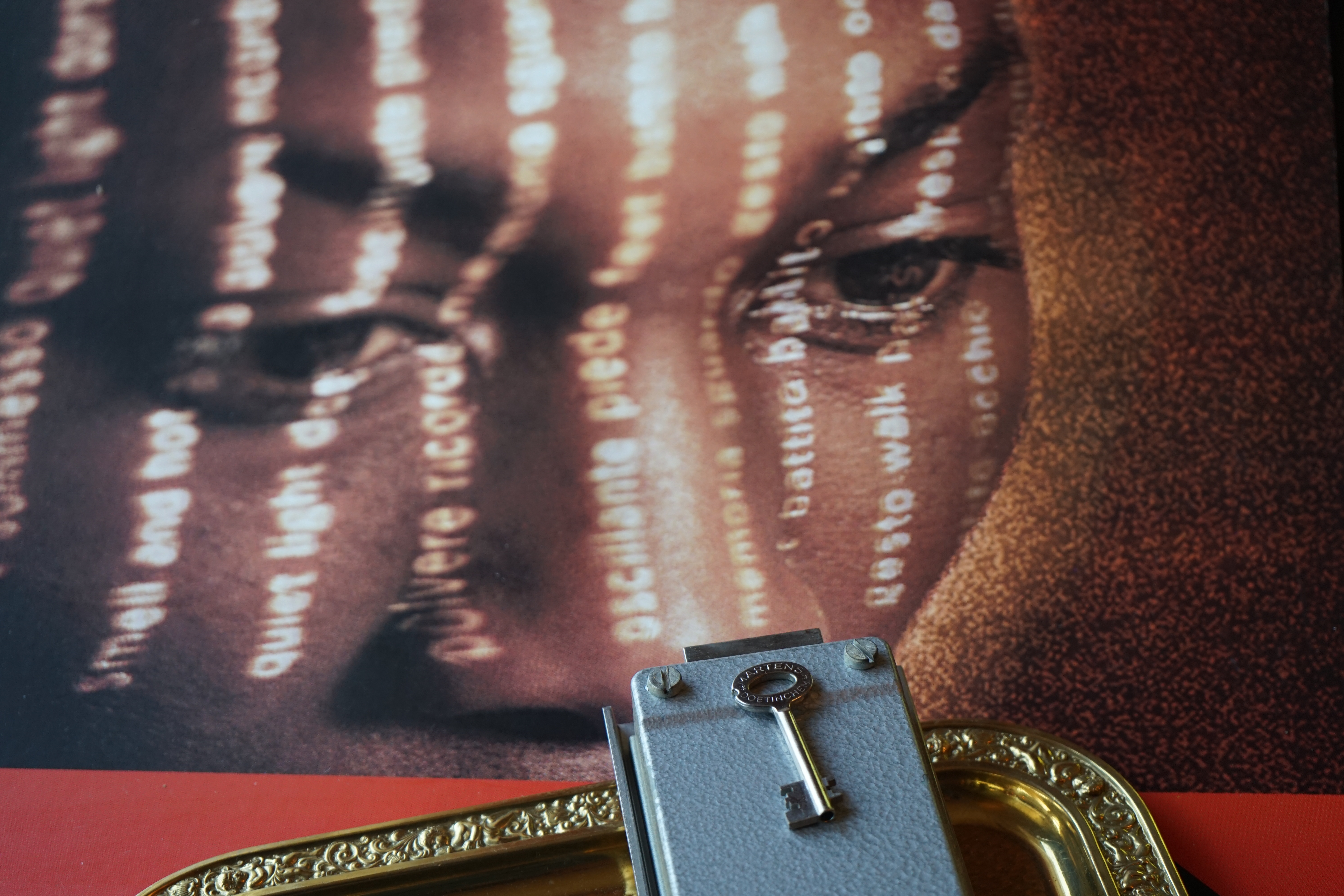 Bühl. Arthur Andreas Bühl. Hier ist die rasende Uschi von der Bild et und schreibt mit der neuen KI Arthurmeister den neuen SEO Text für 2026, denn die SEO GEISTER werden von Google gerufen. Der Sympathieträger ist in Stuttgart, Baden - Württemberg geboren. Der Detektiv lebt in Fuhlsbüttel, HAM, und ist im Dienste der Wahrheitsfindung unterwegs, BUDEG. H1 Text der SEO schreibt: Hamburger knackte 1000 ( tausend ) Schlösser, Bild Zeitung, Performancekünstler, Xing, Arthurmeister `s Jukebox im Hasenstuebchen, You Tube, Slow Hand - Pointer Sisters, Joy Flemming. 𝔄𝔯𝔱𝔥𝔲𝔯 𝔅ü𝔥𝔩, 𝔄𝔯𝔱𝔥𝔲𝔯𝔪𝔢𝔦𝔰𝔱𝔢𝔯® VereinsWiki / Fandom, Arthur Bühl. Bühl, Arthur, Jahrgang 1961, Made in Germany, Detektiv or Private Investigator, Performancekünstler und Lockpicker aus Hamburg erzählt in seinem Leporello wahre Geschichten aus dem Hasenstuebchen, Bunny Hall, Stammtisch, Fuhlsbüttel. Kaba Days Im Europa Park Rust: Unternehmensschutz im Fokus, dorma kaba, Deutschland, praktische Vorführung von Arthur Buehl, Sportsfreunde. Koksa Vereinsauflösung taz Ein bisschen Ruhe bitte ! Arthur Bühl, der Weltbeste aus Stuttgart mit Wohnsitz im Lockpickermekka Hamburg ist auch Deutscher Meister. slideplayer: but Jesus is the only Masterwho can unlock the human soul. But there is another obvious difference between Arthurmeister and the " Jesusmeister " that connects today´s story to our lives. The tools that Arthur Bühl collected are mostly from the Stasi. Schlossherz, Lockpickererz, Pornomeister, Bühl Fahne, Bühl Wappen, UHU Linkedin Arthur Bühl, Arthurmeister, Präsident, Performance, Bundesverband für Detektive und Ermittler, Budeg. Arthur Andreas Bühl, EverybodyWiki Bios&Wiki, 27.03.61,Stuttgart, auch unter dem Pseudonym Arthurmeister bekannt, ist mehrfacher Deutscher Meister im Lockpicking. Koksa.Org Vereinsauflösung, Arthur Bühl, Arthurmeister, Tagesordnung, Mitgliederversammlung Arthurmeister`s Jukebox im Hasenstübchen by You Tube arthurmeister007, Schloßöffnung. Arthurbuehl@Arthurbuehl, X, Erfreulich ! Schlossindustrie und Elite rücken zusammen ! Verein, Sportsfreunde, Arthur Bühl, Erfahrung. FAZ.net Freizeit: Lockpickern bleibt nichts verschlossen - Doch der Beste der Besten hat alle schon besiegt: Der 42 jährige Kaufmann sitzt in Trachtenkleidung vor einer verrosteten alten Kiste. Preview Jesusmeister Homileticsonline, At the Dutsch open Lock Picking Championship, Arthur Bühl emerged as the champion. No one picks locks as well as he does. Arthurmeister Phila-Locksmith Arthur Bühl Lock Picking Legend, Mr. Bühl, tool, nl, Sneek. Unter Knackern, jungle.world. Welt.de Die Kunst Sclösser ohne Schlüssel zu öffnen, Vereins-Mitbegründer und Vize Präsident trägt seine Leidenschaft schon auf der Krawatte: Sie ist blau mit gelben Schlüsseln drauf. The Master Touch: Lockpicker in the world Arthur Bühl. He`s this six-seven German private Investigator. He has this. The international Competition Whre Master Lock-Pickers… Arthur Bühl, the Dutsch Open Lock-picking champion. Charles Graeber … Arthurmeister standing above them all, with a beer stein in one hand and a cigarette in …. Wired.com Securitylaboratories.org, Arthur Bühl. Phila-locksmith.com - Arthur Bühl Lock Picking Legend, can see intimidating man. Toool, LockCon. Arthurmeister. Hailing from Hamburg, he is among a legion of German lock picker who have estabished their country as one of the top producers of master lock pickers. Slate.com Lock Picking: a arte de arrombar cadeados - Nascido em Hamburgo, o alemao Arthur Bühl é provavelmente um dos nomes mais conhecidos do submundo do lock picking. Conhecido nesse Círculo… Sportsfreunde Slik hacka vi i Norge pa 90-tallet Arthur Bühl PlusPedia, Arthur Andreas Bühl, Legend taz.de Ein bisschen Ruhe bitte Arthur Bühl, der Weltbeste aus Stuttgart mit Wohnsitz im Lockpickermekka Hamburg .. Telefonbuch, Meisterschaften. Jungle.World - Da hat auch Arthur Bühl, genannt " Arthurmeister ", durchaus Chancen auf weitere Titel für seine große Sammlung. " Scheiße ", brüllt der aus … The Lock Busters, Charles Graeber, Schließzylinder, Lock Picking, metallpinnen. Spiegel, Lockpicker: Die schnellsten Schlossknacker Deutschlands. Arthur Meister Bühl, Arthurmeister, ist amtierender Deutscher Meister der Lockpicker. Sein Hobby: Schlösser öffnen - ohne Schlüssel natürlich. media.ccc.de Schlossöffnung bei der Staatssicherheit der DDR ArthurMeister erläutert das operative Vorgehen und die speziellen Werkzeuge zur Schlossöffnung, die von der Staatssicherheit der DDR ……. Flickr Arthurmeister / Oberalster VfW Meisterschaft, Ina Müller, Lockpicking Meister Arthur Picktools.de FoeBud.org Schloß-Öffnen ArthurMeister aus Hamburg, erläutert, wie die Staatssicherheit…. Vortrag Bielefeld. Schlösser knacken: So einfach geht es!!! Gemäß Arthur Meister legt der Verein großen Wert auf den selbstauferlegten Kodex, der sich so… ZDF Lockpicking Reportage Boston Magazine.com The joy Lock Club The Arthurmeister was one of the top lock pickers in the world, and Towne was just a kid,but to everyone`s surprise - most especially to… Lock Picking 101 toool.us live I did vote arthurmeister when i first saw the site bevor the discussion on it startet but only……. Zieh-Fix, E-Pick. Public Domain 147 Schloß-Öffnen ArthurMeister Bühl aus Hamburg, Gründungsmitglied…. Impressioning games Jos and Arthurmeister KOKSA Vereinsauflösung, Elite rückt zusammen. Aufsperrstunde ArthurMeister, ein Riesenkerl mit süddeutschem Akzent…. blogs.com Jesus, the Lock-Picker! - HOMILETICS - That might be a bit much, but nonetheless they call him the Arthurmeister! and then ther`s the JesusMaster, or Meister, if you will. if you….. Citywide RFID Master Arthurmeister Dezember / 2012 / SSDev Arthurmeister, Workshop, Barry Wels Herr Bühl sagt Danke ! xn-Arthur-bhl-heb.de Arthur Bühl, Detektiv aus Hamburg, Buehl, Siegel. Lockpickerherz.de Pornomeister.de Schlossherz.de Arthurmeister.de Linkedin Arthur Andreas Bühl ( Arthurmeister ) - Präsident - Von rechts nach links, Glück bringt`s. X. verifiziertes Linkedin Profil Bühl, Detektiv aus Hamburg Acclaimed Lock Picker Explain the Art of Competive Locksport, Schyler Towne, Youtube, Arthurmeister, Gadget Hack. Key Cutting. Master Lock. Datenschleuder. Boston. Jägermeister. Demonstration not for Sale, Muster ohne Wert. Joe Asberry, Bouncing Joe. Angezettelt vom Fanclub. Radio-Eriwan.de Bildbeschreibung, Modula, SEO. Sympathietraeger. Im Prinzip ja, aber…. der Detektiv sei der Gärtner. Bunny Hall, B - Seite Jukebox. Schwarz, rot, gold. Bild Zeitung: Herr der tausend Schlösser. Zeiträuber. Streng vertraulich ! Fandom ! Boston. ABUS, Lock, security. Schlösser und Tresore von Ed Willis, The National Locksmith® - Guide to Modern Safe Locks by Mark Bates Tobias Locks, Safes and Security Markenanmeldung-Pornomeister-®-Praesident-Arthur-Buehl.jpeg Arthur-Buehl-Germany-Wappen-Arthurmeister007@gmail.com-Detektiv-Babyboomer-Sympathietraeger.png 𝔄𝔯𝔱𝔥𝔲𝔯-𝔅ue𝔥𝔩-Wappen-𝔄𝔯𝔱𝔥𝔲𝔯𝔪𝔢𝔦𝔰𝔱𝔢𝔯-®-Von-rechts-nach-links-Glueck-bringts-♥.gif 𝔄𝔯𝔱𝔥𝔲𝔯-𝔅ue𝔥𝔩-𝔄𝔯𝔱𝔥𝔲𝔯𝔪𝔢𝔦𝔰𝔱𝔢𝔯®-Arthur-Buehl-WebTuev®-ges.-gesch.-Die-E-Mail-lautet-Webtuev@WebTuev.de.png Arthur-A.-Buehl-Detektiv-aus-Hamburg-Arthurmeister®-Vitrine-Cut-Lock-veroeffentlicht-Xing-verifiziertes Linkedin PROFIL ARTHUR BÜHL Detektiv aus Hamburg-Facebook-Twitter-X.jpg Carsten Jasner, MUT PROBEN ! Das Leben ist tödlich. Aber es muß nicht sterbenslangweilig sein. In diesem Buch werde ich ab Seite 139 in dem Kapitel: Mut zur Lücke, Loch im Tresor. Todsichere Systeme und wie man sie knackt wie folgt beschrieben: Ein Mann mit Pferdeschwanz sitzt hoch konzentriert am Werktisch. Sein Blick ist ins Nichts gerichtet. Für das was er tut, braucht er seine Augen nicht, er sieht mit dem kleinen Stahlhaken zwischen seinen großen Fingern, mit denen er sich einen Weg in das Schicherheitsschloss bahnt. Er gleitet in die ölige Innenwelt, ertastet Wände, Widerstände, Ausbuchtungen. Er fühlt schließlich die genaue Position der Stifte, rastet einen nach dem anderen ein. Diese Momente, sagt der Zweimeter mann, seien " Vorboten zum Orgasmus " ! Arthur Bühl, von seinen zahlreichen Bewunderern " ARTHURMEISTER " genannt, ist einer der Besten bei den Sportsfreunden der Sperrtechnik, einem Verein in dem sich bundesweit rund fünfzehnhundert Mitglieder in sechzehn Ortsgruppen treffen, um in ihrer Freizeit Schlösser zu knacken. Ins Leben gerufen hat den Verein Arthur Bühl und sein Freund Steffen Wernèry, ein Mitbegründer des Caos Computer Club. Digital hacken oder analog knacken - für Wernèry gibt es da keinen Unterschied. Hier wie da treibt ihn der rebellische Reiz, Lücken im System zu finden, die Verkäufer als todsicher preisen. " Doch sicher ist nur, daß alles aufgeht " ! Dafür sort die Lust, die jeder kennt: Schatzkammern zu betreten, Geheimnisse zu entschlüsseln, Widerstände zu überwinden, Verbotenes zu tun, sich Zugang zu veerbogenen Ecken und Winkeln zu verschaffen. Die " Sportsfreunde " treibt diese Lust seit ihrer Kindheit um. Wernèry bog mit zwölf Jahren seinen ersten Dietrich aus einem Kleiderbügel und sperrte seine Lehrer ein. Der kleine Arthur bekam eine Ahnung von seinem Talent, als es ihm gelang, die Spardose schlüssel - und zerstörungsfrei zu entriegeln. Heute triumphiert er als mehrfacher Deutscher Meister im sogenannten Lockpicking, dem Öffnen von Schlössern unter Wettkampfbedingungen. Immerhin siebenundsechzig Jahre lang war das erste Sicherheitschloss der Welt tatsächlich ein Sicherheitsschloss. Der englische Tüftler Joseph Bramah, der so nützliche Dinge erfand wie eine Banknoten - Nummeriermaschine und eine Zapfanlage, die heute noch in britischen Pubs Bier in Gläser sprotzt, ersann 1784 ein Zylinderschloss, daß als unbezwigbar galt - bis 1851 ein professioneller Knacker nach sechzehn Tagen engagierten Stocherns das Ding öffnete. Dieser Akt war ein Schlüsselerlebnis in der Beziehung zwischen Mensch und Mechanik. Ein Sieg der lebendigen Sinne über ein sprödes System - zu einer Zeit, da die Gesellschaft sich dem stampfenden Rhythmus der Industrialisierung unterwarf und der Glaube an das Heil der Technik verdrängte. Lockpicking wurde zu einem populären Sport, der Helden schuf. In den dreißiger Jahren des 20. Jahrhunderts etwa gelangte ein Prister zu Weltruhm, weil er reihenweise sowohl als einbruchsicher gepriesene Tresore als auch " ausbruchsichere " Gefängnisschlösser entriegelte. " Der schwerste Schrank hat seine Schwächen, er läßt sich ohne Müh erbrechen " ! - diese alte Panzerknacker Weisheit hat nach wie vor Gültigkeit; sie hängt über den Köpfen der Hamburger Lockpicker. Arthurmeister braucht für handelsübliche Stiftschlösser, die fast jede Wohnungstür zieren, zwischen zehn Sekunden und fünf Minuten, je nach Hersteller. Bohrmuldenschlösser, die bei der Deutschen Post, auf Flughäfen und in Atomkraftwerken verwendet werden, sind vor ihm ebenso wenig sicher. Er nutzt dabei mechanische Ungenauigkeiten, winzige Spielräume, die sich bei der Herstellung nicht vermeiden lassen und zehnmal dünner sind als ein Haar. Ein paar Mal klickt es, der Meister dreht den Zylinder, streicht seine Haare zurück, steckt sich eine Zigarette an. " Tja " sagt er, " und wenn man dann das Schloss aufkriegt - das ist ein geiles Gefühl ! " Ich habe dann später den Jasner in Berlin angerufen. Bei dem Telefonat kam lediglich heraus er wüßte von dem Interview nichts mehr und wolle auch nichts mehr wissen. Da habe ich noch bemerkt, er hätte auf dem Lockpicking " Bunten Nachmittag " nicht so nerven brauchen, wenn er dann doch so einiges durch den " Tüddel " kriegt. Taged mit: Spiel nicht mit den Schmuddelkindern ! Verzwetschget mit: Bühl Arthur, Bühl Wappen, Bühl Fahne, Bühl Urkunde, Bühl Patent, Bühl achteck, Zwetschgenhengst, Zwetschgenfest, Meister Arthur, Bühler Zwetschge Arthur Andreas Bühl, Detektiv, Privatdetektiv, Hamburg,Germany, Siegel Ring. Legoland Billund SEO neu: Lockpicker im Einsatz, ASSA ABLOY. Lockpicker Herz patented by Arthur Bühl, Detektiv aus Hamburg öffnet zerstörungsfrei Assa Abloy. Kanaken, sägen, Künstlerin knackt Liebesschlösser, Jesus Master, Homiletics, Jesusmeister. Arthurmeister007@gmail.com Arthurmeister-Mastertouch@Arthurmeister-Mastertouch.de Arthurmeister-Slowhand@Arthurmeister-Slowhand.de ArthurBuehl@ArthurBuehl.de Arthurmeister@Arthurmeister.de Pornomeister@Pornomeister.de Schlossherz@Schlossherz.de Lockpickerherz@Lockpickerherz.de Mr.Smitz@Mr.Smitz.us Sympathietraeger@Sympathietraeger.com Arthur-Buehl@Arthur-Buehl.de Unzenziert@Unzenziert.de Hasenstuebchen@Hasenstuebchen.de Cartomanze@Cartomanze.de Martinameisterin@Martinameisterin.de Seogeister@Seogeister.de Seo-Geister@Seo-Geister.de Scholischek@Scholischek.de Web-Tuev@Web-Tuev.de Webseitentuev@Webseitentuev.de Zwetschgenhengst@Zwetschgenhengst.de Tresorherz@Tresorherz.de Legal1001@Legal1001.de Meisterkatze@Meisterkatze.de Endlich-Raucher@Endlich-Raucher.de EndlichRaucher@EndlichRaucher.de DoubleBrain@DoubleBrain.de Rappermeister@Rappermeister.de meisterArte@meisterArte.de Der-Aufmacher@Der-Aufmacher.de The-Opener@The-Opener.de Geiler-Schwanz@Geiler-Schwanz.de GeileVotze@GeileVotze.de ArthurAndreasBuehl@ArthurAndreasBuehl.de Arthur-Andreas-Buehl@Arthur-Andreas-Buehl.de Katzenveit@Katzenveit.de Schlosstaster@Schlosstaster.de Schnellauf@Schnellauf.de Securator@Securator.org Raucherherz@Raucherherz.de Leporello@Leporello.us Frauenwirt@Frauenwirt.de 𝔄𝔯𝔱𝔥𝔲𝔯 𝔅ü𝔥𝔩, 𝔄𝔯𝔱𝔥𝔲𝔯𝔪𝔢𝔦𝔰𝔱𝔢𝔯 ® JOE ASBERRY Hey Joe " Asberry ", ruft F 1 Rudi vom Tresen, Prost und Stößchen ruft Heike III zum Stammtisch. Die Jukebox spielt in voller Lautstärke Mr. Bojangles. Arthurmeister, der Sympathieträger hat bay the way mit einem ABUS Padlock Joe`s Michael Air Jordan`s Basketball bag gesichert ! Auch der Michael Jordan mußte hier im Hasenstübchen das Basketball bouncing Verbot akzeptieren. Formel 1 Rudi schreit: Bouncing darf und kann hier nur ein Michael Schumacher. Die Cartomanze meint, ein Ralf Schumacher auch ! Prost Weizen, Stößchen, Käppchen, ASBERRY !!! Die Jukebox by Youtube spielt " Slow Hand ". Joe, du rascal belehre uns nicht schon wieder. Wir sind hier in der Rabbit Hall and smoking is good for your drunken head. Prosit, Cheer`s, Salute, Gin Gin, altüst, sante` und Viva ! Hoch die Tassen ! Am Tresen läutet die Glocke. Der Rotamint der blinkt. Drei Tage war der JOE krank, jetzt trinkt und raucht er wieder. Gott sei Dank ! Verschlagwortet mit: Arthur Bühl, Detektiv, the dutch open Lockpicking Champion ! From WIRED. ÖFFNUNG OHNE SCHLÜSSEL, Linkedin Joe Asberry, NBA, Twitter X. Basket Ball Bouncing Verbot, Arthurmeister, Raucher, Roth - Händle, Stadt Lahr - Bühl, Schwarzwald, Black Forest, Rötkäppchen you know Mr. Smitz, Sorte Schwäbischerhengst de is großfruchtig und süss wie UHU. Buhl er Zwetschge. No, only woman has Pflaumen ♥ Wappen Arthur Andreas Bühl, Flagge ! Wilhelm Busch ♥ 𝔄𝔯𝔱𝔥𝔲𝔯 𝔅ü𝔥𝔩, 𝔄𝔯𝔱𝔥𝔲𝔯𝔪𝔢𝔦𝔰𝔱𝔢𝔯 ® High Noon, elevener Clock, Hasenstübchen, HAM. In der Jukebox spielt: Pointer Sisters - Slow Hand, und der Tresen grölt, Arthurmeister with the Mastertouch. A Lover whit the Easy Touch ! Nochmals " Asberry " ! Hier herrscht Basketball Bouncing Verbot ! Wir sind hier nicht bei der NBA und du wirfst keinen Korb ! Du triffst den Korb ja nicht einmal. Am Tresen läutet die Glocke: Helbing und Stößchen ! Hey Pony ! Heike V drückt in Arthurmeister`s Jukebox: Die Affen rasen durch den Wald. Arthurmeister ruft: Parole Emil. Formula One Rudi grölt: Bouncing Verbot ! Asberry hat Bouncing Verbot ! Weizen ! Joe fragt Arthurmeister: Arthur my Friend, i need for my Basketball Friens from the NBA a instruction of Lockpicking. Arthur lacht: only wenn Michael Air Jordan und Michael Schuhmacher mitmachen. Pelle schreit vom Tresen: Schuhmacher ist ein Kannister Kopf. Pino kann ihn gerade noch daran hindern Marmor Stein und Eisen bricht zu drücken. Joe wünscht sich: Teddy Pendergrass - Turn Off the Lights… Ja Joe, es ist möglich eine solche Schulung auszurichten. Hierzu muß ich bei der Firma Amazon Lockpicking Set`s und Lockpicking Zubehör wie weitere Hook`s, Snakes, Rake`s und Tension Wrenches besorgen. Vorführmaterialien wie cut away Zylinder und Übungsschlösser habe ich parat. Ich zeige den E - Pick, und führe dir die Pick - Gun vor. 1 Schuss. Du verstehst. Prost ! Weizen, Stößchen`s, und Helbing für alle. Asberry und Bühl umarmen sich ! Sympathieträger halt ! In der Jukebox spielt: Element of Crime - Mittelpunkt der Welt… See You tomorrow, wir besprechen alles weitere wie: How to pick a Car. Verschlagwortet mit: Arthur Bühl, Arthurmeister® Arthur ♥ Schwäbischer Hengst, Buhl, Zwetschgen Heini, Arthur Bühl Wappen, Fahne, Buehl er Zwetschge, Made in Germany, Born 1961, Sympathieträger, Google Earth, Mittelpunkt der Welt, Pflaumen, Arkadasch, Datschi, ♥ Martinameisterin, Cartomanze, Scholischek, " HIGH NOON ! ", ♥ Vokuhila ♥ Parole Emil ! 𝔄𝔯𝔱𝔥𝔲𝔯 𝔅ü𝔥𝔩, 𝔄𝔯𝔱𝔥𝔲𝔯𝔪𝔢𝔦𝔰𝔱𝔢𝔯 ® Next Day: High Noon at 11 fer Clock: Joe Asberry der alte NBA Bouncer betritt das Hasenstübchen, ( HAM ) his Rabbit Hall ! In Arthurmeister`s Jukebox spielt: Nein nicht Hey Joe, sondern Aloe Blacc - I Need a Dollar ! Arthur Bühl spricht: gerade habe ich mit Mr. Smitz telefoniert. Joe: Smith ist ein Sammelbegriff wie Meier. Mr. Smitz you know, he is the CEO of the Magazin Playboy - Beverly Hills. Ja und der ist mein Freund. Den kenne ich über die BILD et. We have a Telefon call. Der Mr. Smitz hat dann den Mr. Jeff Bezon, ja du weißt schon, den vom Amazon Lieferservice angerufen. Er hat ihm erklärt daß ich mit dem NBA Bouncer Joe Asberry in Sachen Lockpicking einen Workshop machen möchte. Die Glocke läutet: Weizen, Helbing und Pony`s ! F 1 Rudi schreit am Tresen: Joe, laß dir lieber erklären wie du Scott Speed das laufen beibringst. Am Tresen wird es lauter: Minardi, Minardi, wir gewinnen nie ! Scott Speed, der Name geht im Gelächter unter. Pelle schreit: der Schuhmacher ist ein Kanister Kopf. Arthurmeister meint: let Michael pass for the Champions Chip ! Arthurmeister`s Jukebox spielt exclusive für Joe: Sammy Davis jr. - Mr. Bojangles ! Also Joe, der Smitz hat beim Bezos von Amazon angerufen, wir wollen einen Lockpicking Practical Kurs meistern. Der Bezos ist dann ins Amazon Head Quarter gefahren. Nein, nicht im Uber. F 1 Rudi schreit: Der Bezos fährt Ferrari. Scholischek meint: Maybach ! Also Joe, der schaut jetzt im Amazon Lager wie viele Lockpicking Tools und Jigglers er hat. Auch Pickset`s. Er sieht auch nach wie viele HPC, 2000 er Hook`s er hat. Lockpicker Beginner Sets von Majestic und Starter Sets von Mr. Peterson sagt er, hat er Massenweise auf Lager. Arkadasch sagt, sein Schwippschwager vom Neff Cousin und dessen Freund in Berlin - Kreuzberg könnten auch solche Pick Werkzeuge und Spanner herstellen. Die haben genug Schwarz Arbeiter. Die Sympathieträger Bühl und Asberry prosten sich genüsslich zu. Weizen ! Die Cartomanze die alte Kartenlegerin meint sie könne auch spooxe anrufen. Der Noagerlzutzler meint: Ihr Deppen, auf Berlin mußt du jahrelang warten. Heike IV ruft Stößchen ! Der Pino Frank lallt: Die Rautenfotzen bleiben für immer in der zweiten Liga. Joe ich bin mir sicher der hat auch Master bzw. Meister Lock`s. Die sind für eine Testrunde gut. Ja, die Dinger heißen Master Padlock ! OPEN ! Beer ! Nicht zu verwechseln mit Medeco ! Arthur läßt in der Jukebox im Bunny Hall TSOP spielen. The top Sound of Philladelphia ! Prost, Stößchen ! Pelle läutet auch die Glocke: Prost, Stößchen`s, Pony`s ! Dafür darf er auch für einen Heiermann: Heino - Caramba, Caracho ein Whisky drücken. Ja, Joe, aber kein Bouncing ! Der läßt die Sachen via Airforce Seattle to HAM liefern. Du weißt wie schnell Amazon liefert ! Sir Washi meint: Amazon sei so schnell wie Scott Speed. Alle lachen: Wenn er nicht wieder in die Mauer fährt ! Verschlagwortet mit: Arthur Bühl, Arthurmeister® Arthur ♥ Schwäbischer Hengst, Buhl, Zwetschgen Heini, Arthur Bühl, Wappen, FLagger, Buehl er Zwetschge, Made in Germany, Born 1961, Sympathieträger, Google Earth, Mittelpunkt der Welt, Pflaumen, Arkadasch, Datschi, ♥ Martinameisterin, Cartomanze, Scholischek, " HIGH NOON ! ", ♥ Vokuhila ♥ Parole Emil ! ! 𝔄𝔯𝔱𝔥𝔲𝔯 𝔅ü𝔥𝔩, 𝔄𝔯𝔱𝔥𝔲𝔯𝔪𝔢𝔦𝔰𝔱𝔢𝔯 ® 11.30 High Noon im Hasenstübchen. Der Hannenberger hat die Frikadellen fertig. Senf kommt aus dem Glas. In Arthurmeister`s Jukebox spielt: Santana - Fleur da Luna. Am Stammtisch diskutieren Bühl und Asberry über Lockpicking und Präsentationen: Arthurmeister erhält einen Anruf über die 007. OH, Mr. Smitz, nice to hear you from Beverly Hill`s. OH, What ! The Airplane from Jeff Bezos, Amazon is on HAM landed ! YES, Mr. Smitz, nice to hear this Song. Slowly Arthurmeister: There is a little Problem with the Custom. Mr. Smitz ! this is not really a Problem. HAM is four Minutes from the Hasenstübchen away. I will send Taxi - Dieter. He knows there a Hintereingang, a Backdoor, you know ! I call you back. Yes, yes, Außer Regen nicht viel gewesen. Greetings to Mr. Bezos. Tell him thank you for the Support. From Stammtisch too. Arthurmeister`s Jukebox spielt: Rucki - Zucki ! Die Frikadellen vom Hannenberger schmecken jetzt auch ohne Senf. Prost, Stößchen, Weizen, Helbing und für den Noagerlzutzler ein frisches vom Faß. Die Jukebox spielt: Die Five Tops - Warte auf das Glück ! 2 Stößchen später kommt Taxi Dieter zurück in den Bunny Hall ! Oh, OH, der Zoll, eH ! Als die mich gesehen haben war der Fisch geschuppt. Die haben mir beim Einladen geholfen. 5 Pakete a`50 Kilo ! Eine viertel Tonne. Ich durfte auch den Zoll zum Lockpicking Event einladen. Tragen helfen !! Stößchen, Pony, nö, heute Käppchen ! Die Jukebox spielt: Element of Crime - Am Ende denk ich immer nur an dich ! Mr. Smitz ! you are the best ! Greetings to all Smith in the USA. Yes, Yes, Mr. Smitz, Yes. I make greetings to Friede Springer from the BILD et; Ronzheimer too. Yes, Yes, und greetings for Mrs. Quandt. If Bezos will, i can show him on the Lockpicking Demonstration how easy he can pick a BMW whit a Key Blank. Yes, Yes, Mr. Smitz ! 3 Seconds ! OFFEN, OPEN, APERTO ! schreit Giovanni und will Chianti. Bei Fiat und Ferrari Modellen ist es so ähnlich. Bei manchen brauchst du aber ein polito, ja, Nagelfeile. Prost Chianti. Yes Mr. Smitz, die Ring bell`s, Hells Bells, die Glocke klingelt, you know ! We call in time. F 1 Rudi schreit: Hülkenberg ! Giovanni schreit: Giacomo Agostini ! Joe schreit: Scott Speed ! Arthurmeister`s Jukebox spielt: The Pointer Sisters - SLOW HAND, Arthurmeister the lover with the Mastertouch ! Arkadasch bekommt von Bühl Raki ericli Plum, Sorte Schwäbischer Hengst ! Prost Zwetschgenkönigin ! In der Vitrine von Arthur Andreas Bühl, Arthurmeister sind Schlösser, Padlocks, von ABUS, Master, BKS, CES, DOM, EVVA, Assa Abloy, Z Ikon, Kaba, Keso, ASSA, Winkhaus, Wilka, Trelock, Schmelting, Bode Panzer, Ancor Las, Drumm Geminy, Xylock, SEA, Medeco, Mul-T-Lock, Cut away, ABUS Granit, Pfaffenhain, E*S, ESS, Nemef, BAB, Babelsberg, Stasi, Diskus, WMF, Tesa, Vachette, Cisa, Wally, Rielda, Mottura, Viro, FAI, GeGe, Fichet, Bode Panzer, Tresor, Bramah, Protector, Braun`s Patent, Walomatus, Arolds, Combination Lock, Yale, Master, American Lock, Tubular, China, Indien, Aligarh, Nepal, Thailand, Zahlenschlösser, Himmelsschlüssel und noch vieles mehr, vorhanden. Alle Schliesszylinder sind Übungsmaterial für das Lockpicking. Schlagschlüssel sind auch dabei. Das Trabbi Tool, Stasi, natürlich auch. Das Wappen Arthur Andreas Bühl ist angebracht ! Die Flagge weht im Hasenstübchen. KI Satz zum Einfügen: Notiz: Alle SEO Texte wurden mittels einer ♥ KI ( Künstliche Intelligenz ) der Firma Doublebrain ®, ( ges. gesch. DPMA, Berlin, Reg.-Nr. 302022224017 ) ( Die E - Mail lautet: Doppelhirn@Doublebrain.de ) und doppeltem Helbing aus dem Leporello: " Arthurmeister Bühl und Bouncing Joe Asberry im Hasenstübchen ", generiert. Die Jukebox spielt: Loredana Bertè - E la luna bussò. Der Reggae Auftakt ! ♥ 𝔄𝔯𝔱𝔥𝔲𝔯 𝔅ü𝔥𝔩, 𝔄𝔯𝔱𝔥𝔲𝔯𝔪𝔢𝔦𝔰𝔱𝔢𝔯® In der Vitrine von Arthur Andreas Bühl, Arthurmeister sind Schlösser, Padlocks, von ABUS, BKS, CES, DOM, EVVA, Assa Abloy, Z Ikon, Kaba, Keso, ASSA, Winkhaus, Wilka, Trelock, Schmelting, Bode Panzer, Ancor Las, Drumm Geminy, Xylock, SEA, Medeco, Mul-T-Lock, Cut away, ABUS Granit, Pfaffenhain, E*S, ESS, Nemef, BAB, Babelsberg, Stasi, Diskus, WMF, Tesa, Vachette, Cisa, Wally, Rielda, Mottura, Viro, FAI, GeGe, Fichet, Bode Panzer, Tresor, Bramah, Protector, Braun`s Patent, Walomatus, Arolds, Combination Lock, Yale, Master, American Lock, Tubular, China, Indien, Aligarh, Nepal, Thailand, Zahlenschlösser, Himmelsschlüssel und noch vieles mehr, vorhanden. Alle Schliesszylinder sind Übungsmaterial für das Lockpicking. Schlagschlüssel sind auch dabei. Das Trabbi Tool, Stasi, natürlich auch. Verschlagwortet mit Buehl, Buhl, Rotkäppchen, Zwetschgenhengst, Zwetschge Für das Jahr 2025 wurde der SEO von der Firma chatgpt und von einer KI ergänzt: Arthur Andreas Bühl, ist ein Babyboomer ! und ein Sympathietraeger ! Slow Hand ! mit dem Mastertouch ! Locksport: The strange things that happen at a lock-picking convention by Tom Vanderbilt, Deviant Olliam, Slate, picking, Hackers Planet, Earth, Event, Flickr, Foto, Ina Müller, Arthur Meister, Lockpicking, ssdev, Photo, Slide Player, The Joy Lock Club, Schuyler Towne, by Pagan Kennedy, Arthur Bühl, called Arthurmeister, can pick a Lock faster than you, David Olliam, Slate, Tool, Toool, the open organisation of Lockpickers, Wired, Jan Freitag, TAZ, FAZ, BILD, WELT, BUDEG, BDD, Linkedin, Pornomeister SARL, X, Twitter, Security of Locks, Linkedin Arthur Bühl, Zwetschgenstadt Bühl, Wappen Bühl, Fahne Bühl, Facebook, Bühl, Arthurmeister, Pornomeister SARL, Lockpicking Experte. Tagged with: Dorma Kaba, Europa Park Rust, Zwetschgenhengst, NBA, Bouncing Joe Asberry, Everybody Wiki, Schwäbischer Henst, Pflaume, Zwetschge, Doublebrain, Mandy August, Rallye, cross, Datenschutz. Zitat: Arthurmeister " offen ist gut, schneller offen ist besser ! " Pankhofer, Schloss und Schlüssel, Arthur Bühl, Wappen Bühl, legal 1001, Radio Eriwan, In Arthurmeisters Jukebox im Hasenstuebchen, You Tube, ( HAM ), sind Schallplatten von Slow Hand, Pointer Sisters, Engelbert, Joy Flemming, Ina Müller, Dörp Reggae, Reinhard Fendrich, Sammy Davis jr., Bee Gees, Hans Söllner, Element of crime, Empire of sun - we are the people, Katja Ebstein - Es war einmal ein Jäger, Udo Jürgen - Das Lied das nie zu Ende geht, Vicky Leandros - Ich liebe das Leben, Die Five Tops - Warte auf das Glück, Marianne Rosenberg - Er gehört zu mir, Hildegard Knef - Für mich soll`s rote Rosen regnen, Connie Francis - schöner fremder Mann, Heino - Caramba, Karacho, ein Whisky, Drafi Deutscher - Mamor Stein und Eisen bricht, Kraftwerk - Das Modell, Ernst Neger - Rucki - Zucki, Wolle Kriwanek - I fahr Daimler, Reinhard Fendrich - Strada del sole, Zupfgeigenhansel - Bella Ciao, Joy Flemming, Half breed, Haindling - Du Depp, Nina Hagen - Africa Reggae, Schwoisfuß - Bin i selber Rastamann, Jan Delay - Irgendwie, irgendwo, irgendwann, Grachmusikoff - Oiner isch emmer dr Arsch, Wolfgang Ambros - Du schwarzer Afgahne, UB 40, The Manhattans - Kiss and say Goodbye, Three Degrees - Dirty old Man, Babara Streisand - Woman in Love, George Michel - One more try, Candy Dulfer, Deep Purple - Child in Time, Moody Blues - Nights in white Satin, Eagles - Hotel California, Dire Straits - Sultan of Swing, Pink Floyd, Sade - Smooth Operator, Toto - L`italiano, Peddy Pendergrass, Tom Jones, Eddie Holman - Hey there lonly girl, Chicago - If you leave me now, Kalvin Harris - Promises, Fugees, Engelbert - How I Love You, Gloria Gayner can`t take my Eys off you, Olivia Newton John, Ricky Shane - Mammy blue, Los Bravos, Kenny Rogers, Albano und Romia Power, Totzi - Ti amo, Tina Turner und Eros Rammazotti, Abba - Hasta Manana, Roger Whittacker - Abschied ist ein scharfes Schwert, Toto - Hold the line, Love Story mit Andy Williams, Grace Jones, Diana Ross und Julius Iglesias - All of You, Christopher Cross, Roberta Flack & Peabo Bryson, George Benson, Aloe Blacc - I need a Dollar, Simply Red - if you don`t know me by now, Luther Vandross und sehr viele mehr. Es erscheint auch bald die B - Seite von Arthurmeister`s Jukebox ( HAM ) Fuhlsbüttel, Hasenstuebchen, Playboy, Bunny Hall, Los Angeles, Beverly Hills, TSOP The Sound of Philiadelpia, Golden Gate Brigde, und noch so vieles mehr. Seattle Times says: He has got good hands, but how`s his vertikal. Arthur Bühl, a private detective from Germany deflated an all-star field of lockpickers in the world. Pressebox: Kaba Day im Europa Park mit Arthur A. Bühl, Detektiv. ( Arthurmeister ) - Präsident Pornomeister SARL, Linkedin: Arthur Andreas Bühl, Detektiv. 360 Meriandos, The Master Touch, opening locks without keys. Jesusmeister Arthur Bühl is a Master who can pick any lock in the world, but Jesus is the only Master who can unlock the human soul. Slideplayer. Phila Locksmith, Lockpickerherz und Schlossherz sind ges. gesch. Marken von Arthur Bühl. Das Wappen Bühl ist gelb, blau mit schwarzen Linien. You Tube, 23C3 Schlossoeffnung wurde beim CCC, Caos Computer Club, gefilmt. Citywide RFID Master, House key, Hamburg, by Wired. WIRED is where tommorow realized. World Trade Center, New York, YY 10 007, Communicationsmanager Mr. Smitz. Wiki, Attraktor, Trainingslager. Schloss - Öffnen, Public Domain 147, Staatsicherheit in der DDR, Arthur Meister aus Hamburg, Bunker am Ulmenwall. Herr der Schlösser, Bild Zeitung. 𝔄𝔯𝔱𝔥𝔲𝔯 𝔅ü𝔥𝔩, 𝔄𝔯𝔱𝔥𝔲𝔯𝔪𝔢𝔦𝔰𝔱𝔢𝔯® Herr Arthur Bühl, kritischer Detektiv aus der Hansestadt Hamburg, bereitet sich auf ein Interview mit der BILD et vor. Bei Helga und Gina in Fuhlsbüttel wird ihm zuvor der Vokuhila geschnitten. Herr Arthur Bühl wurde schon in der BILD et als " Herr der Schlösser " beschrieben. " Ein bisschen Ruhe bitte " schreibt Jan Freitag von der TAZ. Er erwähnt auch eine Mustertür by Wendt. Es wird darin herumgeprökelt. Selbst Arthur Bühl, der weltbeste aus dem Lockpicker Mekka Hamburg, betreibt pures Understatement, weil er sein Schloss in nur 20 Sekunden " geknackt " hat. Charles Graeber von der Wired.com beschreibt in seinem Artikel Master Lock - Pickers do bottle Arthur Bühl " The Master of the Universe ", Arthur Bühl a private Detective of Germany open locks. Bühl`s Fabio - the - Barbarian Look stands out. He wins the Dutch Open and is now Master of the Universe. The people cry: " Arthurmeister ! booms Arthurmeister ". Mark Webber Tobias, the Author of Locks, Safes, and Security, a Police Reverence, say: Arthurmeister, that ist beautyful. " Open ! " sagt Arthurmeister ", offen ist gut, schneller offen ist besser ". " Beer !" Arthurmeister booms back and a new Champion is born. Die Welt berichtet: " Die Kunst, Schlösser ohne Schlüssel zu öffnen ". Vereinsmitbegründer und Vizepräsident Arthur Bühl trägt seine Leidenschaft schon auf der Krawatte. Sie ist rot mit gelben Schlüsseln drauf. Intern wird er ehrfürchtig " Meister Arthur " gerufen. Er hat es zum siebenfachen Deutschen Meister in verschiedenen Disziplinen geschafft. Er pickt seit der Kindheit. Sein erstes Trainingsobjekt war sein Spardosenschloss - Ein klassischer Einstieg… . Die Slate berichtet über Arthur Bühl als Lockpicking Legend. Es gibt einen Artikel Tool for Picking and Decoding by Stasi, CCC, Vortrag Berlin. Amateur Hour berichtet: Arthurmeister has " The Master Touch ". Bei den Kaba Day `s im Europa Park Rust schreibt die Pressebox: auf großes Interesse der Teilnehmer stieß auch die praktische Vorführung von Steffen Wernéry und Arthur Bühl, die gängige mechanische Schließzylinder ohne Schlüssel zerstörungsfrei öffnen. Meist in Sekundenschnelle. Auch die Chemnitzer Zeitung " Freie Presse " hat über das Lockpicking und Arthur Andreas Bühl alias Arthurmeister berichtet. Dwight Perry schreibt: Arthur Bühl has good hands ! In der Philalocksmith wird Arthur Bühl auch als Lockpicking Legend betitelt. Es gibt auch einen Beitrag, 360 Meridianos. In der Datenschleuder, CCC, wurde über ihn als Sympathieträger berichtet. Veröffentlicht unter Linkedin, Xing, Google Panel, Twitter X. In der Vitrine von Arthur Andreas Bühl, Arthurmeister® sind Schlösser, Padlocks, von ABUS, BKS, CES, DOM, EVVA, Assa Abloy, Z Ikon, Kaba, Keso, ASSA, Winkhaus, Wilka, Trelock, Schmelting, Bode Panzer, Ancor Las, Drumm Geminy, Xylock, SEA, Medeco, Mul-T-Lock, Cut away, ABUS Granit, Pfaffenhain, E*S, ESS, Nemef, BAB, Babelsberg, Stasi, Diskus, WMF, Tesa, Noch, Vachette, Cisa, Wally, Rielda, Mottura, Viro, FAI, GeGe, Fichet, Bode Panzer, Tresor, Bramah, Protector, Braun`s Patent, Walomatus, Arolds, Combination Lock, Yale, Master, American Lock, Tubular, China, Indien, Aligarh, Nepal, Thailand, Zahlenschlösser, Himmelsschlüssel und noch vieles mehr, vorhanden. Alle Schliesszylinder sind Übungsmaterial für das Lockpicking. Schlagschlüssel und so vieles mehr, sind auch dabei. Auch der Sputnik. ♥ 𝔄𝔯𝔱𝔥𝔲𝔯 𝔅ü𝔥𝔩, 𝔄𝔯𝔱𝔥𝔲𝔯𝔪𝔢𝔦𝔰𝔱𝔢𝔯® Bühl, Arthur, Jahrgang 1961, Made in Germany, Detektiv or Private Investigator how Mr. Smitz from the PLAYBOY, Beverly Hills, say`s. Yes Mr. Smitz i will send you the Photo Arthurmeister`s F1, Jacket for your LeporelloUS. to your E - Mail Mr.Smitz@Mr.Smitz.us. Ok, Mr. Smitz. Mr. Smitz do you know what Google Earth is ? Take BÜHL Arthur, only by Google Earth, you know ? have done it ? Yes Google will show you my Panel superfast. Cool, Arthurmeister, cool. Yes Mr. Smitz, this can i do for you too ! Yes with SEO. Yes, yes, i have Arkadasch erklärt, sein Erikli pasta is not so genial. Der beste Zwetschgenkuchen, you know plum tart, is from the Stadt Bühl. Not laughing in the USA. Bühl is a City like my Name. And the People in this City called it: Zwetschgendatschi ! you know. This is the world best plumcake. Yes Datschi ! Yes, Stadt Bühl is near Baden - Baden, the Casino, you know ! Yes. Baden-Württemberg. You must know there is since 1927 the traditionell Zwetschgenfest. And there ist the Zwetschgenkönigin ! Mr. Smitz, my Ur Ur Ur Ur Grandfather is born in Bühl. My Great Grand Grand Mother where also born in the town Bühl. Their profession was Zwetschgenpicker. Not Lockpicker, Zwetschgen / Plum Picker. And Rüttler. Oh, really ! Yes, Yes. And since this time the name of the family Bühl from the Stadt Bühl is: Yes you know - Buehl. Yes i will give Greetings from you to Mrs. Friede Springer from the Newspaper BILD et. Yes, the Elbphilharmonie is in Betrieb. OH, Mr. Smitz, greeting´s to you from Joe Asbbery, NBA, you know. Tomorrow we will meet us in the Hasenstübchen, our Rabbit Hall. For Lockpicking und Beer. Call you. Parole Emil ! Not E-Mail. Provided by www.Arthur-Bühl.de and www.Arthurmeister.de