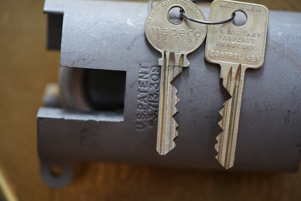 US Military property do not dup. Control Key Sargent & Greenleaf Inc. Nicholasvillr K.Y. Licensed U.S. Patent Army Lockpicking Arthur Bühl High Security Arthurmeister Master of the Universe