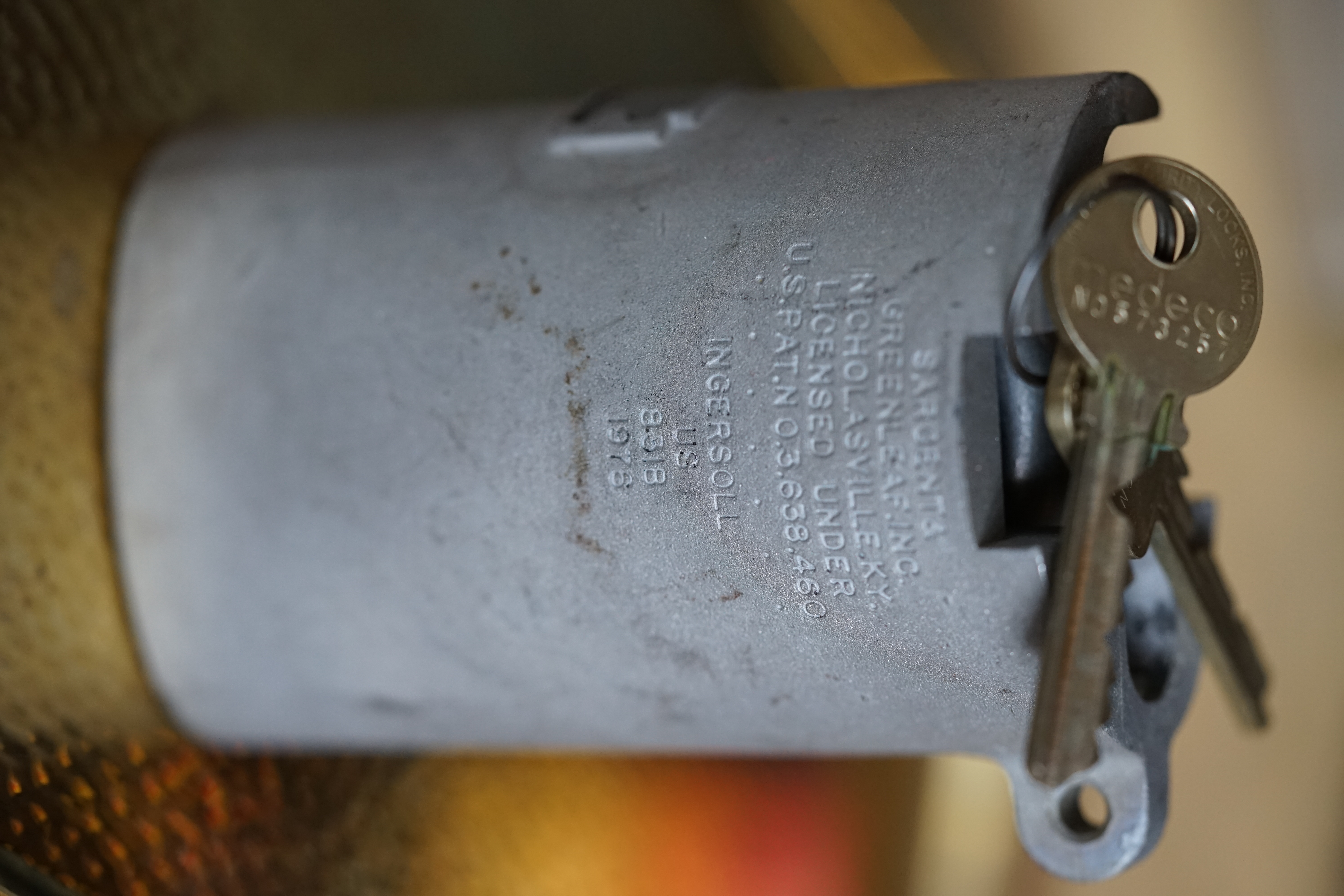 Vitrine Alternativtext: ♥ 𝔄𝔯𝔱𝔥𝔲𝔯 𝔅ü𝔥𝔩, 𝔄𝔯𝔱𝔥𝔲𝔯𝔪𝔢𝔦𝔰𝔱𝔢𝔯® Arthur Andreas Buehl, Privatdetektiv, Made in Germany, born 1961, stellt am Stammtisch im Hasenstübchen, Am Hasenberge, Santa Fu, Fuhlsbüttel, seine Vitrine vor: Die Lockpicker schreien " OFFEN ". Am Stammtischaschenbecher sind der Arkadasch, der Scholischek, der Noagerlzutzler und Heike I bei Öffnungsversuchen. Anfänger zur Schulung halt. In Arthurmeister`s Jukebox by YouTube spielt: Pointer Sisters: Slow Hand. Pelle tippt wie immer Marmor, Stein und Eisen bricht in die Rock-Ola. Heute hat aber Asberry dankenderweise den Drafi Deutscher getillt ! Now is only time for the Soul Train and T.S.O.P. Verschlagwortet mit: Arthur Bühl, Arthurmeister® Arthur ♥ Schwäbischer Hengst, Heini, Zwetschgen Hengst, Buhl er, Artur, Zwetschge, Made in Germany, Born 1961, Sympathieträger, Google Earth, Mittelpunkt der Welt, Pflaumen, Arkadasch, Datschi, ♥ Martinameisterin, Cartomanze, Scholischek, " HIGH NOON ! ", ♥ ♥ Vokuhila, Friseur ♥ Parole Emil ! ABUS, Assa Abloy, Basi, BKS, CES, Dom, Corbin, Cut away, Winkhaus, Wilka, Pfaffenhain, BAB, Babelsberg, Stasi, Xylock, Abus Granit, Viro, FAI, Mottura, WMF, Rielda, Noch, Drumm Geminy, Bode Panzer, Garny, Keller, Schladitz, Trelock, Vachette, Fichet, Sergent & Greenleaf, Yale, Tresor, Hahn, Handschellen, Abloy, Kaba, Keso, Kaba Day, ISEO, Burg Wächter, Medeco, Mul-T-Lock. Lockpicking by Arthurmeister ®, Schlossherz ®, Lockpickerherz ®, Pornomeister ® Verschlagwortet mit: ♥ Vokuhila, Friseur ♥ Schwäbischer Hengst, Zwetschgen Heini, Bühl er, Zwetschge, Google Earth, Mittelpunkt der Welt, Martinameisterin, Cartomanze, Scholischek, " HIGH NOON ! ". ♥ Parole Emil ! Arthur Bühl der alte Sympathieträger betritt das Hasenstübchen am Hasenberge. Ey Arthurmeister® Heute ist High Noon ! In der Jukebox spielt die Musik von den Pointer Sisters aus 2009 Slow Hand Die Gäste im Hasenstübchen singen: As the midnight moon, was drifting through The lazy sway of the trees I saw the look in your eyes, lookin' into mine Seeing what you wanted to see Darlin' don't say a word, cause I already heard What your body's sayin' to mine I'm tired of fast moves I've got a slow groove On my mind I want a man with a slow hand I want a lover with an easy touch I want somebody who will spend some time Not come and go in a heated rush I want somebody who will understand When it comes to love, I want a slow hand On shadowed ground, with no one around And a blanket of stars in our eyes We are drifting free, like two lost leaves On the crazy wind of the night Darlin, don't say a word, 'cause I already heard What your body's sayin' to mine If I want it all night You say it's alright We got the time Cause I got a man with a slow hand I got a lover with an easy touch I got somebody who will spend some time Not come and go in a heated rush I found somebody who will understand When it comes to love, I want a slow hand If I want it all night Please say it's alright It's not a fast move But a slow groove On my mind 'Cause I got a man with a slow hand I got a lover with an easy touch I found somebody who will spend some time Not come and go in a heated rush I found somebody who will understand I found a lover with a slow hand Oh, lover with the slow hand And I get all excited with his easy touch I found somebody who will spend the night Not come and go in a heated rush Bild et Uschi hat denn die Double Brain KI gefragt und es wurde ihr wie folgt übersetzt: Als der Mitternachtsmond durch das träge Schwanken der Bäume schwebte, sah ich den Ausdruck in deinen Augen, der in meine schaute. Ich sah, was du sehen wolltest, Liebling, sag kein Wort, denn ich habe bereits gehört, was dein Körper zu meinem sagt. Ich habe schnelle Bewegungen satt, ich habe einen langsamen Rhythmus. In meinen Gedanken möchte ich einen Mann mit a slow Hand, Jemanden, der verstehen wird. Wenn es um Liebe geht, möchte ich eine langsame Hand. Auf schattigem Boden, ohne dass jemand in der Nähe ist. Und eine Decke aus Sternen in unseren Augen. Wir treiben frei, wie zwei verlorene Blätter. Im verrückten Wind der Nacht, Liebling, sag kein Wort, denn ich habe bereits gehört, was dein Körper zu meinem sagt Ich werde einige Zeit damit verbringen, nicht in hitziger Hektik zu kommen und zu gehen. Ich habe jemanden gefunden, der es verstehen wird. Wenn es um Liebe geht, möchte a Man mit einer SLOW HAND !