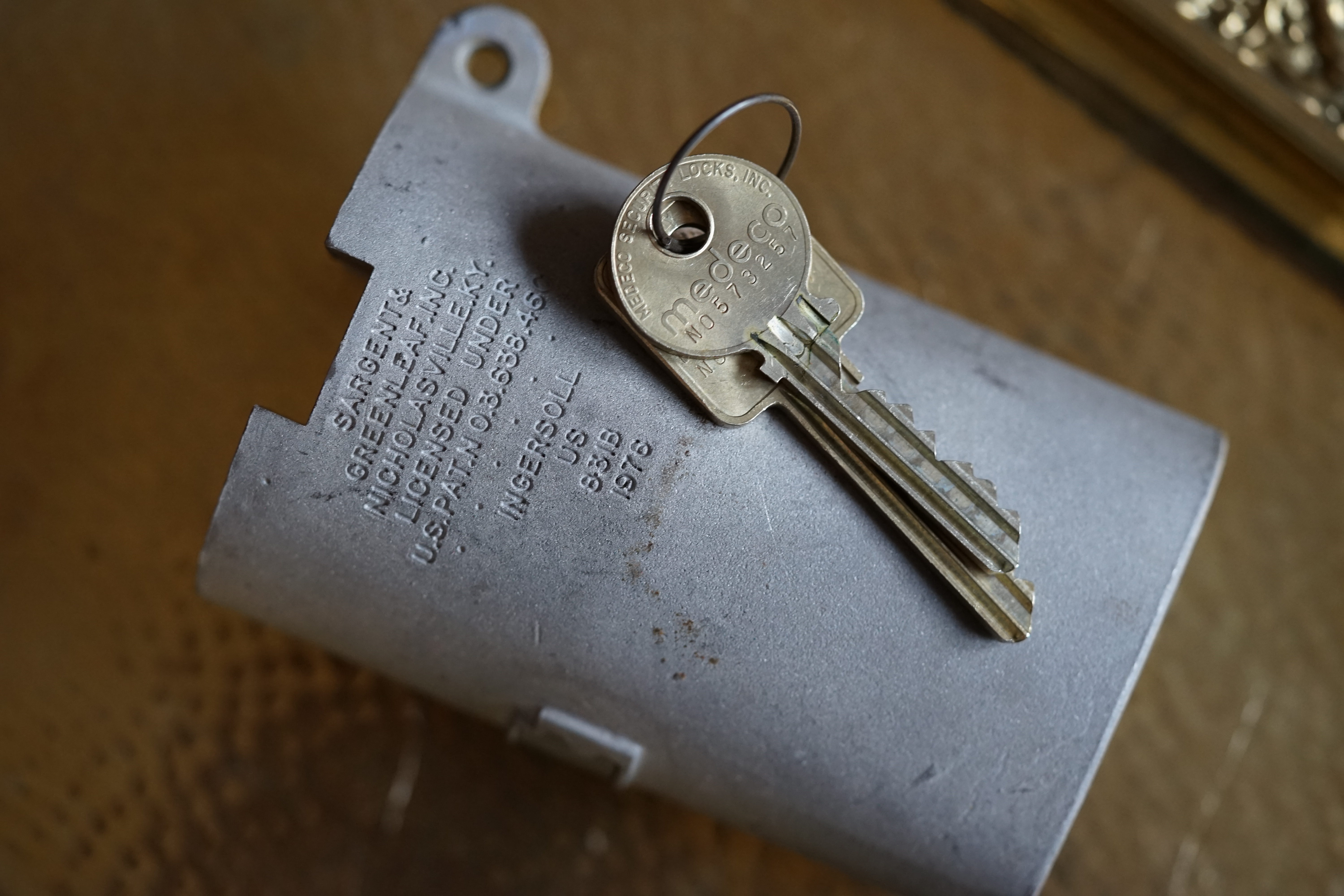 Vitrine Alternativtext: ♥ 𝔄𝔯𝔱𝔥𝔲𝔯 𝔅ü𝔥𝔩, 𝔄𝔯𝔱𝔥𝔲𝔯𝔪𝔢𝔦𝔰𝔱𝔢𝔯® Arthur Andreas Buehl, Privatdetektiv, Made in Germany, born 1961, stellt am Stammtisch im Hasenstübchen, Am Hasenberge, Santa Fu, Fuhlsbüttel, seine Vitrine vor: Die Lockpicker schreien " OFFEN ". Am Stammtischaschenbecher sind der Arkadasch, der Scholischek, der Noagerlzutzler und Heike I bei Öffnungsversuchen. Anfänger zur Schulung halt. In Arthurmeister`s Jukebox by YouTube spielt: Pointer Sisters: Slow Hand. Pelle tippt wie immer Marmor, Stein und Eisen bricht in die Rock-Ola. Heute hat aber Asberry dankenderweise den Drafi Deutscher getillt ! Now is only time for the Soul Train and T.S.O.P. Verschlagwortet mit: Arthur Bühl, Arthurmeister® Arthur ♥ Schwäbischer Hengst, Heini, Zwetschgen Hengst, Buhl er, Artur, Zwetschge, Made in Germany, Born 1961, Sympathieträger, Google Earth, Mittelpunkt der Welt, Pflaumen, Arkadasch, Datschi, ♥ Martinameisterin, Cartomanze, Scholischek, " HIGH NOON ! ", ♥ ♥ Vokuhila, Friseur ♥ Parole Emil ! ABUS, Assa Abloy, Basi, BKS, CES, Dom, Corbin, Cut away, Winkhaus, Wilka, Pfaffenhain, BAB, Babelsberg, Stasi, Xylock, Abus Granit, Viro, FAI, Mottura, WMF, Rielda, Noch, Drumm Geminy, Bode Panzer, Garny, Keller, Schladitz, Trelock, Vachette, Fichet, Sergent & Greenleaf, Yale, Tresor, Hahn, Handschellen, Abloy, Kaba, Keso, Kaba Day, ISEO, Burg Wächter, Medeco, Mul-T-Lock. Lockpicking by Arthurmeister ®, Schlossherz ®, Lockpickerherz ®, Pornomeister ® Verschlagwortet mit: ♥ Vokuhila, Friseur ♥ Schwäbischer Hengst, Zwetschgen Heini, Bühl er, Zwetschge, Google Earth, Mittelpunkt der Welt, Martinameisterin, Cartomanze, Scholischek, " HIGH NOON ! ". ♥ Parole Emil ! Arthur Bühl, Detektiv aus Hamburg ist Mitglied in den Berufsverbänden BDD und der World Association of Detectives The World Association of Detectives (W.A.D.) was founded in 1925. It is the International Association for Investigators and Security Service Organizations. The World Association of Detectives was formed as a joint venture by the combined membership of the World Association of Detectives and the International Secret Service Association. It is the oldest international association in its field.[2] In 1972, it had 400 members in 34 countries,[3] growing to over 700 in about 60 countries in 1997.[4] In 2020, it had nearly 1,000 members in over 80 countries References 1. "Who We Are". www.wad.net. Retrieved 2026-02-03. 2. "Business investigator probes direct foreign link". China Daily. 31 May 2007. Retrieved 2008-10-24. 3. Gheysens, Roger (1973). Les espions. Elsevier Séquoia. p. 216. ISBN 978-2-8003-0004-7. Retrieved 2008-10-24. 4. " Detective Harold Lipset Dies". The Washington Post. 13 December 1997. Archived from the original on May 25, 2011. Retrieved 2008-10-24. External links • Official website Internationale Kommission der Detektiv-Verbände Die Internationale Kommission der Detektiv-Verbände (IKD) (englisch IKD – International Federation of Associations of Private Detectives) wurde 1964 durch die Detektivverbände Österreichischer Detektiv-Verband (ÖDV), den Fachverband Schweizerischer Privat-Detektive (FSPD) und den Bundesverband Deutscher Detektive e. V. (BDD) in Wien gegründet und am 10. November 1967 im Vereinsamt eingetragen. Die Vereinsdaten können über das österreichische Zentrale Vereinsregister unter der Zahl 978221660 eingesehen werden. Mitglieder IKD ist ein Dachverband, die Mitgliedschaft ist Verbänden vorbehalten. Aus Ländern, in denen kein Interessensverband registriert ist, können auch Einzelunternehmen als Mitglied aufgenommen werden. In der IKD sind 18 Landesverbände und 3 Einzelmitglieder, zum überwiegenden Teil aus der Europäischen Union/EFTA/EWR, sowie ein internationaler Verband zusammengeschlossen (Stand 12/2012). 2008 wurde die IKD als repräsentative Berufsvertretung von der EU anerkannt. Aufgaben Die Ziele der IKD waren lange von den Grundsätzen Erfahrungsaustausch und Vernetzung geprägt; durch die Veränderung politischer, gesetzlicher und gesellschaftlicher Rahmenbedingungen für die Ausübung des Berufes Detektiv wurde ein geschlossenes Auftreten als Standesvertretung angestrebt, was unter anderem durch den einheitlichen Beschluss und die Unterzeichnung eines gemeinsamen Mindeststandards für den Berufszugang und die Berufsausübung (IKD Common Minimum Standards, Saragossa, 2007) durch die Delegierten aller Mitgliedsverbände, eine gemeinsame Model Data Protection Policy oder Best Practice Guides dokumentiert ist. Organe Als ausführendes Organ steht das auf drei Jahre gewählte Executive Committee der IKD vor. Es setzt sich aus dem Secretary General, Tony Imossi (seit 2004), dem Vice Secretary General und dem Treasurer zusammen. Als weiteres ständiges Organ bildet das Grievance Committee einen europäischen und darüber hinaus internationalen Beschwerdeausschuss. Der Verband setzt ihre Aufgaben auch durch themenbezogen eingesetzte Committees um, für die jeweils ein Chairman von den Mitgliedern gewählt wird, z. B.: • das CSC (Common Standard of Competence) Committee für die Einführung eines gemeinsamen Standards in der Berufsqualifikation; • das EPIC (European Private Investigators’ Compendium) Committee für die Erfassung länderspezifischer Gegebenheiten und Möglichkeiten für die Tätigkeit von Detektiven. Weblinks https://www.i-k-d.com/ ARTHUR ANDREAS BÜHL, BUDEG