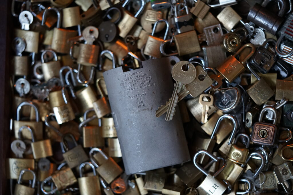 US Military property do not dup. Control Key Sargent & Greenleaf Inc. Nicholasvillr K.Y. Licensed U.S. Patent Army Lockpicking Arthur Bühl High Security Arthurmeister