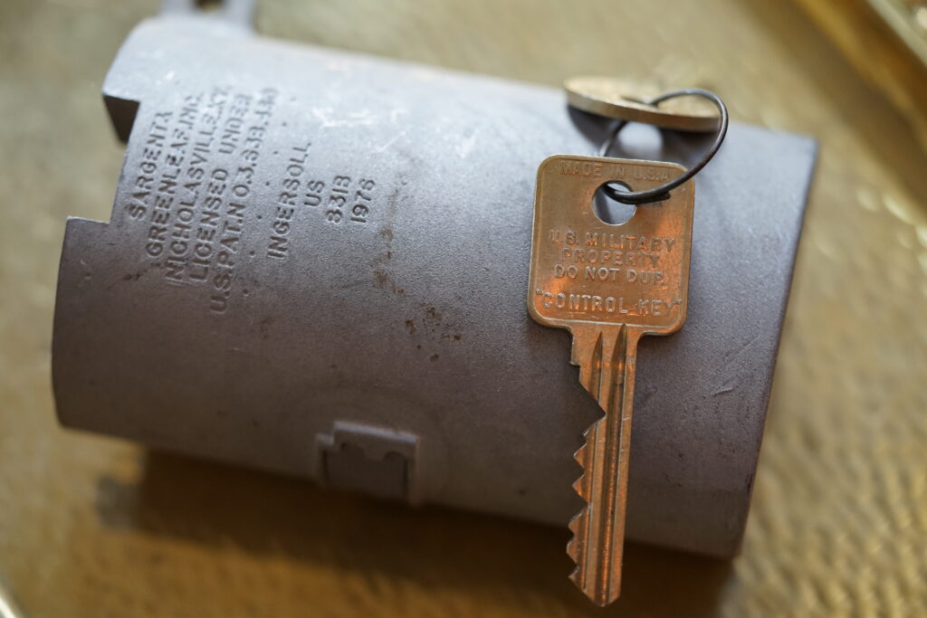 US Military property do not dup. Control Key Sargent & Greenleaf Inc. Nicholasvillr K.Y. Licensed U.S. Patent Army Lockpicking Arthur Bühl High Security