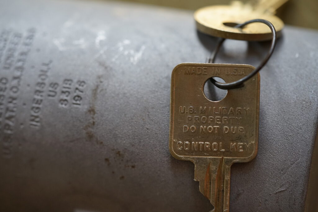 US Military property do not dup. Control Key Sargent & Greenleaf Inc. Nicholasvillr K.Y. Licensed U.S. Patent Army Lockpicking Arthur Bühl High Security Arthurmeister