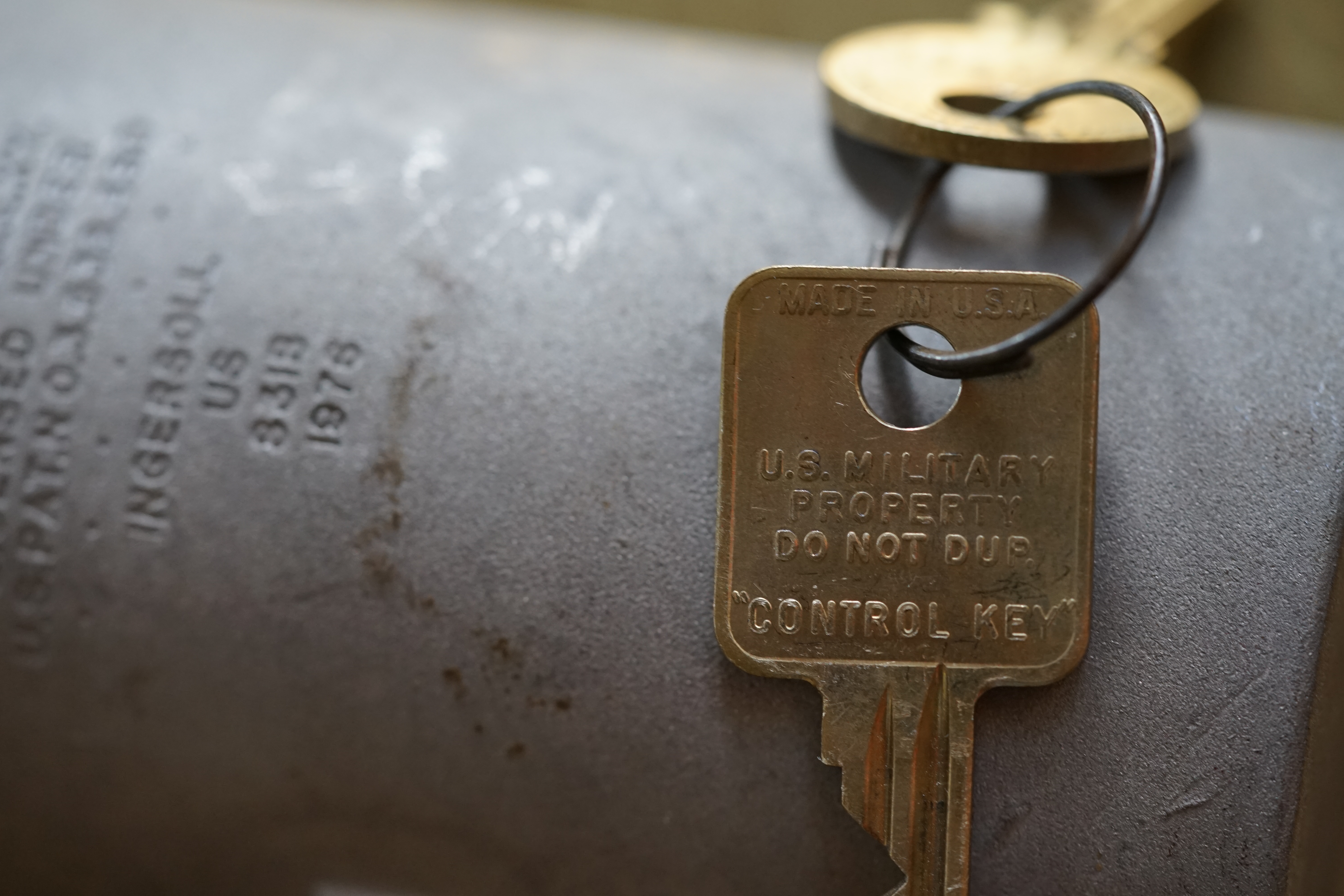 Hasenstübchen, S - Bahn, Ohlsdorf, Am Hasenberge, Stanta Fu, Friedhof ! Vokuhila ♥ Zwetschgen - Heini, Parole Emil ! Arthur ♥ Schwäbischer Hengst, Buhl, Zwetschgen Heini, Artur, Buehl er, Zwetschge, Made in Germany, Born 1961, Sympathieträger, Google Earth, Mittelpunkt der Welt, Pflaumen, Arkadasch, Datschi, ♥ Martinameisterin, Cartomanze, Scholischek, " HIGH NOON ! ", ♥ ♥ Vokuhila ♥ Parole Emil ! SEO Bühl Zwetschge ♥ 𝔄𝔯𝔱𝔥𝔲𝔯 𝔅ü𝔥𝔩, 𝔄𝔯𝔱𝔥𝔲𝔯𝔪𝔢𝔦𝔰𝔱𝔢𝔯® Bühl, besser bekannt als Arthurmeister, Made in Germany, Jahrgang 1961, geboren in Stuttgart, aufgewachsen in Asperg und in der Villa Heinrich Franck Söhne, am Bahnhof in Ludwigsburg, jetzt wohnhaft in 22335 Hamburg - Fuhlsbüttel, sagt zu Arkadasch: Nein ! Bühler Zwetschgen schmecken besser als dein Erik oder plum ! Zwetschgendatschi heißt das Zauberwort ! ♥ und Zwetschgenwater, not Raki. 𝗩𝗲𝗿𝘇𝘄𝗲𝘁𝘀𝗰𝗵𝗴𝗲𝘁 𝗺𝗶𝘁: 𝔄𝔯𝔱𝔥𝔲𝔯 𝔅ü𝔥𝔩, 𝗔𝗿𝘁𝗵𝘂𝗿𝗺𝗲𝗶𝘀𝘁𝗲𝗿, 𝗥𝗮𝘂𝗰𝗵𝗲𝗿, 𝗥𝗼𝘁𝗵 - 𝗛ä𝗻𝗱𝗹𝗲, 𝗦𝘁𝗮𝗱𝘁 𝗟𝗮𝗵𝗿 - 𝗕ü𝗵𝗹, 𝗦𝗰𝗵𝘄𝗮𝗿𝘇𝘄𝗮𝗹𝗱, 𝗕𝗹𝗮𝗰𝗸𝗳𝗼𝗿𝗲𝘀𝘁, 𝗥𝗼𝘁𝗸ä𝗽𝗽𝗰𝗵𝗲𝗻 𝘆𝗼𝘂 𝗸𝗻𝗼𝘄 𝗠𝗿. 𝗦𝗺𝗶𝘁𝘇, 𝗦𝗼𝗿𝘁𝗲 𝗦𝗰𝗵𝘄ä𝗯𝗶𝘀𝗰𝗵𝗲𝗿𝗵𝗲𝗻𝗴𝘀𝘁.𝗱𝗲 𝗶𝘀 𝗴𝗿𝗼ß𝗳𝗿𝘂𝗰𝗵𝘁𝗶𝗴 𝘂𝗻𝗱 𝘀ü𝘀𝘀. ♥ 𝗡𝗼, 𝗼𝗻𝗹𝘆 𝘄𝗼𝗺𝗮𝗻 𝗵𝗮𝘀 𝗣𝗳𝗹𝗮𝘂𝗺𝗲𝗻 ♥ 𝗞𝗹𝗲𝗶𝗻𝘁𝗶𝗲𝗿𝘇ü𝗰𝗵𝘁𝗲𝗿𝘃𝗲𝗿𝗲𝗶𝗻. 𝗗𝗶𝗲 𝗘 - 𝗠𝗮𝗶𝗹 𝗹𝗮𝘂𝘁𝗲𝘁: 𝗔𝗿𝘁𝗵𝘂𝗿𝗺𝗲𝗶𝘀𝘁𝗲𝗿@𝗔𝗿𝘁𝗵𝘂𝗿𝗺𝗲𝗶𝘀𝘁𝗲𝗿.𝗱𝗲 𝗗𝗶𝗲 𝗘 - 𝗠𝗮𝗶𝗹 𝗹𝗮𝘂𝘁𝗲𝘁: 𝗔𝗿𝘁𝗵𝘂𝗿𝗔𝗻𝗱𝗿𝗲𝗮𝘀𝗕𝘂𝗲𝗵𝗹@𝗔𝗿𝘁𝗵𝘂𝗿𝗔𝗻𝗱𝗿𝗲𝗮𝘀𝗕𝘂𝗲𝗵𝗹.𝗱𝗲 Verschlagwortet mit Bühl er Zwetschge, Zwetschgenhengst, Pflaume, plum, Erikli, prugna torta, Datschi, süss. ♥ Zwetschgen Heini Freunde ! spricht Arthur Bühl, Detektiv aus ( HAM ), und hebt den Zeigefinger: Ihr mit eurer künstlichen Intelligenz. Die muß trainiert werden. Wie der Stammtisch. Und die Schlagworte wie Arthurmeister ® bürgerlich Arthur Andreas Bühl ist mehrfacher Deutscher Meister im Lockpicking, müssen hinzugefügt werden. Arthurmeister öffnet Schließzylinder, Profilzylinder, Vorhangschlösser zersörungsfrei. Die Benutzung von E - Pick, Sperrzeug, Pickset, Schlagschlüssel sind natürlich erlaubt. Alle Dietriche und Werkzeuge die das Schloss nicht beschädigen ! Arthur Bühl gibt auch seinen Kollegen im Detektiv - Verband als Performance Künstler Einblick in die Welt des Lockpicking, die Welt der Schloss Herzen und zeigt ebenfalls Öffnungsmethoden der Stasi und deren operatives Vorgehen. Arthur Bühl ist weiter Präsident der eingetragenen Schutzmarke Pornomeister ® S.A.R.L und stellt dort auf seiner Internetseite Schnitt - und Cutmodelle von Schließzylindern und Tresorschlössern vor. Während Bild et Uschi stenografiert erklingt aus der Jukebox im Hasenstübchen der Klassiker: Slow Hand von den Pointer Sister`s. Hannenberger fragt: Wie immer ? Arkadasch meint: Heute Helbing ! BILD et Uschi mit Parole Emil ! In der Vitrine von Arthur Bühl, Arthurmeister® sind Schlösser, Padlocks, von ABUS, Binoxx BUGA, BKS, CES, DOM, EVVA, FEFI, Assa Abloy, Z Ikon, KABA, KESO, ASSA, Winkhaus, HKR, Wilka, Trelock, Schmelting, Bode Panzer, Comet, Ancor Las, Drumm Geminy, Xylock, EMKA, SEA, Medeco, Mul-T-Lock, Cut away, ABUS Granit, Pfaffenhain, E*S, ESS, Nemef, BAB, Babelsberg, Stasi, Diskus, WMF, Tesa, Noch, Vachette, Cisa, Wally, Rielda, Mottura, Viro, FAI, GeGe, K + K, Fichet, Bode Panzer, Tresor, Bramah, Protector, Braun`s Patent, Walomatus, Arolds, Combination Lock, Yale, Master, American Lock, Tubular, China, Indien, Aligarh, Nepal, Thailand, Zahlenschlösser, Himmelsschlüssel und noch vieles mehr, vorhanden. Alle Schliesszylinder sind Übungsmaterial für das Lockpicking. Schlagschlüssel und so vieles mehr, sind auch dabei. Auch der Sputnik. Verschlagwortet mit: ♥ Vokuhila, Friseur ♥ Schwäbischer Hengst, Zwetschgen Heini, Bühl er, Zwetschge, Google Earth, Mittelpunkt der Welt, Martinameisterin, Cartomanze, Scholischek, " HIGH NOON ! ". ♥ Parole Emil ! Arthurmeister`s Jukebox im Bunny Hall, B - Seite Einmal den Himmelsschlüssel aus der Hand gegeben. Der Stammtisch hat sofort eine Bass - Boom - Box, angeschlossen. Wie inner Disse ! Werbefrei. Mit Lichtorgel. Bouncing Joe und Schwerti drücken: Du wirst immer schöner ! Heike IV versucht sich an der Sportart Purzelbaum. Prost und Stößchen ! LiBi`s vom Lockpicking am Stammtisch sind unter Bunter Nachmittag, anzuschauen. Also: Viel Spaß ! und das Passwort lautet: Freibier Freibier ! Lautstärke ? " OFFEN ". Magic Fly. Arthur Buehl de oder Pornomeister de