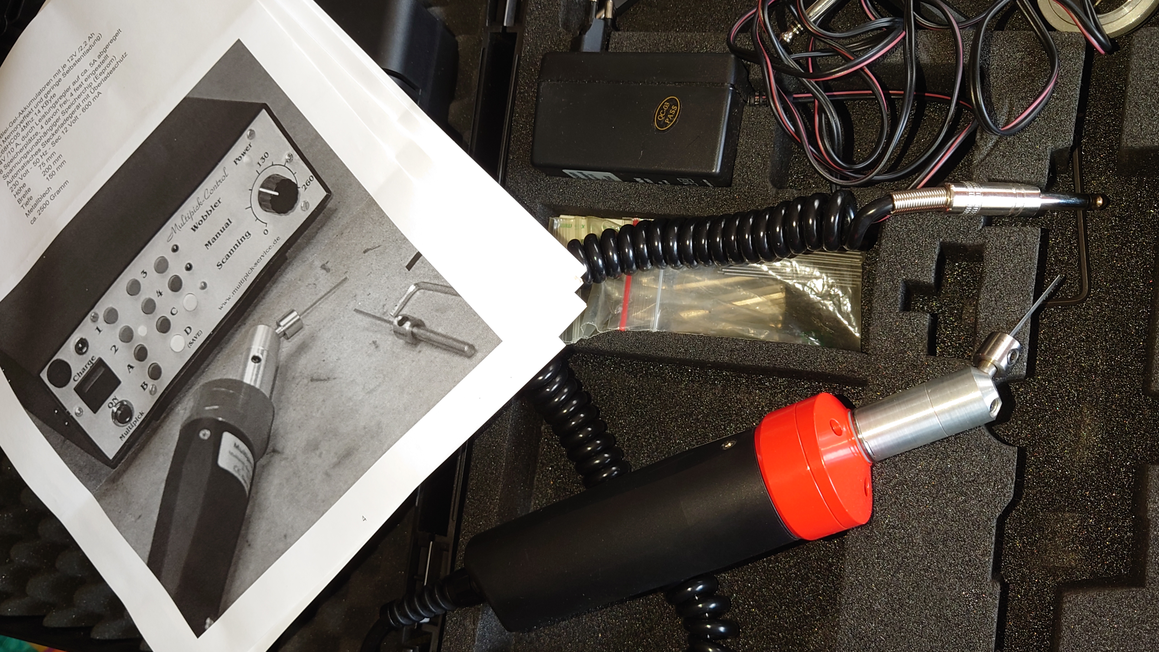 Julius Adolf Petersen (* 7. Oktober 1882 in Hamburg als Julius Adolph Petersen[1]; † 21. November 1933 ebenda[2]) war ein Berufsverbrecher und Kneipenwirt in Hamburg-Barmbek, genannt „Lord von Barmbeck“ (Barmbek wurde damals noch mit „ck“ geschrieben). Leben Im Keller dieses Hauses betrieb Petersen seine Kneipe Petersen stammte aus Hamm-Süd. Er wuchs in ärmlichen Verhältnissen auf und zog 1896 mit seinen Eltern in die Heitmannstraße im südlichen Barmbek. Ab 1904 betrieb er eine Kneipe an der Ecke Beim Alten Schützenhof und Bartholomäusstraße, in der Kohlearbeiter und Einbrecher verkehrten. Er wurde der Kopf einer Verbrecherbande, die bis zu 200 Mitglieder gehabt haben soll und die erst „Barmbecker Einbrechergesellschaft“, später „Petersen-Konzern“ genannt wurde. Einige seiner Mitganoven wurden „Lockenfietsche“, „Rabenmax“ oder „Schlachterkarl“ genannt. Seine Kneipe nannte Adolf gerne „Kaschemme“ und sein Werkzeug zum Aufbrechen der Geldschränke „Knabbergeschirr“. Sich selbst nannte er in seinen Lebenserinnerungen (1927 im Gefängnis Fuhlsbüttel geschrieben) einen „bockbeinigen Mephistojünger, dem Fluch der bösen Tat erlegen“. Die Hamburger Polizei legte im Laufe der Zeit 20 Meter Akten über ihn an, 200 Delikte wurden im Laufe der Jahre gegen ihn verhandelt, 400 Personen mussten dabei aussagen, 3000 Haftbefehle wurden nach seinen umfänglichen Geständnissen ausgestellt. Den Beinamen „Lord von Barmbeck“ erhielt er wegen seiner stets korrekten Kleidung und seiner Ganovenehre, nach der geschnappte Bandenmitglieder mit guten Verteidigern und ihre Familien mit Unterstützung versorgt wurden. Aus seiner Ehe mit Helmi Petersen (gleichnamig, aber nicht verwandt) ging sein Sohn Hatzel hervor. Nach seiner Scheidung lebte er mit Frieda Goedje zusammen. 1920 wurde er durch den Überfall auf das Postamt in der Susannenstraße, bei dem er und ein Komplize 221.000 Mark erbeuteten, stadtbekannt. Nach Verbüßung mehrerer mehrjähriger Haftstrafen wegen Einbruch, Diebstahl und Raub erhängte er sich 1933 im Untersuchungsgefängnis. Petersens Lebensgeschichte wurde 1973 von Ottokar Runze unter dem Titel Der Lord von Barmbeck verfilmt. Martin Lüttge spielte die Hauptrolle. Im Jahre 2005 wurde im Hamburger St. Pauli Theater das biographische Stück Der Lord von Barmbeck von Frank Göhre, Ulrich Tukur und Ulrich Waller aufgeführt. In den Jahren 2011 bis 2013 gab es Planungen, das Haus der ehemaligen Kneipe abzureißen. Nach Protesten aus der Anwohnerschaft wurde das Haus unter Denkmalschutz gestellt und ab dem Herbst 2013 aufwendig saniert. Die dabei entstehenden Eigentumswohnungen wurden unter „Lord-von-Barmbeck“ hochpreisig angeboten. Ein Café an der Kreuzung Beim Alten Schützenhof und Bartholomäusstraße ist in Anlehnung an Petersens Spitznamen benannt. Literatur • Petersen, Julius Adolf. In: Franklin Kopitzsch, Dirk Brietzke (Hrsg.): Hamburgische Biografie. Band 2. Christians, Hamburg 2003, ISBN 3-7672-1366-4, S. 319–320. • Julius Adolf Petersen und Helmut Ebeling (Hrsg.): Der Lord von Barmbeck : Das Leben des berüchtigten Ein- und Ausbrechers Julius Adolf Petersen, von ihm selbst erzählt, Rowohlt Verlag, Reinbek bei Hamburg 1973. Weblinks • Literatur von und über Julius Adolf Petersen im Katalog der Deutschen Nationalbibliothek • Marko Rösseler: Im Dezember 1927 - Der Einbrecher Adolf Petersen schreibt im Gefängnis seine Memoiren WDR ZeitZeichen vom 22. Dezember 2022. (Podcast) Die SEO GEISTER rufen: Im Hasenstübchen, Fuhlsbüttel, sind alle Gäste am feiern und bei Helbing fröhlich. Arthur Bühl, der Sympathieträger spricht: Parole Emil !