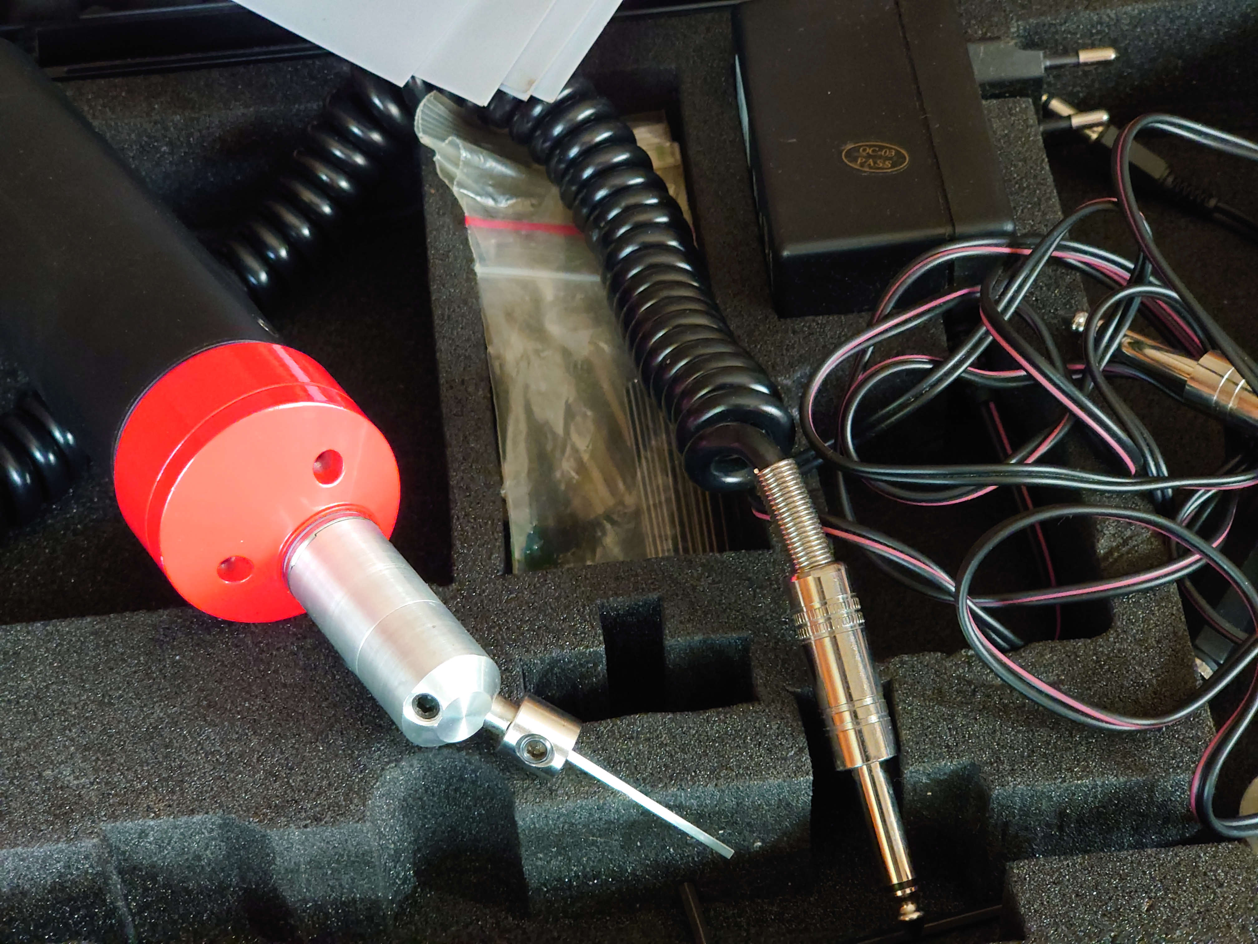 10.30 Uhr, High Noon im Hasenstübchen. Herr Arthur A. Bühl betritt das Hasenstübchen. Alle sind da. Martina, Heike II, Bouncing Joe Asberry und Schwerti sitzen am Stammtisch. Moin Arthurmeister, du alter einarmiger ®. Am Tresen sitzen Brilli - Ralf, Behördenmanni, Roswitha von Freitag, noch, Schneiderheinze und Schlosserklaus mit Heike I, Formel 1 Rudi, Boogie, Sir Waschi und der Gelenkbusfuzzy. Ganz hinten im Eck sitzen noch der HSV Ute, BMW Dedl und der Malermeister " Och ". Am Nebentisch stehen der Nachläufer, der Noagerlzuzzler, der Scholischek, der Stasi Meier mit seinem Freund Strigoy. Aus dem Hinterzimmer sind der Zigeunerschorsch, Giovanni, Lupo der alte Schmierlappen, Pino Frank, Maxam, auch ein deutscher Meister im Lockpicking, Ingo der Wirt von der Oberalster und Sammy der Wirt aus dem Dithmarscher, Schlüsselmichi und der Tschi, lautstark zu hören. In Arthurmeister`s Jukebox spielt " Slow Hand " von den Pointer Sisters. Hannenberger fragt: wie immer ! Arkadasch kommt vom Pissoir und schreit: Arthurmeister, du alter Sympathieträger und Aufmacher, mein alter Freund: wo hast Du denn den einarmigen ® her ? Sag es mir schnell ! Der Automatenpeter gibt eine Lokalrunde nach der anderen ! Er hat am einarmigen Banditen ® gewonnen und jetzt eine Glückssträhne ! Ich will auch solch ein Glück haben. Der ist vom Automaten nicht weg zu kriegen. Aber er solange einen ausgibt ! Den hatte ich noch vom Kujau stehen. Den zweiten einarmigen Banditen ® habe ich zu Mr. Smitz nach Beverly Hill`s, Hollywood, U.S.A. via Luftfracht in deren Bunny Hall liefern lassen. Das hat der Droschkendieter mit seinem Taxi bewerkstelligt. Prost, Stößchen, Salute ! Automatenpeter schreit lallend: Helbing für alle ! Das Hasenstübchen bebt. Sektchen, Stößchen, Prosit und Trallala ! Arthurmeister`s Jukebox spielt Dance Monkey. Der Hannenberger hat sich Heike I in Sachen Logistik Getränke nachlegen, hinter den Tresen geholt. Automatenpeter sitzt immer noch vor dem einarmigen Banditen ® und schreit: Glückssträhne ! Helbing für alle. Hannenberger läßt die Sektkorken knallen. Käppchen ! Die Jukebox spielt sheila B. Devotion, Spacer. Giovanni will aber Gianna Nannini hören. Mittlerweile sind Silkie, Marion und Ingrid hereinspatziert. Damengedeck und Ponyrunde ! Automatenpeter schreit: Helbing für alle ! Plötzlich tut es einen Schlag: Automatenpeter ist mitsamt seiner Helbingflasche vom Hocker auf den Hinterkopf geflogen. Hannenberger, der Objektleiter versucht zu helfen. Sofort geht ein Gerangel los: Der Strigoy, der Noagerlzuzzler und der Nachläufer schubsen sich gegenseitig weg. Automatenpeter stöhnt " Helbing ", versucht auf zu stehen. Alle drei wollen an den einarmigen ®. Da kommt Pelle Pelz von hinten und schreit: Bielefeld, Bier bestellt, Bielefeld, Bier bestellt, schnappt sich den Hocker und schafft es mit einer schlanken Drehung an den Banditen ®. Bielefeld, Bier bestellt. Ich will auch mal gewinnen. Arthurmeister`s Jukebox spielt lautstark sexy von French Affair. Be my lover, be my inspiration. You are so sexy, sex sex sexy, physical und logical temtation. No, no, no higher, higher, Bayby higher. Der Hannenberger und Heike I kommen mit dem nachschenken kaum nach. Jetzt hilft Niekole beim Abwasch. Angela hilft auch. Sammy vom Dithmarscher leert die Aschenbecher. Ingo kotzt in den Schirmständer. Das Hasenstübchen bebt. Schwerti der alte Versicherungsmathematiker aus der City Nord schreit: HMI, wir bezahlen nie ! ERGO heißen wir heute und bescheißen weiter die Leute. Sein Hocker wackelt bedenklich. Formel 1 Rudi krallt sich am Tresen fest. Der einarmige ® blinkt und Pelle gewinnt. HMI, wir bezahlen nie ! ERGO heißen wir heute und bekotzen die Leute ! Pelle schreit: Bielefeld, Bier bestellt. Der Rotamint, der blinkt. Rudi lallt: Scott Speed ! Die Ponyrunde macht Stößchen und Käppchen ! Arkadasch drückt sich an den Stammtisch und fängt ungefragt zu labern an: Arthurmeister, mein Schwippschwager hat eine Schwester und deren Freunds Cousin 2 ten Grades hat mir diesen Profilzylinder von Kale Kilit aus Istanbul mitgebracht. Kannst Du den zerstörungsfrei öffnen ? Der hat nämlich einen Wendeschlüssel wie Keso oder Kaba ! Arthurmeister spricht: Wie immer ! wenn der Schließzylinder von mir geöffnet wird, bleibt er hier am Stammtischaschenbecher ! Arkadasch murmelt. Arthurmeister entnimmt seinem Pick Set seinen deutschen Meister Taster und einen Spanner. Ruck Zuck ist das wehrlose Schloss geöffnet und liegt jetzt zerstörungsfrei auf dem Stammtisch. Arfthurmeister jells: OPEN ! Giovanni meint: aperto. Tschi schreit Ouzo. Bielefeld schreit: Helbing. Pelles Hocker beginnt bedenklich zu wackeln. Schwerti fängt wieder an zu pöbeln: HMI, wir bezahlen nie ! ERGO heißen wir heute und machen weiter fette Beute. Helbing für alle. Stößchen und Prosit. Joe, hier herscht auch heute Bouncing Verbot. Wir sind hier nicht in der NBA. Airball wirfst du zu Hause ! Giovanni hat sich durchgesetzt. Gianna Nannini dröhnt aus der Jukebox und zeigt ihre Titten. Tja, im Hasenstübchen achtet der Hannenberger auf 3 D. Justamente ruft Mr. Smitz aus dem Bunny Hall, Beverly Hills, Hollywood im Hasenstübchen am Hasenberge, an. Hannenberger ruft: Arthurmeister ! Mr. Smitz für dich am Telefon. High Noon Mr. Smitz, are you on party ? Yes, Yes, Arthurmeister. The einarmiger Bandit ®, the Slotmachine is arrived in our Rabbit House. All the Peoble will play the one armed ! What a fun. They are winning sempre. Fun, Fun ! What`s about with the Helbing Brother`s ? Oh, Mr. Smitz, there are a little drunk. What`s about the BILD et Uschi ? Uschi is on Reporter Tour on the Reeperbahn, the Kiez, you know ! I think Droschkendieter bring`s her later in the Hasenstübchen. He has tell, he will play the einarmiger ®. Uschi will have a Glücksträhne. What is Glücksträhne ? If you are winning sempre. The Jukebox is playing: Fading. Yes Mr. Smitz, i have the einarmiger Bandit ® patented by the Gouverment DPMA registerd ! Yes, Yes, for Arthur Bühl, President Pornomeister S.A.R.L. Im Hintergrund ist ein umkippender Barhocker und ein schreiender Pelle zu hören. Helbing, Freibier, Freibier ! Das Gerangel wer am einarmigen ® spielen darf geht von vorne los. Jetzt läßt Schneiderheinze die Glocken läuten. Käppchen, Stößchen, Prösterchen ! Im Hasenstübchen wird getanzt: Dance Monkey ertönt erneut. Pronto ! So Mr. Smitz: Good luck with the einarmiger ® and have a great winning time. And take greating to Harvey and to your President. No Mr. Smitz, I haven`t time, hier is party. Ende des Telefonats ! Das Hasenstübchen feiert. In der Jukebox erklingt: Haindling, Du Depp ! Fortsetzung folgt. Fandom Wiki Arthur A. Bühl, Detektiv aus Hamburg, Profilbild, Lockpicking, Danke Dr. Ulrich Morgenrot, Velbert, Schlüsselregion, Schlüsselfest in Velbert, Forum Niederberg, Schlossmuseum, Schlüsselfest, Schlossherz, Hans Schell Collection, Martina Pall, Graz, Austria, Park Hotel, Brauhaus, BKS, Heiligenhaus, Wilka Schließtechnik, Silca, IHK, KFV, Errebi, Beschlag, Hersteller, ABUS, Arthur Bühl, Arthurmeister ®, Schlosssammler, Bühl Wappen, Bühl Flagge, Bühl Urkunde Patent, BKS, Arthur Meister, Porno Meister, Wernèry, Profilzylinder, Juke Box Arthurmeister You Tube, Buehl Logo, Cutaway Cilinder, Pfaffenhain, Demonstration Lockpicking, Schliesszylinder, Holland, Toool, Rohlinge zur Impression, zerstörungsfrei ohne Schlüssel, Schlüsseldienst, Soultrain, Philysound, TSOP, Es fährt ein Zug nach nirgendwo ! Arthur Bühl.de, Sicherheit, Performance Künstler. TILT, Flipper, einarmiger Bandit, Bally Wulff, Rotamint, Mad Monkey - Slot Machine, Spielautomat Merkur, Casino, Monte Carlo, Jackpot, Merkur Sonne, Jubilee, ROL-A-TOP, Old slot machine, Love Meter, Jet play, Looping the Loop Fürst, Münzschleuder, Astoria, Orakel Automat, Multi, Super Multi, Booster, Toool Lockpicking, Australia, E - Bay, Mein E - Bay, Uliton, Profilzylinder, ABUS, Bremicker und Söhne, Vorhängeschloss, Vorhängeschlösser, Vorhangschloss, Einbausicherung Korf, Raucher, Jesusmaster, Hasenstübchen, bunter Nachmittag, SEO Geister, Web Tüv, Jägermeister, Bild et Uschi, Doublebrain, Präsident, KI Tüv, Stasi, DDR, Himmelsschlüssel, Urkunde, Katalog Stasi, Signatur Bühl, Token, Amerikaner, fälschungssicher, Sicherheitstechnik, DOM, Muster, Kneipe, Eckkneipe, Gastwirtschaft, Wirtschaft, Portacenere, Musterspuren, Tresor, Jord Knaap, Tresoröffnung zerstörungsfrei, KJS, Schlossherz, Lockpickerherz, Pornomeister, Lockpicking Herz, Notöffnung beim Bunten Nachmittag, Arthur Bühl und die Jukebox im Hasenstübchen, einarmiger Bandit, Merkur, Sonne, Nachtjäger, 08 15, Der Goldene Schuss, Ali Baba und die Wunderschlösser, Wunderino, Padlock Collector, Rotalok, Protector junior, Bühl, Art, Kunst, Künstler, Kataloge, BÜHL, Kunstwerke Deutschland, Kunstprojekt Artothek, Arte, Meisterarte, Artworks, Conny Veit, Zwetschgenstadt Bühl, Tipico Games, Casino, online, Spielothek, Slotmagie, Susi Live, Gutscheincode, Erwin, Freispiele, Novolino, FSK ab 18, Gewinnerlos, 0800 ruf nicht an, Spielautomatenwelt, Rock Ola, Wurlitzer, Seeburg, Bluray, Stingray.