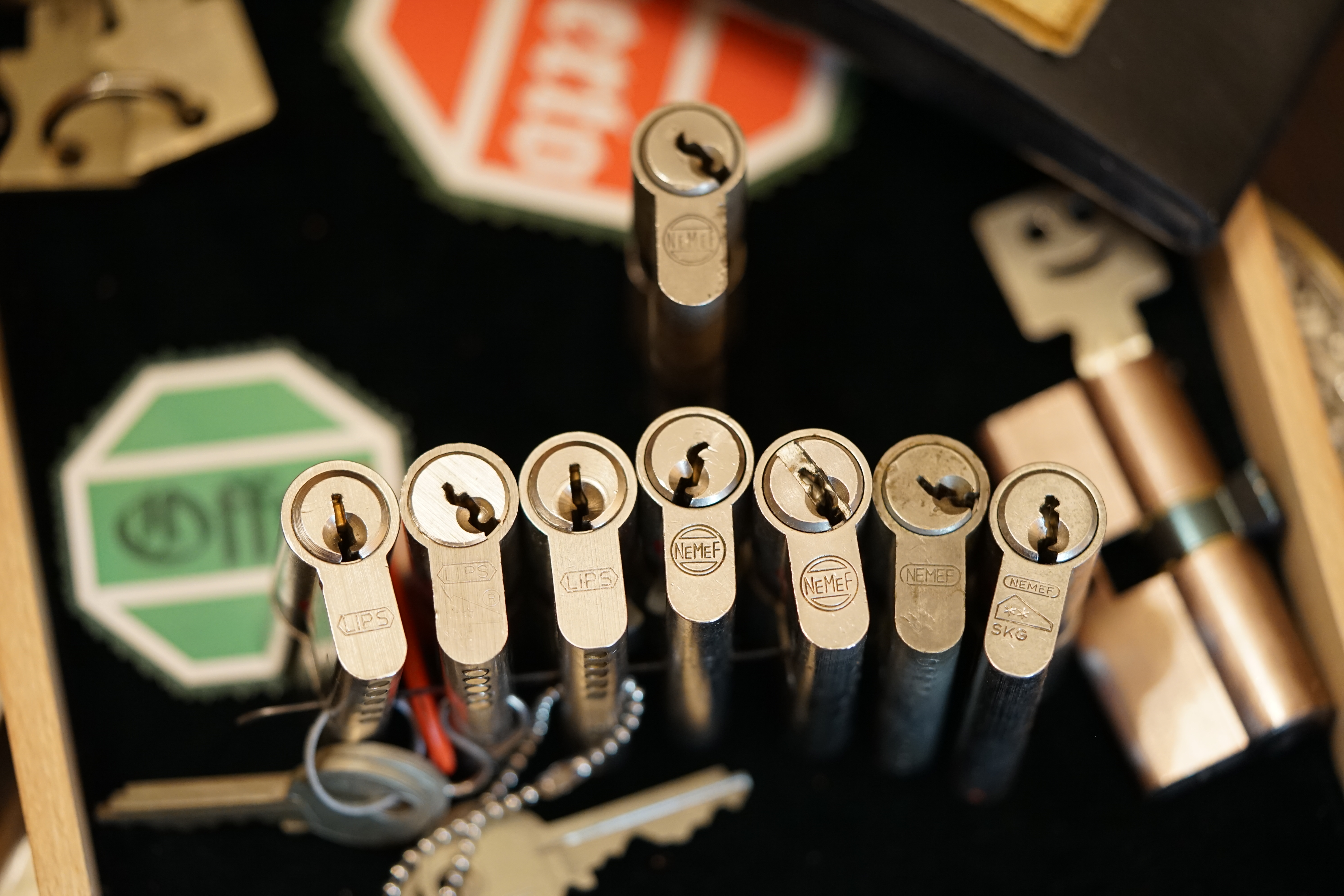 SEO F1 Rudi: ♥ 𝔄𝔯𝔱𝔥𝔲𝔯 𝔅ü𝔥𝔩, 𝔄𝔯𝔱𝔥𝔲𝔯𝔪𝔢𝔦𝔰𝔱𝔢𝔯® Arthur Andreas Bühl, Detektiv und Sympathieträger ♥, Made in Germany, Jahrgang 1961 aus Baden - Württemberg stellt seinen Leporello " Der Aufmacher " vor. Arthurmeister`s Jukebox im Hasenstübchen by YouTube, spielt Pointer Sisters: Slow Hand ! Am Tresen wird Helbing gekippt. Die Lockpicker am Stammtisch trinken nach jeder Öffnung ein Pils, manche auch Weizenbier ! Der Scholischeck nörgelt, weil er kein Padlock öffnen kann ! Ferrari Rudi brüllt: Martina die F1 Saison beginnt. Wir fliegen zum Hockenheimring ! Der Hannenberger sagt: Ich will auch mit ! Martina schreit: Minardi, wir gewinnen nie. Minardiiii, wir gewinnen niiiie. Und der Alex Young darf auch nicht mit. Can not drive ! Verschlagwortet mit Buehl, Buhl, Rotkäppchen, Zwetschgenhengst, Bühl er Zwetschge SEO für heute: Arthur Bühl, Arthurmeister® Arthur ♥ Schwäbischer Hengst, Heini, Zwetschgen Hengst, Buhl, Artur, Buehl er, Zwetschge, Made in Germany, Born 1961, Sympathieträger, Google Earth, Mittelpunkt der Welt, Pflaumen, Arkadasch, Datschi, ♥ Martinameisterin, Cartomanze, Scholischek, " HIGH NOON ! ", ♥ ♥ Vokuhila, Friseur ♥ Parole Emil !