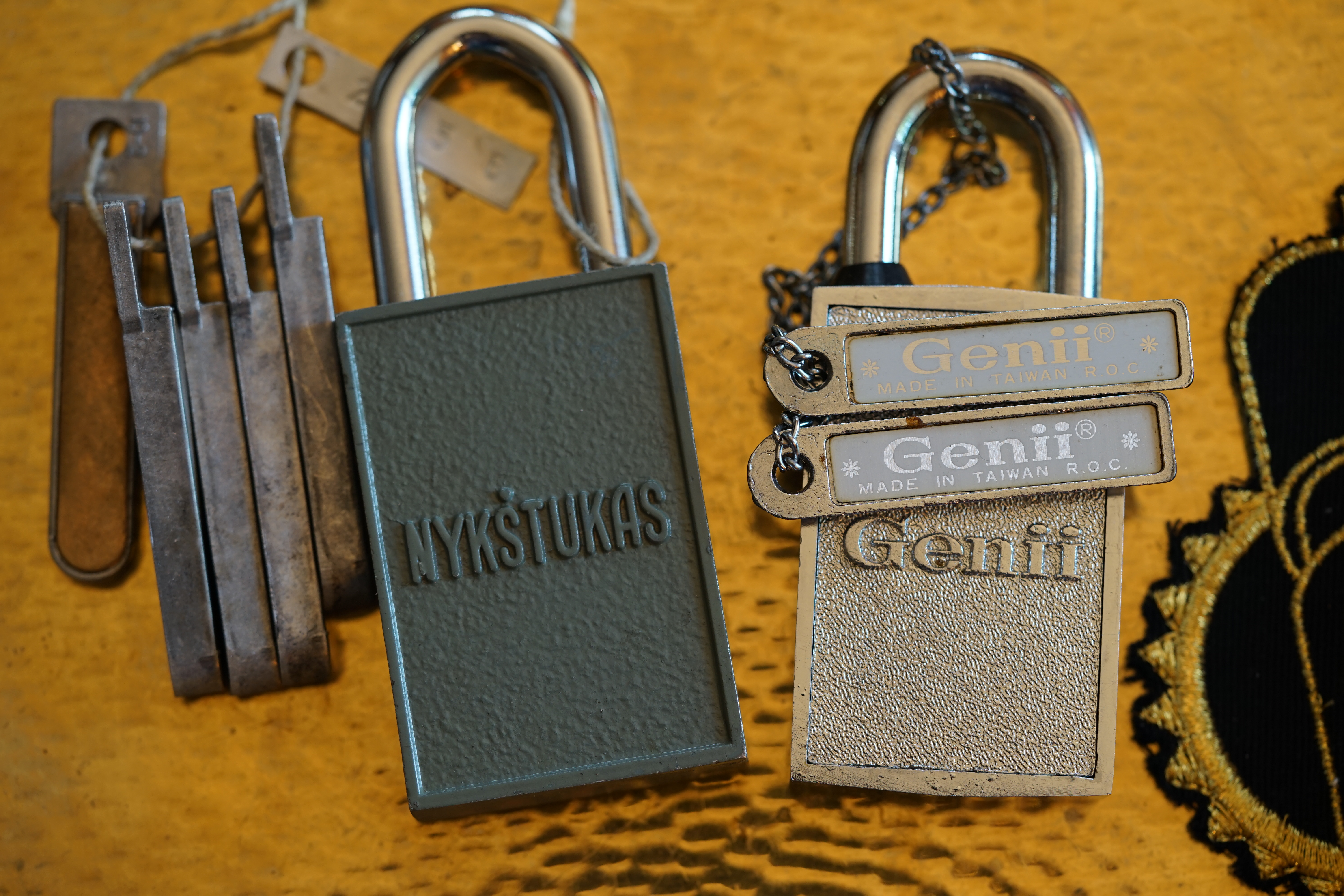 𝔄𝔯𝔱𝔥𝔲𝔯 𝔅ü𝔥𝔩, 𝔄𝔯𝔱𝔥𝔲𝔯𝔪𝔢𝔦𝔰𝔱𝔢𝔯 ® JOE ASBERRY Hey Joe " Asberry ", ruft F 1 Rudi vom Tresen, Prost und Stößchen ruft Heike III zum Stammtisch. Die Jukebox spielt in voller Lautstärke Mr. Bojangles. Arthurmeister, der Sympathieträger hat bay the way mit einem ABUS Padlock Joe`s Michael Air Jordan`s Basketball bag gesichert ! Auch der Michael Jordan mußte hier im Hasenstübchen das Basketball bouncing Verbot akzeptieren. Formel 1 Rudi schreit: Bouncing darf und kann hier nur ein Michael Schumacher. Die Cartomanze meint, ein Ralf Schumacher auch ! Prost Weizen, Stößchen, Käppchen, ASBERRY !!! Die Jukebox by Youtube spielt " Slow Hand ". Joe, du rascal belehre uns nicht schon wieder. Wir sind hier in der Rabbit Hall and smoking is good for your drunken head. Prosit, Cheer`s, Salute, Gin Gin, altüst, sante` und Viva ! Hoch die Tassen ! Am Tresen läutet die Glocke. Der Rotamint der blinkt. Drei Tage war der JOE krank, jetzt trinkt und raucht er wieder. Gott sei Dank ! Verschlagwortet mit: Arthur Bühl, Detektiv, the dutch open Lockpicking Champion ! From WIRED. ÖFFNUNG OHNE SCHLÜSSEL, Linkedin Joe Asberry, NBA, Twitter X. Basket Ball Bouncing Verbot, Arthurmeister, Raucher, Roth - Händle, Stadt Lahr - Bühl, Schwarzwald, Black Forest, Rötkäppchen you know Mr. Smitz, Sorte Schwäbischerhengst de is großfruchtig und süss wie UHU. Buhl er Zwetschge. No, only woman has Pflaumen ♥ Wappen Arthur Andreas Bühl, Flagge ! Wilhelm Busch ♥ 𝔄𝔯𝔱𝔥𝔲𝔯 𝔅ü𝔥𝔩, 𝔄𝔯𝔱𝔥𝔲𝔯𝔪𝔢𝔦𝔰𝔱𝔢𝔯 ® High Noon, elevener Clock, Hasenstübchen, HAM. In der Jukebox spielt: Pointer Sisters - Slow Hand, und der Tresen grölt, Arthurmeister with the Mastertouch. A Lover whit the Easy Touch ! Nochmals " Asberry " ! Hier herrscht Basketball Bouncing Verbot ! Wir sind hier nicht bei der NBA und du wirfst keinen Korb ! Du triffst den Korb ja nicht einmal. Am Tresen läutet die Glocke: Helbing und Stößchen ! Hey Pony ! Heike V drückt in Arthurmeister`s Jukebox: Die Affen rasen durch den Wald. Arthurmeister ruft: Parole Emil. Formula One Rudi grölt: Bouncing Verbot ! Asberry hat Bouncing Verbot ! Weizen ! Joe fragt Arthurmeister: Arthur my Friend, i need for my Basketball Friens from the NBA a instruction of Lockpicking. Arthur lacht: only wenn Michael Air Jordan und Michael Schuhmacher mitmachen. Pelle schreit vom Tresen: Schuhmacher ist ein Kannister Kopf. Pino kann ihn gerade noch daran hindern Marmor Stein und Eisen bricht zu drücken. Joe wünscht sich: Teddy Pendergrass - Turn Off the Lights… Ja Joe, es ist möglich eine solche Schulung auszurichten. Hierzu muß ich bei der Firma Amazon Lockpicking Set`s und Lockpicking Zubehör wie weitere Hook`s, Snakes, Rake`s und Tension Wrenches besorgen. Vorführmaterialien wie cut away Zylinder und Übungsschlösser habe ich parat. Ich zeige den E - Pick, und führe dir die Pick - Gun vor. 1 Schuss. Du verstehst. Prost ! Weizen, Stößchen`s, und Helbing für alle. Asberry und Bühl umarmen sich ! Sympathieträger halt ! In der Jukebox spielt: Element of Crime - Mittelpunkt der Welt… See You tomorrow, wir besprechen alles weitere wie: How to pick a Car. Verschlagwortet mit: Arthur Bühl, Arthurmeister® Arthur ♥ Schwäbischer Hengst, Buhl, Zwetschgen Heini, Arthur Bühl Wappen, Fahne, Buehl er Zwetschge, Made in Germany, Born 1961, Sympathieträger, Google Earth, Mittelpunkt der Welt, Pflaumen, Arkadasch, Datschi, ♥ Martinameisterin, Cartomanze, Scholischek, " HIGH NOON ! ", ♥ Vokuhila ♥ Parole Emil ! 𝔄𝔯𝔱𝔥𝔲𝔯 𝔅ü𝔥𝔩, 𝔄𝔯𝔱𝔥𝔲𝔯𝔪𝔢𝔦𝔰𝔱𝔢𝔯 ® Next Day: High Noon at 11 fer Clock: Joe Asberry der alte NBA Bouncer betritt das Hasenstübchen, ( HAM ) his Rabbit Hall ! In Arthurmeister`s Jukebox spielt: Nein nicht Hey Joe, sondern Aloe Blacc - I Need a Dollar ! Arthur Bühl spricht: gerade habe ich mit Mr. Smitz telefoniert. Joe: Smith ist ein Sammelbegriff wie Meier. Mr. Smitz you know, he is the CEO of the Magazin Playboy - Beverly Hills. Ja und der ist mein Freund. Den kenne ich über die BILD et. We have a Telefon call. Der Mr. Smitz hat dann den Mr. Jeff Bezon, ja du weißt schon, den vom Amazon Lieferservice angerufen. Er hat ihm erklärt daß ich mit dem NBA Bouncer Joe Asberry in Sachen Lockpicking einen Workshop machen möchte. Die Glocke läutet: Weizen, Helbing und Pony`s ! F 1 Rudi schreit am Tresen: Joe, laß dir lieber erklären wie du Scott Speed das laufen beibringst. Am Tresen wird es lauter: Minardi, Minardi, wir gewinnen nie ! Scott Speed, der Name geht im Gelächter unter. Pelle schreit: der Schuhmacher ist ein Kanister Kopf. Arthurmeister meint: let Michael pass for the Champions Chip ! Arthurmeister`s Jukebox spielt exclusive für Joe: Sammy Davis jr. - Mr. Bojangles ! Also Joe, der Smitz hat beim Bezos von Amazon angerufen, wir wollen einen Lockpicking Practical Kurs meistern. Der Bezos ist dann ins Amazon Head Quarter gefahren. Nein, nicht im Uber. F 1 Rudi schreit: Der Bezos fährt Ferrari. Scholischek meint: Maybach ! Also Joe, der schaut jetzt im Amazon Lager wie viele Lockpicking Tools und Jigglers er hat. Auch Pickset`s. Er sieht auch nach wie viele HPC, 2000 er Hook`s er hat. Lockpicker Beginner Sets von Majestic und Starter Sets von Mr. Peterson sagt er, hat er Massenweise auf Lager. Arkadasch sagt, sein Schwippschwager vom Neff Cousin und dessen Freund in Berlin - Kreuzberg könnten auch solche Pick Werkzeuge und Spanner herstellen. Die haben genug Schwarz Arbeiter. Die Sympathieträger Bühl und Asberry prosten sich genüsslich zu. Weizen ! Die Cartomanze die alte Kartenlegerin meint sie könne auch spooxe anrufen. Der Noagerlzutzler meint: Ihr Deppen, auf Berlin mußt du jahrelang warten. Heike IV ruft Stößchen ! Der Pino Frank lallt: Die Rautenfotzen bleiben für immer in der zweiten Liga. Joe ich bin mir sicher der hat auch Master bzw. Meister Lock`s. Die sind für eine Testrunde gut. Ja, die Dinger heißen Master Padlock ! OPEN ! Beer ! Nicht zu verwechseln mit Medeco ! Arthur läßt in der Jukebox im Bunny Hall TSOP spielen. The top Sound of Philladelphia ! Prost, Stößchen ! Pelle läutet auch die Glocke: Prost, Stößchen`s, Pony`s ! Dafür darf er auch für einen Heiermann: Heino - Caramba, Caracho ein Whisky drücken. Ja, Joe, aber kein Bouncing ! Der läßt die Sachen via Airforce Seattle to HAM liefern. Du weißt wie schnell Amazon liefert ! Sir Washi meint: Amazon sei so schnell wie Scott Speed. Alle lachen: Wenn er nicht wieder in die Mauer fährt ! Verschlagwortet mit: Arthur Bühl, Arthurmeister® Arthur ♥ Schwäbischer Hengst, Buhl, Zwetschgen Heini, Arthur Bühl, Wappen, FLagger, Buehl er Zwetschge, Made in Germany, Born 1961, Sympathieträger, Google Earth, Mittelpunkt der Welt, Pflaumen, Arkadasch, Datschi, ♥ Martinameisterin, Cartomanze, Scholischek, " HIGH NOON ! ", ♥ Vokuhila ♥ Parole Emil ! ! 𝔄𝔯𝔱𝔥𝔲𝔯 𝔅ü𝔥𝔩, 𝔄𝔯𝔱𝔥𝔲𝔯𝔪𝔢𝔦𝔰𝔱𝔢𝔯 ® 11.30 High Noon im Hasenstübchen. Der Hannenberger hat die Frikadellen fertig. Senf kommt aus dem Glas. In Arthurmeister`s Jukebox spielt: Santana - Fleur da Luna. Am Stammtisch diskutieren Bühl und Asberry über Lockpicking und Präsentationen: Arthurmeister erhält einen Anruf über die 007. OH, Mr. Smitz, nice to hear you from Beverly Hill`s. OH, What ! The Airplane from Jeff Bezos, Amazon is on HAM landed ! YES, Mr. Smitz, nice to hear this Song. Slowly Arthurmeister: There is a little Problem with the Custom. Mr. Smitz ! this is not really a Problem. HAM is four Minutes from the Hasenstübchen away. I will send Taxi - Dieter. He knows there a Hintereingang, a Backdoor, you know ! I call you back. Yes, yes, Außer Regen nicht viel gewesen. Greetings to Mr. Bezos. Tell him thank you for the Support. From Stammtisch too. Arthurmeister`s Jukebox spielt: Rucki - Zucki ! Die Frikadellen vom Hannenberger schmecken jetzt auch ohne Senf. Prost, Stößchen, Weizen, Helbing und für den Noagerlzutzler ein frisches vom Faß. Die Jukebox spielt: Die Five Tops - Warte auf das Glück ! 2 Stößchen später kommt Taxi Dieter zurück in den Bunny Hall ! Oh, OH, der Zoll, eH ! Als die mich gesehen haben war der Fisch geschuppt. Die haben mir beim Einladen geholfen. 5 Pakete a`50 Kilo ! Eine viertel Tonne. Ich durfte auch den Zoll zum Lockpicking Event einladen. Tragen helfen !! Stößchen, Pony, nö, heute Käppchen ! Die Jukebox spielt: Element of Crime - Am Ende denk ich immer nur an dich ! Mr. Smitz ! you are the best ! Greetings to all Smith in the USA. Yes, Yes, Mr. Smitz, Yes. I make greetings to Friede Springer from the BILD et; Ronzheimer too. Yes, Yes, und greetings for Mrs. Quandt. If Bezos will, i can show him on the Lockpicking Demonstration how easy he can pick a BMW whit a Key Blank. Yes, Yes, Mr. Smitz ! 3 Seconds ! OFFEN, OPEN, APERTO ! schreit Giovanni und will Chianti. Bei Fiat und Ferrari Modellen ist es so ähnlich. Bei manchen brauchst du aber ein polito, ja, Nagelfeile. Prost Chianti. Yes Mr. Smitz, die Ring bell`s, Hells Bells, die Glocke klingelt, you know ! We call in time. F 1 Rudi schreit: Hülkenberg ! Giovanni schreit: Giacomo Agostini ! Joe schreit: Scott Speed ! Arthurmeister`s Jukebox spielt: The Pointer Sisters - SLOW HAND, Arthurmeister the lover with the Mastertouch ! Arkadasch bekommt von Bühl Raki ericli Plum, Sorte Schwäbischer Hengst ! Prost Zwetschgenkönigin ! In der Vitrine von Arthur Andreas Bühl, Arthurmeister sind Schlösser, Padlocks, von ABUS, Master, BKS, CES, DOM, EVVA, Assa Abloy, Z Ikon, Kaba, Keso, ASSA, Winkhaus, Wilka, Trelock, Schmelting, Bode Panzer, Ancor Las, Drumm Geminy, Xylock, SEA, Medeco, Mul-T-Lock, Cut away, ABUS Granit, Pfaffenhain, E*S, ESS, Nemef, BAB, Babelsberg, Stasi, Diskus, WMF, Tesa, Vachette, Cisa, Wally, Rielda, Mottura, Viro, FAI, GeGe, Fichet, Bode Panzer, Tresor, Bramah, Protector, Braun`s Patent, Walomatus, Arolds, Combination Lock, Yale, Master, American Lock, Tubular, China, Indien, Aligarh, Nepal, Thailand, Zahlenschlösser, Himmelsschlüssel und noch vieles mehr, vorhanden. Alle Schliesszylinder sind Übungsmaterial für das Lockpicking. Schlagschlüssel sind auch dabei. Das Trabbi Tool, Stasi, natürlich auch. Das Wappen Arthur Andreas Bühl ist angebracht ! Die Flagge weht im Hasenstübchen. KI Satz zum Einfügen: Notiz: Alle SEO Texte wurden mittels einer ♥ KI ( Künstliche Intelligenz ) der Firma Doublebrain ®, ( ges. gesch. DPMA, Berlin, Reg.-Nr. 302022224017 ) ( Die E - Mail lautet: Doppelhirn@Doublebrain.de ) ( KI-Worldwide.de ) und doppeltem Helbing aus dem Leporello: " Arthurmeister Bühl und Bouncing Joe Asberry im Hasenstübchen ", generiert. Die Jukebox spielt: Loredana Bertè - E la luna bussò. Der Reggae Auftakt ! ♥ 𝔄𝔯𝔱𝔥𝔲𝔯 𝔅ü𝔥𝔩, 𝔄𝔯𝔱𝔥𝔲𝔯𝔪𝔢𝔦𝔰𝔱𝔢𝔯® In der Vitrine von Arthur Andreas Bühl, Arthurmeister sind Schlösser, Padlocks, von ABUS, BKS, CES, DOM, EVVA, Assa Abloy, Z Ikon, Kaba, Keso, ASSA, Winkhaus, Wilka, Trelock, Schmelting, Bode Panzer, Ancor Las, Drumm Geminy, Xylock, SEA, Medeco, Mul-T-Lock, Cut away, ABUS Granit, Pfaffenhain, E*S, ESS, Nemef, BAB, Babelsberg, Stasi, Diskus, WMF, Tesa, Vachette, Cisa, Wally, Rielda, Mottura, Viro, FAI, GeGe, Fichet, Bode Panzer, Tresor, Bramah, Protector, Braun`s Patent, Walomatus, Arolds, Combination Lock, Yale, Master, American Lock, Tubular, China, Indien, Aligarh, Nepal, Thailand, Zahlenschlösser, Himmelsschlüssel und noch vieles mehr, vorhanden. Alle Schliesszylinder sind Übungsmaterial für das Lockpicking. Schlagschlüssel sind auch dabei. Das Trabbi Tool, Stasi, natürlich auch. Verschlagwortet mit Buehl, Buhl, Rotkäppchen, Zwetschgenhengst, Zwetschge