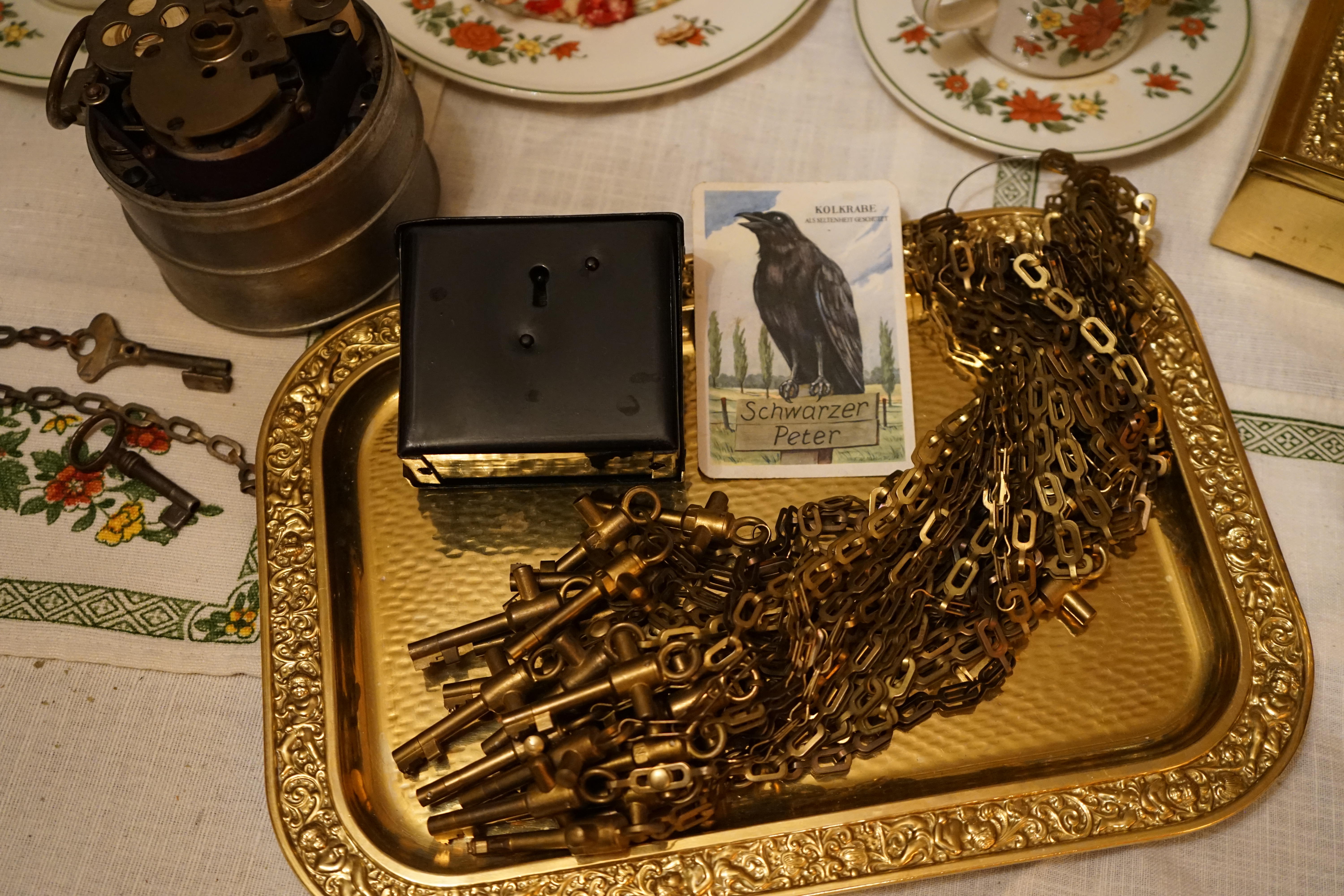 Arthur Bühl, Arthurmeister ®,Lockpickerherz ® Schlossherz ®, Pornomeister ®, neuer SEO Text für 2025 12.00 Mittags im Hasenstübchen. Basketball Bouncing Joe Asberry schreit: Prost ! Die Glocke kingelt ! In Arthurmeister`s Jukebox im Hasenstübchen spielt: Slow Hand von den Pointer Sisters. Ferrari Rudi sitzt am Tresen. Anstatt Helbing trinkt er heute Underberg. Pelle und Heike I machen Stößchen. Justamente klingelt das Telefonino. Der Hannenberger lacht zu Bouncing Joe Asberry: Ich wette mit Dir: Da ruft unser Freund Mr. Smitz vom Playboy an. Arthurmeister geh endlich ran. Die Glocke klingelt. Yes Mr. Smitz, yes, yes Mr. Smitz. Yes great, you know. Yes, yes we have a Party. Yes, yes. Ja: Angela Merkel, die kennen wir. You know: " Bundeskanzlerin ". Giovanni ruft: Bella Donna: Signora Merkel is the CEO of the world. Yes, Yes Mr. Smitz, i will look about her Memoiren. Oh Mr. Smitz ? Her Biographie with her Signature ? OH, Mr. Smitz mit Widmung ? Das wird nicht einfach ! no easy, you know ! Da muß die Glocke aber ein ganzes Wochenende läuten. Prost. Helbing. Yes Mr. Smitz, hands on the heard, you know, difficult ! Arkadasch !!! Smitz U.S.A. braucht die Memoiren von Angela Merkel signiert mit dem Text: Für Mr. Smitz from the Playboy ! Also pass auf: Dein Schwippschwager ist doch Aufsteller bei der Messe. Ja, Buchmesse. Dort hält die Merkel eine Autogrammstunde. Der soll sich dort anstellen mit seinen Kumpani. Ja, der Smitz läßt hier die Glocke läuten. Das gesamte Wochenende. Hannenberger gibt das Passwort: Freibier, Freibier ! Die Glocke läutet jetzt: Helbing ! In Arthurmeister`s Jukebox spielt: The Tramps - Disco Inferno - Orginal Longversion Tony Mendes ! Basketball Bouncing Joe swingt mit dem Kopf mit. Jetzt meint Arkadasch: Oh meine Kumpani trauen sich nicht zu Dr. Angela Merkel. Die haben Angst vor Ihr. Kein Autogramm heißt kein Freibier. Droschkendieter !! Du fährst jetzt zur Buchhandlung, holst drei Biographien von der ollen Merkel, fährst weiter zum Kujau ! Ja, der hat dem Heinemann vom Stern, Hamburg, gefälschte Tagebücher verkauft. Der soll dir in ein Exemplar die Unterschrift der Merkel und die Widmung reinmalen. Sag ihm viele Grüße vom Arthurmeister und Parole Freibier, Freibier ! Dann malt der es dir sofort. Der kann das freudigst. Und sag ihm, das sei für Smitz, Amerika. Aber diesmal soll er keine rosa Tinte verwenden. Dann kommst du wieder her und wir alle unterschreiben das zweite, dann fährst du geschwind rüber nach Fuhlsbüttel, drängelst dich am Luftfrachtschalter vor, läßt die Bücher verpacken und paßt auch auf, das die auch tatsächlich im nächsten Flieger in die U.S.A. reisen. Dann hat er die Bücher, quasi wenn der Flieger landet. Sag denen: Parole: Freibier, Freibier ! Arthur und wozu das dritte Buch ? Du Depp, wenn beim unterschreiben vom zweiten Buch einer draufkotzt oder ein Brandloch reinmacht dann haben wir Ersatz ! Und diesen legen wir dann hinter den Tresen ins Regal und tuen so als hätten wir es gelesen. Es reicht das wir Frau Bundeskanzlerin mit guten, besoffenen, nicht ausgeklügelten, dummen, peinlichen Ratschlägen beraten haben ! Punkt. In Arthurmeister´s Jukebox spielt: Lady von Kenny Rogers. Sir Waschi hat gleich CHARLIE RICH - The most Beautifull Girl in The World, gedrückt. Die Stimmung ist gut. In der Jukebox spielt mittlerweile Aloe Blanc - I need a Dollar. Die Stimmung ist fantastisch ! Jetzt steigert sich die Stimmnung noch als der Nachläufer Roberto Blanco - Caramba, Caracho ein Whiskey, Carambo Caracho ein Gin, verflucht Sacrcameto Dolores und alles ist wieder hin ! In Rio de Janeiro… drückt. Der Noagerlzutzler drückt Roberto Blanco - Der Puppenspieler von Mexico und räumt Gläser ab. Hannenberger reicht schon einmal den Himmelsschlüssel ! Schwerti fragt: Mastertouch und wenn der Dir auf die Schliche kommt ? Du Depp, was glaubst du wenn der erfährt, daß er einen orginalen Kujau, dem Tagebuchfälscher hat, dann läuft der durch Beverly Hills und gibt damit bei jedem an, als sei er The Greatest. Und Du weißt: Die Schriftsachverständigen vom Stern oder von der Bild et und der Heinemann brauchten Monate bis sie diesen Betrug mit dem Verkauf der Tagebücher erkannt haben. In Arthurmeister`s Jukebox spielt: Calvin Harris & Sam Smith: Promises ! und es wird mitgesungen. Das Droschkendieter dann doch nur beim Papierfuzzy im Copy Shop neben an war ? weil der Kujau besoffen war ? Quatsch, kalter Kaffee, der Smitz verhöckert das Buch an Rockefeller. Was glaubst du, warum die Parole Freibier Freibier lautet ? Wir sind hier nicht bei der Wohlfahrt. Ferrari Rudi macht Ralala: Sonntag ist Formel I in Indianapolis. Denkt dran: High Noon ist dann morgens 07.00 Uhr. Die Glocke läutet ununterbrochen. Freibier, Freibier, Freibier, Parole Freibier. Let Michael pass for the Championship ! Das gesamte Hasenstübchen tanzt und platzt aus allen Nähten. In der Jukebox spielt James Last und Orchester: T.S.O.P The Top Sound of Philadelphia ! Prost, Prosit und Stößchen ! Der Hannenberger sieht zufrieden aus. Taged with: Bühler Zwetschge, Bühl Wappen, Zwetschgenhengst, Zwetschgenfest, Meister, Arthur Andreas Bühl, Privatdetektiv. Arthurmeister007@gmail.com